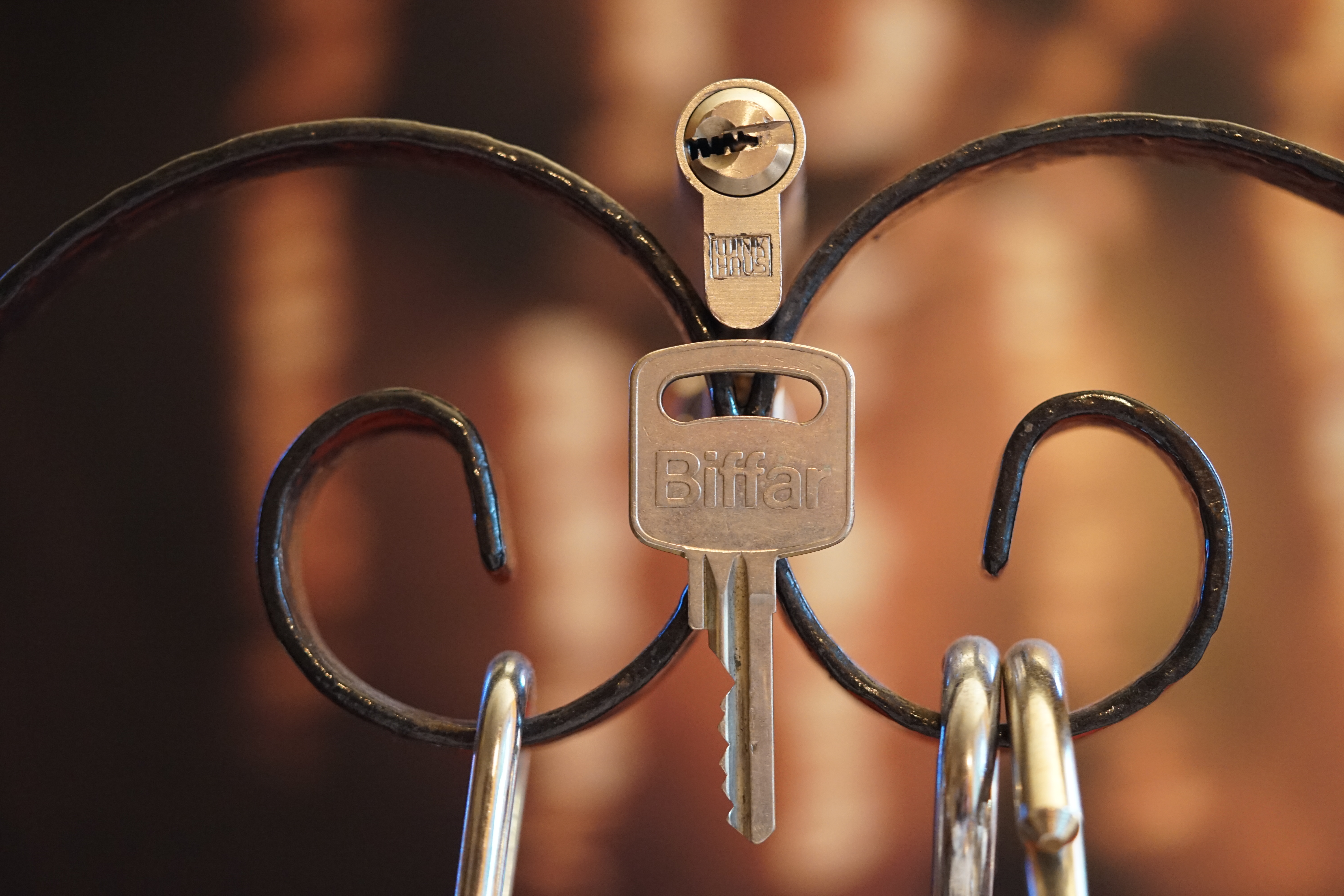 𝔄𝔯𝔱𝔥𝔲𝔯 𝔅ü𝔥𝔩, 𝔄𝔯𝔱𝔥𝔲𝔯𝔪𝔢𝔦𝔰𝔱𝔢𝔯 ® JOE ASBERRY Hey Joe " Asberry ", ruft F 1 Rudi vom Tresen, Prost und Stößchen ruft Heike III zum Stammtisch. Die Jukebox spielt in voller Lautstärke Mr. Bojangles. Arthurmeister, der Sympathieträger hat bay the way mit einem ABUS Padlock Joe`s Michael Air Jordan`s Basketball bag gesichert ! Auch der Michael Jordan mußte hier im Hasenstübchen das Basketball bouncing Verbot akzeptieren. Formel 1 Rudi schreit: Bouncing darf und kann hier nur ein Michael Schumacher. Die Cartomanze meint, ein Ralf Schumacher auch ! Prost Weizen, Stößchen, Käppchen, ASBERRY !!! Die Jukebox by Youtube spielt " Slow Hand ". Joe, du rascal belehre uns nicht schon wieder. Wir sind hier in der Rabbit Hall and smoking is good for your drunken head. Prosit, Cheer`s, Salute, Gin Gin, altüst, sante` und Viva ! Hoch die Tassen ! Am Tresen läutet die Glocke. Der Rotamint der blinkt. Drei Tage war der JOE krank, jetzt trinkt und raucht er wieder. Gott sei Dank ! Verschlagwortet mit: Arthur Bühl, Detektiv, the dutch open Lockpicking Champion ! From WIRED. ÖFFNUNG OHNE SCHLÜSSEL, Linkedin Joe Asberry, NBA, Twitter X. Basket Ball Bouncing Verbot, Arthurmeister, Raucher, Roth - Händle, Stadt Lahr - Bühl, Schwarzwald, Black Forest, Rötkäppchen you know Mr. Smitz, Sorte Schwäbischerhengst de is großfruchtig und süss wie UHU. Buhl er Zwetschge. No, only woman has Pflaumen ♥ Wappen Arthur Andreas Bühl, Flagge ! Wilhelm Busch ♥ 𝔄𝔯𝔱𝔥𝔲𝔯 𝔅ü𝔥𝔩, 𝔄𝔯𝔱𝔥𝔲𝔯𝔪𝔢𝔦𝔰𝔱𝔢𝔯 ® High Noon, elevener Clock, Hasenstübchen, HAM. In der Jukebox spielt: Pointer Sisters - Slow Hand, und der Tresen grölt, Arthurmeister with the Mastertouch. A Lover whit the Easy Touch ! Nochmals " Asberry " ! Hier herrscht Basketball Bouncing Verbot ! Wir sind hier nicht bei der NBA und du wirfst keinen Korb ! Du triffst den Korb ja nicht einmal. Am Tresen läutet die Glocke: Helbing und Stößchen ! Hey Pony ! Heike V drückt in Arthurmeister`s Jukebox: Die Affen rasen durch den Wald. Arthurmeister ruft: Parole Emil. Formula One Rudi grölt: Bouncing Verbot ! Asberry hat Bouncing Verbot ! Weizen ! Joe fragt Arthurmeister: Arthur my Friend, i need for my Basketball Friens from the NBA a instruction of Lockpicking. Arthur lacht: only wenn Michael Air Jordan und Michael Schuhmacher mitmachen. Pelle schreit vom Tresen: Schuhmacher ist ein Kannister Kopf. Pino kann ihn gerade noch daran hindern Marmor Stein und Eisen bricht zu drücken. Joe wünscht sich: Teddy Pendergrass - Turn Off the Lights… Ja Joe, es ist möglich eine solche Schulung auszurichten. Hierzu muß ich bei der Firma Amazon Lockpicking Set`s und Lockpicking Zubehör wie weitere Hook`s, Snakes, Rake`s und Tension Wrenches besorgen. Vorführmaterialien wie cut away Zylinder und Übungsschlösser habe ich parat. Ich zeige den E - Pick, und führe dir die Pick - Gun vor. 1 Schuss. Du verstehst. Prost ! Weizen, Stößchen`s, und Helbing für alle. Asberry und Bühl umarmen sich ! Sympathieträger halt ! In der Jukebox spielt: Element of Crime - Mittelpunkt der Welt… See You tomorrow, wir besprechen alles weitere wie: How to pick a Car. Verschlagwortet mit: Arthur Bühl, Arthurmeister® Arthur ♥ Schwäbischer Hengst, Buhl, Zwetschgen Heini, Arthur Bühl Wappen, Fahne, Buehl er Zwetschge, Made in Germany, Born 1961, Sympathieträger, Google Earth, Mittelpunkt der Welt, Pflaumen, Arkadasch, Datschi, ♥ Martinameisterin, Cartomanze, Scholischek, " HIGH NOON ! ", ♥ Vokuhila ♥ Parole Emil ! 𝔄𝔯𝔱𝔥𝔲𝔯 𝔅ü𝔥𝔩, 𝔄𝔯𝔱𝔥𝔲𝔯𝔪𝔢𝔦𝔰𝔱𝔢𝔯 ® Next Day: High Noon at 11 fer Clock: Joe Asberry der alte NBA Bouncer betritt das Hasenstübchen, ( HAM ) his Rabbit Hall ! In Arthurmeister`s Jukebox spielt: Nein nicht Hey Joe, sondern Aloe Blacc - I Need a Dollar ! Arthur Bühl spricht: gerade habe ich mit Mr. Smitz telefoniert. Joe: Smith ist ein Sammelbegriff wie Meier. Mr. Smitz you know, he is the CEO of the Magazin Playboy - Beverly Hills. Ja und der ist mein Freund. Den kenne ich über die BILD et. We have a Telefon call. Der Mr. Smitz hat dann den Mr. Jeff Bezon, ja du weißt schon, den vom Amazon Lieferservice angerufen. Er hat ihm erklärt daß ich mit dem NBA Bouncer Joe Asberry in Sachen Lockpicking einen Workshop machen möchte. Die Glocke läutet: Weizen, Helbing und Pony`s ! F 1 Rudi schreit am Tresen: Joe, laß dir lieber erklären wie du Scott Speed das laufen beibringst. Am Tresen wird es lauter: Minardi, Minardi, wir gewinnen nie ! Scott Speed, der Name geht im Gelächter unter. Pelle schreit: der Schuhmacher ist ein Kanister Kopf. Arthurmeister meint: let Michael pass for the Champions Chip ! Arthurmeister`s Jukebox spielt exclusive für Joe: Sammy Davis jr. - Mr. Bojangles ! Also Joe, der Smitz hat beim Bezos von Amazon angerufen, wir wollen einen Lockpicking Practical Kurs meistern. Der Bezos ist dann ins Amazon Head Quarter gefahren. Nein, nicht im Uber. F 1 Rudi schreit: Der Bezos fährt Ferrari. Scholischek meint: Maybach ! Also Joe, der schaut jetzt im Amazon Lager wie viele Lockpicking Tools und Jigglers er hat. Auch Pickset`s. Er sieht auch nach wie viele HPC, 2000 er Hook`s er hat. Lockpicker Beginner Sets von Majestic und Starter Sets von Mr. Peterson sagt er, hat er Massenweise auf Lager. Arkadasch sagt, sein Schwippschwager vom Neff Cousin und dessen Freund in Berlin - Kreuzberg könnten auch solche Pick Werkzeuge und Spanner herstellen. Die haben genug Schwarz Arbeiter. Die Sympathieträger Bühl und Asberry prosten sich genüsslich zu. Weizen ! Die Cartomanze die alte Kartenlegerin meint sie könne auch spooxe anrufen. Der Noagerlzutzler meint: Ihr Deppen, auf Berlin mußt du jahrelang warten. Heike IV ruft Stößchen ! Der Pino Frank lallt: Die Rautenfotzen bleiben für immer in der zweiten Liga. Joe ich bin mir sicher der hat auch Master bzw. Meister Lock`s. Die sind für eine Testrunde gut. Ja, die Dinger heißen Master Padlock ! OPEN ! Beer ! Nicht zu verwechseln mit Medeco ! Arthur läßt in der Jukebox im Bunny Hall TSOP spielen. The top Sound of Philladelphia ! Prost, Stößchen ! Pelle läutet auch die Glocke: Prost, Stößchen`s, Pony`s ! Dafür darf er auch für einen Heiermann: Heino - Caramba, Caracho ein Whisky drücken. Ja, Joe, aber kein Bouncing ! Der läßt die Sachen via Airforce Seattle to HAM liefern. Du weißt wie schnell Amazon liefert ! Sir Washi meint: Amazon sei so schnell wie Scott Speed. Alle lachen: Wenn er nicht wieder in die Mauer fährt ! Verschlagwortet mit: Arthur Bühl, Arthurmeister® Arthur ♥ Schwäbischer Hengst, Buhl, Zwetschgen Heini, Arthur Bühl, Wappen, FLagger, Buehl er Zwetschge, Made in Germany, Born 1961, Sympathieträger, Google Earth, Mittelpunkt der Welt, Pflaumen, Arkadasch, Datschi, ♥ Martinameisterin, Cartomanze, Scholischek, " HIGH NOON ! ", ♥ Vokuhila ♥ Parole Emil ! ! 𝔄𝔯𝔱𝔥𝔲𝔯 𝔅ü𝔥𝔩, 𝔄𝔯𝔱𝔥𝔲𝔯𝔪𝔢𝔦𝔰𝔱𝔢𝔯 ® 11.30 High Noon im Hasenstübchen. Der Hannenberger hat die Frikadellen fertig. Senf kommt aus dem Glas. In Arthurmeister`s Jukebox spielt: Santana - Fleur da Luna. Am Stammtisch diskutieren Bühl und Asberry über Lockpicking und Präsentationen: Arthurmeister erhält einen Anruf über die 007. OH, Mr. Smitz, nice to hear you from Beverly Hill`s. OH, What ! The Airplane from Jeff Bezos, Amazon is on HAM landed ! YES, Mr. Smitz, nice to hear this Song. Slowly Arthurmeister: There is a little Problem with the Custom. Mr. Smitz ! this is not really a Problem. HAM is four Minutes from the Hasenstübchen away. I will send Taxi - Dieter. He knows there a Hintereingang, a Backdoor, you know ! I call you back. Yes, yes, Außer Regen nicht viel gewesen. Greetings to Mr. Bezos. Tell him thank you for the Support. From Stammtisch too. Arthurmeister`s Jukebox spielt: Rucki - Zucki ! Die Frikadellen vom Hannenberger schmecken jetzt auch ohne Senf. Prost, Stößchen, Weizen, Helbing und für den Noagerlzutzler ein frisches vom Faß. Die Jukebox spielt: Die Five Tops - Warte auf das Glück ! 2 Stößchen später kommt Taxi Dieter zurück in den Bunny Hall ! Oh, OH, der Zoll, eH ! Als die mich gesehen haben war der Fisch geschuppt. Die haben mir beim Einladen geholfen. 5 Pakete a`50 Kilo ! Eine viertel Tonne. Ich durfte auch den Zoll zum Lockpicking Event einladen. Tragen helfen !! Stößchen, Pony, nö, heute Käppchen ! Die Jukebox spielt: Element of Crime - Am Ende denk ich immer nur an dich ! Mr. Smitz ! you are the best ! Greetings to all Smith in the USA. Yes, Yes, Mr. Smitz, Yes. I make greetings to Friede Springer from the BILD et; Ronzheimer too. Yes, Yes, und greetings for Mrs. Quandt. If Bezos will, i can show him on the Lockpicking Demonstration how easy he can pick a BMW whit a Key Blank. Yes, Yes, Mr. Smitz ! 3 Seconds ! OFFEN, OPEN, APERTO ! schreit Giovanni und will Chianti. Bei Fiat und Ferrari Modellen ist es so ähnlich. Bei manchen brauchst du aber ein polito, ja, Nagelfeile. Prost Chianti. Yes Mr. Smitz, die Ring bell`s, Hells Bells, die Glocke klingelt, you know ! We call in time. F 1 Rudi schreit: Hülkenberg ! Giovanni schreit: Giacomo Agostini ! Joe schreit: Scott Speed ! Arthurmeister`s Jukebox spielt: The Pointer Sisters - SLOW HAND, Arthurmeister the lover with the Mastertouch ! Arkadasch bekommt von Bühl Raki ericli Plum, Sorte Schwäbischer Hengst ! Prost Zwetschgenkönigin ! In der Vitrine von Arthur Andreas Bühl, Arthurmeister sind Schlösser, Padlocks, von ABUS, Master, BKS, CES, DOM, EVVA, Assa Abloy, Z Ikon, Kaba, Keso, ASSA, Winkhaus, Wilka, Trelock, Schmelting, Bode Panzer, Ancor Las, Drumm Geminy, Xylock, SEA, Medeco, Mul-T-Lock, Cut away, ABUS Granit, Pfaffenhain, E*S, ESS, Nemef, BAB, Babelsberg, Stasi, Diskus, WMF, Tesa, Vachette, Cisa, Wally, Rielda, Mottura, Viro, FAI, GeGe, Fichet, Bode Panzer, Tresor, Bramah, Protector, Braun`s Patent, Walomatus, Arolds, Combination Lock, Yale, Master, American Lock, Tubular, China, Indien, Aligarh, Nepal, Thailand, Zahlenschlösser, Himmelsschlüssel und noch vieles mehr, vorhanden. Alle Schliesszylinder sind Übungsmaterial für das Lockpicking. Schlagschlüssel sind auch dabei. Das Trabbi Tool, Stasi, natürlich auch. Das Wappen Arthur Andreas Bühl ist angebracht ! Die Flagge weht im Hasenstübchen. KI Satz zum Einfügen: Notiz: Alle SEO Texte wurden mittels einer ♥ KI ( Künstliche Intelligenz ) der Firma Doublebrain ®, ( ges. gesch. DPMA, Berlin, Reg.-Nr. 302022224017 ) ( Die E - Mail lautet: Doppelhirn@Doublebrain.de ) und doppeltem Helbing aus dem Leporello: " Arthurmeister Bühl und Bouncing Joe Asberry im Hasenstübchen ", generiert. Die Jukebox spielt: Loredana Bertè - E la luna bussò. Der Reggae Auftakt ! ♥ 𝔄𝔯𝔱𝔥𝔲𝔯 𝔅ü𝔥𝔩, 𝔄𝔯𝔱𝔥𝔲𝔯𝔪𝔢𝔦𝔰𝔱𝔢𝔯® In der Vitrine von Arthur Andreas Bühl, Arthurmeister sind Schlösser, Padlocks, von ABUS, BKS, CES, DOM, EVVA, Assa Abloy, Z Ikon, Kaba, Keso, ASSA, Winkhaus, Wilka, Trelock, Schmelting, Bode Panzer, Ancor Las, Drumm Geminy, Xylock, SEA, Medeco, Mul-T-Lock, Cut away, ABUS Granit, Pfaffenhain, E*S, ESS, Nemef, BAB, Babelsberg, Stasi, Diskus, WMF, Tesa, Vachette, Cisa, Wally, Rielda, Mottura, Viro, FAI, GeGe, Fichet, Bode Panzer, Tresor, Bramah, Protector, Braun`s Patent, Walomatus, Arolds, Combination Lock, Yale, Master, American Lock, Tubular, China, Indien, Aligarh, Nepal, Thailand, Zahlenschlösser, Himmelsschlüssel und noch vieles mehr, vorhanden. Alle Schliesszylinder sind Übungsmaterial für das Lockpicking. Schlagschlüssel sind auch dabei. Das Trabbi Tool, Stasi, natürlich auch. Verschlagwortet mit Buehl, Buhl, Rotkäppchen, Zwetschgenhengst, Zwetschge Für das Jahr 2025 wurde der SEO von der Firma chatgpt und von einer KI ergänzt: Arthur Andreas Bühl, ist ein Babyboomer ! und ein Sympathietraeger ! Slow Hand ! mit dem Mastertouch ! Locksport: The strange things that happen at a lock-picking convention by Tom Vanderbilt, Deviant Olliam, Slate, picking, Hackers Planet, Earth, Event, Flickr, Foto, Ina Müller, Arthur Meister, Lockpicking, ssdev, Photo, Slide Player, The Joy Lock Club, Schuyler Towne, by Pagan Kennedy, Arthur Bühl, called Arthurmeister, can pick a Lock faster than you, David Olliam, Slate, Tool, Toool, the open organisation of Lockpickers, Wired, Jan Freitag, TAZ, FAZ, BILD, WELT, BUDEG, BDD, Linkedin, Pornomeister SARL, X, Twitter, Security of Locks, Linkedin Arthur Bühl, Zwetschgenstadt Bühl, Wappen Bühl, Fahne Bühl, Facebook, Bühl, Arthurmeister, Pornomeister SARL, Lockpicking Experte. Tagged with: Dorma Kaba, Europa Park Rust, Zwetschgenhengst, NBA, Bouncing Joe Asberry, Everybody Wiki, Schwäbischer Henst, Pflaume, Zwetschge, Doublebrain, Mandy August, Rallye, cross, Datenschutz. Zitat: Arthurmeister " offen ist gut, schneller offen ist besser ! " Pankhofer, Schloss und Schlüssel, Arthur Bühl, Wappen Bühl, legal 1001, Radio Eriwan, In Arthurmeisters Jukebox im Hasenstuebchen, You Tube, ( HAM ), sind Schallplatten von Slow Hand, Pointer Sisters, Engelbert, Joy Flemming, Ina Müller, Dörp Reggae, Reinhard Fendrich, Sammy Davis jr., Bee Gees, Hans Söllner, Element of crime, Empire of sun - we are the people, Katja Ebstein - Es war einmal ein Jäger, Udo Jürgen - Das Lied das nie zu Ende geht, Vicky Leandros - Ich liebe das Leben, Die Five Tops - Warte auf das Glück, Marianne Rosenberg - Er gehört zu mir, Hildegard Knef - Für mich soll`s rote Rosen regnen, Connie Francis - schöner fremder Mann, Heino - Caramba, Karacho, ein Whisky, Drafi Deutscher - Mamor Stein und Eisen bricht, Kraftwerk - Das Modell, Ernst Neger - Rucki - Zucki, Wolle Kriwanek - I fahr Daimler, Reinhard Fendrich - Strada del sole, Zupfgeigenhansel - Bella Ciao, Joy Flemming, Half breed, Haindling - Du Depp, Nina Hagen - Africa Reggae, Schwoisfuß - Bin i selber Rastamann, Jan Delay - Irgendwie, irgendwo, irgendwann, Grachmusikoff - Oiner isch emmer dr Arsch, Wolfgang Ambros - Du schwarzer Afgahne, UB 40, The Manhattans - Kiss and say Goodbye, Three Degrees - Dirty old Man, Babara Streisand - Woman in Love, George Michel - One more try, Candy Dulfer, Deep Purple - Child in Time, Moody Blues - Nights in white Satin, Eagles - Hotel California, Dire Straits - Sultan of Swing, Pink Floyd, Sade - Smooth Operator, Toto - L`italiano, Peddy Pendergrass, Tom Jones, Eddie Holman - Hey there lonly girl, Chicago - If you leave me now, Kalvin Harris - Promises, Fugees, Engelbert - How I Love You, Gloria Gayner can`t take my Eys off you, Olivia Newton John, Ricky Shane - Mammy blue, Los Bravos, Kenny Rogers, Albano und Romia Power, Totzi - Ti amo, Tina Turner und Eros Rammazotti, Abba - Hasta Manana, Roger Whittacker - Abschied ist ein scharfes Schwert, Toto - Hold the line, Love Story mit Andy Williams, Grace Jones, Diana Ross und Julius Iglesias - All of You, Christopher Cross, Roberta Flack & Peabo Bryson, George Benson, Aloe Blacc - I need a Dollar, Simply Red - if you don`t know me by now, Luther Vandross und sehr viele mehr. Es erscheint auch bald die B - Seite von Arthurmeister`s Jukebox ( HAM ) Fuhlsbüttel, Hasenstuebchen, Playboy, Bunny Hall, Los Angeles, Beverly Hills, TSOP The Sound of Philiadelpia, Golden Gate Brigde, und noch so vieles mehr. Seattle Times says: He has got good hands, but how`s his vertikal. Arthur Bühl, a private detective from Germany deflated an all-star field of lockpickers in the world. Pressebox: Kaba Day im Europa Park mit Arthur A. Bühl, Detektiv. ( Arthurmeister ) - Präsident Pornomeister SARL, Linkedin: Arthur Andreas Bühl, Detektiv. 360 Meriandos, The Master Touch, opening locks without keys. Jesusmeister Arthur Bühl is a Master who can pick any lock in the world, but Jesus is the only Master who can unlock the human soul. Slideplayer. Phila Locksmith, Lockpickerherz und Schlossherz sind ges. gesch. Marken von Arthur Bühl. Das Wappen Bühl ist gelb, blau mit schwarzen Linien. You Tube, 23C3 Schlossoeffnung wurde beim CCC, Caos Computer Club, gefilmt. Citywide RFID Master, House key, Hamburg, by Wired. WIRED is where tommorow realized. World Trade Center, New York, YY 10 007, Communicationsmanager Mr. Smitz. Wiki, Attraktor, Trainingslager. Schloss - Öffnen, Public Domain 147, Staatsicherheit in der DDR, Arthur Meister aus Hamburg, Bunker am Ulmenwall. Herr der Schlösser, Bild Zeitung. 𝔄𝔯𝔱𝔥𝔲𝔯 𝔅ü𝔥𝔩, 𝔄𝔯𝔱𝔥𝔲𝔯𝔪𝔢𝔦𝔰𝔱𝔢𝔯® Herr Arthur Bühl, kritischer Privatdetektiv aus der Hansestadt Hamburg, bereitet sich auf ein Interview mit der BILD et vor. Bei Babsi und Gina in Fuhlsbüttel wird ihm zuvor der Vokuhila geschnitten. Herr Arthur Bühl wurde schon in der BILD et als " Herr der Schlösser " beschrieben. " Ein bisschen Ruhe bitte " schreibt Jan Freitag von der TAZ. Er erwähnt auch eine Mustertür by Wendt. Es wird darin herumgeprökelt. Selbst Arthur Bühl, der weltbeste aus dem Lockpicker Mekka Hamburg, betreibt pures Understatement, weil er sein Schloss in nur 20 Sekunden " geknackt " hat. Charles Graeber von der Wired.com beschreibt in seinem Artikel Master Lock - Pickers do bottle Arthur Bühl " The Master of the Universe ", Arthur Bühl a private Detective of Germany open locks. Bühl`s Fabio - the - Barbarian Look stands out. He wins the Dutch Open and is now Master of the Universe. The people cry: " Arthurmeister ! booms Arthurmeister ". Mark Webber Tobias, the Author of Locks, Safes, and Security, a Police Reverence, say: Arthurmeister, that ist beautyful. " Open ! " sagt Arthurmeister ", offen ist gut, schneller offen ist besser ". " Beer !" Arthurmeister booms back and a new Champion is born. Die Welt berichtet: " Die Kunst, Schlösser ohne Schlüssel zu öffnen ". Vereinsmitbegründer und Vizepräsident Arthur Bühl trägt seine Leidenschaft schon auf der Krawatte. Sie ist rot mit gelben Schlüsseln drauf. Intern wird er ehrfürchtig " Meister Arthur " gerufen. Er hat es zum siebenfachen Deutschen Meister in verschiedenen Disziplinen geschafft. Er pickt seit der Kindheit. Sein erstes Trainingsobjekt war sein Spardosenschloss - Ein klassischer Einstieg… . Die Slate berichtet über Arthur Bühl als Lockpicking Legend. Es gibt einen Artikel Tool for Picking and Decoding by Stasi, CCC, Vortrag Berlin. Amateur Hour berichtet: Arthurmeister has " The Master Touch ". Bei den Kaba Day `s im Europa Park Rust schreibt die Pressebox: auf großes Interesse der Teilnehmer stieß auch die praktische Vorführung von Steffen Wernéry und Arthur Bühl, die gängige mechanische Schließzylinder ohne Schlüssel zerstörungsfrei öffnen. Meist in Sekundenschnelle. Auch die Chemnitzer Zeitung " Freie Presse " hat über das Lockpicking und Arthur Andreas Bühl alias Arthurmeister berichtet. Dwight Perry schreibt: Arthur Bühl has good hands ! In der Philalocksmith wird Arthur Bühl auch als Lockpicking Legend betitelt. Es gibt auch einen Beitrag, 360 Meridianos. In der Datenschleuder, CCC, wurde über ihn als Sympathieträger berichtet. Veröffentlicht unter Linkedin, Xing, Google Panel, Twitter X. In der Vitrine von Arthur Andreas Bühl, Arthurmeister® sind Schlösser, Padlocks, von ABUS, BKS, CES, DOM, EVVA, Assa Abloy, Z Ikon, Kaba, Keso, ASSA, Winkhaus, Wilka, Trelock, Schmelting, Bode Panzer, Ancor Las, Drumm Geminy, Xylock, SEA, Medeco, Mul-T-Lock, Cut away, ABUS Granit, Pfaffenhain, E*S, ESS, Nemef, BAB, Babelsberg, Stasi, Diskus, WMF, Tesa, Noch, Vachette, Cisa, Wally, Rielda, Mottura, Viro, FAI, GeGe, Fichet, Bode Panzer, Tresor, Bramah, Protector, Braun`s Patent, Walomatus, Arolds, Combination Lock, Yale, Master, American Lock, Tubular, China, Indien, Aligarh, Nepal, Thailand, Zahlenschlösser, Himmelsschlüssel und noch vieles mehr, vorhanden. Alle Schliesszylinder sind Übungsmaterial für das Lockpicking. Schlagschlüssel und so vieles mehr, sind auch dabei. Auch der Sputnik. Verschlagwortet mit: ♥ Vokuhila, Friseur ♥ Schwäbischer Hengst, Zwetschgen Heini, Bühl er, Zwetschge, Google Earth, Mittelpunkt der Welt, Martinameisterin, Cartomanze, Scholischek, " HIGH NOON ! ". ♥ Parole Emil ! ♥ 𝔄𝔯𝔱𝔥𝔲𝔯 𝔅ü𝔥𝔩, 𝔄𝔯𝔱𝔥𝔲𝔯𝔪𝔢𝔦𝔰𝔱𝔢𝔯® Bühl, Arthur, Jahrgang 1961, Made in Germany, Detektiv or Private Investigator how Mr. Smitz from the PLAYBOY, Beverly Hills, say`s. Yes Mr. Smitz i will send you the Photo Arthurmeister`s F1, Jacket for your LeporelloUS. to your E - Mail Mr.Smitz@Mr.Smitz.us. Ok, Mr. Smitz. Mr. Smitz do you know what Google Earth is ? Take BÜHL Arthur, only by Google Earth, you know ? have done it ? Yes Google will show you my Panel superfast. Cool, Arthurmeister, cool. Yes Mr. Smitz, this can i do for you too ! Yes with SEO. Yes, yes, i have Arkadasch erklärt, sein Erikli pasta is not so genial. Der beste Zwetschgenkuchen, you know plum tart, is from the Stadt Bühl. Not laughing in the USA. Bühl is a City like my Name. And the People in this City called it: Zwetschgendatschi ! you know. This is the world best plumcake. Yes Datschi ! Yes, Stadt Bühl is near Baden - Baden, the Casino, you know ! Yes. Baden-Württemberg. You must know there is since 1927 the traditionell Zwetschgenfest. And there ist the Zwetschgenkönigin ! Mr. Smitz, my Ur Ur Ur Ur Grandfather is born in Bühl. My Great Grand Grand Mother where also born in the town Bühl. Their profession was Zwetschgenpicker. Not Lockpicker, Zwetschgen / Plum Picker. And Rüttler. Oh, really ! Yes, Yes. And since this time the name of the family Bühl from the Stadt Bühl is: Yes you know - Buehl. Yes i will give Greetings from you to Mrs. Friede Springer from the Newspaper BILD et. Yes, the Elbphilharmonie is in Betrieb. OH, Mr. Smitz, greeting´s to you from Joe Asbbery, NBA, you know. Tomorrow we will meet us in the Hasenstübchen, our Rabbit Hall. For Lockpicking und Beer. Call you. Parole Emil ! Not E-Mail. Provided by www.Arthur-Bühl.de and www.Arthurmeister.de