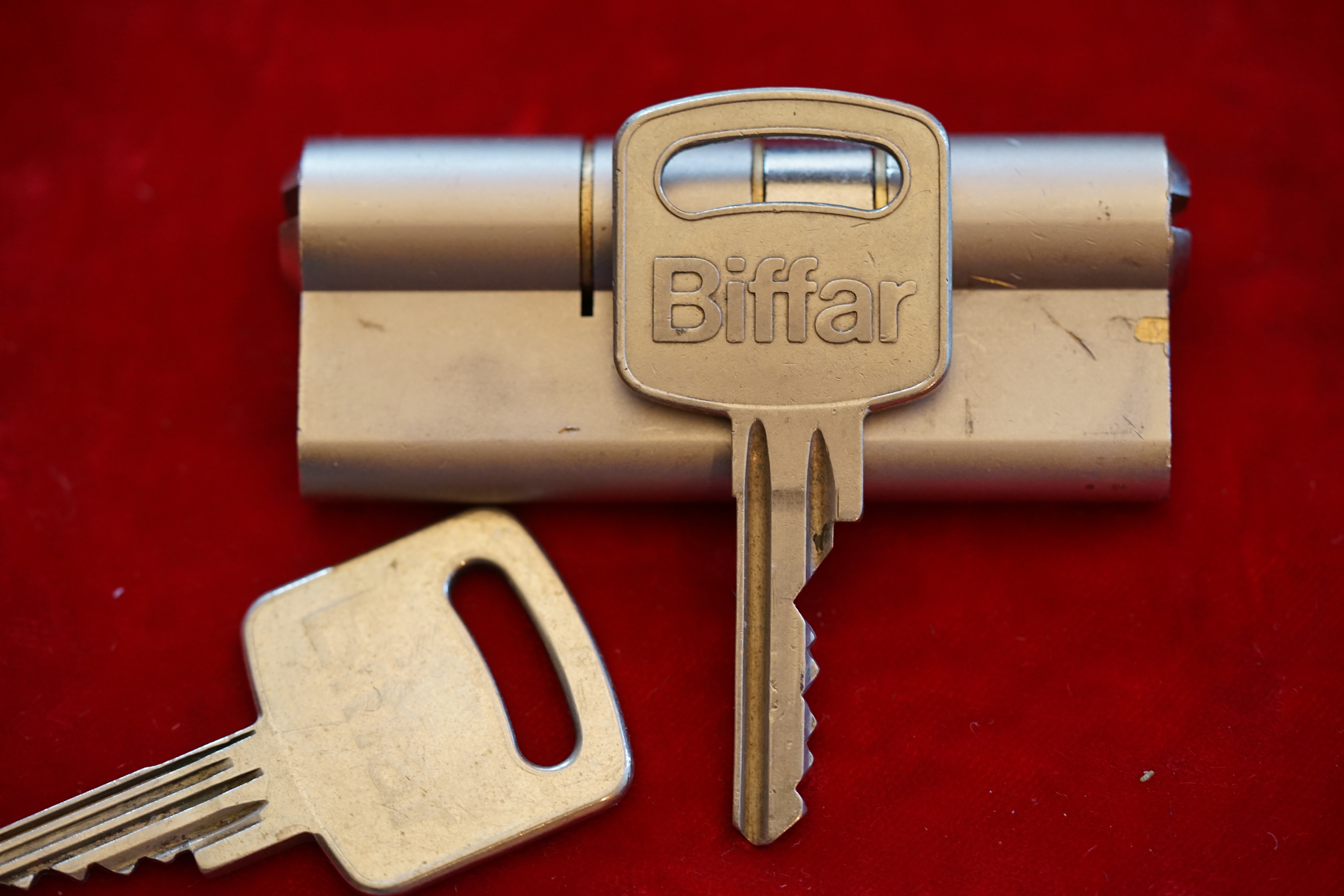 Bühl. Arthur Bühl. Der Sympathieträger ist in Stuttgart, Baden - Württemberg geboren. Der Detektiv lebt in HAM. H1 Text der SEO schreibt: 𝔄𝔯𝔱𝔥𝔲𝔯 𝔅ü𝔥𝔩, 𝔄𝔯𝔱𝔥𝔲𝔯𝔪𝔢𝔦𝔰𝔱𝔢𝔯® Bühl, Arthur, Jahrgang 1961, Made in Germany, Detektiv or Private Investigator how Mr. Smitz from the PLAYBOY, Beverly Hills, say`s. Yes Mr. Smitz i will send you the Photo Arthurmeister`s F 1, Jacket for your LeporelloUS. to your E - Mail Mr.Smitz@Mr.Smitz.us. Ok, Mr. Smitz. Mr. Smitz do you know what Google Earth is ? Take BÜHL Arthur, only by Google Earth, you know ? have done it ? Yes Google will show you my Panel superfast. Cool, Arthurmeister, cool. Yes Mr. Smitz, this can i do for you too ! Yes with SEO. Yes, yes, i have Arkadasch erklärt, sein Erikli pasta is not so genial. Der beste Zwetschgenkuchen, you know plum tart, is from the Stadt Bühl. Not laughing in the USA. Bühl is a City like my Name. And the People in this City called it: Zwetschgendatschi ! you know. This is the world best plumcake. Yes Datschi. Yes, Stadt Bühl is near Baden - Baden, the Casino, you know ! Yes. Baden-Württemberg. You must know there is since 1927 the traditionell Zwetschgenfest. And there ist the Zwetschgenkönigin ! Mr. Smitz, my Ur Ur Ur Ur Grandfather is born in Bühl. My Great Grand Grand Mother where also born in the town Bühl. Their profession was Zwetschgenpicker. Not Lockpicker, Zwetschgen / Plum Picker. And Rüttler. Oh, really ! Yes, Yes. And since this time the name of the family Bühl from the Stadt Bühl is: Yes you know - Buehl. Yes i will give Greetings from you to Mrs. Friede Springer from the Newspaper BILD et. Yes, the Elbphilharmonie is in Betrieb. OH, Mr. Smitz, greeting´s to you from Joe Asbbery, NBA, you know. Tomorrow we will meet us in the Hasenstübchen, our Rabbit Hall. For Lockpicking und Beer. Call you. Parole Emil ! In der Vitrine von Arthur Bühl, Arthurmeister® sind Schlösser, Padlocks, von HKR, ABUS, Binoxx BUGA, BKS, CES, DOM, EVVA, FEFI, Assa Abloy, Z Ikon, Kaba, Keso, ASSA, Winkhaus, Wilka, Trelock, Schmelting, Bode Panzer, Comet, Ancor Las, Drumm Geminy, Xylock, EMKA, SEA, Medeco, Mul-T-Lock, Cut away, ABUS Granit, Pfaffenhain, E*S, ESS, Nemef, BAB, Babelsberg, Stasi, Diskus, WMF, Tesa, Noch, Vachette, Cisa, Wally, Rielda, Mottura, Viro, FAI, GeGe, K + K, Fichet, Bode Panzer, Tresor, Bramah, Protector, Braun`s Patent, Walomatus, Arolds, Combination Lock, Yale, Master, American Lock, Tubular, China, Indien, Aligarh, Nepal, Thailand, Zahlenschlösser, Himmelsschlüssel und noch vieles mehr, vorhanden. Alle Schliesszylinder sind Übungsmaterial für das Lockpicking. Schlagschlüssel und so vieles mehr, sind auch dabei. Auch der Sputnik. Verschlagwortet mit: ♥ Vokuhila, Friseur ♥ Schwäbischer Hengst, Zwetschgen Heini, Bühl er, Zwetschge, Google Earth, Mittelpunkt der Welt, Martinameisterin, Cartomanze, Scholischek, " HIGH NOON ! ". ♥ Parole Emil ! Arthurmeister007@gmail.com