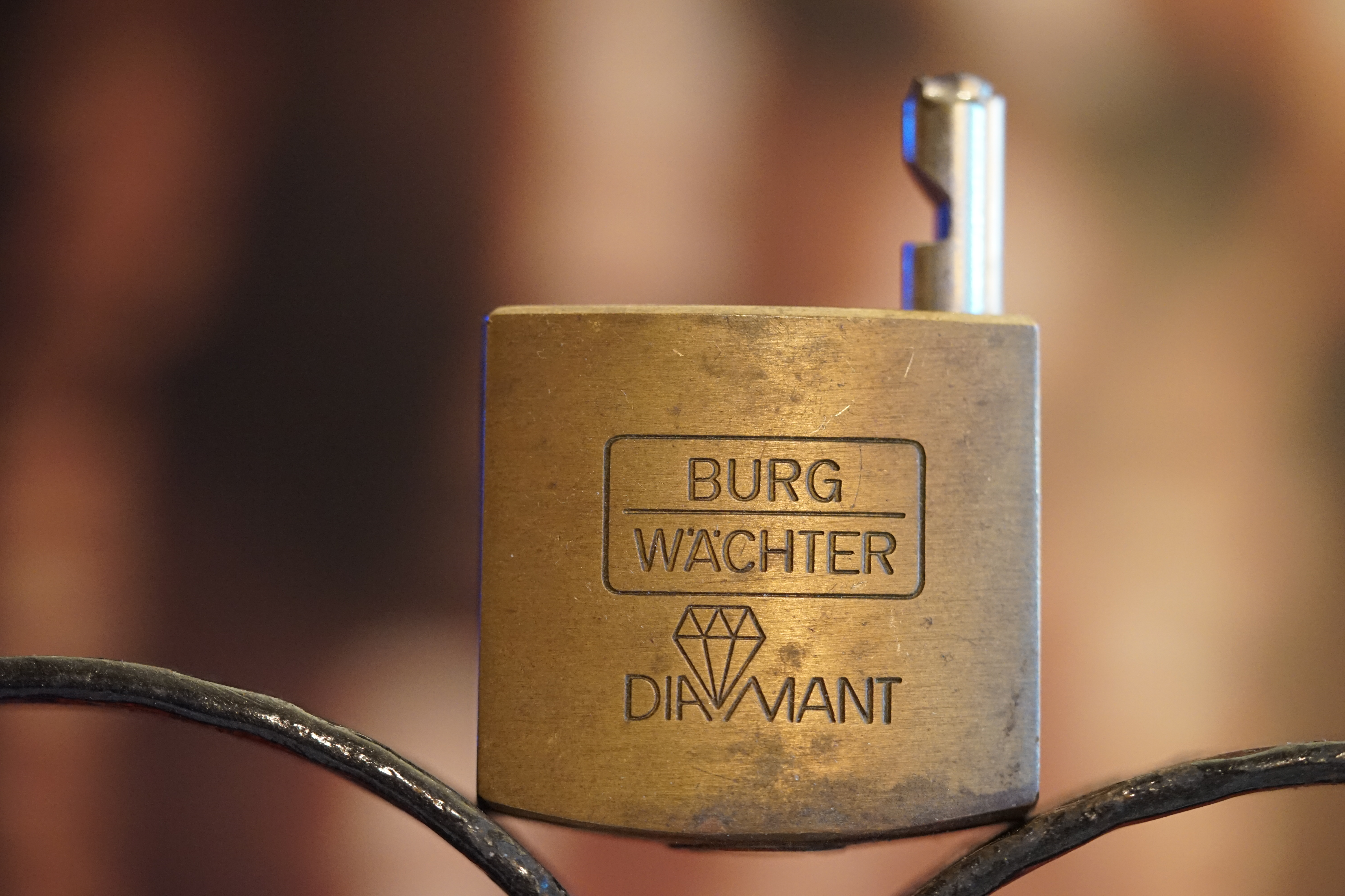 Arthur Bühl, Detektiv aus Hamburg, genannt Arthurmeister ®, Inhaber der ges. gesch. Marken: Lockpickerherz ®, Schlossherz ®, Präsident Pornomeister ® SARL int. , Sympathieträger ®, RADIO ERIWAN ®, Double Brain ®, Web Tüv ®, u.w. Der Ballon d'Or wird auch beim Lockpicking vergeben. Seit der Gründung 1997 der Sportsfreunde der Sperrtechnik wird der Ballon d'Or jährlich verliehen und gilt als eine der prestigeträchtigsten individuellen Auszeichnungen im Lockpicking: KI-worldwide.de, powerd by Arthurmeister ® Carsten Jasner, MUT PROBEN ! Das Leben ist tödlich. Aber es muß nicht sterbenslangweilig sein. In diesem Buch werde ich ab Seite 139 in dem Kapitel: Mut zur Lücke, Loch im Tresor. Todsichere Systeme und wie man sie knackt wie folgt beschrieben: Ein Mann mit Pferdeschwanz sitzt hoch konzentriert am Werktisch. Sein Blick ist ins Nichts gerichtet. Für das was er tut, braucht er seine Augen nicht, er sieht mit dem kleinen Stahlhaken zwischen seinen großen Fingern, mit denen er sich einen Weg in das Schicherheitsschloss bahnt. Er gleitet in die ölige Innenwelt, ertastet Wände, Widerstände, Ausbuchtungen. Er fühlt schließlich die genaue Position der Stifte, rastet einen nach dem anderen ein. Diese Momente, sagt der Zweimeter mann, seien " Vorboten zum Orgasmus " ! Arthur Bühl, von seinen zahlreichen Bewunderern " ARTHURMEISTER " genannt, ist einer der Besten bei den Sportsfreunden der Sperrtechnik, einem Verein in dem sich bundesweit rund fünfzehnhundert Mitglieder in sechzehn Ortsgruppen treffen, um in ihrer Freizeit Schlösser zu knacken. Ins Leben gerufen hat den Verein Arthur Bühl und sein Freund Steffen Wernèry, ein Mitbegründer des Caos Computer Club. Digital hacken oder analog knacken - für Wernèry gibt es da keinen Unterschied. Hier wie da treibt ihn der rebellische Reiz, Lücken im System zu finden, die Verkäufer als todsicher preisen. " Doch sicher ist nur, daß alles aufgeht " ! Dafür sort die Lust, die jeder kennt: Schatzkammern zu betreten, Geheimnisse zu entschlüsseln, Widerstände zu überwinden, Verbotenes zu tun, sich Zugang zu veerbogenen Ecken und Winkeln zu verschaffen. Die " Sportsfreunde " treibt diese Lust seit ihrer Kindheit um. Wernèry bog mit zwölf Jahren seinen ersten Dietrich aus einem Kleiderbügel und sperrte seine Lehrer ein. Der kleine Arthur bekam eine Ahnung von seinem Talent, als es ihm gelang, die Spardose schlüssel - und zerstörungsfrei zu entriegeln. Heute triumphiert er als mehrfacher Deutscher Meister im sogenannten Lockpicking, dem Öffnen von Schlössern unter Wettkampfbedingungen. Immerhin siebenundsechzig Jahre lang war das erste Sicherheitschloss der Welt tatsächlich ein Sicherheitsschloss. Der englische Tüftler Joseph Bramah, der so nützliche Dinge erfand wie eine Banknoten - Nummeriermaschine und eine Zapfanlage, die heute noch in britischen Pubs Bier in Gläser sprotzt, ersann 1784 ein Zylinderschloss, daß als unbezwigbar galt - bis 1851 ein professioneller Knacker nach sechzehn Tagen engagierten Stocherns das Ding öffnete. Dieser Akt war ein Schlüsselerlebnis in der Beziehung zwischen Mensch und Mechanik. Ein Sieg der lebendigen Sinne über ein sprödes System - zu einer Zeit, da die Gesellschaft sich dem stampfenden Rhythmus der Industrialisierung unterwarf und der Glaube an das Heil der Technik verdrängte. Lockpicking wurde zu einem populären Sport, der Helden schuf. In den dreißiger Jahren des 20. Jahrhunderts etwa gelangte ein Prister zu Weltruhm, weil er reihenweise sowohl als einbruchsicher gepriesene Tresore als auch " ausbruchsichere " Gefängnisschlösser entriegelte. " Der schwerste Schrank hat seine Schwächen, er läßt sich ohne Müh erbrechen " ! - diese alte Panzerknacker Weisheit hat nach wie vor Gültigkeit; sie hängt über den Köpfen der Hamburger Lockpicker. Arthurmeister braucht für handelsübliche Stiftschlösser, die fast jede Wohnungstür zieren, zwischen zehn Sekunden und fünf Minuten, je nach Hersteller. Bohrmuldenschlösser, die bei der Deutschen Post, auf Flughäfen und in Atomkraftwerken verwendet werden, sind vor ihm ebenso wenig sicher. Er nutzt dabei mechanische Ungenauigkeiten, winzige Spielräume, die sich bei der Herstellung nicht vermeiden lassen und zehnmal dünner sind als ein Haar. Ein paar Mal klickt es, der Meister dreht den Zylinder, streicht seine Haare zurück, steckt sich eine Zigarette an. " Tja " sagt er, " und wenn man dann das Schloss aufkriegt - das ist ein geiles Gefühl ! " Ich habe dann später den Jasner in Berlin angerufen. Bei dem Telefonat kam lediglich heraus er wüßte von dem Interview nichts mehr und wolle auch nichts mehr wissen. Da habe ich noch bemerkt, er hätte auf dem Lockpicking " Bunten Nachmittag " nicht so nerven brauchen, wenn er dann doch so einiges durch den " Tüddel " kriegt. Taged mit: Spiel nicht mit den Schmuddelkindern ! Verzwetschget mit: Bühl Arthur, Bühl Wappen, Bühl Fahne, Bühl Urkunde, Bühl Patent, Bühl Achteck open, Zwetschgenhengst, Zwetschgenfest, Meister Arthur, Bühler Zwetschge, Arthur Andreas Bühl, Detektiv, Privatdetektiv, Hamburg, Germany, Siegel, Ring. Arthurmeister007@gmail.com VereinsWiki Fandom