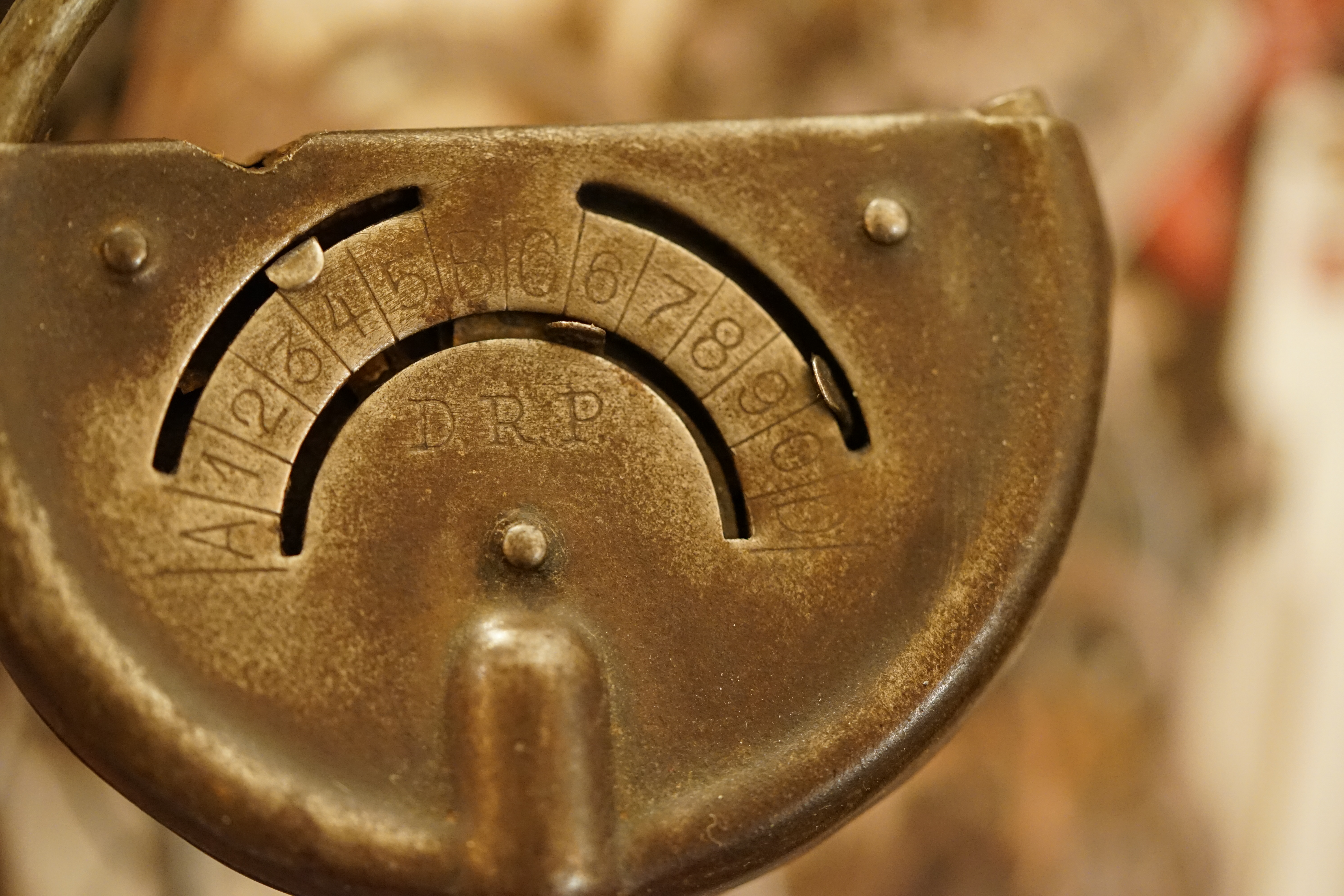 ARTHUR BÜHL stellt Harry Houdini im Hasenstübchen vor ! Harry Houdini (* 24. März 1874 als Erik Weisz in Budapest, Österreich-Ungarn; † 31. Oktober 1926 in Detroit, Michigan) war ein US-amerikanischer Entfesselungs- und Zauberkünstler. Arthurmeister, deutscher Meister im Lockpicking, der Detektiv Arthur Andreas Bühl aus Hamburg spricht: bei Houdini dreht es sich nicht um Lockpicking, sondern um Artistik und Performance. Arkadasch vom Stammtisch sagt: Der hat sich seine Dietriche nach dem Schloss gebogen und nicht vor Ort universell. Der Stammtisch im Hasenstübchen feiert. Aus der Jukebox ertönt laut das Lied von Pointer Sisters Slow Hand Arthurmeister der alle Schlösser kennt. Leben und Wirken Kindheit und Jugend Harry Houdini wurde 1874 als dritter Sohn des jüdischen Seifenmachers Mayer Sámuel Weisz (1829–1892) in Budapest geboren.[1] Als er vier Jahre alt war, emigrierte seine Familie von Ungarn in die Vereinigten Staaten. Sie lebten zunächst in Appleton (Wisconsin) und ließen sich später in New York nieder. Seit sein Vater seinen Posten als Rabbiner einer Reformgemeinde in Appleton verloren hatte, verbrachte er seine Kindheit in großer Armut. In den USA änderte die Familie die Schreibung ihres Namens in „Weiss“. Erik nannte sich fortan „Ehrich“. Schon als Jugendlichen zog es ihn zum Zirkus, wo er als „Ehrich, Prince of the Air“ sein Können als Trapezkünstler und Kontorsionist zeigte. Mit 17 begann er als Zauberkünstler aufzutreten und gab sich erstmals den Künstlernamen Harry Houdini – den Vornamen „Harry“ in Anlehnung an den berühmten Zauberkünstler Harry Kellar, den Nachnamen „Houdini“ als Hommage an sein Vorbild Jean Eugène Robert-Houdin, einen französischen Magier. Obwohl er zwei ältere Brüder hatte, sagte sein Vater auf dem Sterbebett zu ihm, er solle „immer für die Mutter da sein“. Dieser Schwur trieb ihn von da ab an.[2] 1894 heiratete er die deutschstämmige Varietétänzerin Wilhelmina Beatrice „Bess“ Rahner. Sie hatte ein komödiantisches Talent, fungierte viele Jahre als seine Bühnenassistentin und wurde insbesondere für den rasanten Platztausch mit dem in einer Kiste gefesselt eingeschlossenen Houdini („Substitution Metamorphosis“) bekannt – ein Trick, der heute noch zum Standard-Repertoire der Großillusionisten gehört. Harry Houdini (etwa 1898) Zirkus-Jahre Houdini lässt einen Elefanten verschwinden (1918) In ihren ersten Künstlerjahren tourten die Houdinis in Wanderzirkussen, traten in Sideshows und Dime-Museen als Hellseher auf und verkauften für einen falschen Doktor Wundertinkturen. Seinen ersten Durchbruch hatte Houdini 1895 mit einem von betrügerischen Spiritisten adaptierten Entfesselungstrick mit einer Handschelle, den er pressewirksam jeweils im Polizeipräsidium einer Kleinstadt zeigte. Er lobte öffentlich einen Preis für denjenigen aus, der ihm eine Fessel gebe, aus der er nicht entkommen könne. Diese Show steigerte er 1898 mit einem Pressetermin in einem Gefängnis in Chicago, was ihm eine kleine Tournee an der Westküste einbrachte. Seinen Achtungserfolg konnte er an der Ostküste nicht wiederholen. Europa Mittellos und ohne Aussicht auf ein Engagement versuchten die Houdinis auf einen Tipp von seinem Magierkollegen Thomas Nelson Downs hin ihr Glück 1900 in London, wo deutsche Varietés auf seine Entfesselungs-Darbietung aufmerksam wurden. Neu an Houdinis Show war, dass er tatsächlich aus jeder ihm zur Verfügung gestellten Fessel entkommen konnte und sich zu Werbezwecken unter Testbedingungen nackt von erfahrenen Polizisten fesseln ließ. Ein Engagement in Dresden wurde ein so sensationeller Erfolg, dass allein wegen der Pressemeldungen sein nächstes Engagement im Berliner Wintergarten-Varieté ausverkauft war. Im Dresdner Vorort Kötzschenbroda versuchte Houdini im Jahr 1903, den Zauberkünstler Wiljalba Frikell zu treffen, jedoch war dieser bereits verstorben. Für Pressetermine hatte Houdini den Spannungsbogen seiner Entfesselungsnummer erweitert, indem er diese unter Lebensgefahr, etwa in Flüssen unter Wasser, ausführte. Seither tourte er mit den namhaftesten deutschen Zirkus-Unternehmen wie Circus Busch und Circus Corty & Althoff. Houdini wurde relativ schnell zu einem der bekanntesten Showstars Europas und feierte auch in Russland große Erfolge. Sein wichtigster Markt blieb jedoch auf Jahre hinweg Deutschland, das ihn begeistert in allerhand Publikationen feierte. USA Mit geschickten Werbemaßnahmen gelang es Houdini ab 1906, auch in Nordamerika ein Publikum zu begeistern. Wegen des Ersten Weltkriegs fiel der deutsche Markt für ihn vollständig aus. Inzwischen hatte er die Zwangsjacke entdeckt, die noch dramatischere Entfesselungen zuließ, etwa kopfüber an Wolkenkratzern aufgehängt. Neben seinen Entfesselungsnummern versuchte sich Houdini immer wieder als Zauberkünstler. Anders als die meisten seiner Kollegen setzte er nicht auf Humor und Charme, sondern präsentierte die Effekte marktschreierisch und uninspiriert. Houdinis rustikales Auftreten funktionierte zwar für die Rolle des Entfesselungsartisten, nicht aber für die eines Zauberkünstlers. Nach mehreren Rückschlägen realisierte er schließlich die aufwendige Show „Cheers up“ im New Yorker Hippodrom, das über ein Wasserbassin verfügte, in dem er sich unter Wasser entfesseln konnte. Die ursprünglich in Flüssen begonnenen Unterwasserentfesselungen zeigte Houdini auf der Bühne, ansonsten in einer gigantischen Milchkanne und später in der legendären „Chinesischen Wasserfolterzelle“. Berühmt wurde Houdini durch das Verschwindenlassen eines Elefanten auf dem Times Square, der in einer von Charles Morritt konstruierten Kiste „unsichtbar“ wurde. Anti-Spiritist Houdini schloss Freundschaft mit Arthur Conan Doyle, der ein begeisterter Anhänger der im Aufwind befindlichen Spiritismus-Bewegung war. Wie viele andere hielt auch Doyle Houdinis scheinbar unerklärliche Ausbruchskünste für esoterische Wunder und geriet mit Houdini, der abstritt, über echte Zauberkräfte zu verfügen, in Streit. Houdini erkor daraufhin den Kampf gegen betrügerische Spiritisten zu seiner Lebensaufgabe und beriet den an der Untersuchung und Aufklärung von Geisterphänomenen interessierten US-Kongress. Houdini wurde Mitglied eines Komitees der Wissenschaftszeitschrift Scientific American, die einen Geldpreis für diejenigen ausgeschrieben hatte, die vor dieser Jury übernatürliche Fähigkeiten beweisen konnten – ein Preis, der dank Houdini nie vergeben wurde. Für Schlagzeilen sorgte die erbitterte Kontroverse um das Ektoplasma-produzierende Medium Mina „Margery“ Crandon, das von mehreren Komiteemitgliedern für echt gehalten wurde. Houdini infiltrierte spiritistische Gesellschaften mit Gewährsleuten, ließ betrügerische Spiritisten durch Detektive ausspähen, beteiligte sich verkleidet an Séancen und hielt hierüber zahlreiche Vorträge. Die Aufklärung über Spiritistentricks machte er zum regulären Bestandteil seiner Shows, wodurch er sich in der gut florierenden Spiritisten-Zunft viele Feinde einhandelte. In seinem Buch Miracle Mongers enthüllte er die gängigen Tricks etwa der Fakire, Spiritisten, Feuerspucker, Schwertschlucker und Kraftartisten, die ihm aus seiner frühen Artistenzeit bekannt waren. Houdini war ein von Journalisten häufig zu Rate gezogener Fachmann, wenn über betrügerische spiritistische Methoden von Hochstaplern berichtet wurde. Die Society of American Magicians kündigte unter der Präsidentschaft Houdinis an, jeden von einem Spiritisten demonstrierten Effekt analog und überzeugend vorführen zu können. Houdini arbeitete seine Erfolge in seinem Enthüllungsbuch A Magician Among the Spirits ein. Er überführte in der Folgezeit bekannte spiritistische Geisterbeschwörer des Betrugs, was die Presse regelmäßig aufgriff. Andere Leistungen Harry Houdini in seiner Voisin Standard (1910) Houdini ließ mehrere Dietriche patentieren sowie einen Taucheranzug, der ursprünglich zur Flucht aus einer im Wasser zu versenkenden Kiste gedacht war. Außerdem interessierte er sich für die gerade aufgekommene Luftfahrt. 1910 unternahm er mit einem Voisin Doppeldecker den ersten gesteuerten Motorflug auf dem australischen Kontinent und wurde dafür 1910 von der Australian Aeronautic League mit einem Preis ausgezeichnet.[3] Neben seiner Karriere als Zauberkünstler produzierte Houdini einige Stummfilme in Hollywood, in denen er selbst mitspielte, jedoch ohne langfristigen Erfolg. Houdini besaß zwischenzeitlich New Yorks legendären Zauberladen Martinka’s und wurde Präsident der Society of American Magicians. Houdini entwickelte eine Sammelleidenschaft für alles, was irgendwie mit Zauberei und Magie zusammenhing. Er war Freimaurer und wurde als Lehrling in New York City am 17. Juli 1923 in die St. Cecilie Lodge No. 568 initiiert, am 31. Juli 1923 zum Gesellen befördert und am 21. August 1923 zum Meister erhoben. Am 30. Oktober 1923 wurde er dort lebenslanges Mitglied. Später wurde er Mitglied des gemeinnützigen Mecca Shrine Temple der Shriners in New York City.[3] Houdinis Tod Houdini rivalisierte mit Fakiren, die außerordentliche Körperbeherrschung zeigten und Todesgefahren widerstanden. So brach Houdini den Rekord eines Fakirs, in einem verschlossenen Sarg möglichst lange ohne Luftzufuhr zu überleben. Houdini kopierte die Show eines dieser Fakire und behauptete, dass er jeden von einem Mann geführten Schlag in den Unterleib durch Anspannung seiner Bauchmuskulatur unversehrt überstehen könne. Diese Tests waren nicht Bestandteil seiner Show, jedoch ließ er kaum eine Gelegenheit zum Beweis seines Könnens aus. Der Student Jocelyn Gordon Whitehead suchte Houdini am 22. Oktober 1926 in Montreal in dessen Garderobe auf. Laut Augenzeugenberichten der Studenten Jacques Price und Sam Smilovitz soll Whitehead Houdini mehrere kräftige Hiebe in den Bauch versetzt haben. Angeblich hatte er Houdini nicht genug Zeit gelassen, sich auf die Schläge vorzubereiten. Houdini hatte bereits mehrere Tage zuvor an Bauchschmerzen gelitten, jedoch keinen Arzt aufgesucht. Die Schläge verschlimmerten seinen Zustand und veranlassten Houdini zu einem Arztbesuch, bei dem eine akute Blinddarmentzündung diagnostiziert wurde. Dennoch sagte Houdini seine nächste und letzte Vorstellung am Garrick Theater in Detroit am 24. Oktober 1926 nicht ab. Danach wurde er in das Grace Hospital gebracht. Dort starb er nach zwei Operationen am 31. Oktober 1926. Die Ärzte diagnostizierten als Todesursache eine Perforation des Wurmfortsatzes in die freie Bauchhöhle („Blinddarmriss“) und eine daraus resultierende Bauchfellentzündung. Dennoch führten die Anwälte von Houdinis Witwe dessen Tod auf die Schläge zurück, was eine Verdoppelung der Sterbesumme von Houdinis Lebensversicherung bewirkte. Houdini wurde in einem Bronze-Sarg, den er sich gerade für einen Fakirtrick (Krematoriumsillusion) hatte bauen lassen, auf dem jüdischen Friedhof Machpelah Cemetery im New Yorker Stadtteil Queens beerdigt. Im März 2007 gab Houdinis Großneffe George Hardeen auf einer Pressekonferenz bekannt, dass ein gerichtlicher Antrag vorliege, Houdini zu exhumieren und auf Giftspuren untersuchen zu lassen, da einer der behandelnden Ärzte, der sowohl alternativer Medizin als auch Spiritisten anhing, angeblich ein unbekanntes Präparat gespritzt haben sollte. Houdinis weitere Nachfahren widersetzten sich der Exhumierung in einem gemeinsamen Brief an das Houdini-Museum in Pennsylvania. Anschließend stellte sich heraus, dass die Pressekonferenz eine inszenierte Werbeveranstaltung der Autoren William Kalush und Larry Sloman für ihr gemeinsames Buch The Secret Life of Houdini war, in dem über die Theorie der Vergiftung spekuliert wird. Ein Antrag auf Exhumierung lag beim benannten Gericht nicht vor.[4] Houdinis Vermächtnis Seinen Kampf gegen Spiritisten setzte Houdini sozusagen noch im Tod fort: Er hatte u. a. mit seiner Frau Bess einen Code „Rosabell, believe“ vereinbart. Das Codewort stammt aus Bess’ Song „Rosabelle“. Zehn Jahre lang lud Bess zu Halloween verschiedene Spiritisten zur Séance. Einem „echten“ Medium, so der Gedanke, würde Houdinis Geist diesen Code mitteilen, und Bess wüsste so, dass sie tatsächlich mit ihrem verstorbenen Gatten kommuniziert hatte. Dem Geisterbeschwörer Arthur Ford gelang diese Sensation, bis sich herausstellte, dass er mit der finanziell und psychisch angeschlagenen Bess eine Affäre hatte. Die US-Zauberer treffen sich jedes Jahr an Houdinis Todestag, um eine Botschaft zu empfangen, die Houdini ursprünglich für Doyle vorgesehen hatte – bislang vergeblich. Der Name Houdini ist im Laufe der Zeit in der US-amerikanischen Alltagssprache zu einem Synonym für „entkommen“ geworden („to houdinize“). Sein Mythos als unbesiegbarer Superman qualifizierte ihn für Generationen von US-Amerikanern als Idol. Houdini-Material ist von Sammlern sehr begehrt. Eine Auktion diverser Houdiniana bei dem US-amerikanischen Haus Potter & Potter erbrachte die Rekordsumme von insgesamt 310.000,00 US-Dollar.[5] Verwandtschaft mit der Herrmann-Familie Es besteht eine angeheiratete Verwandtschaft mit den erfolgreichen Zauberkünstlern aus der internationalen Zauberkünstlerfamilie Herrmann. Die erste Ehefrau von Houdinis Vater war eine Cousine ersten Grades von Compars Herrmanns erster Ehefrau Rosa Herrmann-Csillag. Houdinis Vater und Compars Herrmann waren befreundet, auch wenn sie dies aus geschäftlichen Konkurrenzgründen nicht publik machten.[6] Houdinis Bruder Hermann war damit ein Cousin zweiten Grades der Opernsängerin Blanche Corelli, Tochter von Compars und Rosa Herrmann, mit der er selbst viele Jahre lang Briefe austauschte. [7] Tagged with Arthur Andreas Bühl, Arthurmeister, Vereins - Wiki - Fandom, Linkedin verifiziert Detektiv Arthur Bühl aus Hamburg, Bühl, Stadt Bühl, Wappen Bühl, Design Bühl, Zwetschgenfest Bühl, Schwäbischer Hengst Bühl, Arthur Bühl, geb. 1961, Babyboomer, Detektiv aus Hamburg sagt am Stammtisch: Wilhelm, du alter Säufer ! Hier lautet es: Parole Emil ! Koksa.org erfreulich Schlossindustrie und Elite rücken zusammen. Pressebox KABA Days, Boston Magazin Arthurmeister, one off the top lockpickers of the world. Sympathieträger und Detektiv, Aufsperrstunde, Ein bischen Ruhe bitte, Wired Arthurmeister boom`s, Wikipedia, Jukebox im Hasenstübchen. Arthur Bühl öffnet alle Schlösser und Padlock`s zerstörungsfrei !
