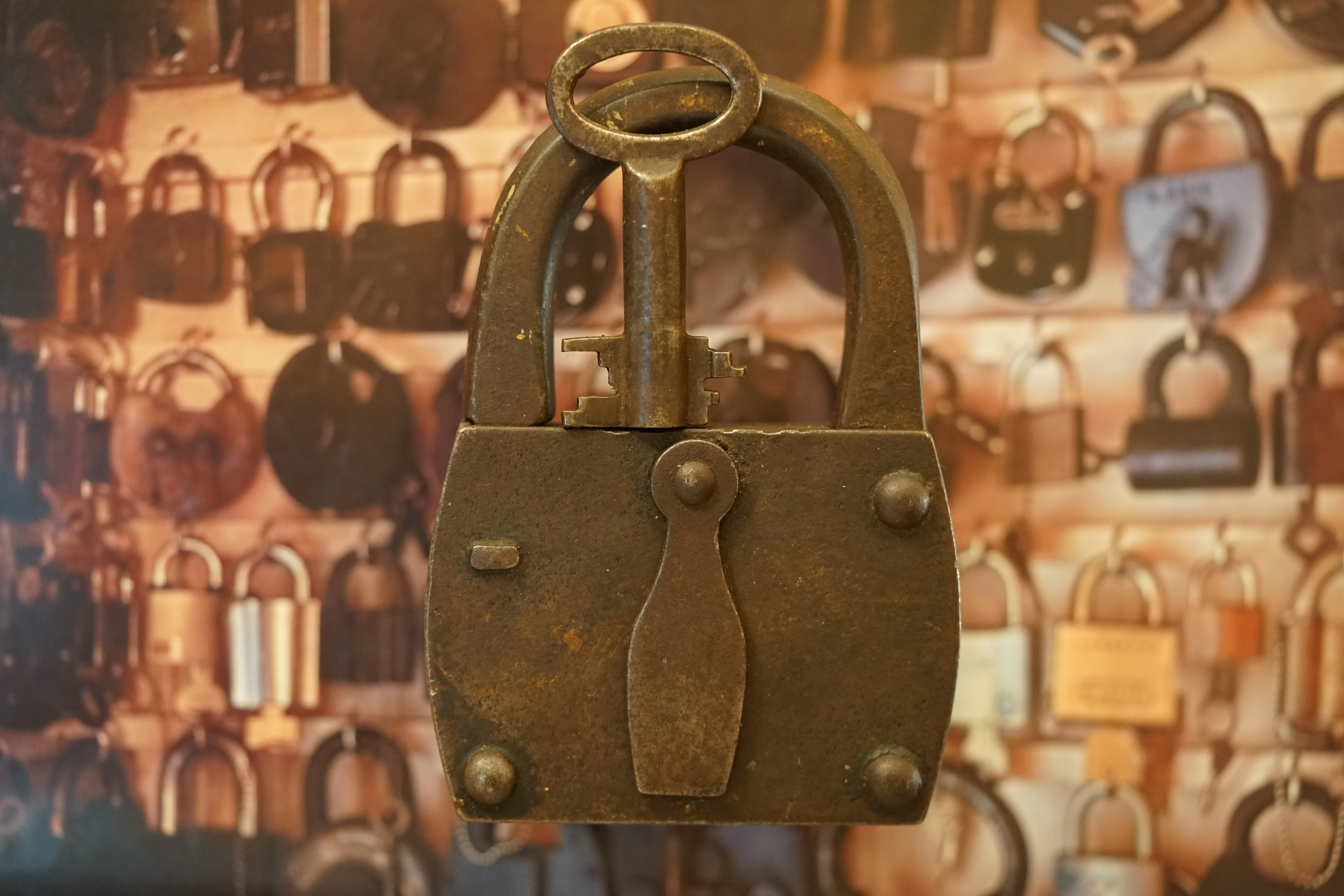 Arthur Bühl, Arthurmeister, Bühl Wappen Der Sympathieträger ist in Stuttgart, Baden - Württemberg geboren. Der Detektiv lebt in HAM. H1 Text der SEO gibt Texte aus Arthurmeister`s Leporello frei, aber nicht für die Suchmaschine BING. 𝔄𝔯𝔱𝔥𝔲𝔯 𝔅ü𝔥𝔩, 𝔄𝔯𝔱𝔥𝔲𝔯𝔪𝔢𝔦𝔰𝔱𝔢𝔯 Bühl, Arthur, Jahrgang 1961, Made in Germany, Babyboomer, Detektiv or Private Investigator how Mr. Smitz from the PLAYBOY, Beverly Hills, say`s. Yes Mr. Smitz i will send you the Photo Arthurmeister`s F 1, Jacket for your LeporelloUS. to your E - Mail Mr.Smitz@Mr.Smitz.us. Ok, Mr. Smitz. Mr. Smitz do you know what Google Earth is ? Take BÜHL Arthur, only by Google Earth, you know ? have done it ? Yes Google will show you my Panel superfast. Cool, Arthurmeister, cool. Yes Mr. Smitz, this can i do for you too ! Yes with SEO. Yes, yes, i have Arkadasch erklärt, sein Erikli pasta is not so genial. Der beste Zwetschgenkuchen, you know plum tart, is from the Stadt Bühl. Not laughing in the USA. Bühl is a City like my Name. And the People in this City called it: Zwetschgendatschi ! you know. This is the world best plumcake. Yes Datschi. Yes, Stadt Bühl is near Baden - Baden, the Casino, you know ! Yes. Baden-Württemberg. You must know there is since 1927 the traditionell Zwetschgenfest. And there ist the Zwetschgenkönigin ! Mr. Smitz, my Ur Ur Ur Ur Grandfather is born in Bühl. My Great Grand Grand Mother where also born in the town Bühl. Their profession was Zwetschgenpicker. Not Lockpicker, Zwetschgen / Plum Picker. And Rüttler. Oh, really ! Yes, Yes. And since this time the name of the family Bühl from the Stadt Bühl is: Yes you know - Buehl. Yes i will give Greetings from you to Mrs. Friede Springer from the Newspaper BILD et. Yes, the Elbphilharmonie is in Betrieb. OH, Mr. Smitz, greeting´s to you from Joe Asbbery, NBA, you know. Tomorrow we will meet us in the Hasenstübchen, our Rabbit Hall. For Lockpicking und Beer. Call you. Parole Emil ! H1 Text der SEO schreibt weiter: 𝔄𝔯𝔱𝔥𝔲𝔯 𝔅ü𝔥𝔩, 𝔄𝔯𝔱𝔥𝔲𝔯𝔪𝔢𝔦𝔰𝔱𝔢𝔯® Herr Arthur Bühl, kritischer Privatdetektiv aus der Hansestadt Hamburg, bereitet sich auf ein Interview mit der BILD et vor. Bei Babsi und Gina in Fuhlsbüttel wird ihm zuvor der Vokuhila geschnitten. Herr Arthur Bühl wurde schon in der BILD et als " Herr der Schlösser " beschrieben. " Ein bisschen Ruhe bitte " schreibt Jan Freitag von der TAZ. Er erwähnt auch eine Mustertür by Wendt. Es wird darin herumgeprökelt. Selbst Arthur Bühl, der weltbeste aus dem Lockpicker Mekka Hamburg, betreibt pures Understatement, weil er sein Schloss in nur 20 Sekunden " geknackt " hat. Charles Graeber von der Wired.com beschreibt in seinem Artikel Master Lock - Pickers do bottle Arthur Bühl " The Master of the Universe ", Arthur Bühl a private Detective of Germany open locks. Bühl`s Fabio - the - Barbarian Look stands out. He wins the Dutch Open and is now Master of the Universe. The people cry: " Arthurmeister ! booms Arthurmeister ". Mark Webber Tobias, the Author of Locks, Safes, and Security, a Police Reverence, say: Arthurmeister, that ist beautyful. " Open ! " sagt Arthurmeister ", offen ist gut, schneller offen ist besser ". " Beer !" Arthurmeister booms back and a new Champion is born. Die Welt berichtet: " Die Kunst, Schlösser ohne Schlüssel zu öffnen ". Vereinsmitbegründer und Vizepräsident Arthur Bühl trägt seine Leidenschaft schon auf der Krawatte. Sie ist rot mit gelben Schlüsseln drauf. Intern wird er ehrfürchtig " Meister Arthur " gerufen. Er hat es zum siebenfachen Deutschen Meister in verschiedenen Disziplinen geschafft. Er pickt seit der Kindheit. Sein erstes Trainingsobjekt war sein Spardosenschloss - Ein klassischer Einstieg… . Die Slate berichtet über Arthur Bühl als Lockpicking Legend. Es gibt einen Artikel Tool for Picking and Decoding by Stasi, CCC, Vortrag Berlin. Amateur Hour berichtet: Arthurmeister has " The Master Touch ". Bei den Kaba Day `s im Europa Park Rust schreibt die Pressebox: auf großes Interesse der Teilnehmer stieß auch die praktische Vorführung von Steffen Wernéry und Arthur Bühl, die gängige mechanische Schließzylinder ohne Schlüssel zerstörungsfrei öffnen. Meist in Sekundenschnelle. Auch die Chemnitzer Zeitung " Freie Presse " hat über das Lockpicking und Arthur Andreas Bühl alias Arthurmeister berichtet. Dwight Perry schreibt: Arthur Bühl has good hands ! In der Philalocksmith wird Arthur Bühl auch als Lockpicking Legend betitelt. Es gibt auch einen Beitrag, 360 Meridianos. In der Datenschleuder, CCC, wurde über ihn als Sympathieträger berichtet. Veröffentlicht unter Linkedin, Xing, Google Panel, Twitter X. In der Vitrine von Arthur Andreas Bühl, Arthurmeister ® sind Schlösser, Padlocks, von ABUS, BKS, CES, DOM, EVVA, Assa Abloy, Z Ikon, Kaba, Keso, ASSA, Winkhaus, Wilka, Trelock, Schmelting, Bode Panzer, Ancor Las, Drumm Geminy, Xylock, SEA, Medeco, Mul-T-Lock, Cut away, ABUS Granit, Pfaffenhain, E*S, ESS, Nemef, BAB, Babelsberg, Schmelting, Stasi, Diskus, WMF, Tesa, Noch, Vachette, Cisa, Wally, Rielda, Mottura, Viro, FAI, GeGe, Fichet, Bode Panzer, Tresor, Bramah, Protector, Braun`s Patent, Walomatus, Arolds, Combination Lock, Yale, Master, American Lock, Tubular, China, Indien, Aligarh, Nepal, Thailand, Zahlenschlösser, Himmelsschlüssel und noch vieles mehr, vorhanden. Alle Schliesszylinder sind Übungsmaterial für das Lockpicking. Schlagschlüssel und so vieles mehr, sind auch dabei. Auch der Sputnik. Verschlagwortet mit: ♥ Vokuhila, Friseur ♥ Schwäbischer Hengst, Zwetschgen Heini, Bühl er, Zwetschge, Google Earth, Mittelpunkt der Welt, Martinameisterin, Cartomanze, Scholischek, " HIGH NOON ! ". ♥ Parole Emil ! SEO NEU Twitter X 11.06.24 Bilder Budeg ( Bold serif ) Arthur Andreas Bühl, Detektiv, made in Germany, born 1961 in Stuttgart, Baden - Württemberg, living in HAM, Im Dienste der Wahrheitsfindung unterwegs, betreibt in seiner Freizeit Lockpicking aus Leidenschaft. Der mehrfache Deutsche Meister wird in der WIRED als " Master of the Universe " betitelt. In der BILD et ist der Artikel " Herr der Schlösser " abgedruckt. Im Hasenstübchen - Fuhlsbüttel, am Hasenberge, Santa Fu, wird gefeiert. Arthurmeister® stellt seinen Leporello " Der Aufmacher " vor. Der Stammtisch grölt " OFFEN ". Scholischek, Rudi, Heike I, Noagerlzutzler, Arthur und Joe Asberry, der alte NBA ler, prosten sich zu. Arthurmeister`s Jukebox auf YouTube spielt Pointer Sisters - Slow Hand ! ♥ Beim Tanzen ruft die Cartomanze " Ey du Sympthieträger ♥, komm mal her " ! SEO für heute: DETEKTIV, Arthur Bühl, Lockpicker, Deutscher Meister, pickt ABUS Padlock.