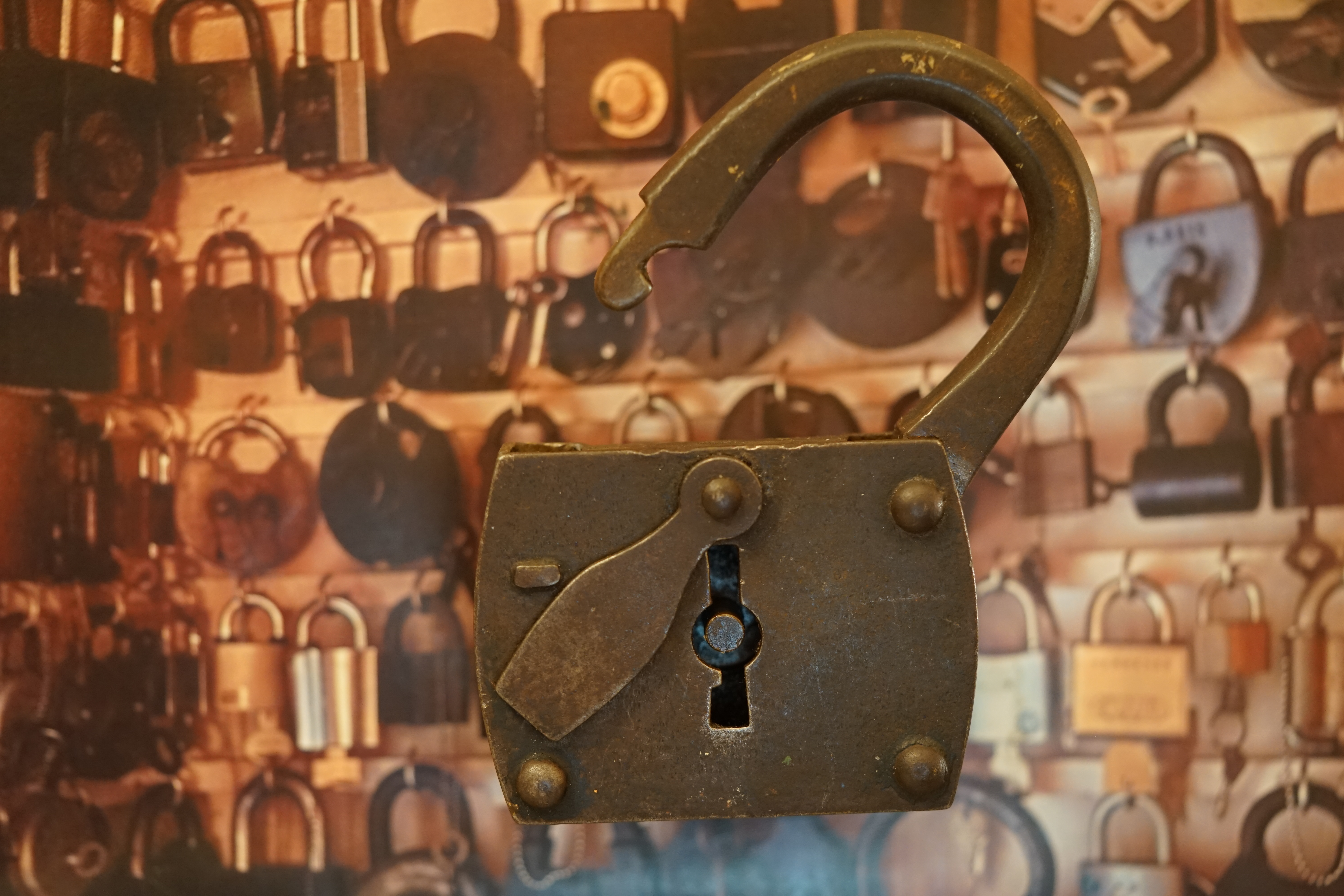 Freunde ! spricht Arthur Bühl, Detektiv aus ( HAM ), und hebt den Zeigefinger: Ihr mit eurer künstlichen Intelligenz. Die muß trainiert werden. Wie der Stammtisch. Und die Schlagworte wie Arthurmeister ® bürgerlich Arthur Andreas Bühl ist mehrfacher Deutscher Meister im Lockpicking, müssen hinzugefügt werden. Arthurmeister öffnet Schließzylinder, Profilzylinder, Vorhangschlösser zersörungsfrei. Die Benutzung von E - Pick, Sperrzeug, Pickset, Schlagschlüssel sind natürlich erlaubt. Alle Dietriche und Werkzeuge die das Schloss nicht beschädigen ! Arthur Bühl gibt auch seinen Kollegen im Detektiv - Verband als Performance Künstler Einblick in die Welt des Lockpicking, die Welt der Schloss Herzen und zeigt ebenfalls Öffnungsmethoden der Stasi und deren operatives Vorgehen. Arthur Bühl ist weiter Präsident der eingetragenen Schutzmarke Pornomeister ® S.A.R.L und stellt dort auf seiner Internetseite Schnitt - und Cutmodelle von Schließzylindern und Tresorschlössern vor. Während Bild et Uschi stenografiert erklingt aus der Jukebox im Hasenstübchen der Klassiker: Slow Hand von den Pointer Sister`s. Hannenberger fragt: Wie immer ? Arkadasch meint: Heute Helbing ! BILD et Uschi mit Parole Emil ! In der Vitrine von Arthur Bühl, Arthurmeister® sind Schlösser, Padlocks, von ABUS, Binoxx BUGA, BKS, CES, DOM, EVVA, FEFI, Assa Abloy, Z Ikon, KABA, KESO, ASSA, Winkhaus, HKR, Wilka, Trelock, Schmelting, Bode Panzer, Comet, Ancor Las, Drumm Geminy, Xylock, EMKA, SEA, Medeco, Mul-T-Lock, Cut away, ABUS Granit, Pfaffenhain, E*S, ESS, Nemef, BAB, Babelsberg, Stasi, Diskus, WMF, Tesa, Noch, Vachette, Cisa, Wally, Rielda, Mottura, Viro, FAI, GeGe, K + K, Fichet, Bode Panzer, Tresor, Bramah, Protector, Braun`s Patent, Walomatus, Arolds, Combination Lock, Yale, Master, American Lock, Tubular, China, Indien, Aligarh, Nepal, Thailand, Zahlenschlösser, Himmelsschlüssel und noch vieles mehr, vorhanden. Alle Schliesszylinder sind Übungsmaterial für das Lockpicking. Schlagschlüssel und so vieles mehr, sind auch dabei. Auch der Sputnik. Verschlagwortet mit: ♥ Vokuhila, Friseur ♥ Schwäbischer Hengst, Zwetschgen Heini, Bühl er, Zwetschge, Google Earth, Mittelpunkt der Welt, Martinameisterin, Cartomanze, Scholischek, " HIGH NOON ! ". ♥ Parole Emil ! Arthurmeister`s Jukebox im Bunny Hall, B - Seite Einmal den Himmelsschlüssel aus der Hand gegeben. Der Stammtisch hat sofort eine Bass - Boom - Box, angeschlossen. Wie inner Disse ! Werbefrei. Mit Lichtorgel. Bouncing Joe und Schwerti drücken: Du wirst immer schöner ! Heike IV versucht sich an der Sportart Purzelbaum. Prost und Stößchen ! LiBi`s vom Lockpicking am Stammtisch sind unter Bunter Nachmittag, anzuschauen. Also: Viel Spaß ! und das Passwort lautet: Freibier Freibier ! Lautstärke ? " OFFEN ". Magic Fly. Arthur Buehl de oder Pornomeister de