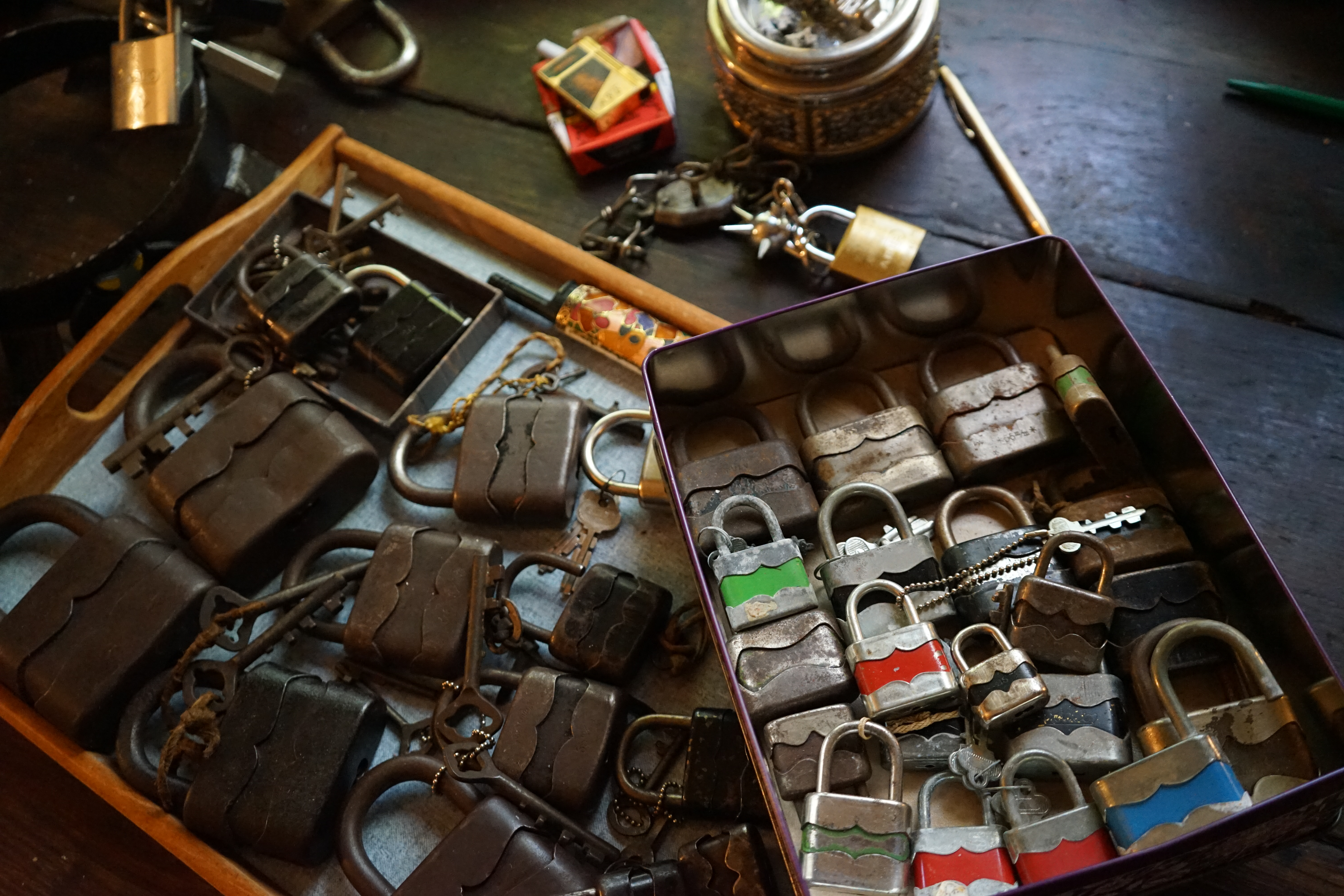 Bühl. Arthur Bühl. Der Sympathieträger ist in Stuttgart, Baden - Württemberg geboren. Der Detektiv lebt in HAM. H1 Text der SEO schreibt: 𝔄𝔯𝔱𝔥𝔲𝔯 𝔅ü𝔥𝔩, 𝔄𝔯𝔱𝔥𝔲𝔯𝔪𝔢𝔦𝔰𝔱𝔢𝔯® Bühl, Arthur, Jahrgang 1961, Made in Germany, Detektiv or Private Investigator how Mr. Smitz from the PLAYBOY, Beverly Hills, say`s. Yes Mr. Smitz i will send you the Photo Arthurmeister`s F 1, Jacket for your LeporelloUS. to your E - Mail Mr.Smitz@Mr.Smitz.us. Ok, Mr. Smitz. Mr. Smitz do you know what Google Earth is ? Take BÜHL Arthur, only by Google Earth, you know ? have done it ? Yes Google will show you my Panel superfast. Cool, Arthurmeister, cool. Yes Mr. Smitz, this can i do for you too ! Yes with SEO. Yes, yes, i have Arkadasch erklärt, sein Erikli pasta is not so genial. Der beste Zwetschgenkuchen, you know plum tart, is from the Stadt Bühl. Not laughing in the USA. Bühl is a City like my Name. And the People in this City called it: Zwetschgendatschi ! you know. This is the world best plumcake. Yes Datschi. Yes, Stadt Bühl is near Baden - Baden, the Casino, you know ! Yes. Baden-Württemberg. You must know there is since 1927 the traditionell Zwetschgenfest. And there ist the Zwetschgenkönigin ! Mr. Smitz, my Ur Ur Ur Ur Grandfather is born in Bühl. My Great Grand Grand Mother where also born in the town Bühl. Their profession was Zwetschgenpicker. Not Lockpicker, Zwetschgen / Plum Picker. And Rüttler. Oh, really ! Yes, Yes. And since this time the name of the family Bühl from the Stadt Bühl is: Yes you know - Buehl. Yes i will give Greetings from you to Mrs. Friede Springer from the Newspaper BILD et. Yes, the Elbphilharmonie is in Betrieb. OH, Mr. Smitz, greeting´s to you from Joe Asbbery, NBA, you know. Tomorrow we will meet us in the Hasenstübchen, our Rabbit Hall. For Lockpicking und Beer. Call you. Parole Emil ! In der Vitrine von Arthur Bühl, Arthurmeister® sind Schlösser, Padlocks, von HKR, ABUS, Binoxx BUGA, BKS, CES, DOM, EVVA, FEFI, Assa Abloy, Z Ikon, Kaba, Keso, ASSA, Winkhaus, Wilka, Trelock, Schmelting, Bode Panzer, Ancor Las, Drumm Geminy, Xylock, EMKA, SEA, Medeco, Mul-T-Lock, Cut away, ABUS Granit, Pfaffenhain, E*S, ESS, Nemef, BAB, Babelsberg, Stasi, Diskus, WMF, Tesa, Noch, Vachette, Cisa, Wally, Rielda, Mottura, Viro, FAI, GeGe, K + K, Fichet, Bode Panzer, Tresor, Bramah, Protector, Braun`s Patent, Walomatus, Arolds, Combination Lock, Yale, Master, American Lock, Tubular, China, Indien, Aligarh, Nepal, Thailand, Zahlenschlösser, Himmelsschlüssel und noch vieles mehr, vorhanden. Alle Schliesszylinder sind Übungsmaterial für das Lockpicking. Schlagschlüssel und so vieles mehr, sind auch dabei. Auch der Sputnik. Verschlagwortet mit: ♥ Vokuhila, Friseur ♥ Schwäbischer Hengst, Zwetschgen Heini, Bühl er, Zwetschge, Google Earth, Mittelpunkt der Welt, Martinameisterin, Cartomanze, Scholischek, " HIGH NOON ! ". ♥ Parole Emil !