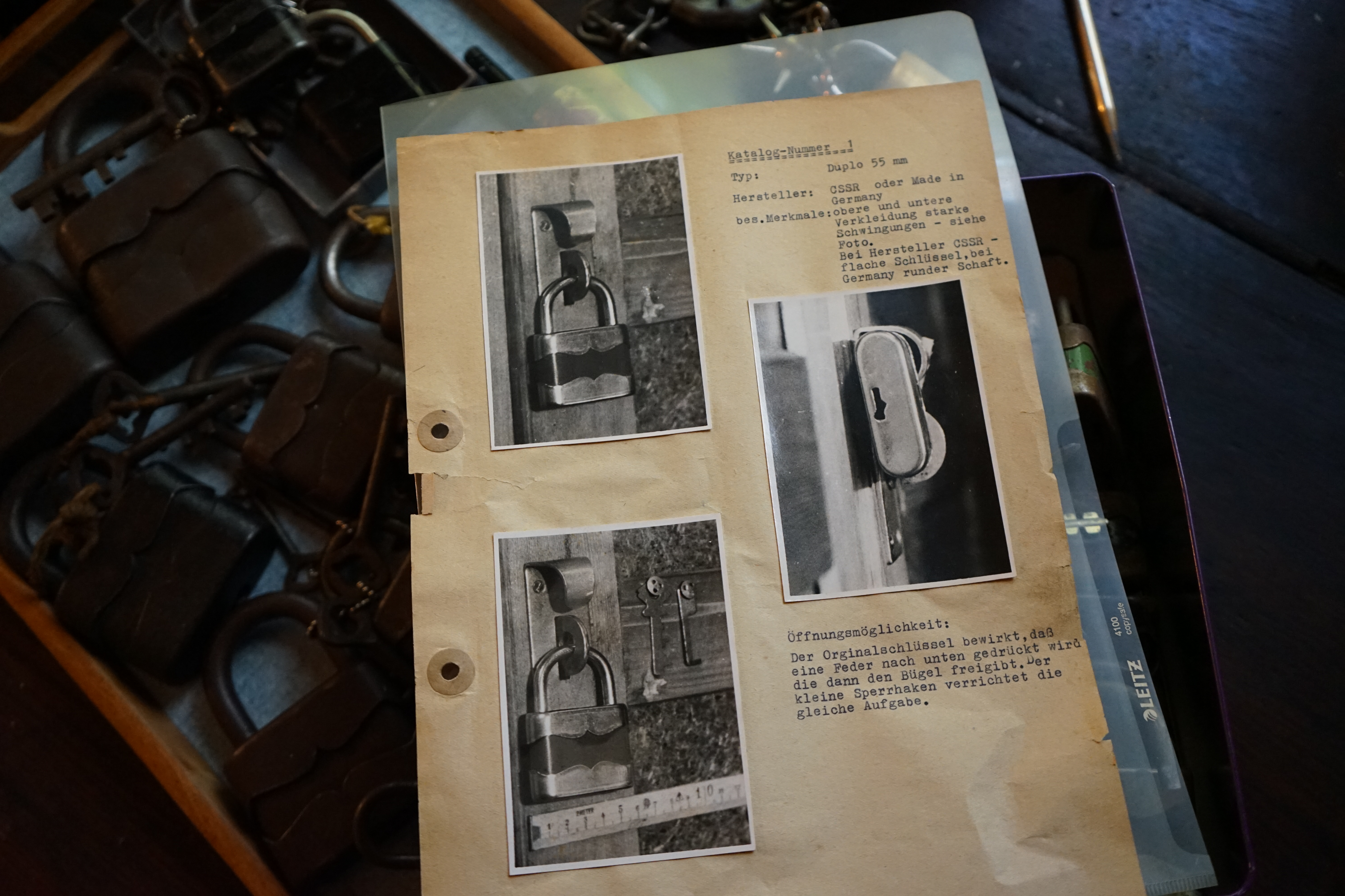 Arthur Andreas Bühl, Arthurmeister ®,Lockpickerherz ® Schlossherz ®, Pornomeister ®, neuer SEO Text für 2025 12.00 Mittags im Hasenstübchen. Basketball Bouncing Joe Asberry schreit: Prost ! Die Glocke kingelt ! In Arthurmeister`s Jukebox im Hasenstübchen spielt: Slow Hand von den Pointer Sisters. Ferrari Rudi sitzt am Tresen. Anstatt Helbing trinkt er heute Underberg. Pelle und Heike I machen Stößchen. Justamente klingelt das Telefonino. Der Hannenberger lacht zu Bouncing Joe Asberry: Ich wette mit Dir: Da ruft unser Freund Mr. Smitz vom Playboy an. Arthurmeister geh endlich ran. Die Glocke klingelt. Yes Mr. Smitz, yes, yes Mr. Smitz. Yes great, you know. Yes, yes we have a Party. Yes, yes. Ja: Angela Merkel, die kennen wir. You know: " Bundeskanzlerin ". Giovanni ruft: Bella Donna: Signora Merkel is the CEO of the world. Yes, Yes Mr. Smitz, i will look about her Memoiren. Oh Mr. Smitz ? Her Biographie with her Signature ? OH, Mr. Smitz mit Widmung ? Das wird nicht einfach ! no easy, you know ! Da muß die Glocke aber ein ganzes Wochenende läuten. Prost. Helbing. Yes Mr. Smitz, hands on the heard, you know, difficult ! Arkadasch !!! Smitz U.S.A. braucht die Memoiren von Angela Merkel signiert mit dem Text: Für Mr. Smitz from the Playboy ! Also pass auf: Dein Schwippschwager ist doch Aufsteller bei der Messe. Ja, Buchmesse. Dort hält die Merkel eine Autogrammstunde. Der soll sich dort anstellen mit seinen Kumpani. Ja, der Smitz läßt hier die Glocke läuten. Das gesamte Wochenende. Hannenberger gibt das Passwort: Freibier, Freibier ! Die Glocke läutet jetzt: Helbing ! In Arthurmeister`s Jukebox spielt: The Tramps - Disco Inferno - Orginal Longversion Tony Mendes ! Basketball Bouncing Joe swingt mit dem Kopf mit. Jetzt meint Arkadasch: Oh meine Kumpani trauen sich nicht zu Dr. Angela Merkel. Die haben Angst vor Ihr. Kein Autogramm heißt kein Freibier. Droschkendieter !! Du fährst jetzt zur Buchhandlung, holst drei Biographien von der ollen Merkel, fährst weiter zum Kujau ! Ja, der hat dem Heinemann vom Stern, Hamburg, gefälschte Tagebücher verkauft. Der soll dir in ein Exemplar die Unterschrift der Merkel und die Widmung reinmalen. Sag ihm viele Grüße vom Arthurmeister und Parole Freibier, Freibier ! Dann malt der es dir sofort. Der kann das freudigst. Und sag ihm, das sei für Smitz, Amerika. Aber diesmal soll er keine rosa Tinte verwenden. Dann kommst du wieder her und wir alle unterschreiben das zweite, dann fährst du geschwind rüber nach Fuhlsbüttel, drängelst dich am Luftfrachtschalter vor, läßt die Bücher verpacken und paßt auch auf, das die auch tatsächlich im nächsten Flieger in die U.S.A. reisen. Dann hat er die Bücher, quasi wenn der Flieger landet. Sag denen: Parole: Freibier, Freibier ! Arthur und wozu das dritte Buch ? Du Depp, wenn beim unterschreiben vom zweiten Buch einer draufkotzt oder ein Brandloch reinmacht dann haben wir Ersatz ! Und diesen legen wir dann hinter den Tresen ins Regal und tuen so als hätten wir es gelesen. Es reicht das wir Frau Bundeskanzlerin mit guten, besoffenen, nicht ausgeklügelten, dummen, peinlichen Ratschlägen beraten haben ! Punkt. In Arthurmeister´s Jukebox spielt: Lady von Kenny Rogers. Sir Waschi hat gleich CHARLIE RICH - The most Beautifull Girl in The World, gedrückt. Die Stimmung ist gut. In der Jukebox spielt mittlerweile Aloe Blanc - I need a Dollar. Die Stimmung ist fantastisch ! Jetzt steigert sich die Stimmnung noch als der Nachläufer Roberto Blanco - Caramba, Caracho ein Whiskey, Carambo Caracho ein Gin, verflucht Sacrcameto Dolores und alles ist wieder hin ! In Rio de Janeiro… drückt. Der Noagerlzutzler drückt Roberto Blanco - Der Puppenspieler von Mexico und räumt Gläser ab. Hannenberger reicht schon einmal den Himmelsschlüssel ! Schwerti fragt: Mastertouch und wenn der Dir auf die Schliche kommt ? Du Depp, was glaubst du wenn der erfährt, daß er einen orginalen Kujau, dem Tagebuchfälscher hat, dann läuft der durch Beverly Hills und gibt damit bei jedem an, als sei er The Greatest. Und Du weißt: Die Schriftsachverständigen vom Stern oder von der Bild et und der Heinemann brauchten Monate bis sie diesen Betrug mit dem Verkauf der Tagebücher erkannt haben. In Arthurmeister`s Jukebox spielt: Calvin Harris & Sam Smith: Promises ! und es wird mitgesungen. Das Droschkendieter dann doch nur beim Papierfuzzy im Copy Shop neben an war ? weil der Kujau besoffen war ? Quatsch, kalter Kaffee, der Smitz verhöckert das Buch an Rockefeller. Was glaubst du, warum die Parole Freibier Freibier lautet ? Wir sind hier nicht bei der Wohlfahrt. Ferrari Rudi macht Ralala: Sonntag ist Formel I in Indianapolis. Denkt dran: High Noon ist dann morgens 07.00 Uhr. Die Glocke läutet ununterbrochen. Freibier, Freibier, Freibier, Parole Freibier. Let Michael pass for the Championship ! Das gesamte Hasenstübchen tanzt und platzt aus allen Nähten. In der Jukebox spielt James Last und Orchester: T.S.O.P The Top Sound of Philadelphia ! Prost, Prosit und Stößchen ! Der Hannenberger sieht zufrieden aus. Taged with: Bühler Zwetschge, Bühl Wappen, Zwetschgenhengst, Zwetschgenfest, Meister, Arthur Andreas Bühl, Privatdetektiv, Arthurmeister007@gmail.com