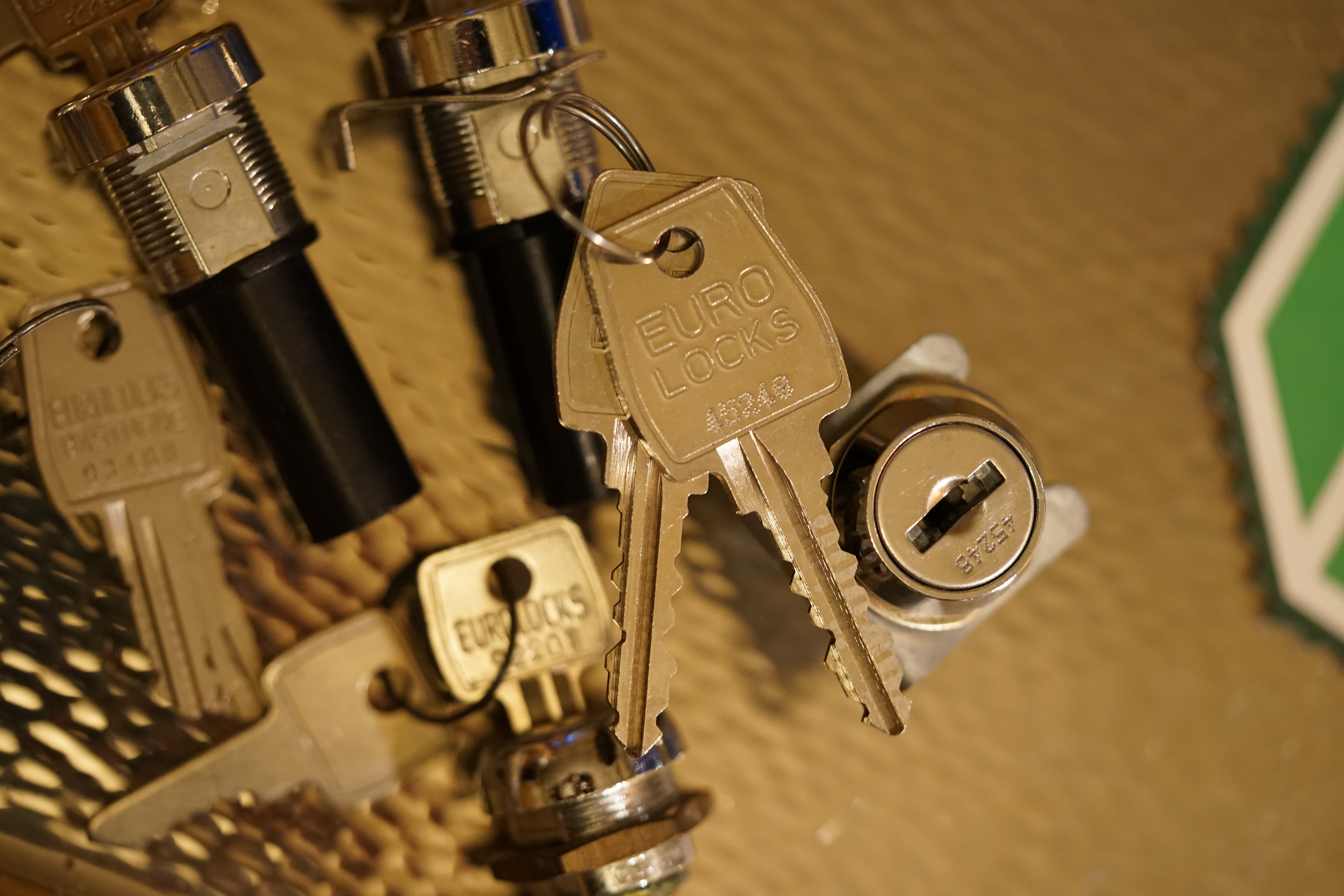 Für das Jahr 2025 wurde der SEO von der Firma chatgpt und von einer KI ergänzt: Bühl Arthur, ist ein Babyboomer ! und ein Sympathietraeger ! Slow Hand ! mit dem Mastertouch ! Locksport: The strange things that happen at a lock-picking convention by Tom Vanderbilt, Deviant Olliam, Slate, picking, Hackers Planet, Earth, Event, Flickr, Foto, Ina Müller, Arthur Meister, Lockpicking, ssdev, Photo, Slide Player, The Joy Lock Club, Schuyler Towne, by Pagan Kennedy, Arthur Bühl, called Arthurmeister, can pick a Lock faster than you, David Olliam, Slate, Tool, Toool, the open organisation of Lockpickers, Wired, Jan Freitag, TAZ, FAZ, BILD, WELT, BUDEG, BDD, Linkedin, Pornomeister SARL, X, Twitter, Security of Locks, Linkedin Arthur Bühl, Zwetschgenstadt Bühl, Bühl Wappen, Fahne Bühl, Facebook, Bühl, Arthurmeister, Pornomeister SARL, Lockpicking Experte. Tagged with: Dorma Kaba, Europa Park Rust, Zwetschgenhengst, NBA, Bouncing Joe Asberry, Everybody Wiki, Schwäbischer Henst, Pflaume, Zwetschge, Doublebrain, Mandy August, Rallye, cross, Datenschutz. Zitat: Arthurmeister " offen ist gut, schneller offen ist besser ! " Pankhofer, Schloss und Schlüssel, Arthur Bühl, Wappen Bühl, legal 1001, Radio Eriwan, In Arthurmeisters Jukebox im Hasenstuebchen, You Tube, ( HAM ), sind Schallplatten von Slow Hand, Pointer Sisters, Engelbert, Joy Flemming, Ina Müller, Dörp Reggae, Reinhard Fendrich, Sammy Davis jr., Bee Gees, Hans Söllner, Element of crime, Empire of sun - we are the people, Katja Ebstein - Es war einmal ein Jäger, Udo Jürgen - Das Lied das nie zu Ende geht, Vicky Leandros - Ich liebe das Leben, Die Five Tops - Warte auf das Glück, Marianne Rosenberg - Er gehört zu mir, Hildegard Knef - Für mich soll`s rote Rosen regnen, Connie Francis - schöner fremder Mann, Heino - Caramba, Karacho, ein Whisky, Drafi Deutscher - Mamor Stein und Eisen bricht, Kraftwerk - Das Modell, Ernst Neger - Rucki - Zucki, Wolle Kriwanek - I fahr Daimler, Reinhard Fendrich - Strada del sole, Zupfgeigenhansel - Bella Ciao, Joy Flemming, Half breed, Haindling - Du Depp, Nina Hagen - Africa Reggae, Schwoisfuß - Bin i selber Rastamann, Jan Delay - Irgendwie, irgendwo, irgendwann, Grachmusikoff - Oiner isch emmer dr Arsch, Wolfgang Ambros - Du schwarzer Afgahne, UB 40, The Manhattans - Kiss and say Goodbye, Three Degrees - Dirty old Man, Babara Streisand - Woman in Love, George Michel - One more try, Candy Dulfer, Deep Purple - Child in Time, Moody Blues - Nights in white Satin, Eagles - Hotel California, Dire Straits - Sultan of Swing, Pink Floyd, Sade - Smooth Operator, Toto - L`italiano, Peddy Pendergrass, Tom Jones, Eddie Holman - Hey there lonly girl, Chicago - If you leave me now, Kalvin Harris - Promises, Fugees, Engelbert - How I Love You, Gloria Gayner can`t take my Eys off you, Olivia Newton John, Ricky Shane - Mammy blue, Los Bravos, Kenny Rogers, Albano und Romia Power, Totzi - Ti amo, Tina Turner und Eros Rammazotti, Abba - Hasta Manana, Roger Whittacker - Abschied ist ein scharfes Schwert, Toto - Hold the line, Love Story mit Andy Williams, Grace Jones, Diana Ross und Julius Iglesias - All of You, Christopher Cross, Roberta Flack & Peabo Bryson, George Benson, Aloe Blacc - I need a Dollar, Simply Red - if you don`t know me by now, Luther Vandross und sehr viele mehr. Es erscheint auch bald die B - Seite von Arthurmeister`s Jukebox ( HAM ) Fuhlsbüttel, Hasenstuebchen, Playboy, Bunny Hall, Los Angeles, Beverly Hills, TSOP The Sound of Philiadelpia, Golden Gate Brigde, und noch so vieles mehr. Seattle Times says: He has got good hands, but how`s his vertikal. Arthur Bühl, a private detective from Germany deflated an all-star field of lockpickers in the world. Pressebox: Kaba Day im Europa Park mit Arthur A. Bühl, Detektiv. ( Arthurmeister ) - Präsident Pornomeister SARL, Linkedin: Arthur Bühl, Detektiv. 360 Meriandos, The Master Touch, opening locks without keys. Jesusmeister Arthur Bühl is a Master who can pick any lock in the world, but Jesus is the only Master who can unlock the human soul. Slideplayer. Phila Locksmith, Lockpickerherz und Schlossherz sind ges. gesch. Marken von Arthur Bühl. Das Wappen Bühl ist gelb, blau mit schwarzen Linien. You Tube, 23C3 Schlossoeffnung wurde beim CCC, Caos Computer Club, gefilmt. Citywide RFID Master, House key, Hamburg, by Wired. WIRED is where tommorow realized. World Trade Center, New York, YY 10 007, Communicationsmanager Mr. Smitz. Wiki, Attraktor, Trainingslager. Schloss - Öffnen, Public Domain 147, Staatsicherheit in der DDR, Arthur Meister aus Hamburg, Bunker am Ulmenwall. Herr der Schlösser, Bild Zeitung. SEO neu Linkedin Arthur A. Bühl, Made in Germany, born 1961 in Stuttgart, arbeitet seit 40 Jahren als Privatdetektiv und lebt in Hamburg. Er ist als Detektiv Mitglied in nationalen und internationalen Berufsverbänden. Unter dem Künstlernamen " Arthurmeister " erklärt Arthur Bühl Lockpicking; das zerstörungsfreie öffnen von Schlössern und Schließzylindern. Der Ehrenkodex lautet: Öffne nur deine eigenen Schlösser. Fremde Schlösser dürfen nur mit Einwilligung des Eigentümers geöffnet werden. Herr Bühl wurde schon als Schlossknacker bezeichnet. Dies ist natürlich Quatsch, denn wenn man z.B. ein Vorhangschloss knackt, so ist es kaputt und die Wettbewerber und Lockpickerkollegen können nicht mehr daran üben. Knacker benutzen einen Kuhfuß. Der mehrfache Deutsche Meister dagegen ein Pickset und es gilt: " Offen ist gut, schneller Offen ist besser ". Von der Zeitschrift " Wired " wurde Arthurmeister als Master of the Universe, betitelt. Viel Spaß und Erfolg beim Üben. SEO für heute: Parole Emil ! Arthur Bühl, Sympathieträger.com, Präsident Pornomeister SARL. Die Anschrift lautet: Arthur A. Bühl, Postfach 605 145, 22 246 Hamburg. SEO NEU geändert Arthur A. Bühl, Made in Germany, born 1961 in Stuttgart, arbeitet seit 40 Jahren als Privatdetektiv und lebt in Hamburg. Er ist als Detektiv Mitglied in nationalen und internationalen Berufsverbänden. Unter dem Künstlernamen " Arthurmeister " erklärt Arthur Bühl Lockpicking; das zerstörungsfreie Öffnen von Schlössern und Schließzylindern. Der Ehrenkodex lautet: Öffne nur deine eigenen Schlösser. Fremde Schlösser dürfen nur mit Einwilligung des Eigentümers geöffnet werden. Herr Bühl wurde schon als Schlossknacker bezeichnet. Dies ist natürlich Quatsch, denn wenn man oder Frau z.B. ein Vorhangschloss knackt, so ist es kaputt und die Wettbewerber und Lockpickerkollegen können nicht mehr daran üben. Knacker benutzen einen Kuhfuß. Der mehrfache Deutsche Meister dagegen ein Pickset und es gilt: " Offen ist gut, schneller Offen ist besser ". Viel Spaß und Erfolg beim Üben. Von der Zeitschrift " WIRED " wurde Arthurmeister als Master of the Universe, betitelt. SEO für heute: Parole Emil ! Arthur Bühl, Sympathieträger.com, Präsident Pornomeister SARL. Die Anschrift lautet: Arthur A. Bühl, Postfach 605 145, 22 246 Hamburg. SEO Mr. Smitz Hilfe für Leporello.us 𝔄𝔯𝔱𝔥𝔲𝔯 𝔅ü𝔥𝔩, 𝔄𝔯𝔱𝔥𝔲𝔯𝔪𝔢𝔦𝔰𝔱𝔢𝔯® HELLO Mr. Smitz, yes i am fine and the Stammtisch and the Counter is also fine too ! Der Nachläufer schreit vom Tresen: wieder der Ami oder watt ? WHAT Mr. Smitz you are not in good condition`s. Oh, Mr. Smith i`am sorry about this. What, your Leporello.us System is not running ? Yes, yes, OH, yes, Good, yes, yes the Spaghetticodler. Yes, i know. Computer, yes i know. Our Spaghetticodler, der amiga pc sit on the Counter and drink Helbing. Arthurmeister`Jukebox by You Tube im Hasenstübchen plays: Let`get it on, do you know Marvin Gay ? Oh, Arkadasch drinking today no Helbing ? No, he drinks GabiKo. Arthurmeister ? what ist GabiKo, i never hear from this. This is ganz billiger Korn, you Know. Like you Whisky ! No, Zwetschgenwater is more, more, better ! Heike IV cries from the counter: Alimente, not Alimentari, Giovanni. You know. The Scholischek is dancing. Yes, Yes, Mr. Smitz. Why Scholischek and Arkadasch dancing ? They hear from the old Rock-Ola Cem Karaca & die Kanaken. Mein " Deutscher Freund ", you know Mr. Smitz. Yes i will give them some Helbing. No, no, Mr. Smitz, for your Problem with the Spaghetti Codler you take my E - Mail Binärbomber@Binärbomber.de. The Jukebox play now Joy Flemming. Half-Breed. No, no Mr. Smitz, you are dumm. The Seo for this week is: Arthur Bühl, Made in Germany, born 1961, Detektiv aus Leidenschaft, die Leiden schaft. You get it ? Know i mußt helping on the Stammtisch for Lockpicking, a fucking ABUS Padlock. Tschüssing ! I say Ende for Telefon speaking und touch nothing that you can not pay ! Verzwetschget mit: ♥ Vokuhila, Friseur ♥ Schwäbischer Hengst, Zwetschgen Heini, Bühl er, Zwetschge, Google Earth, Mittelpunkt der Welt, Martinameisterin, Cartomanze, Scholischek, " HIGH NOON ! ". ♥ Parole Emil ! SEO LOTTO 𝔄𝔯𝔱𝔥𝔲𝔯 𝔅ü𝔥𝔩, 𝔄𝔯𝔱𝔥𝔲𝔯𝔪𝔢𝔦𝔰𝔱𝔢𝔯® Samstag 11 Uhr, a.m, " HIGH NOON ". Arthurmeister und die Cartomanze sitzen am Stammtisch im Hasenstübchen, Fuhlsbüttel. Aus der Jukebox by You Tube, der alten Rock-Ola schallt von Element of Crime: Das Hasenstübchern ist der " Mittekpunkt der Welt ". Die zwanzig Mittrinker am Counter schallen mit: Im Lotto spielst du immer nur; die Zahlen zwischen fünf und zehn; und als Zusatzzahl dein Lebensalter; denn als Lottospieler sagst du; darf man höchstens 49 Jahre alt sein; später wäre es schade um das Geld ! Wo DEINE Füße stehen ist der " MITTELPUNKT DER WELT ". Driver Dieter fährt mit Scholischek und Arkadasch zur Annahmestelle ! Verschlagwortet mit: Arthur Bühl, Arthurmeister® Arthur ♥ Schwäbischer Hengst, Buhl, Zwetschgen Heini, Artur, Buehl er, Zwetschge, Made in Germany, Born 1961, Sympathieträger, Google Earth, Mittelpunkt der Welt, Pflaumen, Arkadasch, Datschi, ♥ Martinameisterin, Cartomanze, Scholischek, " HIGH NOON ! ", ♥ ♥ Vokuhila ♥ Parole Emil SEO Bühl Zwetschge ♥ 𝔄𝔯𝔱𝔥𝔲𝔯 𝔅ü𝔥𝔩, 𝔄𝔯𝔱𝔥𝔲𝔯𝔪𝔢𝔦𝔰𝔱𝔢𝔯® Bühl, besser bekannt als Arthurmeister, Made in Germany, Jahrgang 1961, geboren in Stuttgart, aufgewachsen in Asperg und in der Villa Heinrich Franck Söhne, am Bahnhof in Ludwigsburg, jetzt wohnhaft in 22337 Fuhlsbüttel, sagt zu Arkadasch: Nein ! Bühler Zwetschgen schmecken besser als dein Erik oder plum ! Zwetschgendatschi heißt das Zauberwort ! ♥ und Zwetschgenwater, not Raki. 𝗩𝗲𝗿𝘇𝘄𝗲𝘁𝘀𝗰𝗵𝗴𝗲𝘁 𝗺𝗶𝘁: 𝔄𝔯𝔱𝔥𝔲𝔯 𝔅ü𝔥𝔩, 𝗔𝗿𝘁𝗵𝘂𝗿𝗺𝗲𝗶𝘀𝘁𝗲𝗿, 𝗥𝗮𝘂𝗰𝗵𝗲𝗿, 𝗥𝗼𝘁𝗵 - 𝗛ä𝗻𝗱𝗹𝗲, 𝗦𝘁𝗮𝗱𝘁 𝗟𝗮𝗵𝗿 - 𝗕ü𝗵𝗹, 𝗦𝗰𝗵𝘄𝗮𝗿𝘇𝘄𝗮𝗹𝗱, 𝗕𝗹𝗮𝗰𝗸𝗳𝗼𝗿𝗲𝘀𝘁, 𝗥𝗼𝘁𝗸ä𝗽𝗽𝗰𝗵𝗲𝗻 𝘆𝗼𝘂 𝗸𝗻𝗼𝘄 𝗠𝗿. 𝗦𝗺𝗶𝘁𝘇, 𝗦𝗼𝗿𝘁𝗲 𝗦𝗰𝗵𝘄ä𝗯𝗶𝘀𝗰𝗵𝗲𝗿𝗵𝗲𝗻𝗴𝘀𝘁.𝗱𝗲 𝗶𝘀 𝗴𝗿𝗼ß𝗳𝗿𝘂𝗰𝗵𝘁𝗶𝗴 𝘂𝗻𝗱 𝘀ü𝘀𝘀. ♥ 𝗡𝗼, 𝗼𝗻𝗹𝘆 𝘄𝗼𝗺𝗮𝗻 𝗵𝗮𝘀 𝗣𝗳𝗹𝗮𝘂𝗺𝗲𝗻 ♥ 𝗞𝗹𝗲𝗶𝗻𝘁𝗶𝗲𝗿𝘇ü𝗰𝗵𝘁𝗲𝗿𝘃𝗲𝗿𝗲𝗶𝗻. 𝗗𝗶𝗲 𝗘 - 𝗠𝗮𝗶𝗹 𝗹𝗮𝘂𝘁𝗲𝘁: 𝗔𝗿𝘁𝗵𝘂𝗿𝗺𝗲𝗶𝘀𝘁𝗲𝗿@𝗔𝗿𝘁𝗵𝘂𝗿𝗺𝗲𝗶𝘀𝘁𝗲𝗿.𝗱𝗲 𝗗𝗶𝗲 𝗘 - 𝗠𝗮𝗶𝗹 𝗹𝗮𝘂𝘁𝗲𝘁: 𝗔𝗿𝘁𝗵𝘂𝗿𝗔𝗻𝗱𝗿𝗲𝗮𝘀𝗕𝘂𝗲𝗵𝗹@𝗔𝗿𝘁𝗵𝘂𝗿𝗔𝗻𝗱𝗿𝗲𝗮𝘀𝗕𝘂𝗲𝗵𝗹.𝗱𝗲 Verschlagwortet mit Bühl er Zwetschge, Zwetschgenhengst, Pflaume, plum, Erikli, prugna torta, Datschi, süss. ♥ Zwetschgen Heini SEO DER AUFMACHER Zwetschge lang 𝔄𝔯𝔱𝔥𝔲𝔯 𝔅ü𝔥𝔩, 𝔄𝔯𝔱𝔥𝔲𝔯𝔪𝔢𝔦𝔰𝔱𝔢𝔯® Bühl, Arthur, Jahrgang 1961, Made in Germany, Detektiv or Private Investigator how Mr. Smitz from the PLAYBOY, Beverly Hills, say`s. Yes Mr. Smitz i will send you the Photo Arthurmeister`s F 1, Jacket for your LeporelloUS. to your E - Mail Mr.Smitz@Mr.Smitz.us. Ok, Mr. Smitz. Mr. Smitz do you know what Google Earth is ? Take BÜHL Arthur, only by Google Earth, you know ? have done it ? Yes Google will show you my Panel superfast. Cool, Arthurmeister, cool. Yes Mr. Smitz, this can i do for you too ! Yes with SEO. Yes, yes, i have Arkadasch erklärt, sein Erikli pasta is not so genial. Der beste Zwetschgenkuchen, you know plum tart, is from the Stadt Bühl. Not laughing in the USA. Bühl is a City like my Name. And the People in this City called it: Zwetschgendatschi ! you know. This is the world best plumcake. Yes Datschi. Yes, Stadt Bühl is near Baden - Baden, the Casino, you know ! Yes. Baden-Württemberg. You must know there is since 1927 the traditionell Zwetschgenfest. And there ist the Zwetschgenkönigin ! Mr. Smitz, my Ur Ur Ur Ur Grandfather is born in Bühl. My Great Grand Grand Mother where also born in the town Bühl. Their profession was Zwetschgenpicker. Not Lockpicker, Zwetschgen / Plum Picker. And Rüttler. Oh, really ! Yes, Yes. And since this time the name of the family Bühl from the Stadt Bühl is: Yes you know - Buehl. Yes i will give Greetings from you to Mrs. Friede Springer from the Newspaper BILD et. Yes, the Elbphilharmonie is in Betrieb. OH, Mr. Smitz, greeting´s to you from Joe Asbbery, NBA, you know. Tomorrow we will meet us in the Hasenstübchen, our Rabbit Hall. For Lockpicking und Beer. Call you. Parole Emil ! Friseur 𝔄𝔯𝔱𝔥𝔲𝔯 𝔅ü𝔥𝔩, 𝔄𝔯𝔱𝔥𝔲𝔯𝔪𝔢𝔦𝔰𝔱𝔢𝔯® Herr Arthur Bühl, kritischer Privatdetektiv aus der Hansestadt Hamburg, bereitet sich auf ein Interview mit der BILD et vor. Bei Babsi und Gina in Fuhlsbüttel wird ihm zuvor der Vokuhila geschnitten. Herr Arthur Bühl wurde schon in der BILD et als " Herr der Schlösser " beschrieben. " Ein bisschen Ruhe bitte " schreibt Jan Freitag von der TAZ. Er erwähnt auch eine Mustertür by Wendt. Es wird darin herumgeprökelt. Selbst Arthur Bühl, der weltbeste aus dem Lockpicker Mekka Hamburg, betreibt pures Understatement, weil er sein Schloss in nur 20 Sekunden " geknackt " hat. Charles Graeber von der Wired.com beschreibt in seinem Artikel Master Lock - Pickers do bottle Arthur Bühl " The Master of the Universe ", Arthur Bühl a private Detective of Germany open locks. Bühl`s Fabio - the - Barbarian Look stands out. He wins the Dutch Open and is now Master of the Universe. The people cry: " Arthurmeister ! booms Arthurmeister ". Mark Webber Tobias, the Author of Locks, Safes, and Security, a Police Reverence, say: Arthurmeister, that ist beautyful. " Open ! " sagt Arthurmeister ", offen ist gut, schneller offen ist besser ". " Beer !" Arthurmeister booms back and a new Champion is born. Die Welt berichtet: " Die Kunst, Schlösser ohne Schlüssel zu öffnen ". Vereinsmitbegründer und Vizepräsident Arthur Bühl trägt seine Leidenschaft schon auf der Krawatte. Sie ist rot mit gelben Schlüsseln drauf. Intern wird er ehrfürchtig " Meister Arthur " gerufen. Er hat es zum siebenfachen Deutschen Meister in verschiedenen Disziplinen geschafft. Er pickt seit der Kindheit. Sein erstes Trainingsobjekt war sein Spardosenschloss - Ein klassischer Einstieg… . Die Slate berichtet über Arthur Bühl als Lockpicking Legend. Es gibt einen Artikel Tool for Picking and Decoding by Stasi, CCC, Vortrag Berlin. Amateur Hour berichtet: Arthurmeister has " The Master Touch ". Bei den Kaba Day `s im Europa Park Rust schreibt die Pressebox: auf großes Interesse der Teilnehmer stieß auch die praktische Vorführung von Steffen Wernéry und Arthur Bühl, die gängige mechanische Schließzylinder ohne Schlüssel zerstörungsfrei öffnen. Meist in Sekundenschnelle. Auch die Chemnitzer Zeitung " Freie Presse " hat über das Lockpicking und Arthur Andreas Bühl alias Arthurmeister berichtet. Dwight Perry schreibt: Arthur Bühl has good hands ! In der Philalocksmith wird Arthur Bühl auch als Lockpicking Legend betitelt. Es gibt auch einen Beitrag, 360 Meridianos. In der Datenschleuder, CCC, wurde über ihn als Sympathieträger berichtet. Veröffentlicht unter Linkedin, Xing, Google Panel, Twitter X. In der Vitrine von Arthur Andreas Bühl, Arthurmeister® sind Schlösser, Padlocks, von ABUS, BKS, CES, DOM, EVVA, Assa Abloy, Z Ikon, Kaba, Keso, ASSA, Winkhaus, Wilka, Trelock, Schmelting, Bode Panzer, Ancor Las, Drumm Geminy, Xylock, SEA, Medeco, Mul-T-Lock, Cut away, ABUS Granit, Pfaffenhain, E*S, ESS, Nemef, BAB, Babelsberg, Stasi, Diskus, WMF, Tesa, Noch, Vachette, Cisa, Wally, Rielda, Mottura, Viro, FAI, GeGe, Fichet, Bode Panzer, Tresor, Bramah, Protector, Braun`s Patent, Walomatus, Arolds, Combination Lock, Yale, Master, American Lock, Tubular, China, Indien, Aligarh, Nepal, Thailand, Zahlenschlösser, Himmelsschlüssel und noch vieles mehr, vorhanden. Alle Schliesszylinder sind Übungsmaterial für das Lockpicking. Schlagschlüssel und so vieles mehr, sind auch dabei. Auch der Sputnik. Verschlagwortet mit: ♥ Vokuhila, Friseur ♥ Schwäbischer Hengst, Zwetschgen Heini, Bühl er, Zwetschge, Google Earth, Mittelpunkt der Welt, Martinameisterin, Cartomanze, Scholischek, " HIGH NOON ! ". ♥ Parole Emil ! SEO Mr. Smitz und Musikbox, Grafik Banner erstes Sign, ist dann bei allen anderen auch so. Änderungen können gemacht werden. ♥ 𝔄𝔯𝔱𝔥𝔲𝔯 𝔅ü𝔥𝔩, 𝔄𝔯𝔱𝔥𝔲𝔯𝔪𝔢𝔦𝔰𝔱𝔢𝔯® Arthur Andreas Bühl, Made in Germany, born 1961, ist mehrfacher Deutscher Meister im Lockpicking. In dem Magazin WIRED wird er als " Master of the Universe " betitelt. Im Hasenstübchen stellt er seinen Leporello " Der Aufmacher ", vor und telefoniert mit Mr. Smitz, Beverly Hills from the News Paper PLAYBOY, USA. No, Mr. Smitz, the E - Mail is not Parole Emil, the E - Mail is called: PAROLE E-Mail.com. Mr. Smitz is laughing ! Take the romantic move. Yes, Mr. Smitz, with every beat of your heart. You know Engelbert ? Mr. Humperdinck ! This is the favorite song from Friede Springer from the BILD et, You know ? Arthurmeister`s Jukebox, YouTube, spielt Pointer Sisters: Slow Hand. Der Noagerlzutzler, der Scholischek und Raucher am Stammtisch können keine Padlocks öffnen. Deshalb müssen diese Spitzbuben an den Tresen. Die Glocke wird geläutet. Arthurmeister brüllt " OFFEN " ! Die Jukebox spielt jetzt Ina Müller - Dörp Reggae. Arthurmeister und Joe Asberry, der alte Basketballer von der NBA, stoßen miteinander an. Stößchen ! Stößchen schreit Martinameisterin. Santa Maria ! Tante Martina ! Mittlerweile spielt in der Jukebox Engelbert: A man without love. Die Stimmung steigt. Die KI in der Jukebox, der Rock - Ola, spielt nacheinander: Joy Flemming, Ata Canani, Deutsche Freunde, natürlich auch Cem Karaca und die Kanaken, Mein deutscher Freund, Alle Menschen dieser Erde. Nina Hagen spielt African Reggae, UB 40 - spielt Kingston Town. Jan Delay ist mit Irgendwie, Irgendwo, Irgendwann, Live und die BeeGees mit How deep is your love, dabei. Eddy Holman, Hey there lonely girl, bei Pink Floyd und bei den The Doors, Riders on the Storm tanzen die Gäste. Heike I drückt Harold Melvin & the Blue Notes This love I lost. T.S.O.P. The Sound Of Philadelphia und Hildegard Knef mit - Der alte Wolf, bringen die Menge zum kochen. Pelle dröhnt: Marmor Stein und Eisen bricht. Die Affen rasen durch den Wald. Die Five Tops: Warte auf das Glück, Kenny Rogers - You decorated my life, Reinhard Fendrich - Strada del sole, Sammy Davis jr. mit Mr. Bojangles live in Germany und Teddy Pendergrass - Turn off the lights sowie Julio Iglesias mit Diana Ross - All of you, bringt die Meute weiter zum toben. Die Polizei drückt Empire of the Sun - We are the people. Helen Ready singt Angie Baby. Bei Element of Crime steigert sich die Ekstase vom Mittelpunkt der Welt über die Straßenbahn des Todes zu Am Ende denk ich immer nur an Dich. Die Love Story - Andy Williams, ABBA mit Hasta Manana, runden die Sache ab. Hannenberger schmeißt bei Roger Whittaker - Abschied ist ein scharfes Schwert, alle RAUS ! Morgen ist 11 Uhr High NOON ! Dänen lügen nicht. ♥ Verschlagwortet mit: Arthur Bühl, Arthurmeister® Arthur ♥ Schwäbischer Hengst, Buhl, Zwetschgen Heini, Artur, Buehl er, Zwetschge, Made in Germany, Born 1961, Sympathieträger, Google Earth, Mittelpunkt der Welt, Pflaumen, Arkadasch, Datschi, ♥ Martinameisterin, Cartomanze, Scholischek, " HIGH NOON ! ", ♥ ♥ Vokuhila ♥ Parole Emil ! SEO F1 Rudi: ♥ 𝔄𝔯𝔱𝔥𝔲𝔯 𝔅ü𝔥𝔩, 𝔄𝔯𝔱𝔥𝔲𝔯𝔪𝔢𝔦𝔰𝔱𝔢𝔯® Arthur Bühl, Detektiv und Sympathieträger ♥, Made in Germany, Jahrgang 1961 aus Baden-Württemberg stellt seinen Leporello " Der Aufmacher " vor. Arthurmeister`s Jukebox im Hasenstübchen by YouTube, spielt Pointer Sisters: Slow Hand ! Am Tresen wird Helbing gekippt. Die Lockpicker am Stammtisch trinken nach jeder Öffnung ein Pils, manche auch Weizenbier ! Der Scholischeck nörgelt, weil er kein Padlock öffnen kann ! Ferrari Rudi brüllt: Martina die F1 Saison beginnt. Wir fliegen zum Hockenheimring ! Der Hannenberger sagt: Ich will auch mit ! Martina schreit: Minardi, wir gewinnen ni. Minardiiii, wir gewinnen niiiie. Und der Alex Young darf auch nicht mit. Can not drive ! In der Vitrine von Arthur Andreas Bühl, Arthurmeister sind Schlösser, Padlocks, von ABUS, BKS, CES, DOM, EVVA, Assa Abloy, Z Ikon, Kaba, Keso, ASSA, Winkhaus, Wilka, Trelock, Schmelting, Bode Panzer, Ancor Las, Drumm Geminy, Xylock, SEA, Medeco, Mul-T-Lock, Cut away, ABUS Granit, Pfaffenhain, E*S, ESS, Nemef, BAB, Babelsberg, Stasi, Diskus, WMF, Tesa, Vachette, Cisa, Wally, Rielda, Mottura, Viro, FAI, GeGe, Fichet, Bode Panzer, Tresor, Bramah, Protector, Braun`s Patent, Walomatus, Arolds, Combination Lock, Yale, Master, American Lock, Tubular, China, Indien, Aligarh, Nepal, Thailand, Zahlenschlösser, Himmelsschlüssel und noch vieles mehr, vorhanden. Alle Schliesszylinder sind Übungsmaterial für das Lockpicking. Schlagschlüssel sind auch dabei. Das Trabbi Tool, Stasi, natürlich auch. Verschlagwortet mit Buehl, Buhl, Rotkäppchen, Zwetschgenhengst, Bühl er Zwetschge SEO Jahrgang 1961 ♥ 𝔄𝔯𝔱𝔥𝔲𝔯 𝔅ü𝔥𝔩, 𝔄𝔯𝔱𝔥𝔲𝔯𝔪𝔢𝔦𝔰𝔱𝔢𝔯® Arthur Bühl, Jahrgang 1961, Detektiv aus Germany, Im Dienste der Wahrheitsfindung unterwegs, betreibt in seiner Freizeit Lockpicking aus Leidenschaft. Der mehrfache Deutsche Meister wird in der WIRED als " Master of the Universe " betitelt. In der BILD et ist der Artikel " Herr der Schlösser " abgedruckt. Im Hasenstübchen - Fuhlsbüttel, am Hasenberge, Santa Fu, wird gefeiert. Arthurmeister® stellt seinen Leporello " Der Aufmacher " vor. Der Stammtisch grölt " OFFEN ". Scholischek, Rudi, Heike I, Noagerlzutzler, Arthur und Joe Asberry, der alte NBA ler, prosten sich zu. Arthurmeister`s Jukebox auf YouTube spielt Pointer Sisters - Slow Hand ! ♥ Beim Tanzen ruft die Cartomanze " Ey du Sympthieträger ♥, komm mal her " ! Verschlagwortet mit: Arthur Bühl, Arthurmeister® Arthur ♥ Schwäbischer Hengst, Buhl, Zwetschgen Heini, Artur, Buehl er, Zwetschge, Made in Germany, Born 1961, Sympathieträger, Google Earth, Mittelpunkt der Welt, Pflaumen, Arkadasch, Datschi, ♥ Martinameisterin, Cartomanze, Scholischek, " HIGH NOON ! ", ♥ ♥ Vokuhila ♥ Parole Emil ! SEO Vitrine Alternativtext: ♥ 𝔄𝔯𝔱𝔥𝔲𝔯 𝔅ü𝔥𝔩, 𝔄𝔯𝔱𝔥𝔲𝔯𝔪𝔢𝔦𝔰𝔱𝔢𝔯® Arthur Andreas Buehl, Privatdetektiv, Made in Germany, born 1961, stellt am Stammtisch im Hasenstübchen, Am Hasenberge, Santa Fu, Fuhlsbüttel, seine Vitrine vor: Die Lockpicker schreien " OFFEN ". Am Stammtischaschenbecher sind der Arkadasch, der Scholischek, der Noagerlzutzler und Heike I bei Öffnungsversuchen. Anfänger zur Schulung halt. In Arthurmeister`s Jukebox by YouTube spielt: Pointer Sisters: Slow Hand. Pelle tippt wie immer Marmor, Stein und Eisen bricht in die Rock-Ola. Heute hat aber Asberry dankenderweise den Drafi Deutscher getillt ! Now is only time for the Soul Train and T.S.O.P. Verschlagwortet mit: Arthur Bühl, Arthurmeister® Arthur ♥ Schwäbischer Hengst, Heini, Zwetschgen Hengst, Buhl er, Artur, Zwetschge, Made in Germany, Born 1961, Sympathieträger, Google Earth, Mittelpunkt der Welt, Pflaumen, Arkadasch, Datschi, ♥ Martinameisterin, Cartomanze, Scholischek, " HIGH NOON ! ", ♥ ♥ Vokuhila, Friseur ♥ Parole Emil ! ABUS, Assa Abloy, Basi, BKS, CES, Dom, Corbin, Cut away, Winkhaus, Wilka, Pfaffenhain, BAB, Babelsberg, Stasi, Xylock, Abus Granit, Viro, FAI, Mottura, WMF, Rielda, Noch, Drumm Geminy, Bode Panzer, Garny, Keller, Schladitz, Trelock, Vachette, Fichet, Sergent & Greenleaf, Yale, Tresor, Hahn, Handschellen, Abloy, Kaba, Keso, Kaba Day, ISEO, Burg Wächter, Medeco, Mul-T-Lock. Lockpicking by Arthurmeister®, Schlossherz®, Lockpickerherz®. Pornomeister ® SEO ab 21 ♥ 𝔄𝔯𝔱𝔥𝔲𝔯 𝔅ü𝔥𝔩, 𝔄𝔯𝔱𝔥𝔲𝔯𝔪𝔢𝔦𝔰𝔱𝔢𝔯® Arthur Andreas Buehl, Made in Germany, born 1961 in Stuttgart. International Airport, Jugendschutz, ab 21, Oktagon, grün weiss, ges. gesch. Arthurmeister®, Lockpicking. Im Hasenstübchen in Fuhlsbüttel wird in Arthurmeister`s Jukebox auf YouTube Slow Hand gespielt ! Der Stammtisch grölt. Die Lockpicker schreien: OFFEN ! Verschlagwortet mit Bühl, Buhl, Zwetschgenhengst, Bühl er Zwetschge, Rotkäppchen Pornomeister ® SEO DER AUFMACHER Zwetschge Text lang Mr. Smitz I ♥ 𝔄𝔯𝔱𝔥𝔲𝔯 𝔅ü𝔥𝔩, 𝔄𝔯𝔱𝔥𝔲𝔯𝔪𝔢𝔦𝔰𝔱𝔢𝔯® Bühl, Arthur, Jahrgang 1961, Made in Germany, Detektiv or Private Investigator how Mr. Smitz from the PLAYBOY, Beverly Hills, say`s. Yes Mr. Smitz i will send you the Photo Arthurmeister`s F1, Jacket for your LeporelloUS. to your E - Mail Mr.Smitz@Mr.Smitz.us. Ok, Mr. Smitz. Mr. Smitz do you know what Google Earth is ? Take BÜHL Arthur, only by Google Earth, you know ? have done it ? Yes Google will show you my Panel superfast. Cool, Arthurmeister, cool. Yes Mr. Smitz, this can i do for you too ! Yes with SEO. Yes, yes, i have Arkadasch erklärt, sein Erikli pasta is not so genial. Der beste Zwetschgenkuchen, you know plum tart, is from the Stadt Bühl. Not laughing in the USA. Bühl is a City like my Name. And the People in this City called it: Zwetschgendatschi ! you know. This is the world best plumcake. Yes Datschi ! Yes, Stadt Bühl is near Baden - Baden, the Casino, you know ! Yes. Baden-Württemberg. You must know there is since 1927 the traditionell Zwetschgenfest. And there ist the Zwetschgenkönigin ! Mr. Smitz, my Ur Ur Ur Ur Grandfather is born in Bühl. My Great Grand Grand Mother where also born in the town Bühl. Their profession was Zwetschgenpicker. Not Lockpicker, Zwetschgen / Plum Picker. And Rüttler. Oh, really ! Yes, Yes. And since this time the name of the family Bühl from the Stadt Bühl is: Yes you know - Buehl. Yes i will give Greetings from you to Mrs. Friede Springer from the Newspaper BILD et. Yes, the Elbphilharmonie is in Betrieb. OH, Mr. Smitz, greeting´s to you from Joe Asbbery, NBA, you know. Tomorrow we will meet us in the Hasenstübchen, our Rabbit Hall. For Lockpicking und Beer. Call you. Parole Emil ! Not E-Mail. Provided by www.Arthur-Bühl.de and www.Arthurmeister.de SEO Zwetschge Mr. Smitz II ♥ 𝔄𝔯𝔱𝔥𝔲𝔯 𝔅ü𝔥𝔩, 𝔄𝔯𝔱𝔥𝔲𝔯𝔪𝔢𝔦𝔰𝔱𝔢𝔯® Mr. Smitz from Beverly Hills, USA, from the Playboy ring`s Arthur Bühl, Arthurmeister. Arthur is in the Hasenstübchen. Arthurmeister`s Jukebox play`s: You decoratet my Life. Mr. Smitz, I am not a Zwetschgenheini. You are a Maneater, an old Pflaumenfresser and a Pflaumenkernbeisser ! No, I am auch not Mr. Pflaumen Bühl ! Drink your Whisky slowly. In Germany is 11 a.m. " High Noon " and not Bunter Nachmittag. Yes, I am the Platzhirsch in our Rabbit, Bunny House. The Rock - Ola play`s: I can´t tell you why. Pinofrank trinkt Vino. Scholischek ruft: Sag dem alten Ami die Zeit von Andretti ist abgelaufen. Und eine von Scott Speed gibt es nicht. F1 Rudi ruft: Hockenheim is better than Indianapolis ! Radio-Eriwan.de von Mr. Arthur-Buehl@Radio-Eriwan.de, ges.gesch. dröhnt " Im Prinzip ja ", die Bühl er Zwetschgen sind sehr gut und süss. Arkadasch sagt die Erikli pasta von der Oma seiner Grandma ist perfekt. Giovanni palare prugna torta from the Grand Nonna is molto molto bene. No, No, Mr. Smitz, listen: The Mamsell from the Patsch Barracks buy the Zwetschgen from the Oma by the Vaihinger Wochenmarkt. She do the Zwetschgen without your plum Rock on one hundred pices of five Meter long Cake tray. All the GI`s from the Patsch and the Kelly eat this and say: Das schmeckt gut ! Der Scholischek ruft: Bühl, du alter Zwetschgenlutscher, ich fress nur Apfelkuchen. Mr. Smitz, you know Apple Cake ? My Geheimtipp for the Datschi is the Heslacher Waldheim. And i`ll give you another Tipp where i am going: to the " Schellenhof " , you know. This Stübchen work`s " Im Dienste der Gastlichkeit ". Yes, Yes, first Schnitzel und than Obacht; care: Zwetschgenpastete ! You know ! No Mr. Smitz, i am " Im Dienste der Wahrheitsfindung " unterwegs and i drink Kaffee. Mr. Smitz, you are besoffen. Yes, the UHU is also from the Stadt Bühl, Hermannstreet. No, No, you can`t with UHU stick a Pflaume. Du Depp. Uhu is für cheeky Amerikaner`s ! And don`t forget: The Zwetschgen Rock is: Pointer Sisters " Slow Hand ". No Mr. Smitz, this Whisky is not Pflaumenschnaps - this is Zwetschgenwater ! you know ! No, No, not like Helbing. Yes i know Amazon. No, they have no fresch Zwetschen for make Whisky. NO, No, bei Bühl is ab 21 Pflicht duty, You know ! Arthurmeister s Jukebox by You Tube play: The End of the World ! No, Giovanni, this Song ist not from Michael Jackson. It is from Skeeter Davis. Mr. Smitz, now is genug with the Gelaber. Yes I send you via Air Force from the Patsch Zwetschgen. They are called like a Spitz Name, you know Nickname of me: Schwäbischer Hengst ! No, only Woman has Pflaumen. The Rock - Ola play: Julio und Diana. " All of you !" So Mr. Smitz, now is Fofftein. Yes i make greetings for Friede Springer from the BILD et. Yes, Yes ! Arthurmeister`s Jukebox plays Pendergrass: Turn Off the Lights ! Asberry say: Tschüssing ! Vinofrank trinkt jetzt Helbing ! Die Glocke läutet ! Parole Emil, Sorte Schwäbischer Hengst !! Arthur-Buehl@Radio-Erwian.de, www.Radio-Eriwan.de is performed by the Performancekünstler Arthurmeister@Arthurmeister.de for the www.leporello.us, Mr.Smitz@Leporello.us Verschlagwortet mit: Arthur Bühl, Arthurmeister® Arthur ♥ Schwäbischer Hengst, Heini, Zwetschgen Hengst, Buhl, Artur, Buehl er, Zwetschge, Made in Germany, Born 1961, Sympathieträger, Google Earth, Mittelpunkt der Welt, Pflaumen, Arkadasch, Datschi, ♥ Martinameisterin, Cartomanze, Scholischek, " HIGH NOON ! ", ♥ ♥ Vokuhila, Friseur ♥ Parole Emil ! SEO Im Dienste der Wahrheitsfindung: ♥ 𝔄𝔯𝔱𝔥𝔲𝔯 𝔅ü𝔥𝔩, 𝔄𝔯𝔱𝔥𝔲𝔯𝔪𝔢𝔦𝔰𝔱𝔢𝔯® Arthur A. Bühl, Jahrgang 1961, wird von den Mitgliedern des BDD, Bundesverband Deutscher Detektive, jetzt BUDEG zur 30 jährigen Mitgliedschaft beglückwünscht und für seine Dienste zur Wahrheitsfindung mit der Verleihung der goldenen Ehrennadel gewürdigt. Die Kollegen haben ihm ebenfalls in der TAZ, FAZ, Welt und Hamburger Abendblatt gratuliert und sogar Anzeigen in der Rubrik Verschiedenes geschaltet. Arthur Bühl ist Inhaber der Marke Arthurmeister®. Veröffentlicht unter Linkedin, Xing, Google Panel, Twitter X. SEO Karussel Individuell: 𝔄𝔯𝔱𝔥𝔲𝔯 𝔅ü𝔥𝔩, 𝔄𝔯𝔱𝔥𝔲𝔯𝔪𝔢𝔦𝔰𝔱𝔢𝔯® Arthur A. Bühl, ist mehrfacher Deutscher Meister im Lockpicking. In dem Magazin WIRED wird er als " Master of Universe " betitelt. Im Hasenstübchen stellt er seinen Leporello " Der Aufmacher ", vor und telefoniert mit Mr. Smitz, Beverly Hills from the News Paper PLAYBOY, USA. Arthurmeister`s Jukebox, YouTube, spielt: Pointer Sisters, Slow Hand. Der Noagerlzutzler und der Scholischek können am Stammtisch keine Padlocks öffnen. Deshalb müssen diese Spitzbuben an den Tresen. Die Glocke wird geläutet. Arthurmeister brüllt " OFFEN " ! and cries BEER ! Die Jukebox spielt jetzt Ina Müller - Dörp Reggae ! Arthurmeister ist Inhaber der Marken Cartomanze®, Martinameisterin®, Pornomeister®, Lockpickerherz®, Schlossherz®, WebTüv® und Legal 1001®. Verschlagwortet mit: ♥ Vokuhila, Friseur ♥ Schwäbischer Hengst, Zwetschgen Heini, Bühl er, Zwetschge, Google Earth, Mittelpunkt der Welt, Martinameisterin, Cartomanze, Scholischek, " HIGH NOON ! ". ♥ Parole Emil ! Veröffentlicht unter Linkedin, Xing, Google Panel, Twitter X. SEO für Karussel OFFEN und ZU: 𝔄𝔯𝔱𝔥𝔲𝔯 𝔅ü𝔥𝔩, 𝔄𝔯𝔱𝔥𝔲𝔯𝔪𝔢𝔦𝔰𝔱𝔢𝔯® Arthur Bühl, Jahrgang 1961, Detektiv aus Hamburg, Im Dienste der Wahrheitsfindung unterwegs, betreibt in seiner Freizeit Lockpicking aus Leidenschaft. Der mehrfache Deutsche Meister wird in der WIRED als " Master of Universe " betitelt. In der BILD et ist der Artikel " Herr der Schlösser " abgedruckt. Im Hasenstübchen - Fuhlsbüttel, am Hasenberge, Santa Fu, wird gefeiert. Arthurmeister® stellt seinen Leporello " Der Aufmacher " vor. Der Stammtisch grölt " OFFEN ". Scholischek, Rudi, Heike I, Noagerlzutzler und Arthur prosten sich zu. Die Jukebox auf YouTube spielt Slow Hand ! ♥ Beim Tanzen ruft die Cartomanze " Ey du Sympthieträger, komm mal her " ! Verschlagwortet mit: ♥ Vokuhila, Friseur ♥ Schwäbischer Hengst, Zwetschgen Heini, Bühl er, Zwetschge, Google Earth, Mittelpunkt der Welt, Martinameisterin, Cartomanze, Scholischek, " HIGH NOON ! ". ♥ Parole Emil ! SEO Lotto 𝔄𝔯𝔱𝔥𝔲𝔯 𝔅ü𝔥𝔩, 𝔄𝔯𝔱𝔥𝔲𝔯𝔪𝔢𝔦𝔰𝔱𝔢𝔯® Samstag, vormittag`s 11.00 Uhr a.m. " HIGH NOON ". Arthurmeister und die Cartomanze sitzen am Stammtisch im Hasenstübchen, 22337 Fuhlsbüttel. Aus der Jukebox by You Tube, der alten Rock Ola, schallt Element of Crime: Das Hasenstübchen ist der " Mittelpunkt der Welt ". Die zwanzig Trinker am Counter schallen mit: " Im Lotto spielst du immer nur die Zahlen zwischen fünf und zehn, und als Zusatzzahl dein Lebensalter, denn als Lottospieler darf man höchstens 49 Jahre alt sein, später wäre es schade um das Geld. Wo unsere Füße stehen, ist der Mittelpunkt der WELT. Arkadasch und Scholischek fahren mit Driver Dieter zum Lotto Geschäft. Verschlagwortet mit: Bühl er Zwetschge, International Lockpicking, Google Earth, Earth Song, Schwäbischer Hengst ! SEO Auszug Vitrine: In der Vitrine von Arthur Andreas Bühl, Arthurmeister sind Schlösser, Padlocks, von ABUS, BKS, CES, DOM, EVVA, Assa Abloy, Z Ikon, Kaba, Keso, ASSA, Winkhaus, Wilka, Trelock, Schmelting, Bode Panzer, Ancor Las, Drumm Geminy, Xylock, SEA, Medeco, Mul-T-Lock, Cut away, ABUS Granit, Pfaffenhain, E*S, ESS, Nemef, BAB, Babelsberg, Stasi, Diskus, WMF, Tesa, Vachette, Cisa, Wally, Rielda, Mottura, Viro, FAI, GeGe, Fichet, Bode Panzer, Tresor, Bramah, Protector, Braun`s Patent, Walomatus, Arolds, Combination Lock, Yale, Master, American Lock, Tubular, China, Indien, Aligarh, Nepal, Thailand, Zahlenschlösser, Himmelsschlüssel und noch vieles mehr, vorhanden. Alle Schliesszylinder sind Übungsmaterial für das Lockpicking. Schlagschlüssel sind auch dabei.