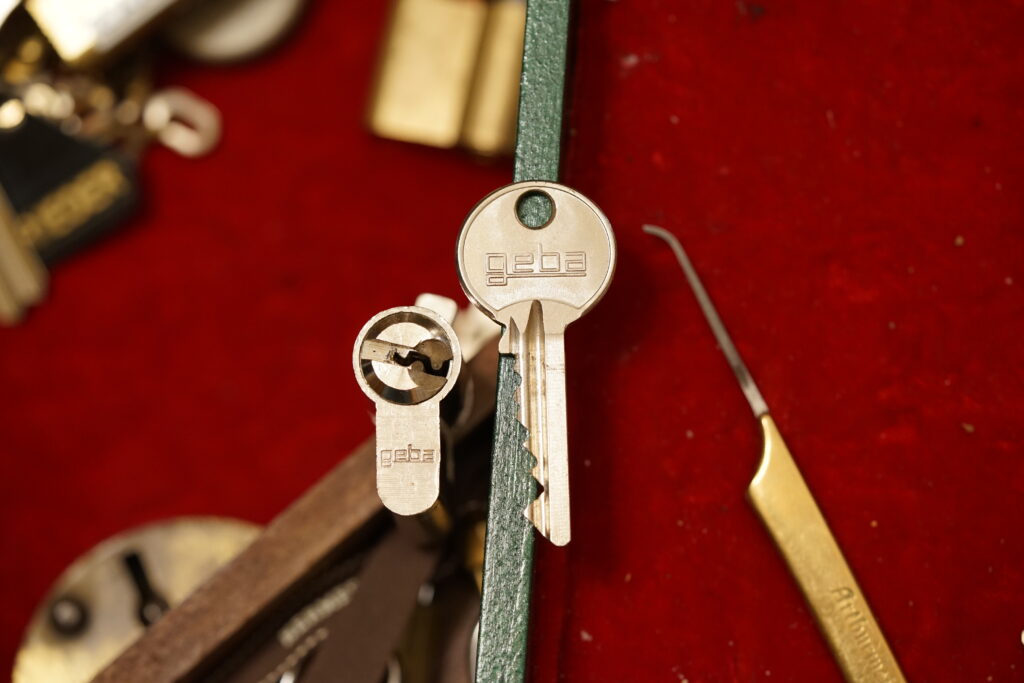 geba Schließzylinder mit Schlüssel Arthur Bühl Arthurmeister Lockpicking Master of the Universe Wired Hook