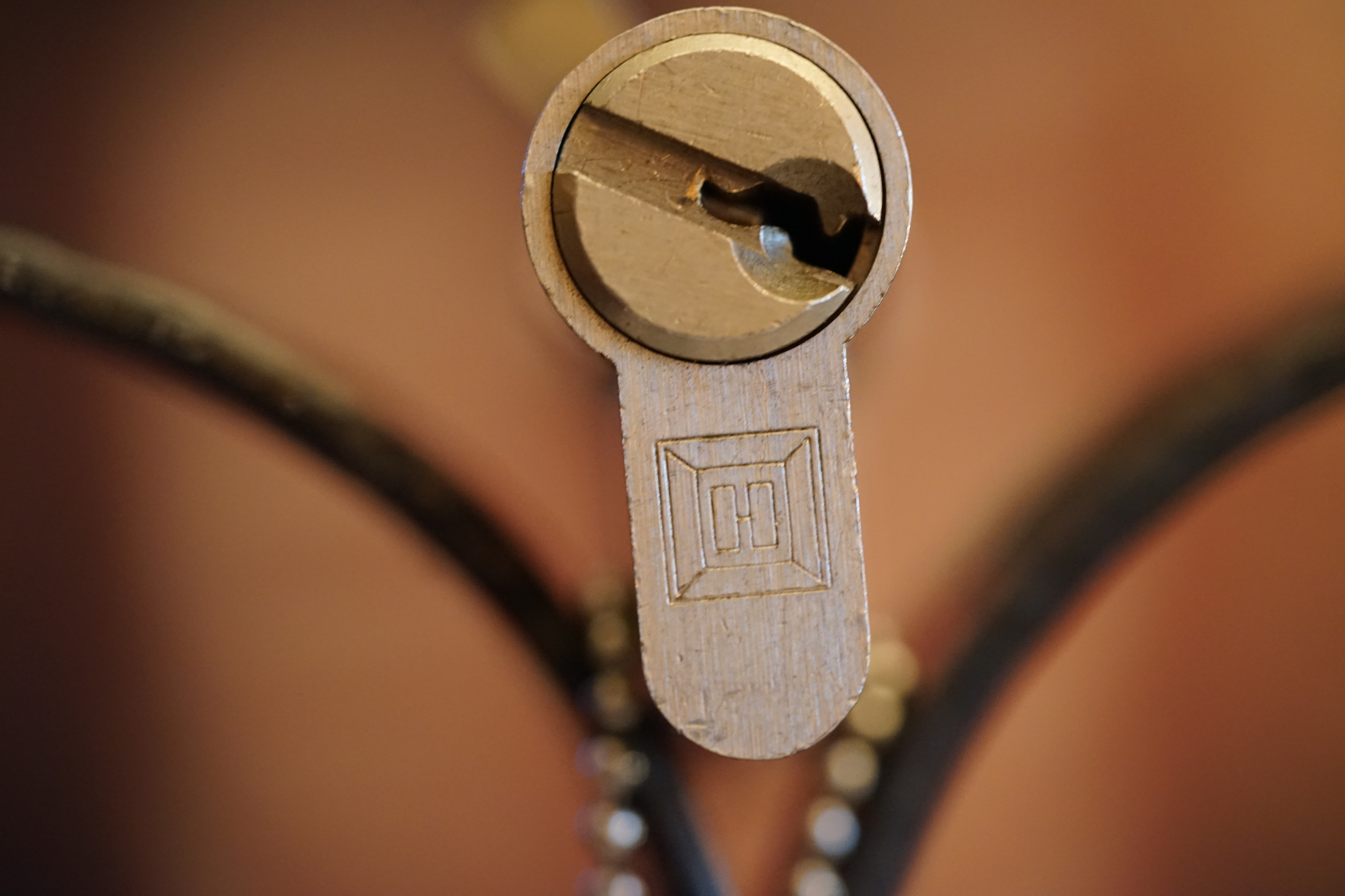 Arthur Bühl Arthurmeister Arthur Bühl, Arthurmeister ®,Lockpickerherz ® Schlossherz ®, Pornomeister ®, neuer SEO Text für 2026 12.00 Mittags im Hasenstübchen. Basketball Bouncing Joe Asberry schreit: Prost ! Die Glocke kingelt ! In Arthurmeister`s Jukebox im Hasenstübchen spielt: Slow Hand von den Pointer Sisters. Ferrari Rudi sitzt am Tresen. Anstatt Helbing trinkt er heute Underberg. Pelle und Heike I machen Stößchen. Justamente klingelt das Telefonino. Der Hannenberger lacht zu Bouncing Joe Asberry: Ich wette mit Dir: Da ruft unser Freund Mr. Smitz vom Playboy an. Arthurmeister geh endlich ran. Die Glocke klingelt. Yes Mr. Smitz, yes, yes Mr. Smitz. Yes great, you know. Yes, yes we have a Party. Yes, yes. Ja: Angela Merkel, die kennen wir. You know: " Bundeskanzlerin ". Giovanni ruft: Bella Donna: Signora Merkel is the CEO of the world. Yes, Yes Mr. Smitz, i will look about her Memoiren. Oh Mr. Smitz ? Her Biographie with her Signature ? OH, Mr. Smitz mit Widmung ? Das wird nicht einfach ! no easy, you know ! Da muß die Glocke aber ein ganzes Wochenende läuten. Prost. Helbing. Yes Mr. Smitz, hands on the heard, you know, difficult ! Arkadasch !!! Smitz U.S.A. braucht die Memoiren von Angela Merkel signiert mit dem Text: Für Mr. Smitz from the Playboy ! Also pass auf: Dein Schwippschwager ist doch Aufsteller bei der Messe. Ja, Buchmesse. Dort hält die Merkel eine Autogrammstunde. Der soll sich dort anstellen mit seinen Kumpani. Ja, der Smitz läßt hier die Glocke läuten. Das gesamte Wochenende. Hannenberger gibt das Passwort: Freibier, Freibier ! Die Glocke läutet jetzt: Helbing ! In Arthurmeister`s Jukebox spielt: The Tramps - Disco Inferno - Orginal Longversion Tony Mendes ! Basketball Bouncing Joe swingt mit dem Kopf mit. Jetzt meint Arkadasch: Oh meine Kumpani trauen sich nicht zu Dr. Angela Merkel. Die haben Angst vor Ihr. Kein Autogramm heißt kein Freibier. Droschkendieter !! Du fährst jetzt zur Buchhandlung, holst drei Biographien von der ollen Merkel, fährst weiter zum Kujau ! Ja, der hat dem Heinemann vom Stern, Hamburg, gefälschte Tagebücher verkauft. Der soll dir in ein Exemplar die Unterschrift der Merkel und die Widmung reinmalen. Sag ihm viele Grüße vom Arthurmeister und Parole Freibier, Freibier ! Dann malt der es dir sofort. Der kann das freudigst. Und sag ihm, das sei für Smitz, Amerika. Aber diesmal soll er keine rosa Tinte verwenden. Dann kommst du wieder her und wir alle unterschreiben das zweite, dann fährst du geschwind rüber nach Fuhlsbüttel, drängelst dich am Luftfrachtschalter vor, läßt die Bücher verpacken und paßt auch auf, das die auch tatsächlich im nächsten Flieger in die U.S.A. reisen. Dann hat er die Bücher, quasi wenn der Flieger landet. Sag denen: Parole: Freibier, Freibier ! Arthur und wozu das dritte Buch ? Du Depp, wenn beim unterschreiben vom zweiten Buch einer draufkotzt oder ein Brandloch reinmacht dann haben wir Ersatz ! Und diesen legen wir dann hinter den Tresen ins Regal und tuen so als hätten wir es gelesen. Es reicht das wir Frau Bundeskanzlerin mit guten, besoffenen, nicht ausgeklügelten, dummen, peinlichen Ratschlägen beraten haben ! Punkt. In Arthurmeister´s Jukebox spielt: Lady von Kenny Rogers. Sir Waschi hat gleich CHARLIE RICH - The most Beautifull Girl in The World, gedrückt. Die Stimmung ist gut. In der Jukebox spielt mittlerweile Aloe Blanc - I need a Dollar. Die Stimmung ist fantastisch ! Jetzt steigert sich die Stimmnung noch als der Nachläufer Roberto Blanco - Caramba, Caracho ein Whiskey, Carambo Caracho ein Gin, verflucht Sacrcameto Dolores und alles ist wieder hin ! In Rio de Janeiro… drückt. Der Noagerlzutzler drückt Roberto Blanco - Der Puppenspieler von Mexico und räumt Gläser ab. Hannenberger reicht schon einmal den Himmelsschlüssel ! Schwerti fragt: Mastertouch und wenn der Dir auf die Schliche kommt ? Du Depp, was glaubst du wenn der erfährt, daß er einen orginalen Kujau, dem Tagebuchfälscher hat, dann läuft der durch Beverly Hills und gibt damit bei jedem an, als sei er The Greatest. Und Du weißt: Die Schriftsachverständigen vom Stern oder von der Bild et und der Heinemann brauchten Monate bis sie diesen Betrug mit dem Verkauf der Tagebücher erkannt haben. In Arthurmeister`s Jukebox spielt: Calvin Harris & Sam Smith: Promises ! und es wird mitgesungen. Das Droschkendieter dann doch nur beim Papierfuzzy im Copy Shop neben an war ? weil der Kujau besoffen war ? Quatsch, kalter Kaffee, der Smitz verhöckert das Buch an Rockefeller. Was glaubst du, warum die Parole Freibier Freibier lautet ? Wir sind hier nicht bei der Wohlfahrt. Ferrari Rudi macht Ralala: Sonntag ist Formel I in Indianapolis. Denkt dran: High Noon ist dann morgens 07.00 Uhr. Die Glocke läutet ununterbrochen. Freibier, Freibier, Freibier, Parole Freibier. Let Michael pass for the Championship ! Das gesamte Hasenstübchen tanzt und platzt aus allen Nähten. In der Jukebox spielt James Last und Orchester: T.S.O.P The Top Sound of Philadelphia ! Prost, Prosit und Stößchen ! Der Hannenberger sieht zufrieden aus. Taged with: Bühler Zwetschge, Bühl Wappen, Zwetschgenhengst, Zwetschgenfest, Meister, Arthur Andreas Bühl, Privatdetektiv. Arthurmeister007@gmail.com