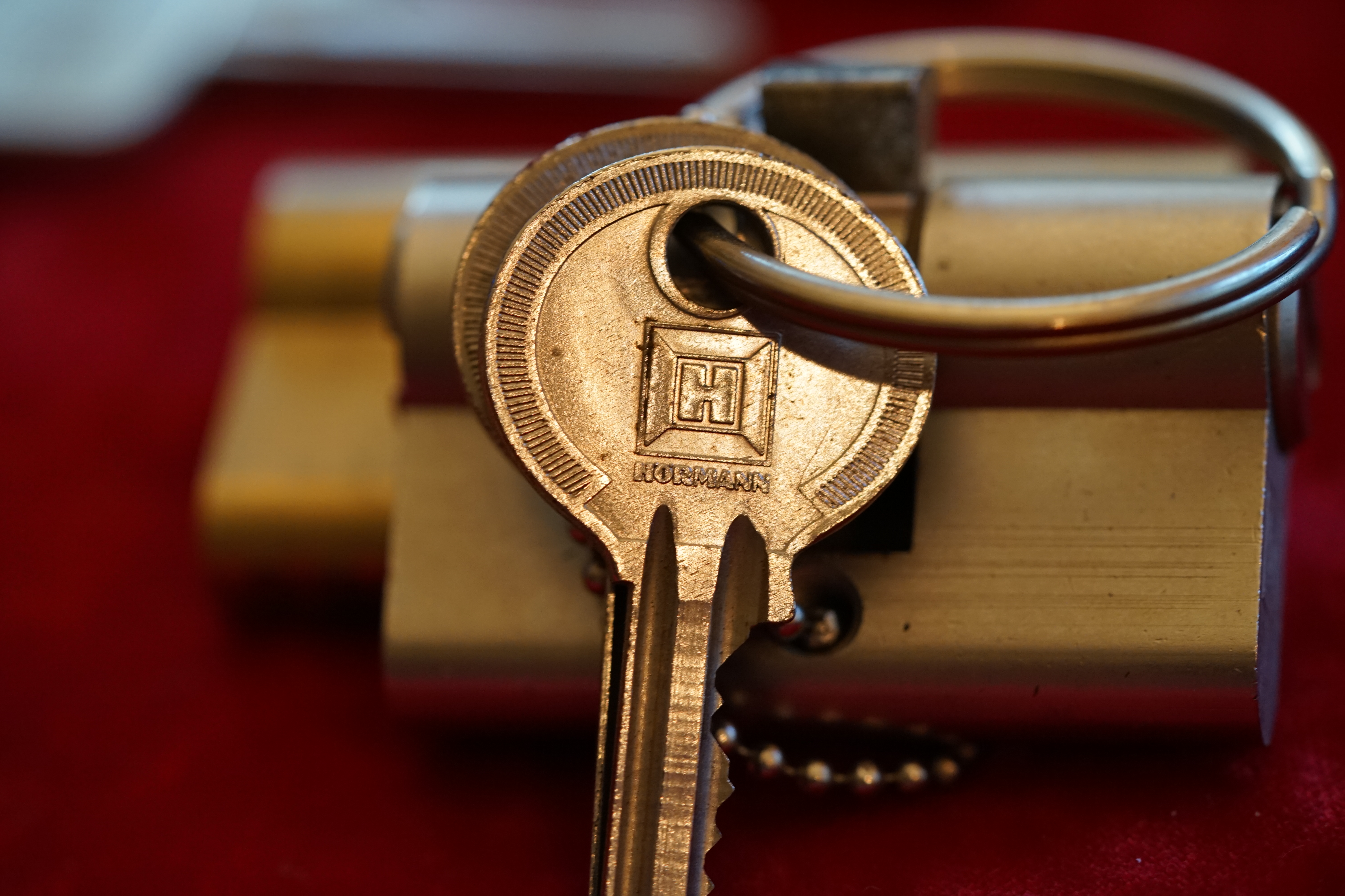 Arthur Bühl, Arthurmeister® präsentiert sein neues Seo Karussell: Zodiac, Tierkreis, Sternzeichen, Zodiak, Mordserie. Arthur Bühl, Made in Germany, born 27.03.61 in Stuttgart, Baden Württemberg, sammelt Liebesschlösser, Herz Liebesschloss rot, Schloss in Herzform welches an Brücken zu hängen kommt, Liebesschloss ABUS, Swarowski, Schlüssel, Gravur, Liebe, Herzschlösser, Trickschloss, Vorhängeschloss, AMAZON, Picksbay, E - BAY, Liebesschlösser auf Instagram. Arthur Bühl, Arthurmeister® zeigt seinen Freunden im Hasenstübchen die Internetseiten Lockpicker Herz.de, Pornomeister®. Der Stammtisch befindet: Das ist Spitze ! Arthur Bühl wurde schon als Jesusmeister bzw. Jesusmaster betitelt. Fandom Wiki Arthur A. Bühl, Detektiv aus Hamburg, Profilbild, Lockpicking, Danke Dr. Ulrich Morgenrot, Velbert, Schlüsselregion, Schlüsselfest in Velbert, Forum Niederberg, Schlossmuseum, Schlüsselfest, Schlossherz, Hans Schell Collection, Martina Pall, Graz, Austria, Park Hotel, Brauhaus, BKS, Heiligenhaus, Wilka Schließtechnik, Silca, IHK, KFV, Errebi, Beschlag, Hersteller, ABUS, Arthur Bühl, Arthurmeister ®, Schlosssammler, Bühl Wappen, Bühl Flagge, Bühl Urkunde Patent, BKS, Arthur Meister, Porno Meister, Wernèry, Profilzylinder, Juke Box Arthurmeister You Tube, Buehl Logo, Cutaway Cilinder, Pfaffenhain, Demonstration Lockpicking, Schliesszylinder, Holland, Toool, Rohlinge zur Impression, zerstörungsfrei ohne Schlüssel, Schlüsseldienst, Soultrain, Philysound, TSOP, Es fährt ein Zug nach nirgendwo ! Arthur Bühl.de, Sicherheit, Performance Künstler. TILT, Flipper, einarmiger Bandit, Bally Wulff, Rotamint, Mad Monkey - Slot Machine, Spielautomat Merkur, Casino, Monte Carlo, Jackpot, Merkur Sonne, Jubilee, ROL-A-TOP, Old slot machine, Love Meter, Jet play, Looping the Loop Fürst, Münzschleuder, Astoria, Orakel Automat, Multi, Super Multi, Booster, Toool Lockpicking, Australia, E - Bay, Mein E - Bay, Uliton, Profilzylinder, ABUS, Bremicker und Söhne, Vorhängeschloss, Vorhängeschlösser, Vorhangschloss, Einbausicherung Korf, Raucher, Jesusmaster, Hasenstübchen, bunter Nachmittag, SEO Geister, Web Tüv, Jägermeister, Bild et Uschi, Doublebrain, Präsident, KI Tüv, Stasi, DDR, Himmelsschlüssel, Urkunde, Katalog Stasi, Signatur Bühl, Token, Amerikaner, fälschungssicher, Sicherheitstechnik, DOM, Muster, Kneipe, Eckkneipe, Gastwirtschaft, Wirtschaft, Portacenere, Musterspuren, Tresor, Jord Knaap, Tresoröffnung zerstörungsfrei, KJS, Schlossherz, Lockpickerherz, Pornomeister, Lockpicking Herz, Notöffnung beim Bunten Nachmittag, Arthur Bühl und die Jukebox im Hasenstübchen, einarmiger Bandit, Merkur, Sonne, Nachtjäger, 08 15, Der Goldene Schuss, Ali Baba und die Wunderschlösser, Wunderino, Padlock Collector, Rotalok, Protector junior, Bühl, Art, Kunst, Künstler, Kataloge, BÜHL, Kunstwerke Deutschland, Kunstprojekt Artothek, Arte, Meisterarte, Artworks, Conny Veit, Zwetschgenstadt Bühl, Tipico Games, Casino, online, Spielothek, Slotmagie, Susi Live, Gutscheincode, Erwin, Freispiele, Novolino, FSK ab 18, Gewinnerlos, 0800 ruf nicht an, Spielautomatenwelt, Rock Ola, Wurlitzer, Seeburg, Bluray, Stingray, Hohenzollernbrücke, Gravur, Herz Schloss und wie immer: PAROLE EMIL ! Freunde ! spricht Arthur Bühl, Detektiv aus ( HAM ), und hebt den Zeigefinger: Ihr mit eurer künstlichen Intelligenz. Die muß trainiert werden. Wie der Stammtisch. Und die Schlagworte wie Arthurmeister ® bürgerlich Arthur Andreas Bühl ist mehrfacher Deutscher Meister im Lockpicking, müssen hinzugefügt werden. Arthurmeister öffnet Schließzylinder, Profilzylinder, Vorhangschlösser zersörungsfrei. Die Benutzung von E - Pick, Sperrzeug, Pickset, Schlagschlüssel sind natürlich erlaubt. Alle Dietriche und Werkzeuge die das Schloss nicht beschädigen ! Arthur Bühl gibt auch seinen Kollegen im Detektiv - Verband als Performance Künstler Einblick in die Welt des Lockpicking, die Welt der Schloss Herzen und zeigt ebenfalls Öffnungsmethoden der Stasi und deren operatives Vorgehen. Arthur Bühl ist weiter Präsident der eingetragenen Schutzmarke Pornomeister ® S.A.R.L und stellt dort auf seiner Internetseite Schnitt - und Cutmodelle von Schließzylindern und Tresorschlössern vor. Während Bild et Uschi stenografiert erklingt aus der Jukebox im Hasenstübchen der Klassiker: Slow Hand von den Pointer Sister`s. Hannenberger fragt: Wie immer ? Arkadasch meint: Heute Helbing ! BILD et Uschi mit Parole Emil ! In der Vitrine von Arthur Bühl, Arthurmeister® sind Schlösser, Padlocks, von ABUS, Binoxx BUGA, BKS, CES, DOM, EVVA, FEFI, Assa Abloy, Z Ikon, KABA, KESO, KOBOLD, ASSA, Winkhaus, HKR, Wilka, Trelock, Schmelting, Bode Panzer, Comet, Ancor Las, Drumm Geminy, Xylock, EMKA, SEA, Medeco, Mul-T-Lock, Cut away, ABUS Granit, Pfaffenhain, E*S, ESS, Nemef, BAB, Babelsberg, Stasi, Diskus, WMF, Tesa, Noch, Vachette, Cisa, Wally, Rielda, Mottura, Viro, FAI, GeGe, K + K, Fichet, Bode Panzer, Tresor, Bramah, Protector, Braun`s Patent, Walomatus, Arolds, Combination Lock, Yale, Master, American Lock, Tubular, China, Indien, Aligarh, Nepal, Thailand, Zahlenschlösser, Himmelsschlüssel und noch vieles mehr, vorhanden. Alle Schliesszylinder sind Übungsmaterial für das Lockpicking. Schlagschlüssel und so vieles mehr, sind auch dabei. Auch der Sputnik. Verschlagwortet mit: ♥ Vokuhila, Friseur ♥ Schwäbischer Hengst, Zwetschgen Heini, Bühl er, Zwetschge, Google Earth, Mittelpunkt der Welt, Martinameisterin, Cartomanze, Scholischek, " HIGH NOON ! ". ♥ Parole Emil ! Arthurmeister`s Jukebox im Bunny Hall, B - Seite Einmal den Himmelsschlüssel aus der Hand gegeben. Der Stammtisch hat sofort eine Bass - Boom - Box, angeschlossen. Wie inner Disse ! Werbefrei. Mit Lichtorgel. Bouncing Joe und Schwerti drücken: Du wirst immer schöner ! Heike IV versucht sich an der Sportart Purzelbaum. Prost und Stößchen ! LiBi`s vom Lockpicking am Stammtisch sind unter Bunter Nachmittag, anzuschauen. Also: Viel Spaß ! und das Passwort lautet: Freibier Freibier ! Lautstärke ? " OFFEN ". Magic Fly. Arthur Buehl de oder Pornomeister de