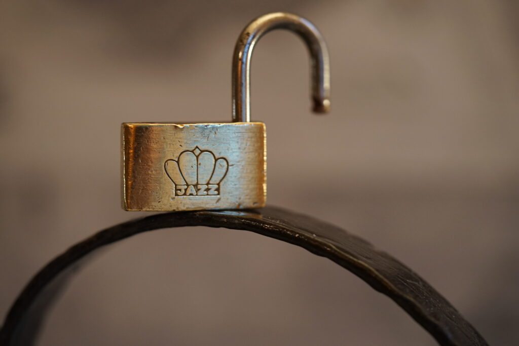 JAZZ Padlock Louis Armstrong Vorhangschloss offen Arthur Bühl Arthurmeister Jukebox Hasenstübchen Pointer Sisters YouTube Stammtisch