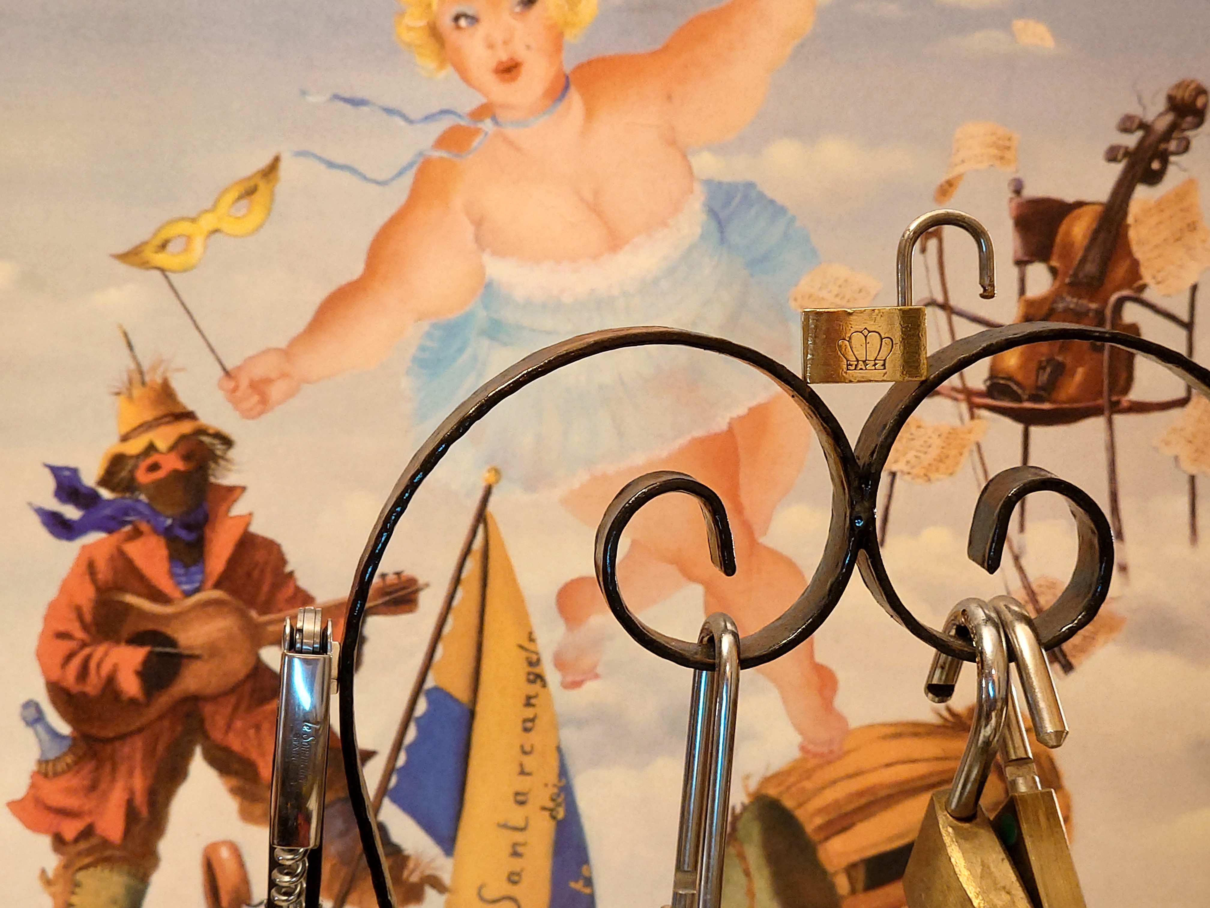 Arthur Bühl, Arthurmeister ®,Lockpickerherz ® Schlossherz ®, Pornomeister ®, neuer SEO Text für 2025 12.00 Mittags im Hasenstübchen. Basketball Bouncing Joe Asberry schreit: Prost ! Die Glocke kingelt ! In Arthurmeister`s Jukebox im Hasenstübchen spielt: Slow Hand von den Pointer Sisters. Ferrari Rudi sitzt am Tresen. Anstatt Helbing trinkt er heute Underberg. Pelle und Heike I machen Stößchen. Justamente klingelt das Telefonino. Der Hannenberger lacht zu Bouncing Joe Asberry: Ich wette mit Dir: Da ruft unser Freund Mr. Smitz vom Playboy an. Arthurmeister geh endlich ran. Die Glocke klingelt. Yes Mr. Smitz, yes, yes Mr. Smitz. Yes great, you know. Yes, yes we have a Party. Yes, yes. Ja: Angela Merkel, die kennen wir. You know: " Bundeskanzlerin ". Giovanni ruft: Bella Donna: Signora Merkel is the CEO of the world. Yes, Yes Mr. Smitz, i will look about her Memoiren. Oh Mr. Smitz ? Her Biographie with her Signature ? OH, Mr. Smitz mit Widmung ? Das wird nicht einfach ! no easy, you know ! Da muß die Glocke aber ein ganzes Wochenende läuten. Prost. Helbing. Yes Mr. Smitz, hands on the heard, you know, difficult ! Arkadasch !!! Smitz U.S.A. braucht die Memoiren von Angela Merkel signiert mit dem Text: Für Mr. Smitz from the Playboy ! Also pass auf: Dein Schwippschwager ist doch Aufsteller bei der Messe. Ja, Buchmesse. Dort hält die Merkel eine Autogrammstunde. Der soll sich dort anstellen mit seinen Kumpani. Ja, der Smitz läßt hier die Glocke läuten. Das gesamte Wochenende. Hannenberger gibt das Passwort: Freibier, Freibier ! Die Glocke läutet jetzt: Helbing ! In Arthurmeister`s Jukebox spielt: The Tramps - Disco Inferno - Orginal Longversion Tony Mendes ! Basketball Bouncing Joe swingt mit dem Kopf mit. Jetzt meint Arkadasch: Oh meine Kumpani trauen sich nicht zu Dr. Angela Merkel. Die haben Angst vor Ihr. Kein Autogramm heißt kein Freibier. Droschkendieter !! Du fährst jetzt zur Buchhandlung, holst drei Biographien von der ollen Merkel, fährst weiter zum Kujau ! Ja, der hat dem Heinemann vom Stern, Hamburg, gefälschte Tagebücher verkauft. Der soll dir in ein Exemplar die Unterschrift der Merkel und die Widmung reinmalen. Sag ihm viele Grüße vom Arthurmeister und Parole Freibier, Freibier ! Dann malt der es dir sofort. Der kann das freudigst. Und sag ihm, das sei für Smitz, Amerika. Aber diesmal soll er keine rosa Tinte verwenden. Dann kommst du wieder her und wir alle unterschreiben das zweite, dann fährst du geschwind rüber nach Fuhlsbüttel, drängelst dich am Luftfrachtschalter vor, läßt die Bücher verpacken und paßt auch auf, das die auch tatsächlich im nächsten Flieger in die U.S.A. reisen. Dann hat er die Bücher, quasi wenn der Flieger landet. Sag denen: Parole: Freibier, Freibier ! Arthur und wozu das dritte Buch ? Du Depp, wenn beim unterschreiben vom zweiten Buch einer draufkotzt oder ein Brandloch reinmacht dann haben wir Ersatz ! Und diesen legen wir dann hinter den Tresen ins Regal und tuen so als hätten wir es gelesen. Es reicht das wir Frau Bundeskanzlerin mit guten, besoffenen, nicht ausgeklügelten, dummen, peinlichen Ratschlägen beraten haben ! Punkt. In Arthurmeister´s Jukebox spielt: Lady von Kenny Rogers. Sir Waschi hat gleich CHARLIE RICH - The most Beautifull Girl in The World, gedrückt. Die Stimmung ist gut. In der Jukebox spielt mittlerweile Aloe Blanc - I need a Dollar. Die Stimmung ist fantastisch ! Jetzt steigert sich die Stimmnung noch als der Nachläufer Roberto Blanco - Caramba, Caracho ein Whiskey, Carambo Caracho ein Gin, verflucht Sacrcameto Dolores und alles ist wieder hin ! In Rio de Janeiro… drückt. Der Noagerlzutzler drückt Roberto Blanco - Der Puppenspieler von Mexico und räumt Gläser ab. Hannenberger reicht schon einmal den Himmelsschlüssel ! Schwerti fragt: Mastertouch und wenn der Dir auf die Schliche kommt ? Du Depp, was glaubst du wenn der erfährt, daß er einen orginalen Kujau, dem Tagebuchfälscher hat, dann läuft der durch Beverly Hills und gibt damit bei jedem an, als sei er The Greatest. Und Du weißt: Die Schriftsachverständigen vom Stern oder von der Bild et und der Heinemann brauchten Monate bis sie diesen Betrug mit dem Verkauf der Tagebücher erkannt haben. In Arthurmeister`s Jukebox spielt: Calvin Harris & Sam Smith: Promises ! und es wird mitgesungen. Das Droschkendieter dann doch nur beim Papierfuzzy im Copy Shop neben an war ? weil der Kujau besoffen war ? Quatsch, kalter Kaffee, der Smitz verhöckert das Buch an Rockefeller. Was glaubst du, warum die Parole Freibier Freibier lautet ? Wir sind hier nicht bei der Wohlfahrt. Ferrari Rudi macht Ralala: Sonntag ist Formel I in Indianapolis. Denkt dran: High Noon ist dann morgens 07.00 Uhr. Die Glocke läutet ununterbrochen. Freibier, Freibier, Freibier, Parole Freibier. Let Michael pass for the Championship ! Das gesamte Hasenstübchen tanzt und platzt aus allen Nähten. In der Jukebox spielt James Last und Orchester: T.S.O.P The Top Sound of Philadelphia ! Prost, Prosit und Stößchen ! Der Hannenberger sieht zufrieden aus. Taged with: Bühler Zwetschge, Bühl Wappen, Zwetschgenhengst, Zwetschgenfest, Meister, Arthur Andreas Bühl, Privatdetektiv, Arthurmeister007@gmail.com Arthurmeister.de