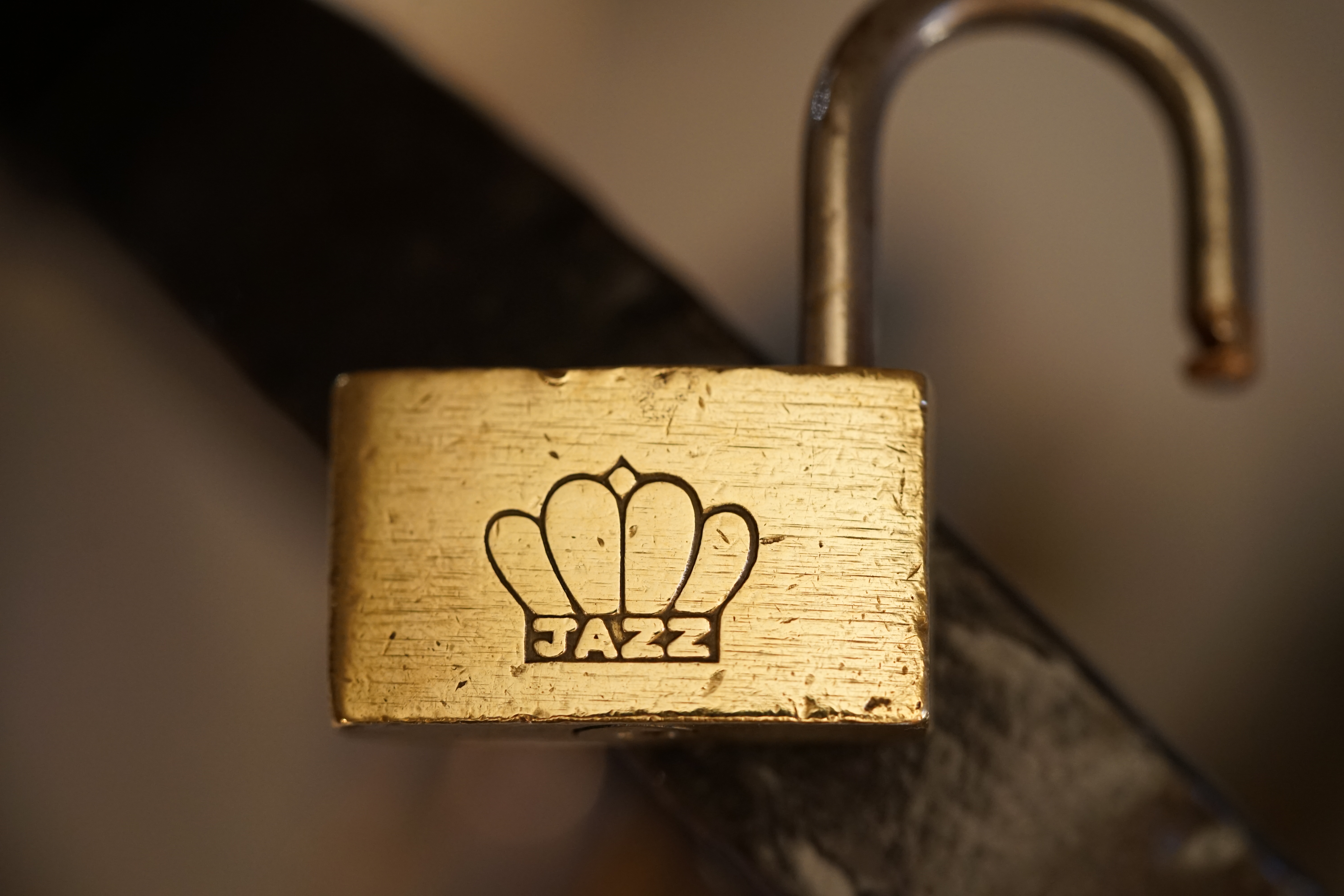 SEO Jahrgang 1961 ♥ 𝔄𝔯𝔱𝔥𝔲𝔯 𝔅ü𝔥𝔩, 𝔄𝔯𝔱𝔥𝔲𝔯𝔪𝔢𝔦𝔰𝔱𝔢𝔯® Arthur Bühl, Jahrgang 1961, Detektiv aus Germany, Im Dienste der Wahrheitsfindung unterwegs, betreibt in seiner Freizeit Lockpicking aus Leidenschaft. Der mehrfache Deutsche Meister wird in der WIRED als " Master of the Universe " betitelt. In der BILD et ist der Artikel " Herr der Schlösser " abgedruckt. Im Hasenstübchen - Fuhlsbüttel, am Hasenberge, Santa Fu, wird gefeiert. Arthurmeister® stellt seinen Leporello " Der Aufmacher " vor. Der Stammtisch grölt " OFFEN ". Scholischek, Rudi, Heike I, Noagerlzutzler, Arthur und Joe Asberry, der alte NBA ler, prosten sich zu. Arthurmeister`s Jukebox auf YouTube spielt Pointer Sisters - Slow Hand ! ♥ Beim Tanzen ruft die Cartomanze " Ey du Sympthieträger ♥, komm mal her " ! Verschlagwortet mit: Arthur Bühl, Arthurmeister® Arthur ♥ Schwäbischer Hengst, Buhl, Zwetschgen Heini, Artur, Buehl er, Zwetschge, Made in Germany, Born 1961, Sympathieträger, Google Earth, Mittelpunkt der Welt, Pflaumen, Arkadasch, Datschi, ♥ Martinameisterin, Cartomanze, Scholischek, " HIGH NOON ! ", ♥ ♥ Vokuhila ♥ Parole Emil ! Verschlagwortet mit: Bühl er Zwetschge, International Lockpicking, Google Earth, Earth Song, Schwäbischer Hengst !