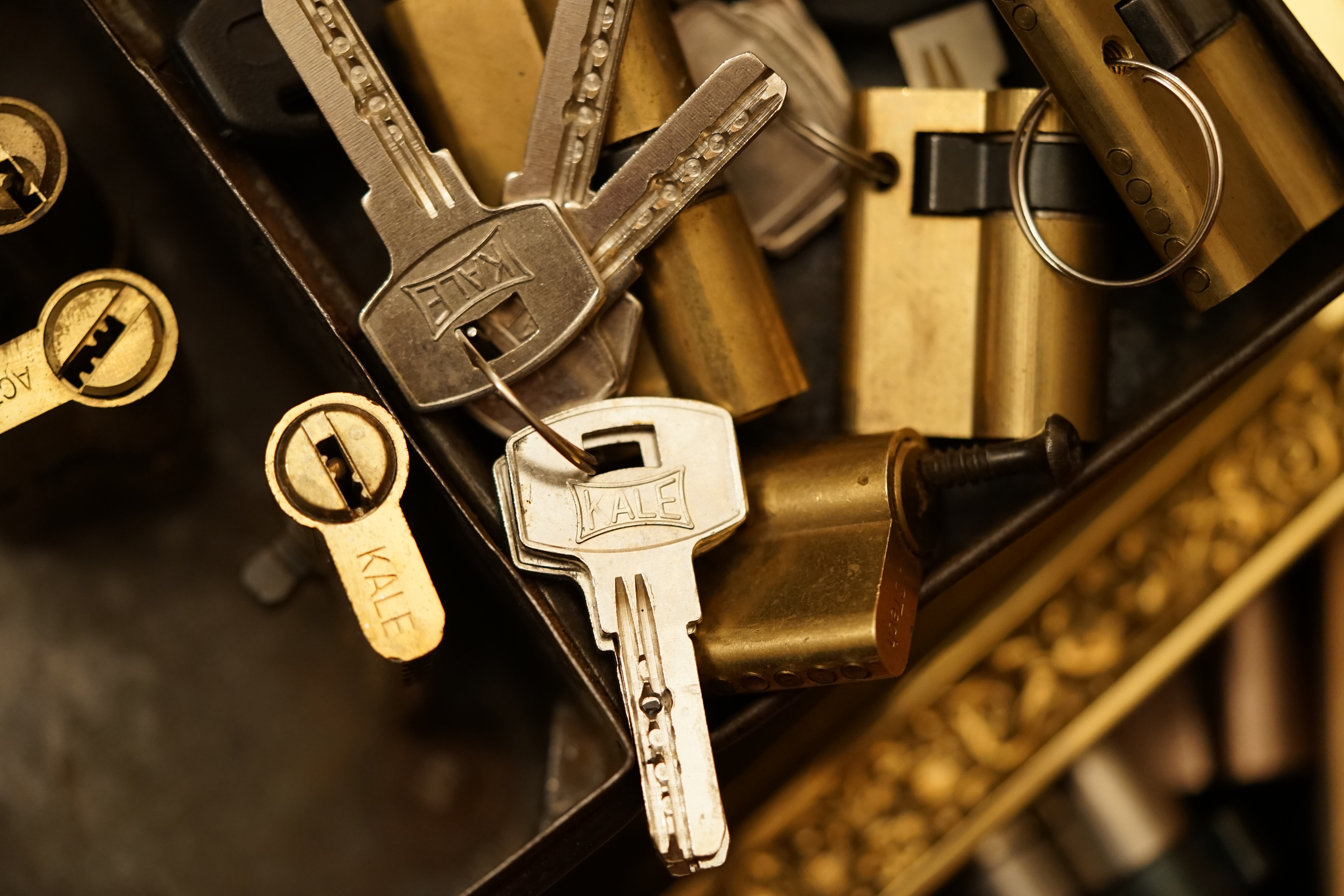 My Friend Harvey Mr. Smitz calls Arthurmeister in the Hasenstübchen, the Rabbit Hall und Bunny House. Yes Mr. Smitz, yes, yes really ? your Friend Harvey the Bunny want`s to komm in the Hasenstübchen ?! Ey Arkadasch, Noagerlzutzler, ey Heike II und Nachläufer, ey Strigoy du alter Aufsitzer, Mr. Smitz ist asking, if he can bring his Bunny Harvey with him into the Hasenstübchen ? All the Trinker call laut: Friend Harvey ? really, it is no Problem. Our Bunny House ist eh schon ein Irrenhaus, you know a Madhouse. We can pick your Friend Harvey. Yes, Yes ! Der Objektleiter Hannenberger läßt für Mr. Smitz die Glocke läuten ! In Arthurmeister s Jukebox by You Tube spielt Pointer Sisters: " SLOW HAND ". Mr. Smitz, it is time for your Medication now. The Rock Ola play Umberto Tozzi, yo Caminare. Yes, yes, Mr. Smitz, yes I know, yes, yes ! Oh, so amusing. Greetings to the Bunny in Beverly Hills from your Playboy, Yes, Yes, Mr. Smitz: Mrs. Friede Springer from the New`s Paper BILD et is happy. Maybe she will come with her Harvey to the Rabbit Hall, you know ! Hannenberger läutet die Glocke: Helbing und Rotkäppchen. Yes, yes Mr. Smitz, Driver Dieter takes you and your Bunny Harvey from Fuhlsbüttel. Tschüssing, i`ll greating the Detektiv`s. Yes Mr. Smitz, yes, the SEO for today is: Schwäbischer Hengst, Käppchen, you know Black Forrest and the Patsch Barracks, Stammtisch, American Lock, offen, Öffnung ohne Schlüssel. 𝐕𝐞𝐫𝐬𝐜𝐡𝐥𝐚𝐠𝐰𝐨𝐫𝐭𝐞𝐭 𝐦𝐢𝐭: 𝐀𝐫𝐭𝐡𝐮𝐫 𝐁ü𝐡𝐥, 𝐭𝐡𝐞 𝐃𝐮𝐭𝐬𝐜𝐡 𝐨𝐩𝐞𝐧 𝐋𝐨𝐜𝐤𝐩𝐢𝐜𝐤𝐢𝐧𝐠 𝐂𝐡𝐚𝐦𝐩𝐢𝐨𝐧 ! 𝐅𝐫𝐨𝐦 𝐖𝐈𝐑𝐄𝐃. Ö𝐅𝐅𝐍𝐔𝐍𝐆 𝐎𝐇𝐍𝐄 𝐒𝐂𝐇𝐋Ü𝐒𝐒𝐄𝐋, 𝐋𝐢𝐧𝐤𝐞𝐝𝐢𝐧, 𝐓𝐰𝐢𝐭𝐭𝐞𝐫 𝐗. 𝐋𝐞𝐠𝐨 𝐁𝐢𝐥𝐥𝐮𝐧𝐝 𝐋𝐞𝐠𝐨𝐥𝐚𝐧𝐝