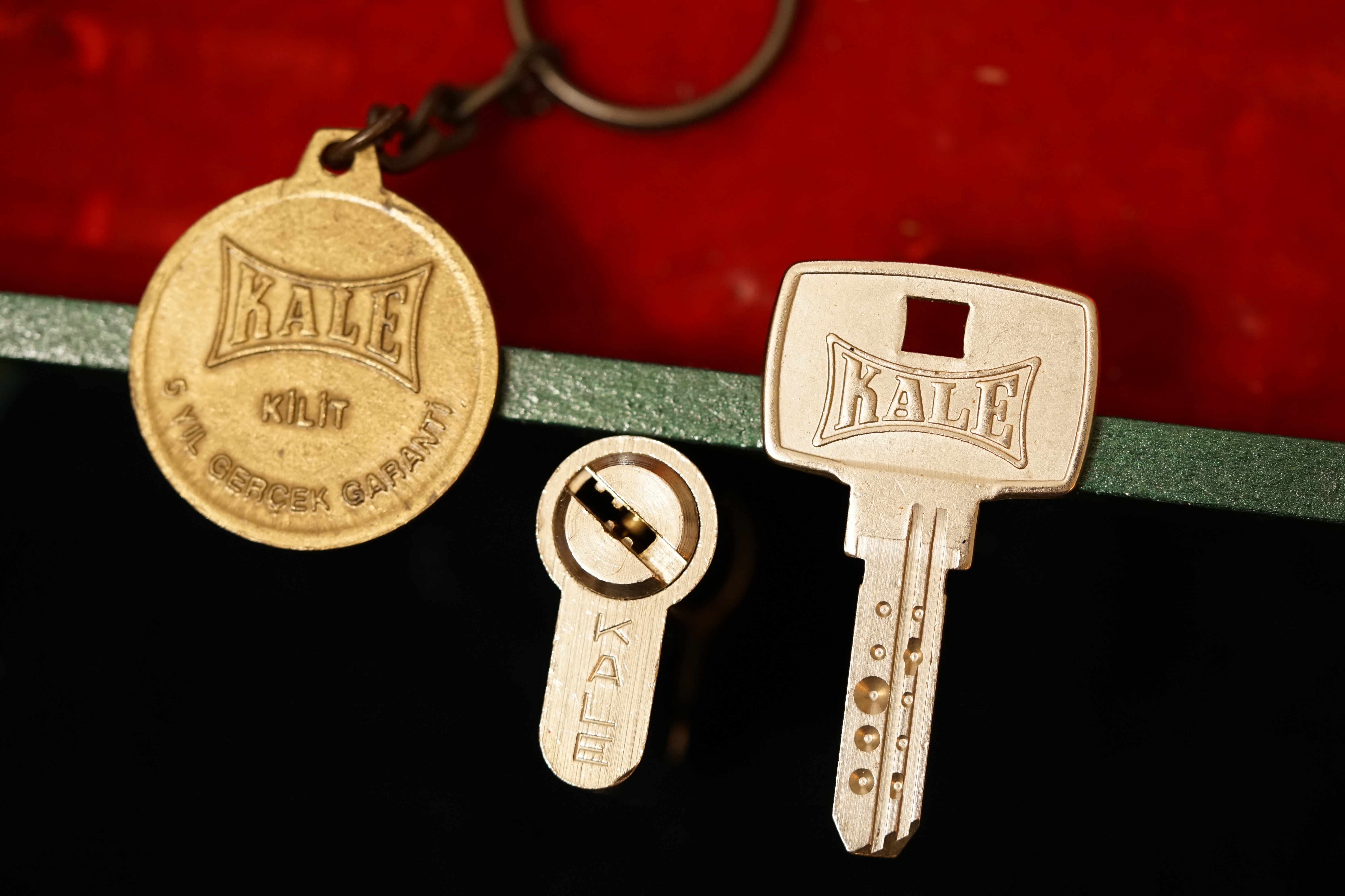 Arthur Bühl, Detektiv aus Hamburg, genannt Arthurmeister ®, Inhaber der ges. gesch. Marken: Lockpickerherz ®, Schlossherz ®, Präsident Pornomeister ® SARL int. , Sympathieträger ®, RADIO ERIWAN ®, Double Brain ®, Web Tüv ®, u.w. Der Ballon d'Or wird auch beim Lockpicking vergeben. Seit der Gründung 1997 der Sportsfreunde der Sperrtechnik wird der Ballon d'Or jährlich verliehen und gilt als eine der prestigeträchtigsten individuellen Auszeichnungen im Lockpicking: KI-worldwide.de, powerd by Arthurmeister ® Carsten Jasner, MUT PROBEN ! Das Leben ist tödlich. Aber es muß nicht sterbenslangweilig sein. In diesem Buch werde ich ab Seite 139 in dem Kapitel: Mut zur Lücke, Loch im Tresor. Todsichere Systeme und wie man sie knackt wie folgt beschrieben: Ein Mann mit Pferdeschwanz sitzt hoch konzentriert am Werktisch. Sein Blick ist ins Nichts gerichtet. Für das was er tut, braucht er seine Augen nicht, er sieht mit dem kleinen Stahlhaken zwischen seinen großen Fingern, mit denen er sich einen Weg in das Schicherheitsschloss bahnt. Er gleitet in die ölige Innenwelt, ertastet Wände, Widerstände, Ausbuchtungen. Er fühlt schließlich die genaue Position der Stifte, rastet einen nach dem anderen ein. Diese Momente, sagt der Zweimeter mann, seien " Vorboten zum Orgasmus " ! Arthur Bühl, von seinen zahlreichen Bewunderern " ARTHURMEISTER " genannt, ist einer der Besten bei den Sportsfreunden der Sperrtechnik, einem Verein in dem sich bundesweit rund fünfzehnhundert Mitglieder in sechzehn Ortsgruppen treffen, um in ihrer Freizeit Schlösser zu knacken. Ins Leben gerufen hat den Verein Arthur Bühl und sein Freund Steffen Wernèry, ein Mitbegründer des Caos Computer Club. Digital hacken oder analog knacken - für Wernèry gibt es da keinen Unterschied. Hier wie da treibt ihn der rebellische Reiz, Lücken im System zu finden, die Verkäufer als todsicher preisen. " Doch sicher ist nur, daß alles aufgeht " ! Dafür sort die Lust, die jeder kennt: Schatzkammern zu betreten, Geheimnisse zu entschlüsseln, Widerstände zu überwinden, Verbotenes zu tun, sich Zugang zu veerbogenen Ecken und Winkeln zu verschaffen. Die " Sportsfreunde " treibt diese Lust seit ihrer Kindheit um. Wernèry bog mit zwölf Jahren seinen ersten Dietrich aus einem Kleiderbügel und sperrte seine Lehrer ein. Der kleine Arthur bekam eine Ahnung von seinem Talent, als es ihm gelang, die Spardose schlüssel - und zerstörungsfrei zu entriegeln. Heute triumphiert er als mehrfacher Deutscher Meister im sogenannten Lockpicking, dem Öffnen von Schlössern unter Wettkampfbedingungen. Immerhin siebenundsechzig Jahre lang war das erste Sicherheitschloss der Welt tatsächlich ein Sicherheitsschloss. Der englische Tüftler Joseph Bramah, der so nützliche Dinge erfand wie eine Banknoten - Nummeriermaschine und eine Zapfanlage, die heute noch in britischen Pubs Bier in Gläser sprotzt, ersann 1784 ein Zylinderschloss, daß als unbezwigbar galt - bis 1851 ein professioneller Knacker nach sechzehn Tagen engagierten Stocherns das Ding öffnete. Dieser Akt war ein Schlüsselerlebnis in der Beziehung zwischen Mensch und Mechanik. Ein Sieg der lebendigen Sinne über ein sprödes System - zu einer Zeit, da die Gesellschaft sich dem stampfenden Rhythmus der Industrialisierung unterwarf und der Glaube an das Heil der Technik verdrängte. Lockpicking wurde zu einem populären Sport, der Helden schuf. In den dreißiger Jahren des 20. Jahrhunderts etwa gelangte ein Prister zu Weltruhm, weil er reihenweise sowohl als einbruchsicher gepriesene Tresore als auch " ausbruchsichere " Gefängnisschlösser entriegelte. " Der schwerste Schrank hat seine Schwächen, er läßt sich ohne Müh erbrechen " ! - diese alte Panzerknacker Weisheit hat nach wie vor Gültigkeit; sie hängt über den Köpfen der Hamburger Lockpicker. Arthurmeister braucht für handelsübliche Stiftschlösser, die fast jede Wohnungstür zieren, zwischen zehn Sekunden und fünf Minuten, je nach Hersteller. Bohrmuldenschlösser, die bei der Deutschen Post, auf Flughäfen und in Atomkraftwerken verwendet werden, sind vor ihm ebenso wenig sicher. Er nutzt dabei mechanische Ungenauigkeiten, winzige Spielräume, die sich bei der Herstellung nicht vermeiden lassen und zehnmal dünner sind als ein Haar. Ein paar Mal klickt es, der Meister dreht den Zylinder, streicht seine Haare zurück, steckt sich eine Zigarette an. " Tja " sagt er, " und wenn man dann das Schloss aufkriegt - das ist ein geiles Gefühl ! " Ich habe dann später den Jasner in Berlin angerufen. Bei dem Telefonat kam lediglich heraus er wüßte von dem Interview nichts mehr und wolle auch nichts mehr wissen. Da habe ich noch bemerkt, er hätte auf dem Lockpicking " Bunten Nachmittag " nicht so nerven brauchen, wenn er dann doch so einiges durch den " Tüddel " kriegt. Taged mit: Spiel nicht mit den Schmuddelkindern ! Verzwetschget mit: Bühl Arthur, Bühl Wappen, Bühl Fahne, Bühl Urkunde, Bühl Patent, Bühl Achteck open, Zwetschgenhengst, Zwetschgenfest, Meister Arthur, Bühler Zwetschge, Arthur Andreas Bühl, Detektiv, Privatdetektiv, Hamburg, Germany, Siegel, Ring. Arthurmeister007@gmail.com VereinsWiki Fandom