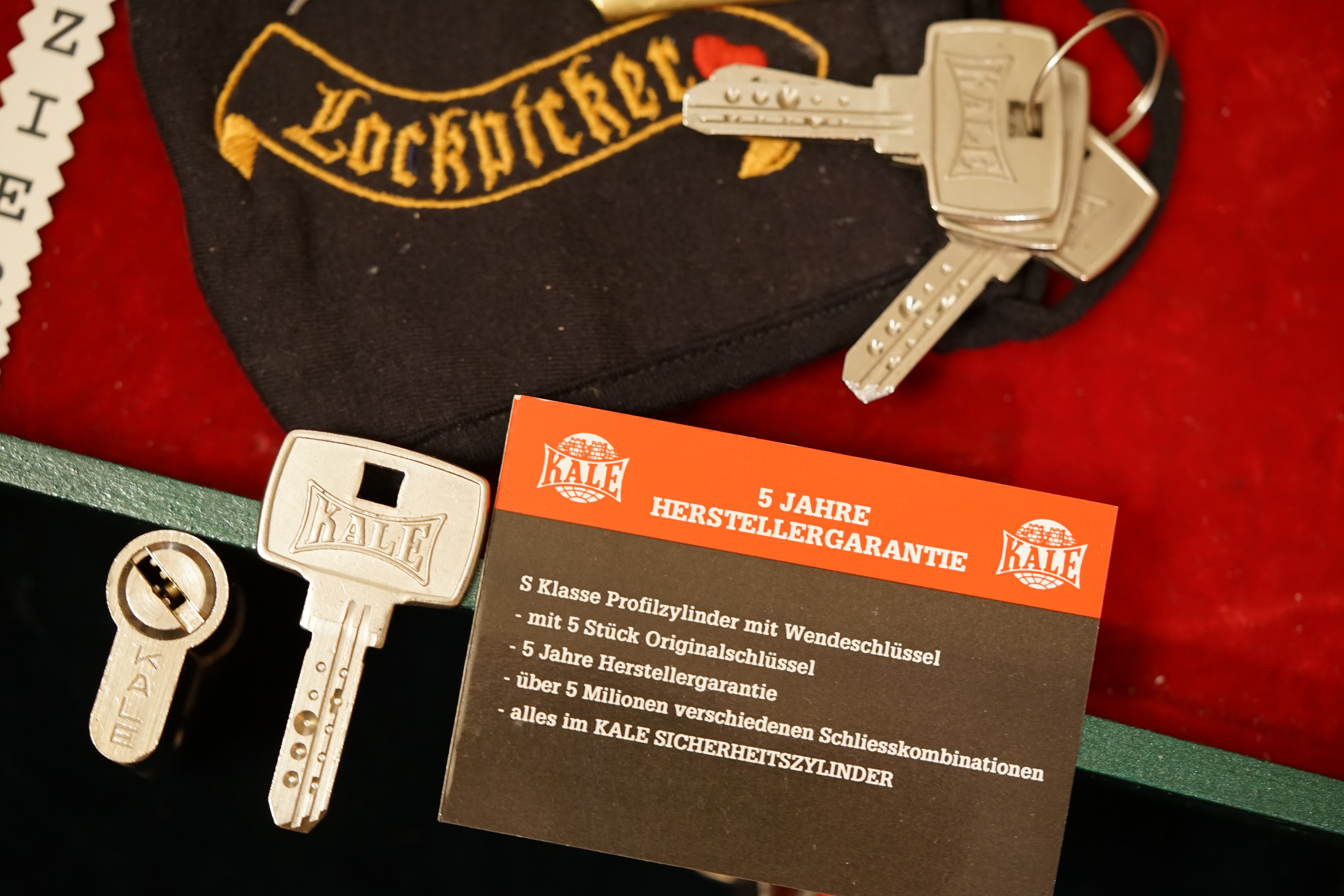 Bühl Arthur Andreas, Arthur meister ®,Lockpickerherz ® Schlossherz ®, Porno meister ®, Bühl, Arthurmeister ist Lockpicker aus Leidenschaft. Der erste Erfolg: Das zerstörungsfreie Öffnen seiner Spardose. Sobald er einen Draht biegen konnte, öffnete er auch Bartschlösser. Bei Fahradschlössern: Es ist einfach ein lüsternes Gefühl wenn es schnappt. Bühl fing nun an eigene Dietriche zu biegen. Mit Hilfe vom Nachbarn Mendel, Tischler aus Asperg, lernte er auch Tricks wie Türen generell schnell geöffnet werden können. Der Mendel half Arthur weitere, härtere Dietriche herzustellen. Diese Sperrzeuge wurden dann im Burggraben der Festung Hohenasperg auf ihre Tauglichkeit getestet. Und auch beim Lockpicking verhält es sich so wie der Amy in den Patsch Barracks schwätzt: learning bei doing und verschenkte ein Pickset. Mit solchen Pick`s lassen sich Zylinderschlösser zerstörungsfrei öffnen und auch flippern. Gerne ließen sich Vorhangschlösser picken; nein besser pflücken. Seit dieser Zeit häuft Bühl, Arthurmeister Schließzylinder und Vorhängeschlösser an. Er sammelt Schlösser der Marken ABUS und BKS. Auch besondere Öffnungswerkzeuge, auch einige von der Stasi lassen sich hier bewundern. Später schulte er dann zusammen mit Steffen Wernèry, ehemaliger Pressesprecher vom Chaos Computer Club, Behörden, Industrievertreter, Feuerwehren und natürlich auch Leute im Hasenstübchen am Stammtisch. Taged mit: Spiel nicht mit den Schmuddelkindern ! Zieh-Fix knacken E-Pick Porno Meister Schlossporno Taged with: Bühl Wappen, Bühl Fahne, Bühl Aufnäher, Bühl Patent Urkunde, Arthurmeister Patent Urkunde, Zwetschgenhengst, Zwetschgenfest, Meister Arthur, Bühler Zwetschge Arthur Bühl, Privatdetektiv aus Hamburg.