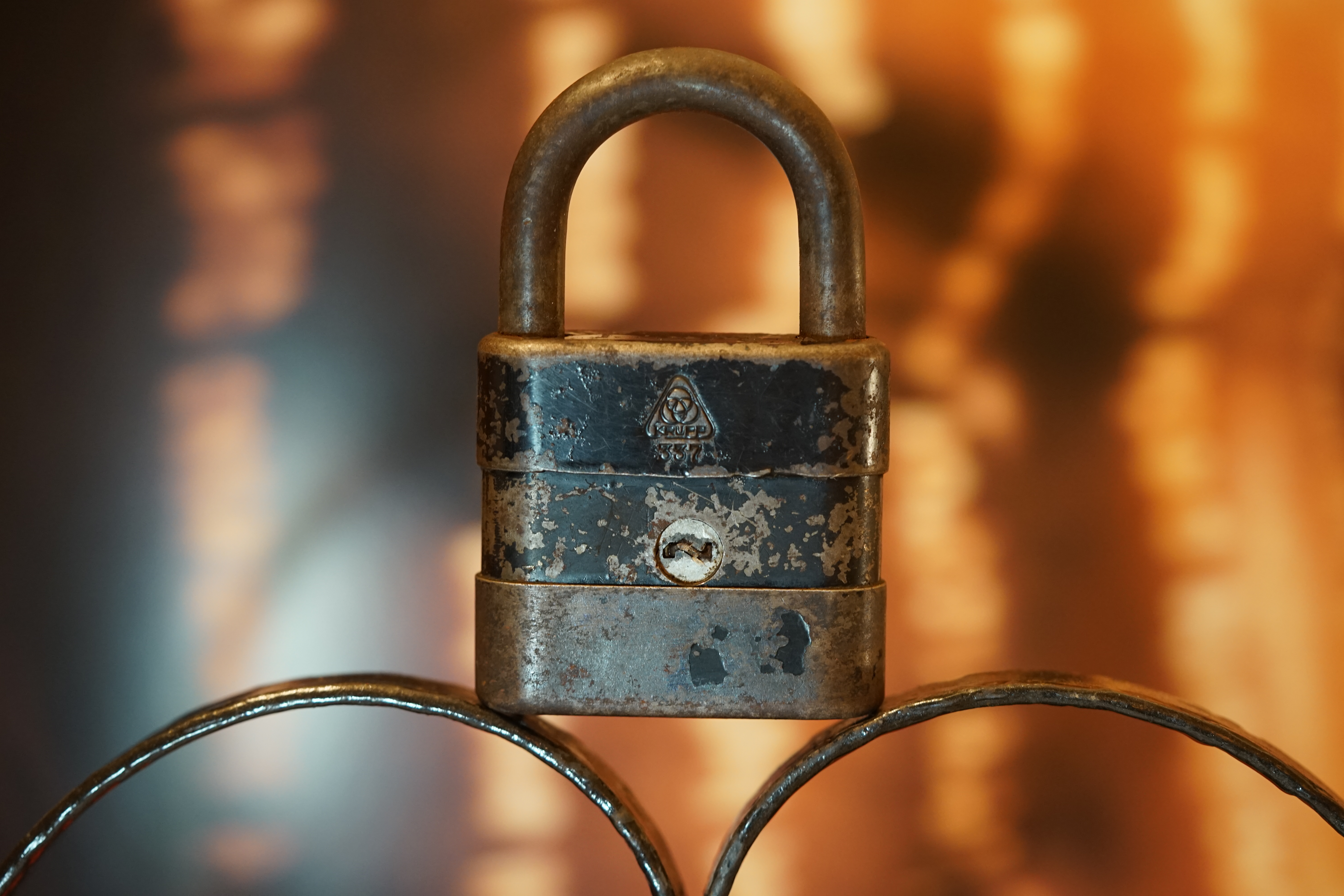 KRUPP Vorhängeschloss alt antik Arthurmeister Lockpicking HAM Arthur Bühl Jukebox im Hasenstübchen YouTube Stammtisch Aschenbecher Smoking Rauchen Pointer Sisters