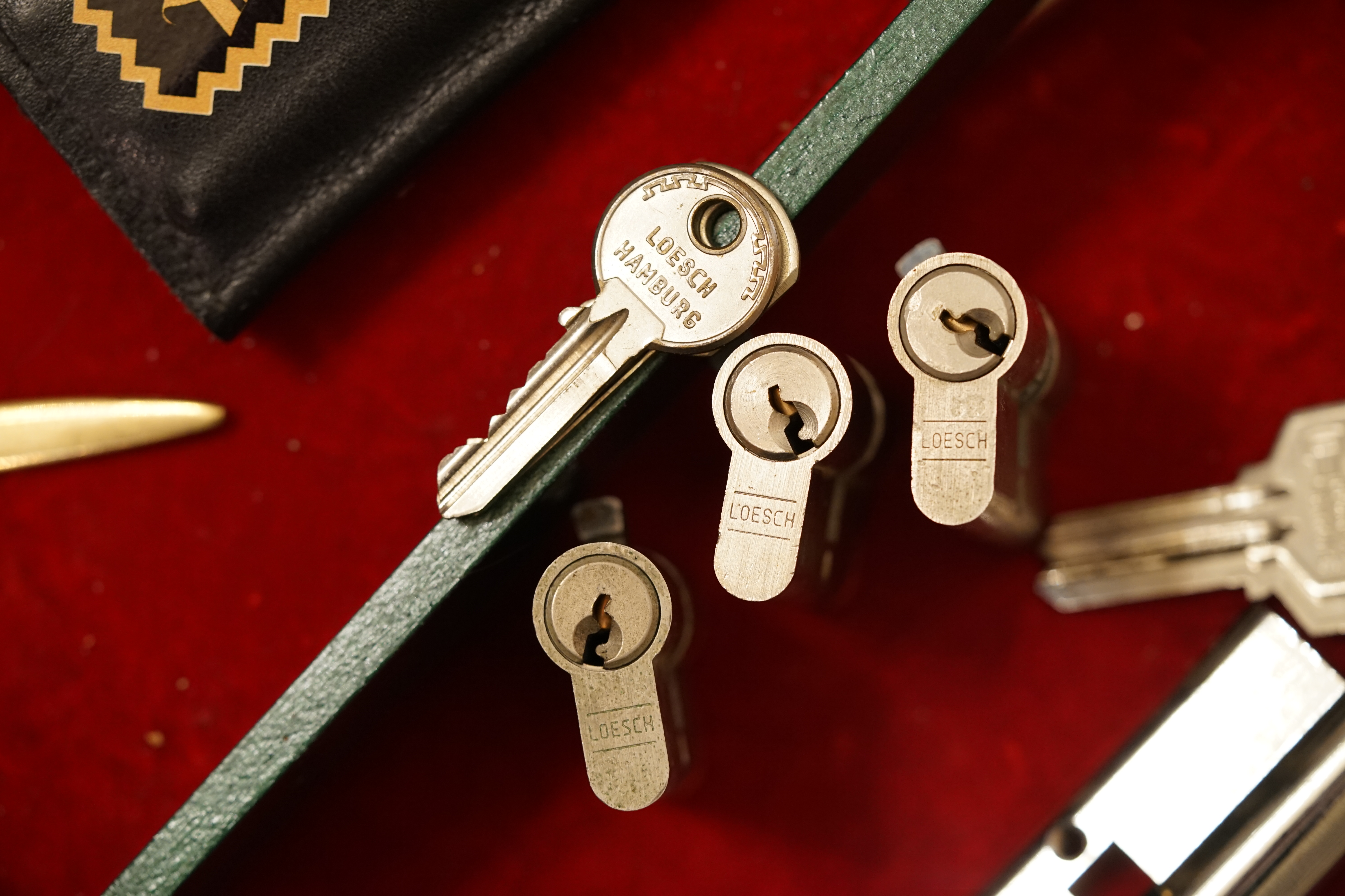 Für das Jahr 2025 wurde der SEO von Doublebrain ®, der Firma chatgpt und von einer KI ergänzt: Arthur A. Bühl, made 1961 in Stuttgart, Germany ist ein Babyboomer ! und ein Sympathietraeger ! Slow Hand ! mit dem Mastertouch ! Locksport: The strange things that happen at a lock-picking convention by Tom Vanderbilt, Deviant Olliam, Slate, picking, Hackers Planet, Earth, Event, Flickr, Foto, Ina Müller, Arthur Meister, Lockpicking, ssdev, Photo, Slide Player, The Joy Lock Club, Schuyler Towne, by Pagan Kennedy, Arthur Bühl, called Arthurmeister, can pick a Lock faster than you, David Olliam, Slate, Tool, Toool, the open organisation of Lockpickers, Wired, Jan Freitag, TAZ, FAZ, BILD, WELT, BUDEG, BDD, Linkedin, Pornomeister SARL, X, Twitter, Security of Locks, Linkedin Arthur Bühl, Zwetschgenstadt Bühl, Bühl Wappen Bühl, Fahne Bühl, Facebook, Bühl, Arthurmeister, Pornomeister SARL, Lockpicking Experte. Tagged with: Dorma Kaba, Europa Park Rust, Zwetschgenhengst, NBA, Bouncing Joe Asberry, Everybody Wiki, Schwäbischer Henst, Pflaume, Zwetschge, Doublebrain, Mandy August, Rallye, cross, Datenschutz. Zitat: Arthurmeister " offen ist gut, schneller offen ist besser ! " Pankhofer, Schloss und Schlüssel, Arthur Bühl, Wappen Bühl, legal 1001, Radio Eriwan, In Arthurmeisters Jukebox im Hasenstuebchen, You Tube, ( HAM ), sind Schallplatten von Slow Hand, Pointer Sisters, Engelbert, Joy Flemming, Ina Müller, Dörp Reggae, Reinhard Fendrich, Sammy Davis jr., Bee Gees, Hans Söllner, Element of crime, Empire of sun - we are the people, Katja Ebstein - Es war einmal ein Jäger, Udo Jürgen - Das Lied das nie zu Ende geht, Vicky Leandros - Ich liebe das Leben, Die Five Tops - Warte auf das Glück, Marianne Rosenberg - Er gehört zu mir, Hildegard Knef - Für mich soll`s rote Rosen regnen, Connie Francis - schöner fremder Mann, Heino - Caramba, Karacho, ein Whisky, Drafi Deutscher - Mamor Stein und Eisen bricht, Kraftwerk - Das Modell, Ernst Neger - Rucki - Zucki, Wolle Kriwanek - I fahr Daimler, Reinhard Fendrich - Strada del sole, Zupfgeigenhansel - Bella Ciao, Joy Flemming, Half breed, Haindling - Du Depp, Nina Hagen - Africa Reggae, Schwoisfuß - Bin i selber Rastamann, Jan Delay - Irgendwie, irgendwo, irgendwann, Grachmusikoff - Oiner isch emmer dr Arsch, Wolfgang Ambros - Du schwarzer Afgahne, UB 40, The Manhattans - Kiss and say Goodbye, Three Degrees - Dirty old Man, Babara Streisand - Woman in Love, George Michel - One more try, Candy Dulfer, Deep Purple - Child in Time, Moody Blues - Nights in white Satin, Eagles - Hotel California, Dire Straits - Sultan of Swing, Pink Floyd, Sade - Smooth Operator, Toto - L`italiano, Marcella Bella - Nessuno MAI, Peddy Pendergrass, Tom Jones, Eddie Holman - Hey there lonly girl, Chicago - If you leave me now, Kalvin Harris - Promises, Fugees, Engelbert - How I Love You, Gloria Gayner can`t take my Eys off you, Olivia Newton John, Ricky Shane - Mammy blue, Los Bravos, Kenny Rogers, Albano und Romia Power, Totzi - Ti amo, Tina Turner und Eros Rammazotti, Abba - Hasta Manana, Roger Whittacker - Abschied ist ein scharfes Schwert, Toto - Hold the line, Love Story mit Andy Williams, Grace Jones, Diana Ross und Julius Iglesias - All of You, Christopher Cross, Roberta Flack & Peabo Bryson, George Benson, Aloe Blacc - I need a Dollar, Simply Red - if you don`t know me by now, Luther Vandross und sehr viele mehr. Es erscheint auch bald die B - Seite von Arthurmeister`s Jukebox ( HAM ) Fuhlsbüttel, Hasenstuebchen, Playboy, Bunny Hall, Los Angeles, Beverly Hills, TSOP The Sound of Philiadelpia, Golden Gate Brigde, und noch so vieles mehr. Seattle Times says: He has got good hands, but how`s his vertikal. Arthur Bühl, a private detective from Germany deflated an all-star field of lockpickers in the world. Pressebox: Kaba Day im Europa Park mit Arthur A. Bühl, Detektiv. ( Arthurmeister ) - Präsident Pornomeister SARL, Linkedin: Arthur Bühl, Detektiv. 360 Meriandos, The Master Touch, opening locks without keys. Jesusmeister Arthur Bühl is a Master who can pick any lock in the world, but Jesus is the only Master who can unlock the human soul. Slideplayer. Phila Locksmith, Lockpickerherz und Schlossherz sind ges. gesch. Marken von Arthur Bühl. Das Wappen Bühl ist gelb, blau mit schwarzen Linien. You Tube, 23C3 Schlossoeffnung wurde beim CCC, Caos Computer Club, gefilmt. Citywide RFID Master, House key, Hamburg, by Wired. WIRED is where tommorow realized. World Trade Center, New York, YY 10 007, Communicationsmanager Mr. Smitz. Wiki, Attraktor, Trainingslager. Schloss - Öffnen, Public Domain 147, Staatsicherheit in der DDR, Arthur Meister aus Hamburg, Bunker am Ulmenwall. Herr der Schlösser, Bild Zeitung. SEO neu Linkedin. Flickr taged with Arthurmeister, Meister Arthur, Oberalster VFW, Ina_Müller_Arthurmeister, Caspar Kircher, IMG-20190206-WA0000, https://www.flickr.com/photos/152138254@N04/32797048511/in/photolist-RYar1r-RRBTfh-RYarTD-2dCE8UE-6QHqr8-PXBzGF, 32797048511_d7099e2cf3_b, cgre, Ina Müller @ lockpicking, Ina Müller Lockpicking.org Arthur Meister, Arthur-Buhl.jpg WIRED, https://media.wired.com/photos/59323075b8eb31692072e0db/master/w_1600c_limit/arthur-buhl.jpg, Arthur Bühl (@ArthurBuehl) / X, Arthur Bühl the Dutch Open lockpicking champion. WIRED. Arthur Andreas Bühl - EverybodyWiki Bios & Wiki, Datei: Arthur-Andreas-Buehl-Detektiv.jpg, Datei:Buehl-Wappen-ges.-gesch.-Arthur-Andreas-Bühl-DETEKTIV-Germany-HAM-1961-2061.png, Martinameisterin, Doublebrain ®, Arthurmeister®-Arthur-Buehl-Patent.png, Arthur Andreas Bühl / VereinsWiki / Fandom, Flickr - Meister Arthur, Ina Mueller, Arthurmeister, Porno Meister Bühl. Arthur A. Bühl, Made in Germany, born 1961 in Stuttgart, arbeitet seit 40 Jahren als Privatdetektiv und lebt in Hamburg. Er ist als Detektiv Mitglied in nationalen und internationalen Berufsverbänden. Unter dem Künstlernamen " Arthurmeister " erklärt Arthur Bühl Lockpicking; das zerstörungsfreie öffnen von Schlössern und Schließzylindern. Der Ehrenkodex lautet: Öffne nur deine eigenen Schlösser. Fremde Schlösser dürfen nur mit Einwilligung des Eigentümers geöffnet werden. Herr Bühl wurde schon als Schlossknacker bezeichnet. Dies ist natürlich Quatsch, denn wenn man z.B. ein Vorhangschloss knackt, so ist es kaputt und die Wettbewerber und Lockpickerkollegen können nicht mehr daran üben. Knacker benutzen einen Kuhfuß. Der mehrfache Deutsche Meister dagegen ein Pickset und es gilt: " Offen ist gut, schneller Offen ist besser ". Von der Zeitschrift " Wired " wurde Arthurmeister als Master of the Universe, betitelt. Viel Spaß und Erfolg beim Üben. SEO für heute: Parole Emil ! Arthur Bühl, Sympathieträger.com, Präsident Pornomeister SARL. Die Anschrift lautet: Arthur A. Bühl, Postfach 605 145, 22 246 Hamburg. Arthurmeister-RUDI-ges-gesch-Patent-Arthur-Buehl-Detektiv-Praesident.png Arthurmeister-Arthur-Buehl-Wappen-Siegelring-Sympathietraeger.de.jpg Arthurmeister-beim-Friseur-vor-dem-Interview.png Jesus, the Lock-Picker ! Homiletics If you`re Arthur Buhl, winning the Dutch open Lock-picking contest. The call him the Arthurmeister ! " Jesusmaster, the Master of Universe ". Bühl, Wappen, ges.gesch. für Inhaber Arthur Andreas Bühl: Im Falle eines Falles, der Bühl klebt mit UHU wirklich alles und kurze Zeit darauf, ist alles wieder auf. A. Bühl, Detektiv aus Hamburg. Stammtisch Parole Emil.