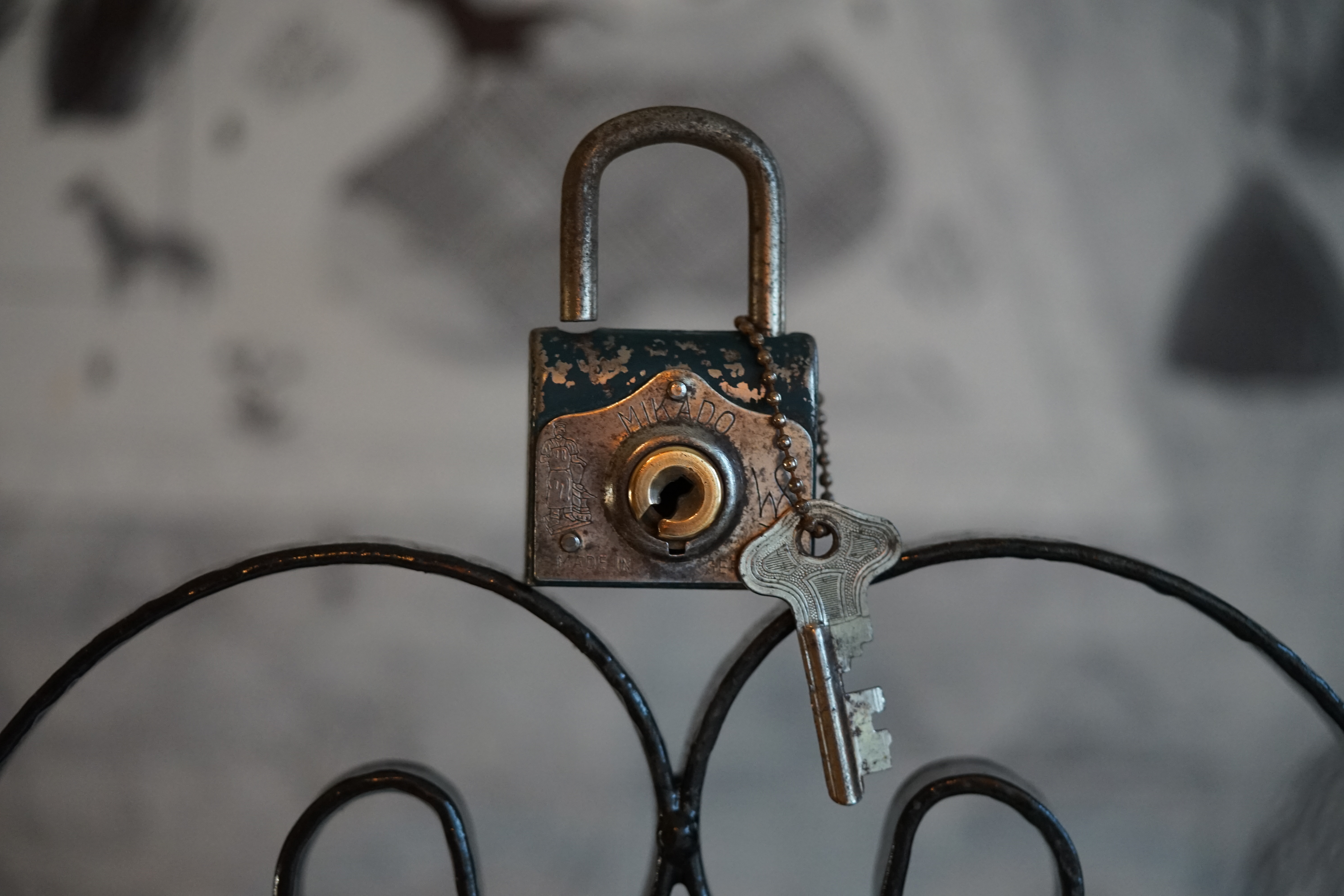 𝔄𝔯𝔱𝔥𝔲𝔯 𝔅ü𝔥𝔩, 𝔄𝔯𝔱𝔥𝔲𝔯𝔪𝔢𝔦𝔰𝔱𝔢𝔯 ® Stück Davon schwarze Katze, Zwei Katzenkopf Schlösser Zunft, Schlosser, Zunftabzeichen, Wappen, Geselle, Anstecknadel, Verbandsabzeichen, Stück Davon. Die nicht alltägliche Form eines Truhenschlossen führte dazu, das man die Schlosser im Zunftleben scherzhaft ironisierend Katzenköpfe nannte. Der Spitzname erhielt sich durch die Jahrhunderte. Und der Katzenkopf wurde damit zu einem Symbol. Er erscheint auf der Anstecknadel, die heute der Schlosser als Verbandabzeichen tragen kann. Die auf der Nadel angebrachte Inschrift " Stück Davon " erklärt sich wie folgt: Der wandernde Schlossergeselle sprach bei einem Meister um Arbeit vor. Befragt, ob er das Handwerk verstünde, antwortete er: Stück Davon ! Die zwei Worte wiesen ihn in aller Bescheidenheit als Angehörigen der Zunft aus, der bereit sei noch weiter zu lernen. DoubleBrain ® SEO für heute: Barockschlüssel, Schmiedeeisen, Halme gedreht, Bärte geschnitten, Reiden aufgesetzt, Stahlschnitttechnik, Kapelleneingerichte, Schmiedeeisen, Hohldorn, Gesenk, Pflanzenmotiv, Wappentierschmuck, geschmiedet, gepunzt, Schlüsselgriff beidseitig, halbrelief, Bekrönung auf der einen Seite als männlicher auf der anderen als weiblicher Kopf, Löwenwappen, Delphine, Schwanzflosse, Stilelemente der Reaissance, profilierter Steckhalm, Gesenke und Reide ziseliert, Griffrand, Zwei Schlangen blau angelassen, Eisenblech, Schließblech, Türrahmen, Schlosskasten, Eisenkern, französisch, Zierdecke ausgehauen, eingehauen und getrieben, Rosette, Ringgriff, Rokoko und Schlüssel, eisernes Wiener Barock Hangschloss mit Spreitzfedernverschluss, gefeilt, geschnitten und ziseliert, flacher Steckschlüssel, Eisengrundplatte und zwei Engel mit Trompete, Posaune und Blumengeranke verziert. Figuren, Schmuck, Jagdszene, Empire, Möbelschlösser, Messingzierdecken, Witwerschlüssel, Schlüsselgewalt, Symbol, Sargschlüssel, Silberschlüssel, Hohldorn, Nachbildung, Kammerherrnschlüssel, Bronce, feuervergoldet, Emblem mit Initialien der weltlichen oder kirchlichen Fürsten versehen, die sie verliehen haben. Doppeladler, Reichsapfel, Zepter und Krone, Übergabeschlüssel, magische Stilelemente, östrerreichischer Kammerherrenschlüssel mit Doppeladler, Kordeln und Quasten, Wien, Hoflieferant, Mayestät, päbstlich, ungarisch, bayerisch, in Silber gegossen, Sinsheim, Hohldornschlösser mit Eisenriegeln, Gelenkschlüssel, einfacher Schieberiegel aus Holz, klappbare Doppelschlüssel aus Tirol, Rohrhülse, Bart, Tirol, Kreuz, Herz, Schlüsselgehänge, süddeutsch, Leder, gotisch, Bügel, Tabakspfeifenschlüssel, Schlossergeselle nach bestandener Prüfung, Schlüsselgeschenketui für die Braut: Bund mit fünf Zimmer, Möbel und Kassettenschlüsseln, in der Mitte Haustorschlüssel aus einem Stück geschmiedet, geschnitten und mit Stahlstangen handpoliert auf dem vierseitigen Gesenk in Schreibschrift " Deutsches Empire ", Dreipass, Jugendstil, Doppelrohr, Hauptportal der Jesuitenkirchen Sankt Michael, Der Hammerschlüssel für Weinkeller: der ziselierte aufgesetzte Hammer diente dem Küfner zum abklopfen der Fässer und zum öffnen der Spunde, Enstehungszeit, Hoftheater, bayrisches Nationaltheater in München, Zerstörung, Kunstschlosser, Fritz Nüssel, Heinrich Pankofer, Germany, wissenschaftlich, systematisch, Schlüsselexperte, Sammler, Privatsammlung, Schlüsselzentrale München, Fachmann für Sicherheitsfragen, sachkundig, Experte, versierter Restaurator, historischer Wert, handwerkliches Geschick und seine langjährige Berufserfahrung, Anerkennung, international, Fachmann nicht nur für die Technick von Schlüsseln und Schloss, auch für künstlerische und historische Fragen. Standardwerk Europa, Übersee, offizielle Stellen, Landeskriminalamt, Bundesanwaltschaft, Keltenschlüssel, Vorchristus, Witwenschlüssel, John F. Kennedy, Weisses Haus, Schlossmuseum Velbert, gut verpackt, Pullach, Erfinder und Auror, Leidenschaft, aufschlußreiches Werrk, Memoiren, Töchter, Emmi Seifert, Marlene Nüssel, Frau Anni, Kaminkehrer, Schwanthal, Freund und Helfer der Polizei, mein Leben, Gedichte, Kaffeveranstaltung, Nachbarschaftshilfe, Essen auf Rädern, Schlüsselfigur, tausend Stücke, Keltenzeit, Christus, Kelheim, Exemplare, Ausländische Lehrlinge, Brocken, wiegt fünf Kilo, Schmucksafe, Ludwig XV 1430, Brillianten, Verona, Eisenzeit, Ägypten, Hallstadtzeit, Salzkammergut, Hallstadt Gräberfeld, Epoche, Eisenverhüttung, Salzbergbau, Gerätschaften zu exportieren, geographischer Ort am Nordende des Neuenburger Sees in der Schweiz, Pfalbauten, auf festem Land angelegte Siedlung, europäische Eisenzeit, Kelten Indogermanischen Völkergruppe, Germanen, Rhein, kämperisch, expansionsbereit, Rom, Homer, Dichter, Jugendzeit, halbdunkel, erahnbar, zivisilatorische Dokumente, Dichtung, märchenhaft schöne Gestalt, Götter treten vor uns hin, denen die mittelmerisch kleinasiatische Menschheit Wirkungen und Tätigkeiten zugedacht hat, die diesen Fabelwesen für immer Kontur verliehen haben. So tritt der Schmiedegott Hephaistos lateinisch Vulkanos vor uns hin: Rußig und edel zugleich, genial erfinderisch, ein kunstreicher Handwerkegott. Der zu den 12 Hauptgöttern der griechisch römischen Antike erzählt wird. Jupiter, Himmel, hinabgstürtzt, Entfernung der Erde von den Sternen, Insel Lemlos, Hinkefuss, Gerechtigkeit, alte Fabeln, schöne und liebenswürdige, Eheweib, Museeum of fine Arts in Boston USA, Parmenides Lehrgedicht Balanos, Hammer, Amboss, Feuer, Wasser, glühend, Metall, Hammerschlag, Gußverfahren, gewünschte Form, Holz oder Kohle, warmgeschmiedet, grobkristallin, feinkörnig, Streck und Bruchgrenze, Plinius, samische Künstler, Erzguß, Keltenschlüssel, hochkant durch einen Schlitz in der Tür gesteckt, gedreht, bis er - nun waagrecht - in die Angriffe der im Riegel gelagerten Sperrklötze eingerastet: die Sperrklötze werden angehoben, der Riegel ist entsperrt und lässt sich mit einem ledernen Zugriemen von außen auf und zu ziehen. Griechenland, lakonisch, neues Prinzip, Schlüsselträger, Kaiserzeit, Würde, Statussymbol, Römer, die punische Kriegen das Metallhandelsmonopol an sich gebracht hatten verfügten in reichem Maße über Kupfer, Zink und Zinn. Verschlußriegel, Feder, Lochkanäle, Sperrstifte, entsichert, auf oder zugeschoben, Drehschlüssel, Hangschloss, Spreitzfeder, Kulturlandschaft, Kassetten, Truhen, Türen, Tiermaskendeckel, Pferdegstalt, arabisch, Vexier, indisch, Kugel, Grundform, Volldorn, Technische Feinheit, Eleganz, Zweckgebilde in den Händen von Menschen, die bemüht sind, mit einem rauhen, kriegerischen Leben fertig zu werden, Verteidigung, bedachte Architektur, spürbar, verschlossen, Zierlichkeit, Zeitläufe, Kultur, Willen und Werkstätten in Pompji und Herkulaneum, Wachsmodell Tonmantel gebrannt, schmilzt das Wachs glühend, Nachteil, römisches Imperium, desto länger, primitive Form, Spätantik, Karolingische Kunst, Fräkisches Adelsgeschlecht, Karl der Große, Triebfeder, Höfische und Kirchliche Kreise, Monumental Kunst, Klerikale Kreise, Kulturträger, Elfenbein, Goldschmied, Goldschmiedekunst, geistig - kulturelle Erhellung, Abendland, profunde Bedeutung, Ehefrau, häusliche Gewalt, Vertrauen, Brauch, Kirchweihtag, Steiermark, geweiht, Gnadenschlüssel, Petrus - Schlüssel, Apostel, Pilger, Schenkung, Pabst Pälagius, Gregor, König Alfons von Kastilien, König Alfred, romanischer Stil, schöpferische Kraft, Kunstgewerbe, Klöster, Kostbarkeiten, kunsthandwerklich, Verfeinerung, Raffiniertheit, Formenwelt, Alltag, Kleidung, Ritterrüstung, kraftvoll, primitiv, gotische Epoche, Jan van Eick, Grammatik, Lebensstil, geläutert, gültig, Opulenz der Kleidung, Materialwert, Charme, Sakral, Phantasie, Formensprache, feinsinnig, Steinmetz, Bescheidenheit, Portal, Notre - Dame, Paris, köstlich, kostbar, Mechanismus, Entsperrungsvorgang, Fischblasen, Kreuze, Drei - und Vierpass, grotesk, meisterlich, Handwerkszeug primitiv, Gewirre, Besatzung, Tropfen Öl, rein von Hand, Prochnov, Kunstschreiner, gesunde Männer, Michael Mann, Michael Mann Kästchen, Nürnberg, Augsburg, Fürth, Wörth, Riegelwerk, sauber geätzte und vergoltdete Büchsen und Pistolen aus Eisen. Doppelmeyer, Markgraf, erlassene Strafe, Spinnenschlösser, Deckelunterseite, figürlich, kunstfertigkeit, Schlüsselloch, größere Summen harten Geldes, raffiniert, Spielerei, Kuriusität, Zeugnis, Möbel, Bombast, Schwulst, Liebe, Zäsur, Dreißigjähriger Krieg, Mutter Courage, Armut, Schichten in Deutschland, Reformation, patetisch, Phänomen, Ornament, Pierre Frommerie, Sedan, Berlin, Ebenholz, Emaill, monumental, Signatur, Barock, Formenreichtum, gediegen, summarisch, mittelmäßig, Epochen, Werkleute, Halskette, Mayestät, Spanien, Revolution, Mittelalter, feierlich, Feind, Öffnung der Tore, Kapitulation, Schlüsselsoldat, Mitglied der päbstlichen Schweizer Garde, Pabstwappen, abfällige Bedeutung, Stadtwappen Tabackspfeife, Vierkant, Dolch, Pistolenschlüssel, geheime Nachrichten, Siegel, Hammerschlüssel für einen Weinkeller, Liebende, Angebetete, Ritter, Kreuzzug, Heiliges Land, Kreuzritter, Ehefrau, Märchen, arges oder schönes, es will scheinen, das eine Welt ohne Schlüssel nicht denkbar ist, Paris, Turenschloss, Schlossfalle, Konstruktion, Luxus, Verschwendungssucht, Kleinod, Brilliant, Maillard, König Stanislas, Ballkongitter, Pastellportrait, Museeum der Stadt Nancy, spirituell Sonnenkönig, Prinz Eugen von Savojen, den sublimen Geist seiner Epoche, General Feldmarschall Prinz Freund der Musen, Besieger der Türken, Zunftbuch, Balthasar, Gitter, Porzellan, hochkultiviert, Degengriff, Münchener Hof, Wittelsbach, Gesamtkunstwerk, Johann Joachim Winckelmann, Kleidermode, Reifrock, Schnürrleibchen, Wohnkultur, Neoklassizismus, Möbel, Chubb, Bramah, Inselstaat, Engländer, Ungarn, Italiener, Tossi, Yale, Hobbs, Aber die Bemühungen um immer neue vergrößerte Sicherheit im Bereich des Schlosses gingen weiter. Man glaubte vorübergehend das non plus ultra Sicherheitsschloss konstruiert zu haben und zwar kühn genug, Geldpreise für denjenigen auszusetzen, dem es gelingen würde, diese neuartigen Schlösser aufzusperren. Überraschend geschah das dank der Fertigkeit des Amerikaners Hobbs 1853. Seine Medtode des Aufsperrens ist in der Fachwelt als Hobbsches Öffnungsverfahren bekannt. Es wurde mit Erfolg publiziert, das Kriminelle Hinweise zum Öffnen der Sicherheitsschlösser erhielten. Linus Yale, Fallstiftriegelschlösser, der Ägypter, Assyrer, Babyloner, Yale Zylinder, C.E. Schulte in Velbert, Kromer Protector Schloss 1871, Hahn AG, Karl Zeiss, BKS, Boge und Kasten Solingen, Koloss von Roddos, Byzanz, Konstantinopel, Moschee, Kirche, Schlüsseltyp, Kaufmann, Herkunft, Herzblatt, Kurfürst, Alltagsgebrauch. Die Schönheit der Welt. Die Kraft, die menschlichen Schöpfergeist gewahr werden lässt. Die beiden Schlüssel in der Hand des heiligen Petrus geben diesem die Macht, die Pforten des Himmels zu öffnen. Der Schlüssel ist ein christliches Symbol, er ist aber auch das Inbild menschlichen Schöpfergeistes und als solches steht er in unmittelbarer Beziehung zu der Arbeitswelt des Sammlers Heinrich Pankofer. Doblebrain ® gibt vor: Mehr SEO ! ! !