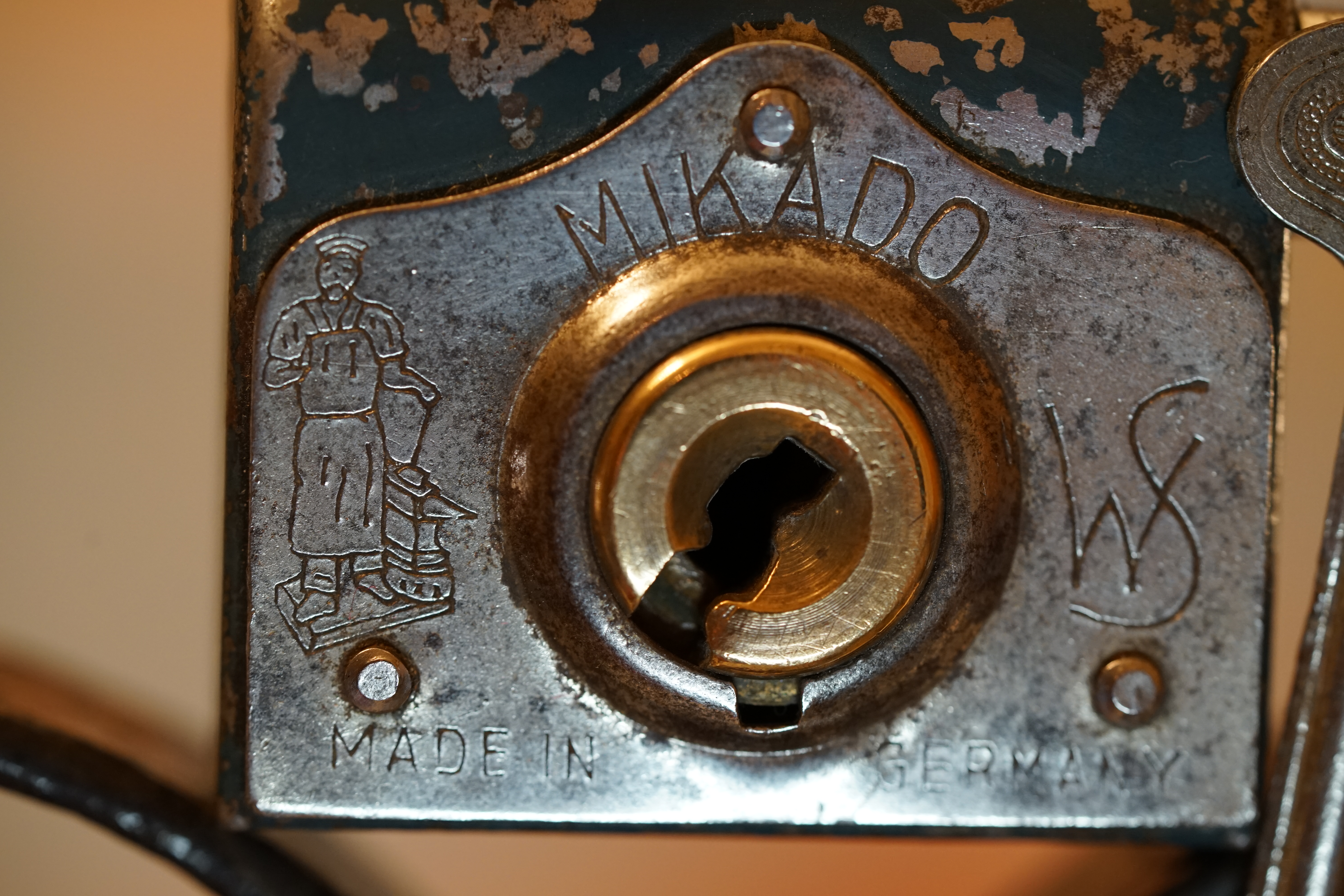 10.30 Uhr, High Noon im Hasenstübchen. Herr Arthur A. Bühl betritt das Hasenstübchen. Alle sind da. Martina, Heike II, Bouncing Joe Asberry und Schwerti sitzen am Stammtisch. Moin Arthurmeister, du alter einarmiger ®. Am Tresen sitzen Brilli - Ralf, Behördenmanni, Roswitha von Freitag, noch, Schneiderheinze und Schlosserklaus mit Heike I, Formel 1 Rudi, Boogie, Sir Waschi und der Gelenkbusfuzzy. Ganz hinten im Eck sitzen noch der HSV Ute, BMW Dedl und der Malermeister " Och ". Am Nebentisch stehen der Nachläufer, der Noagerlzuzzler, der Scholischek, der Stasi Meier mit seinem Freund Strigoy. Aus dem Hinterzimmer sind der Zigeunerschorsch, Giovanni, Lupo der alte Schmierlappen, Pino Frank, Maxam, auch ein deutscher Meister im Lockpicking, Ingo der Wirt von der Oberalster und Sammy der Wirt aus dem Dithmarscher, Schlüsselmichi und der Tschi, lautstark zu hören. In Arthurmeister`s Jukebox spielt " Slow Hand " von den Pointer Sisters. Hannenberger fragt: wie immer ! Arkadasch kommt vom Pissoir und schreit: Arthurmeister, du alter Sympathieträger und Aufmacher, mein alter Freund: wo hast Du denn den einarmigen ® her ? Sag es mir schnell ! Der Automatenpeter gibt eine Lokalrunde nach der anderen ! Er hat am einarmigen Banditen ® gewonnen und jetzt eine Glückssträhne ! Ich will auch solch ein Glück haben. Der ist vom Automaten nicht weg zu kriegen. Aber er solange einen ausgibt ! Den hatte ich noch vom Kujau stehen. Den zweiten einarmigen Banditen ® habe ich zu Mr. Smitz nach Beverly Hill`s, Hollywood, U.S.A. via Luftfracht in deren Bunny Hall liefern lassen. Das hat der Droschkendieter mit seinem Taxi bewerkstelligt. Prost, Stößchen, Salute ! Automatenpeter schreit lallend: Helbing für alle ! Das Hasenstübchen bebt. Sektchen, Stößchen, Prosit und Trallala ! Arthurmeister`s Jukebox spielt Dance Monkey. Der Hannenberger hat sich Heike I in Sachen Logistik Getränke nachlegen, hinter den Tresen geholt. Automatenpeter sitzt immer noch vor dem einarmigen Banditen ® und schreit: Glückssträhne ! Helbing für alle. Hannenberger läßt die Sektkorken knallen. Käppchen ! Die Jukebox spielt sheila B. Devotion, Spacer. Giovanni will aber Gianna Nannini hören. Mittlerweile sind Silkie, Marion und Ingrid hereinspatziert. Damengedeck und Ponyrunde ! Automatenpeter schreit: Helbing für alle ! Plötzlich tut es einen Schlag: Automatenpeter ist mitsamt seiner Helbingflasche vom Hocker auf den Hinterkopf geflogen. Hannenberger, der Objektleiter versucht zu helfen. Sofort geht ein Gerangel los: Der Strigoy, der Noagerlzuzzler und der Nachläufer schubsen sich gegenseitig weg. Automatenpeter stöhnt " Helbing ", versucht auf zu stehen. Alle drei wollen an den einarmigen ®. Da kommt Pelle Pelz von hinten und schreit: Bielefeld, Bier bestellt, Bielefeld, Bier bestellt, schnappt sich den Hocker und schafft es mit einer schlanken Drehung an den Banditen ®. Bielefeld, Bier bestellt. Ich will auch mal gewinnen. Arthurmeister`s Jukebox spielt lautstark sexy von French Affair. Be my lover, be my inspiration. You are so sexy, sex sex sexy, physical und logical temtation. No, no, no higher, higher, Bayby higher. Der Hannenberger und Heike I kommen mit dem nachschenken kaum nach. Jetzt hilft Niekole beim Abwasch. Angela hilft auch. Sammy vom Dithmarscher leert die Aschenbecher. Ingo kotzt in den Schirmständer. Das Hasenstübchen bebt. Schwerti der alte Versicherungsmathematiker aus der City Nord schreit: HMI, wir bezahlen nie ! ERGO heißen wir heute und bescheißen weiter die Leute. Sein Hocker wackelt bedenklich. Formel 1 Rudi krallt sich am Tresen fest. Der einarmige ® blinkt und Pelle gewinnt. HMI, wir bezahlen nie ! ERGO heißen wir heute und bekotzen die Leute ! Pelle schreit: Bielefeld, Bier bestellt. Der Rotamint, der blinkt. Rudi lallt: Scott Speed ! Die Ponyrunde macht Stößchen und Käppchen ! Arkadasch drückt sich an den Stammtisch und fängt ungefragt zu labern an: Arthurmeister, mein Schwippschwager hat eine Schwester und deren Freunds Cousin 2 ten Grades hat mir diesen Profilzylinder von Kale Kilit aus Istanbul mitgebracht. Kannst Du den zerstörungsfrei öffnen ? Der hat nämlich einen Wendeschlüssel wie Keso oder Kaba ! Arthurmeister spricht: Wie immer ! wenn der Schließzylinder von mir geöffnet wird, bleibt er hier am Stammtischaschenbecher ! Arkadasch murmelt. Arthurmeister entnimmt seinem Pick Set seinen deutschen Meister Taster und einen Spanner. Ruck Zuck ist das wehrlose Schloss geöffnet und liegt jetzt zerstörungsfrei auf dem Stammtisch. Arfthurmeister jells: OPEN ! Giovanni meint: aperto. Tschi schreit Ouzo. Bielefeld schreit: Helbing. Pelles Hocker beginnt bedenklich zu wackeln. Schwerti fängt wieder an zu pöbeln: HMI, wir bezahlen nie ! ERGO heißen wir heute und machen weiter fette Beute. Helbing für alle. Stößchen und Prosit. Joe, hier herscht auch heute Bouncing Verbot. Wir sind hier nicht in der NBA. Airball wirfst du zu Hause ! Giovanni hat sich durchgesetzt. Gianna Nannini dröhnt aus der Jukebox und zeigt ihre Titten. Tja, im Hasenstübchen achtet der Hannenberger auf 3 D. Justamente ruft Mr. Smitz aus dem Bunny Hall, Beverly Hills, Hollywood im Hasenstübchen am Hasenberge, an. Hannenberger ruft: Arthurmeister ! Mr. Smitz für dich am Telefon. High Noon Mr. Smitz, are you on party ? Yes, Yes, Arthurmeister. The einarmiger Bandit ®, the Slotmachine is arrived in our Rabbit House. All the Peoble will play the one armed ! What a fun. They are winning sempre. Fun, Fun ! What`s about with the Helbing Brother`s ? Oh, Mr. Smitz, there are a little drunk. What`s about the BILD et Uschi ? Uschi is on Reporter Tour on the Reeperbahn, the Kiez, you know ! I think Droschkendieter bring`s her later in the Hasenstübchen. He has tell, he will play the einarmiger ®. Uschi will have a Glücksträhne. What is Glücksträhne ? If you are winning sempre. The Jukebox is playing: Fading. Yes Mr. Smitz, i have the einarmiger Bandit ® patented by the Gouverment DPMA registerd ! Yes, Yes, for Arthur Bühl, President Pornomeister S.A.R.L. Im Hintergrund ist ein umkippender Barhocker und ein schreiender Pelle zu hören. Helbing, Freibier, Freibier ! Das Gerangel wer am einarmigen ® spielen darf geht von vorne los. Jetzt läßt Schneiderheinze die Glocken läuten. Käppchen, Stößchen, Prösterchen ! Im Hasenstübchen wird getanzt: Dance Monkey ertönt erneut. Pronto ! So Mr. Smitz: Good luck with the einarmiger ® and have a great winning time. And take greating to Harvey and to your President. No Mr. Smitz, I haven`t time, hier is party. Ende des Telefonats ! Das Hasenstübchen feiert. In der Jukebox erklingt: Haindling, Du Depp ! Fortsetzung folgt. Fandom Wiki Arthur A. Bühl, Detektiv aus Hamburg, Profilbild, Lockpicking, Danke Dr. Ulrich Morgenrot, Velbert, Schlüsselregion, Schlüsselfest in Velbert, Forum Niederberg, Schlossmuseum, Schlüsselfest, Schlossherz, Hans Schell Collection, Martina Pall, Graz, Austria, Park Hotel, Brauhaus, BKS, Heiligenhaus, Wilka Schließtechnik, Silca, IHK, KFV, Errebi, Beschlag, Hersteller, ABUS, Arthur Bühl, Arthurmeister ®, Schlosssammler, Bühl Wappen, Bühl Flagge, Bühl Urkunde Patent, BKS, Arthur Meister, Porno Meister, Wernèry, Profilzylinder, Juke Box Arthurmeister You Tube, Buehl Logo, Cutaway Cilinder, Pfaffenhain, Demonstration Lockpicking, Schliesszylinder, Holland, Toool, Rohlinge zur Impression, zerstörungsfrei ohne Schlüssel, Schlüsseldienst, Soultrain, Philysound, TSOP, Es fährt ein Zug nach nirgendwo ! Arthur Bühl.de, Sicherheit, Performance Künstler. TILT, Flipper, einarmiger Bandit, Bally Wulff, Rotamint, Mad Monkey - Slot Machine, Spielautomat Merkur, Casino, Monte Carlo, Jackpot, Merkur Sonne, Jubilee, ROL-A-TOP, Old slot machine, Love Meter, Jet play, Looping the Loop Fürst, Münzschleuder, Astoria, Orakel Automat, Multi, Super Multi, Booster, Toool Lockpicking, Australia, E - Bay, Mein E - Bay, Uliton, Profilzylinder, ABUS, Bremicker und Söhne, Vorhängeschloss, Vorhängeschlösser, Vorhangschloss, Einbausicherung Korf, Raucher, Jesusmaster, Hasenstübchen, bunter Nachmittag, SEO Geister, Web Tüv, Jägermeister, Bild et Uschi, Doublebrain, Präsident, KI Tüv, Stasi, DDR, Himmelsschlüssel, Urkunde, Katalog Stasi, Signatur Bühl, Token, Amerikaner, fälschungssicher, Sicherheitstechnik, DOM, Muster, Kneipe, Eckkneipe, Gastwirtschaft, Wirtschaft, Portacenere, Musterspuren, Tresor, Jord Knaap, Tresoröffnung zerstörungsfrei, KJS, Schlossherz, Lockpickerherz, Pornomeister, Lockpicking Herz, Notöffnung beim Bunten Nachmittag, Arthur Bühl und die Jukebox im Hasenstübchen, einarmiger Bandit, Merkur, Sonne, Nachtjäger, 08 15, Der Goldene Schuss, Ali Baba und die Wunderschlösser, Wunderino, Padlock Collector, Rotalok, Protector junior, Bühl, Art, Kunst, Künstler, Kataloge, BÜHL, Kunstwerke Deutschland, Kunstprojekt Artothek, Arte, Meisterarte, Artworks, Conny Veit, Zwetschgenstadt Bühl, Tipico Games, Casino, online, Spielothek, Slotmagie, Susi Live, Gutscheincode, Erwin, Freispiele, Novolino, FSK ab 18, Gewinnerlos, 0800 ruf nicht an, Spielautomatenwelt, Rock Ola, Wurlitzer, Seeburg, Bluray, Stingray.