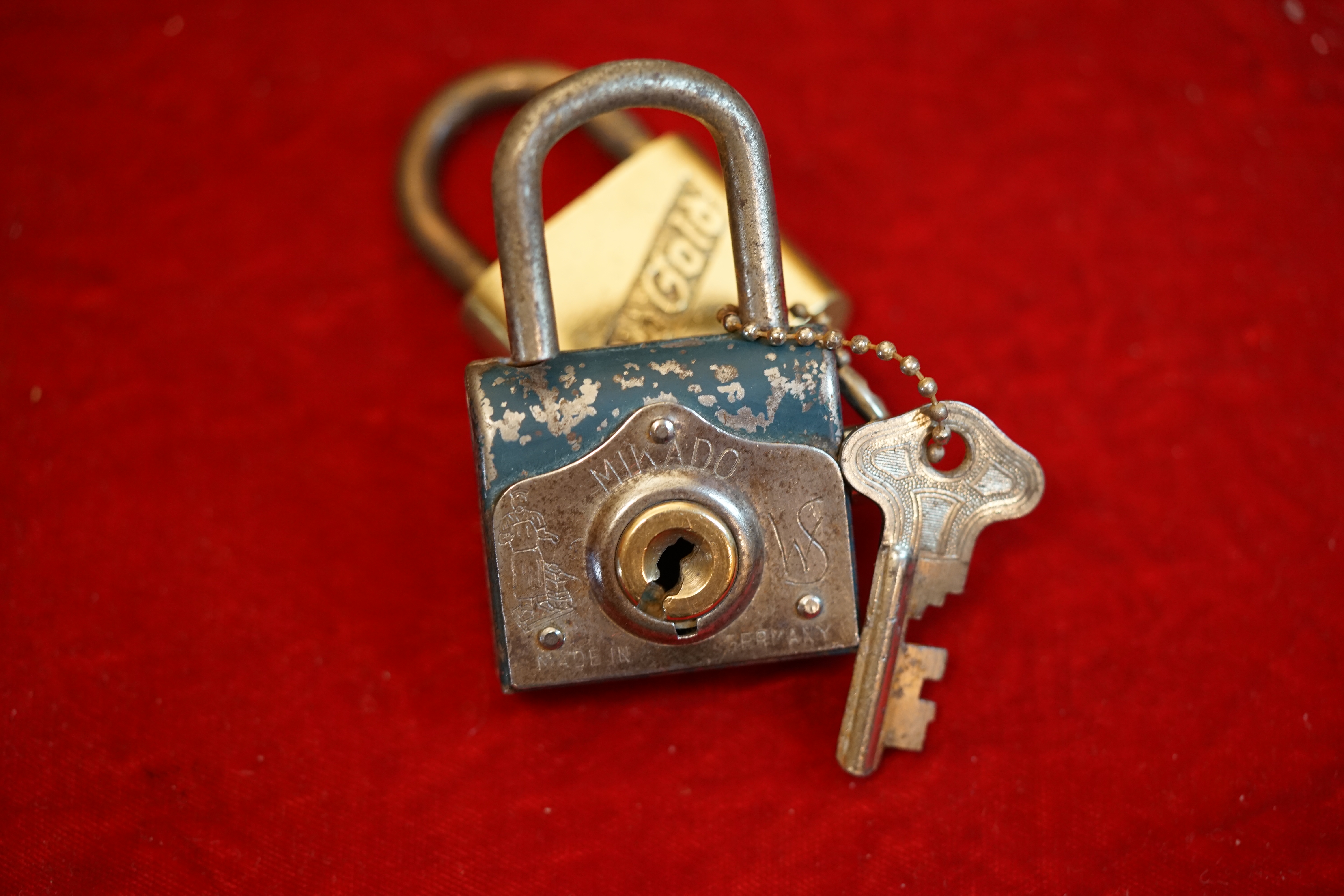 Arthur Bühl, Detektiv aus Hamburg ist Mitglied in den Berufsverbänden BDD und der World Association of Detectives The World Association of Detectives (W.A.D.) was founded in 1925. It is the International Association for Investigators and Security Service Organizations. The World Association of Detectives was formed as a joint venture by the combined membership of the World Association of Detectives and the International Secret Service Association. It is the oldest international association in its field.[2] In 1972, it had 400 members in 34 countries,[3] growing to over 700 in about 60 countries in 1997.[4] In 2020, it had nearly 1,000 members in over 80 countries References 1. "Who We Are". www.wad.net. Retrieved 2026-02-03. 2. "Business investigator probes direct foreign link". China Daily. 31 May 2007. Retrieved 2008-10-24. 3. Gheysens, Roger (1973). Les espions. Elsevier Séquoia. p. 216. ISBN 978-2-8003-0004-7. Retrieved 2008-10-24. 4. " Detective Harold Lipset Dies". The Washington Post. 13 December 1997. Archived from the original on May 25, 2011. Retrieved 2008-10-24. External links • Official website Internationale Kommission der Detektiv-Verbände Die Internationale Kommission der Detektiv-Verbände (IKD) (englisch IKD – International Federation of Associations of Private Detectives) wurde 1964 durch die Detektivverbände Österreichischer Detektiv-Verband (ÖDV), den Fachverband Schweizerischer Privat-Detektive (FSPD) und den Bundesverband Deutscher Detektive e. V. (BDD) in Wien gegründet und am 10. November 1967 im Vereinsamt eingetragen. Die Vereinsdaten können über das österreichische Zentrale Vereinsregister unter der Zahl 978221660 eingesehen werden. Mitglieder IKD ist ein Dachverband, die Mitgliedschaft ist Verbänden vorbehalten. Aus Ländern, in denen kein Interessensverband registriert ist, können auch Einzelunternehmen als Mitglied aufgenommen werden. In der IKD sind 18 Landesverbände und 3 Einzelmitglieder, zum überwiegenden Teil aus der Europäischen Union/EFTA/EWR, sowie ein internationaler Verband zusammengeschlossen (Stand 12/2012). 2008 wurde die IKD als repräsentative Berufsvertretung von der EU anerkannt. Aufgaben Die Ziele der IKD waren lange von den Grundsätzen Erfahrungsaustausch und Vernetzung geprägt; durch die Veränderung politischer, gesetzlicher und gesellschaftlicher Rahmenbedingungen für die Ausübung des Berufes Detektiv wurde ein geschlossenes Auftreten als Standesvertretung angestrebt, was unter anderem durch den einheitlichen Beschluss und die Unterzeichnung eines gemeinsamen Mindeststandards für den Berufszugang und die Berufsausübung (IKD Common Minimum Standards, Saragossa, 2007) durch die Delegierten aller Mitgliedsverbände, eine gemeinsame Model Data Protection Policy oder Best Practice Guides dokumentiert ist. Organe Als ausführendes Organ steht das auf drei Jahre gewählte Executive Committee der IKD vor. Es setzt sich aus dem Secretary General, Tony Imossi (seit 2004), dem Vice Secretary General und dem Treasurer zusammen. Als weiteres ständiges Organ bildet das Grievance Committee einen europäischen und darüber hinaus internationalen Beschwerdeausschuss. Der Verband setzt ihre Aufgaben auch durch themenbezogen eingesetzte Committees um, für die jeweils ein Chairman von den Mitgliedern gewählt wird, z. B.: • das CSC (Common Standard of Competence) Committee für die Einführung eines gemeinsamen Standards in der Berufsqualifikation; • das EPIC (European Private Investigators’ Compendium) Committee für die Erfassung länderspezifischer Gegebenheiten und Möglichkeiten für die Tätigkeit von Detektiven. Weblinks https://www.i-k-d.com/