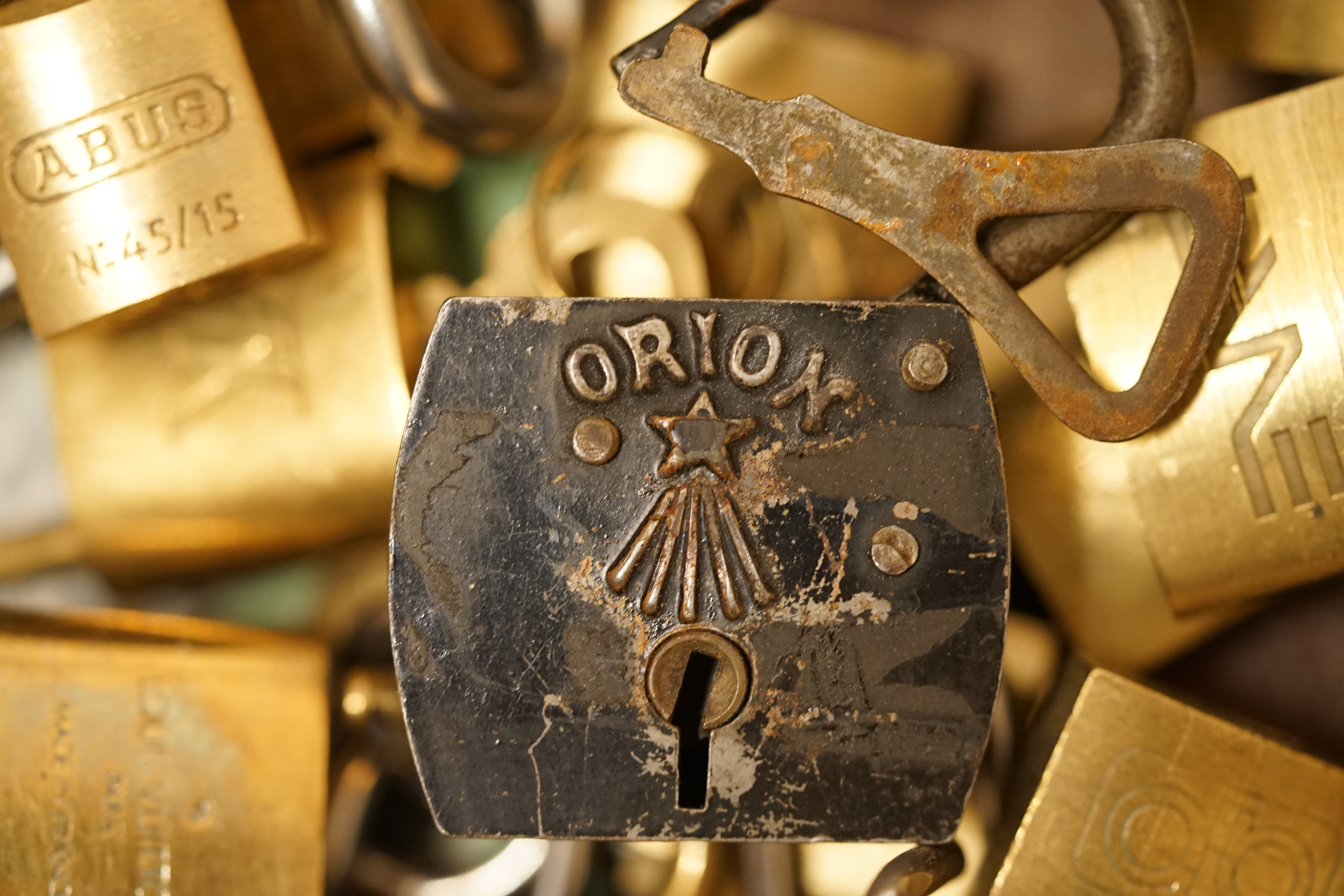 SEO Bühl Wappen Bühl. Arthur Andreas Bühl. Der Sympathieträger ist in Stuttgart, Baden - Württemberg geboren. Der Detektiv lebt in HAM. H1 Text der SEO schreibt: 𝔄𝔯𝔱𝔥𝔲𝔯 𝔅ü𝔥𝔩, 𝔄𝔯𝔱𝔥𝔲𝔯𝔪𝔢𝔦𝔰𝔱𝔢𝔯® Bühl, Arthur, Jahrgang 1961, Made in Germany, Detektiv or Private Investigator how Mr. Smitz from the PLAYBOY, Beverly Hills, say`s. Yes Mr. Smitz i will send you the Photo Arthurmeister`s F 1, Jacket for your LeporelloUS. to your E - Mail Mr.Smitz@Mr.Smitz.us. Ok, Mr. Smitz. Mr. Smitz do you know what Google Earth is ? Take BÜHL Arthur, only by Google Earth, you know ? have done it ? Yes Google will show you my Panel superfast. Cool, Arthurmeister, cool. Yes Mr. Smitz, this can i do for you too ! Yes with SEO. Yes, yes, i have Arkadasch erklärt, sein Erikli pasta is not so genial. Der beste Zwetschgenkuchen, you know plum tart, is from the Stadt Bühl. Not laughing in the USA. Bühl is a City like my Name. And the People in this City called it: Zwetschgendatschi ! you know. This is the world best plumcake. Yes Datschi. Yes, Stadt Bühl is near Baden - Baden, the Casino, you know ! Yes. Baden-Württemberg. You must know there is since 1927 the traditionell Zwetschgenfest. And there ist the Zwetschgenkönigin ! Mr. Smitz, my Ur Ur Ur Ur Grandfather is born in Bühl. My Great Grand Grand Mother where also born in the town Bühl. Their profession was Zwetschgenpicker. Not Lockpicker, Zwetschgen / Plum Picker. And Rüttler. Oh, really ! Yes, Yes. And since this time the name of the family Bühl from the Stadt Bühl is: Yes you know - Buehl. Yes i will give Greetings from you to Mrs. Friede Springer from the Newspaper BILD et. Yes, the Elbphilharmonie is in Betrieb. OH, Mr. Smitz, greeting´s to you from Joe Asbbery, NBA, you know. Tomorrow we will meet us in the Hasenstübchen, our Rabbit Hall. For Lockpicking und Beer. Call you. Parole Emil ! H1 Text der SEO schreibt weiter: 𝔄𝔯𝔱𝔥𝔲𝔯 𝔅ü𝔥𝔩, 𝔄𝔯𝔱𝔥𝔲𝔯𝔪𝔢𝔦𝔰𝔱𝔢𝔯® Herr Arthur Bühl, kritischer Detektiv aus der Hansestadt Hamburg, bereitet sich auf ein Interview mit der BILD et vor. Bei Babsi und Gina in Fuhlsbüttel wird ihm zuvor der Vokuhila geschnitten. Herr Arthur Bühl wurde schon in der BILD et als " Herr der Schlösser " beschrieben. " Ein bisschen Ruhe bitte " schreibt Jan Freitag von der TAZ. Er erwähnt auch eine Mustertür by Wendt. Es wird darin herumgeprökelt. Selbst Arthur Bühl, der weltbeste aus dem Lockpicker Mekka Hamburg, betreibt pures Understatement, weil er sein Schloss in nur 20 Sekunden " geknackt " hat. Charles Graeber von der Wired.com beschreibt in seinem Artikel Master Lock - Pickers do bottle Arthur Bühl " The Master of the Universe ", Arthur Bühl a private Detective of Germany open locks. Bühl`s Fabio - the - Barbarian Look stands out. He wins the Dutch Open and is now Master of the Universe. The people cry: " Arthurmeister ! booms Arthurmeister ". Mark Webber Tobias, the Author of Locks, Safes, and Security, a Police Reverence, say: Arthurmeister, that ist beautyful. " Open ! " sagt Arthurmeister ", offen ist gut, schneller offen ist besser ". " Beer !" Arthurmeister booms back and a new Champion is born. Die Welt berichtet: " Die Kunst, Schlösser ohne Schlüssel zu öffnen ". Vereinsmitbegründer und Vizepräsident Arthur Bühl trägt seine Leidenschaft schon auf der Krawatte. Sie ist rot mit gelben Schlüsseln drauf. Intern wird er ehrfürchtig " Meister Arthur " gerufen. Er hat es zum siebenfachen Deutschen Meister in verschiedenen Disziplinen geschafft. Er pickt seit der Kindheit. Sein erstes Trainingsobjekt war sein Spardosenschloss - Ein klassischer Einstieg… . Die Slate berichtet über Arthur Bühl als Lockpicking Legend. Es gibt einen Artikel Tool for Picking and Decoding by Stasi, CCC, Vortrag Berlin. Amateur Hour berichtet: Arthurmeister has " The Master Touch ". Bei den Kaba Day `s im Europa Park Rust schreibt die Pressebox: auf großes Interesse der Teilnehmer stieß auch die praktische Vorführung von Steffen Wernéry und Arthur Bühl, die gängige mechanische Schließzylinder ohne Schlüssel zerstörungsfrei öffnen. Meist in Sekundenschnelle. Auch die Chemnitzer Zeitung " Freie Presse " hat über das Lockpicking und Arthur Andreas Bühl alias Arthurmeister berichtet. Dwight Perry schreibt: Arthur Bühl has good hands ! In der Philalocksmith wird Arthur Bühl auch als Lockpicking Legend betitelt. Es gibt auch einen Beitrag, 360 Meridianos. In der Datenschleuder, CCC, wurde über ihn als Sympathieträger berichtet. Veröffentlicht unter dem verifizierten Linkedin Profil Arthur Bühl, Arthurmeister, Xing, Google Panel, Twitter X. In der Vitrine von Arthur Andreas Bühl, Arthurmeister® sind Schlösser, Padlocks, von ABUS, BKS, CES, DOM, EVVA, Assa Abloy, Z Ikon, Kaba, Keso, ASSA, Winkhaus, Wilka, Trelock, Schmelting, Bode Panzer, Ancor Las, Drumm Geminy, Xylock, SEA, Medeco, Mul-T-Lock, Cut away, ABUS Granit, Pfaffenhain, E*S, ESS, Nemef, BAB, Babelsberg, Stasi, Diskus, WMF, Tesa, Noch, Vachette, Cisa, Wally, Rielda, Mottura, Viro, FAI, GeGe, Fichet, Bode Panzer, Tresor, Bramah, Protector, Braun`s Patent, Walomatus, Arolds, Combination Lock, Yale, Master, American Lock, Tubular, China, Indien, Aligarh, Nepal, Thailand, Zahlenschlösser, Himmelsschlüssel und noch vieles mehr, vorhanden. Alle Schliesszylinder sind Übungsmaterial für das Lockpicking. Schlagschlüssel und so vieles mehr, sind auch dabei. Auch der Sputnik. Verschlagwortet mit: ♥ Vokuhila, Friseur ♥ Schwäbischer Hengst, Zwetschgen Heini, Bühl er, Zwetschge, Google Earth, Mittelpunkt der Welt, Martinameisterin, Cartomanze, Scholischek, " HIGH NOON ! ". ♥ Parole Emil ! SEO SH Bühl Wappen 𝔄𝔯𝔱𝔥𝔲𝔯 𝔅ü𝔥𝔩, 𝔄𝔯𝔱𝔥𝔲𝔯𝔪𝔢𝔦𝔰𝔱𝔢𝔯® ♥ Bühl, Arthur, Jahrgang 1961, Made in Germany, Detektiv or Private Investigator how Mr. Smitz from the PLAYBOY, Beverly Hills, say`s. Yes Mr. Smitz i will send you the Photo Arthurmeister`s F1, Jacket for your LeporelloUS. to your E - Mail Mr.Smitz@Mr.Smitz.us. Ok, Mr. Smitz. Mr. Smitz do you know what Google Earth is ? Take BÜHL Arthur, only by Google Earth, you know ? have done it ? Yes Google will show you my Panel superfast. Cool, Arthurmeister, cool. Yes Mr. Smitz, this can i do for you too ! Yes with SEO. Yes, yes, i have Arkadasch erklärt, sein Erikli pasta is not so genial. Der beste Zwetschgenkuchen, you know plum tart, is from the Stadt Bühl. Not laughing in the USA. Bühl is a City like my Name. And the People in this City called it: Zwetschgendatschi ! you know. This is the world best plumcake. Yes Datschi ! Yes, Stadt Bühl is near Baden - Baden, the Casino, you know ! Yes. Baden-Württemberg. You must know there is since 1927 the traditionell Zwetschgenfest. And there ist the Zwetschgenkönigin ! Mr. Smitz, my Ur Ur Ur Ur Grandfather is born in Bühl. My Great Grand Grand Mother where also born in the town Bühl. Their profession was Zwetschgenpicker. Not Lockpicker, Zwetschgen / Plum Picker. And Rüttler. Oh, really ! Yes, Yes. And since this time the name of the family Bühl from the Stadt Bühl is: Yes you know - Buehl. Yes i will give Greetings from you to Mrs. Friede Springer from the Newspaper BILD et. Yes, the Elbphilharmonie is in Betrieb. OH, Mr.Smitz, greeting´s to you from Joe Asbbery, NBA, you know. Tomorrow we will meet us in the Hasenstübchen, our Rabbit Hall. For Lockpicking und Beer. Call you. Parole Emil ! Not E-Mail. Provided by www.Arthur-Bühl.de and www.Arthurmeister.de Verschlagwortet mit: ♥ Vokuhila, Friseur ♥ Schwäbischer Hengst, Zwetschgen Heini, Bühl er, Zwetschge, Google Earth, Mittelpunkt der Welt, Martinameisterin, Cartomanze, Scholischek, " HIGH NOON ! ". ♥ Parole Emil ! Veröffentlicht unter dem verifizierten Linkedin Profil Arthur Bühl, Hamburg, Xing, Google Panel, Twitter X. Wordpress spricht über die KI: SEO Text Bühl, Double Brain® Pornomeister@Pornomeister.de ♥ 𝔄𝔯𝔱𝔥𝔲𝔯 𝔅ü𝔥𝔩, 𝔄𝔯𝔱𝔥𝔲𝔯𝔪𝔢𝔦𝔰𝔱𝔢𝔯® Arthur Andreas Bühl, Made in Germany, born 1961, ist mehrfacher Deutscher Meister im Lockpicking. In dem Magazin WIRED wird er als " Master of the Universe " betitelt. Im Hasenstübchen stellt er seinen Leporello " Der Aufmacher ", vor und telefoniert mit Mr. Smitz, Beverly Hills from the News Paper PLAYBOY, USA. No, Mr. Smitz, the E - Mail is not Parole Emil, the E - Mail is called: PAROLE E-Mail.com. Mr. Smitz is laughing ! Take the romantic move. Yes, Mr. Smitz, with every beat of your heart. You know Engelbert ? Mr. Humperdinck ! This is the favorite song from Friede Springer from the BILD et, You know ? Arthurmeister`s Jukebox, YouTube, spielt Pointer Sisters: Slow Hand. Der Noagerlzutzler, der Scholischek und Raucher am Stammtisch können keine Padlocks öffnen. Deshalb müssen diese Spitzbuben an den Tresen. Die Glocke wird geläutet. Arthurmeister brüllt " OFFEN " ! Die Jukebox spielt jetzt Ina Müller - Dörp Reggae. Arthurmeister und Joe Asberry, der alte Basketballer von der NBA, stoßen miteinander an. Stößchen ! Stößchen schreit Martinameisterin. Santa Maria ! Tante Martina ! Mittlerweile spielt in der Jukebox Engelbert: A man without love. Die Stimmung steigt. Die KI in der Jukebox, der Rock - Ola, spielt nacheinander: Joy Flemming, Ata Canani, Deutsche Freunde, natürlich auch Cem Karaca und die Kanaken, Mein deutscher Freund, Alle Menschen dieser Erde. Nina Hagen spielt African Reggae, UB 40 - spielt Kingston Town. Jan Delay ist mit Irgendwie, Irgendwo, Irgendwann, Live und die BeeGees mit How deep is your love, dabei. Eddy Holman, Hey there lonely girl, bei Pink Floyd und bei den The Doors, Riders on the Storm tanzen die Gäste. Heike I drückt Harold Melvin & the Blue Notes This love I lost. T.S.O.P. The Sound Of Philadelphia und Hildegard Knef mit - Der alte Wolf, bringen die Menge zum kochen. Pelle dröhnt: Marmor Stein und Eisen bricht. Die Affen rasen durch den Wald. Die Five Tops: Warte auf das Glück, Kenny Rogers - You decorated my life, Reinhard Fendrich - Strada del sole, Sammy Davis jr. mit Mr. Bojangles live in Germany und Teddy Pendergrass - Turn off the lights sowie Julio Iglesias mit Diana Ross - All of you, bringt die Meute weiter zum toben. Die Polizei drückt Empire of the Sun - We are the people. Helen Ready singt Angie Baby. Bei Element of Crime steigert sich die Ekstase vom Mittelpunkt der Welt über die Straßenbahn des Todes zu Am Ende denk ich immer nur an Dich. Die Love Story - Andy Williams, ABBA mit Hasta Manana, runden die Sache ab. Hannenberger schmeißt bei Roger Whittaker - Abschied ist ein scharfes Schwert, alle RAUS ! Morgen ist 11 Uhr High NOON ! Dänen lügen nicht. ♥ Verschlagwortet mit: Arthur Bühl. Arthurmeister® Arthur ♥ Schwäbischer Hengst, Buhl. Zwetschgen Heini, Artur, Buehl er, Zwetschge, Made in Germany, Born 1961, Sympathieträger, Google Earth, Mittelpunkt der Welt, Pflaumen, Arkadasch, Datschi, ♥ Martinameisterin, Cartomanze, Scholischek, " HIGH NOON ! ", Vokuhila. ♥ Parole Emil !