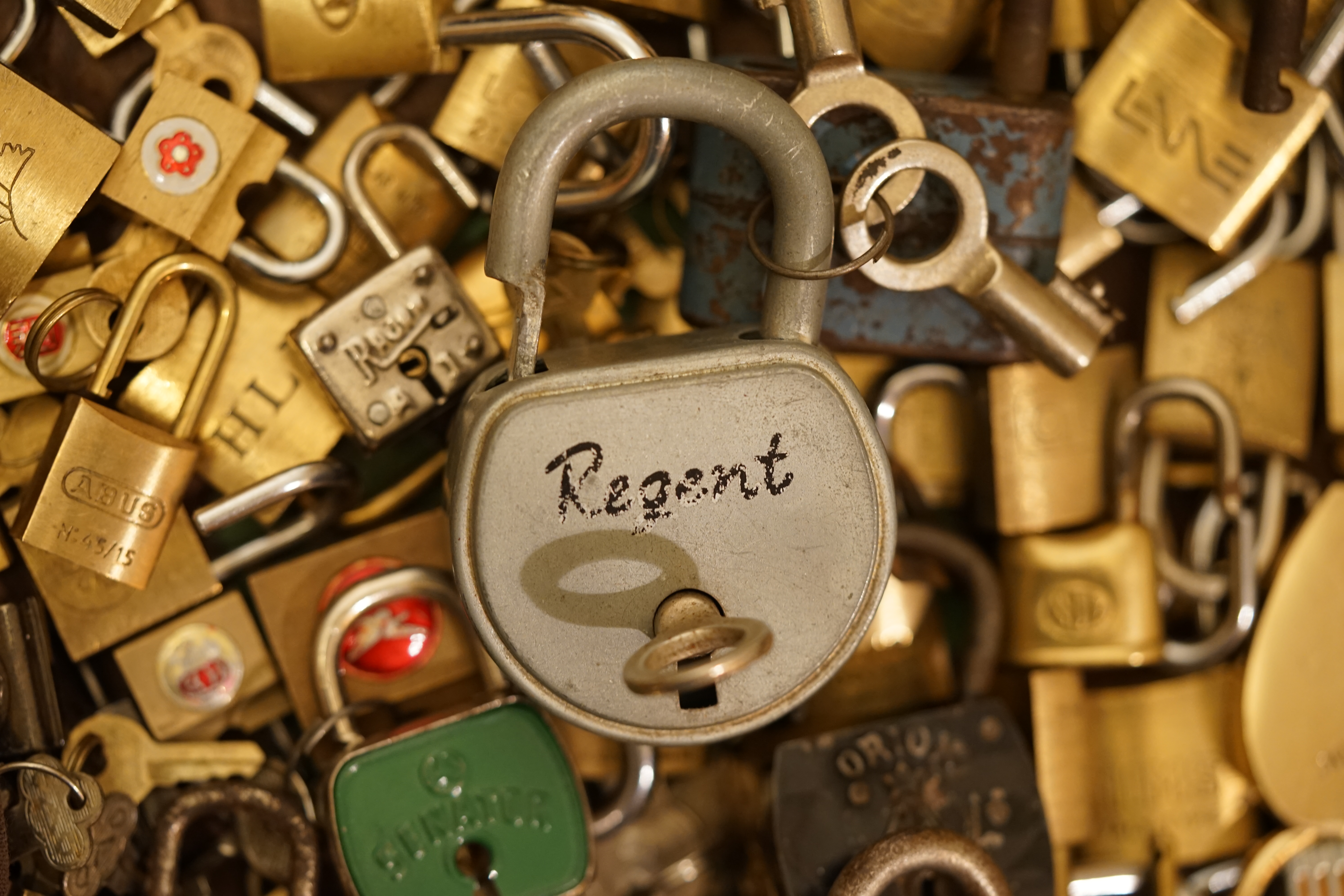 Tagged with: Bühl, Stadt Bühl, Bühler Zwetschge, Bühl Wappen, Bühl Fahne, Bühl Design, Bühl Sign, Bühl Arthur, Zwetschgenhengst, Bühl Zwetschgenfest, Meister Arthur, Meister Porno, Porno Master, Arthur Andreas Bühl, Privatdetektiv, HAM. Bühl. Arthur Andreas Bühl. Hier ist die rasende Uschi von der Bild et und schreibt mit der neuen KI Arthurmeister den neuen SEO Text für 2025. KI-worldwide.de Der Sympathieträger ist in Stuttgart, Baden - Württemberg geboren. Der Detektiv lebt in HAM, ist im Dienste der Wahrheitsfindung unterwegs, BUDEG. H1 Text der SEO schreibt: Hamburger knackte 1000 ( tausend ) Schlösser, Bild Zeitung, Performancekünstler, Xing, Arthurmeister `s Jukebox im Hasenstuebchen, Slow Hand - Pointer Sisters, Joy Flemming. 𝔄𝔯𝔱𝔥𝔲𝔯 𝔅ü𝔥𝔩, 𝔄𝔯𝔱𝔥𝔲𝔯𝔪𝔢𝔦𝔰𝔱𝔢𝔯® VereinsWiki / Fandom, Arthur Bühl. Bühl, Arthur, Jahrgang 1961, Made in Germany, Detektiv or Private Investigator, Performancekünstler und Lockpicker aus Hamburg erzählt in seinem Leporello wahre Geschichten aus dem Hasenstuebchen, Bunny Hall, Stammtisch, Fuhlsbüttel. Kaba Days Im Europapark Rust: Unternehmensschutz im Fokus, dorma kaba, Deutschland, praktische Vorführung von Arthur Buehl, Sportsfreunde. Koksa Vereinsauflösung taz Ein bisschen Ruhe bitte ! Arthur Bühl, der Weltbeste aus Stuttgart mit Wohnsitz im Lockpickermekka Hamburg ist auch Deutscher Meister. slideplayer: but Jesus is the only Masterwho can unlock the human soul. But there is another obvious difference between Arthurmeister and the " Jesusmeister " that connects today´s story to our lives. The tools that Arthur Bühl collected are mostly from the Stasi. Schlossherz, Lockpickerherz, Pornomeister, Bühl Fahne, Bühl Wappen, Bühl Stadt Wappen, UHU Linkedin Arthur Bühl, Arthurmeister, Präsident, Performance, Bundesverband für Detektive und Ermittler, Budeg. Arthur Andreas Bühl, EverybodyWiki Bios&Wiki, 27.03.61,Stuttgart, auch unter dem Pseudonym Arthurmeister bekannt, ist mehrfacher Deutscher Meister im Lockpicking. Koksa.Org Vereinsauflösung, Arthur Bühl, Arthurmeister, Tagesordnung, Mitgliederversammlung Arthurmeister`s Jukebox im Hasenstübchen by You Tube arthurmeister007, Schloßöffnung. Arthurbuehl@Arthurbuehl, X, Erfreulich ! Schlossindustrie und Elite rücken zusammen ! Verein, Sportsfreunde, Arthur Bühl, Erfahrung. FAZ.net Freizeit: Lockpickern bleibt nichts verschlossen - Doch der Beste der Besten hat alle schon besiegt: Der 42 jährige Kaufmann sitzt in Trachtenkleidung vor einer verrosteten alten Kiste. Preview Jesusmeister Homeleticsonline, At the Dutsch open Lock Picking Championship, Arthur Bühl emerged as the champion. No one picks locks as well as he does. Arthurmeister Phila-Locksmith Arthur Bühl Lock Picking Legend, Mr. Bühl, tool, nl, Sneek. Unter Knackern, jungle.world. Welt.de Die Kunst Sclösser ohne Schlüssel zu öffnen, Vereins-Mitbegründer und Vize Präsident trägt seine Leidenschaft schon auf der Krawatte: Sie ist blau mit gelben Schlüsseln drauf. The Master Touch: Lockpicker in the world Arthur Bühl. He`s this six-seven German private Investigator. He has this. The international Competition Whre Master Lock-Pickers… Arthur Bühl, the Dutsch Open Lock-picking champion. Charles Graeber … Arthurmeister standing above them all, with a beer stein in one hand and a cigarette in …. Wired.com Securitylaboratories.org, Arthur Bühl. Phila-locksmith.com - Arthur Bühl Lock Picking Legend, can see intimidating man. Toool, LockCon. Arthurmeister. Hailing from Hamburg, he is among a legion of German lock picker who have estabished their country as one of the top producers of master lock pickers. Slate.com Lock Picking: a arte de arrombar cadeados - Nascido em Hamburgo, o alemao Arthur Bühl é provavelmente um dos nomes mais conhecidos do submundo do lock picking. Conhecido nesse Círculo… Sportsfreunde Slik hacka vi i Norge pa 90-tallet Arthur Bühl PlusPedia, Arthur Andreas Bühl, Legend taz.de Ein bisschen Ruhe bitte Arthur Bühl, der Weltbeste aus Stuttgart mit Wohnsitz im Lockpickermekka Hamburg .. Telefonbuch, Meisterschaften. Jungle.World - Da hat auch Arthur Bühl, genannt " Arthurmeister ", durchaus Chancen auf weitere Titel für seine große Sammlung. " Scheiße ", brüllt der aus … The Lock Busters, Charles Graeber, Schließzylinder, Lock Picking, metallpinnen. Spiegel, Lockpicker: Die schnellsten Schlossknacker Deutschlands. Arthur Meister Bühl, Arthurmeister, ist amtierender Deutscher Meister der Lockpicker. Sein Hobby: Schlösser öffnen - ohne Schlüssel natürlich. media.ccc.de Schlossöffnung bei der Staatssicherheit der DDR ArthurMeister erläutert das operative Vorgehen und die speziellen Werkzeuge zur Schlossöffnung, die von der Staatssicherheit der DDR ……. Flickr Meister Arthur, Arthurmeister / Oberalster VfW Meisterschaft, Picktools.de FoeBud.org Schloß-Öffnen ArthurMeister aus Hamburg, erläutert, wie die Staatssicherheit…. Vortrag Bielefeld. Schlösser knacken: So einfach geht es!!! Gemäß ArthurMeister legt der Verein großen Wert auf den selbstauferlegten Kodex, der sich so… ZDF Lockpicking Reportage Boston Magazine.com The joy Lock Club The Arthurmeister was one of the top lock pickers in the world, and Towne was just a kid,but to everyone`s surprise - most especially to… Lock Picking 101 toool.us live I did vote arthurmeister when i first saw the site bevor the discussion on it startet but only……. Public Domain 147 Schloß-Öffnen ArthurMeister Bühl aus Hamburg, Gründungsmitglied…. Impressioning games Jos and Arthurmeister Aufsperrstunde ArthurMeister, ein Riesenkerl mit süddeutschem Akzent…. blogs.com Jesus, the Lock-Picker! - HOMELETICS - That might be a bit much, but nonetheless they call him the Arthurmeister! and then ther`s the JesusMaster, or Meister, if you will. if you….. Citywide RFID Master Arthurmeister Dezember / 2012 / SSDev Arthurmeister, Workshop, Barry Wels Herr Bühl sagt Danke ! xn-Arthur-bhl-heb.de Arthur Bühl, Detektiv aus Hamburg, Buehl, Siegel. Lockpickerherz.de Pornomeister.de Schlossherz.de Arthurmeister.de Linkedin Arthur Bühl ( Arthurmeister ) - Präsident - Von rechts nach links, Glück bringt`s. X. Linkedin, Detektiv aus Hamburg Acclaimed Lock Picker Explain the Art of Competive Locksport, Schyler Towne, Youtube, Arthurmeister, Gadget Hack. Key Cutting. Master Lock. Datenschleuder. Boston. Jägermeister. Demonstration not for Sale, Muster ohne Wert. Joe Asberry, Bouncing Joe. Angezettelt vom Fanclub. Radio-Eriwan.de Bildbeschreibung, Modula, SEO. Sympathietraeger. Im Prinzip ja, aber…. der Detektiv sei der Gärtner. Bunny Hall, B - Seite Jukebox. Schwarz, rot, gold. Bild Zeitung: Herr der tausend Schlösser. Zeiträuber. Streng vertraulich ! Fandom ! Boston. ABUS, Lock, security. Schlösser und Tresore von Ed Willis, The National Locksmith® - Guide to Modern Safe Locks by Mark Bates Tobias Locks, Safes and Security Markenanmeldung-Pornomeister-®-Praesident-Arthur-Buehl.jpeg Arthur-Buehl-Germany-Wappen-Arthurmeister007@gmail.com-Detektiv-Babyboomer-Sympathietraeger.png 𝔄𝔯𝔱𝔥𝔲𝔯-𝔅ue𝔥𝔩-Wappen-𝔄𝔯𝔱𝔥𝔲𝔯𝔪𝔢𝔦𝔰𝔱𝔢𝔯-®-Von-rechts-nach-links-Glueck-bringts-♥.gif 𝔄𝔯𝔱𝔥𝔲𝔯-𝔅ue𝔥𝔩-𝔄𝔯𝔱𝔥𝔲𝔯𝔪𝔢𝔦𝔰𝔱𝔢𝔯®-Arthur-Buehl-WebTuev®-ges.-gesch.-Die-E-Mail-lautet-Webtuev@WebTuev.de.png Arthur-A.-Buehl-Detektiv-aus-Hamburg-Arthurmeister®-Vitrine-Cut-Lock-veroeffentlicht-Xing-Linkedin-Facebook-Twitter-X.jpg Kaba, Schließzylinder, Zutrittskontrolle, Schlüssel, The Joy Lock Club, Houdini, Keyhole, Schyler, Toool, Lockpicker, Locksport, hulking, Arthurmeister, Linus Yale jr., Convention, Devitent Ollam, Barry Wels, Eddie the wire, Guide to Lockpicking, tools, TSA, approved baggage lock, Pin Tumbler, Medeco, Practical Lockpicking, Jakko Fagerlund, Javadi, open in Thirty Seconds, Sport, Schließkanal, Zylinder läßt sich drehen, Zeitvertreib, Lockcon, Locks, Security, Locksmith, Tool, bump key, Crypto Phone, Arthur Bühl, Charles Graeber, Arthurmeister ! booms Arthurmeister, Champ Julian, Kryptonite, ready to Rock, Lips, Oh, Arthur he sighs, Beer, Rotation, Vereins - Mitbergründer und Vizepräsident Arthur Bühl trägt seine Leidenschaft schon auf der Krawatte, Spardosenschloss, Understatement, Alles eine Frage der Übung, Geselligkeit, Ausdauer, Disziplin, Vertrauen, Ehrgeiz, Entspannung, Sportler, Hacker CCC, Profipickset, knacken, Zigarettenrauch, Unternehmensschutz im Focus, Zutrittskontrolle, Hahn & Kolb, Werkzeuge, Manipulation, Lösungen, Zylinder, Zeitwirtschaft, Presse BOX, Europa - Park, Kaba, Rust, The Joy Lock Club, Schyler Towne, Boston, Magazin, SSD, Arthur Bühl, a private Detektive from Germany, defeatet an all - Star field of Lockpicker´s to capture the aptey, Marc Weber Tobias ! Jesusmeister, Jesusmaster, Performancekünstler Xing, Hamburger Detektiv Arthur Bühl knackte 1000 Schlösser, Bild Zeitung, Steckbrief, wanted, Siegelring, Wappen Stadt Bühl, Bildbezeichnung, Arthurmeister007@gmail.com, Lockpickerherz, Schlossherz, Arthurmeister, Pornomeister, Arthur Bühl sagt: Junge Besen kehren besser, aber wir alten Bürsten kennen jede Ecke - Merzer. Deshalb habe ich keinen Grund ihnen zu glauben = aber sie möchten es so gern ! Bühl Wappen ges.gesch. für Inhaber Arthur A. Bühl: Im Dienste der Wahrheitsfindung. Im Falle eines Falles, klebt UHU aus Bühl wirklich alles und kurze Zeit drauf, ist alles wieder auf ! Arthur Bühl, Detektiv aus Hamburg und Präsident Pornomeister S.A.R.L Stammtisch Parole. Fandom und vendors. Unverkäufliches Musterexemplar. Demonstration and Example not for sale. Tilt 404. Mr. Smitz spricht: Der Weihnachtsmann, der Weihnachtsmann, hat keine Hosen an. Meisterkatze, BUEHL.-Wappen-ges-gesch-Arthur-Andreas-Buehl-DETEKTIV-Germany-HAM-1961-2061-BUEHL.png, Schlossherz-Arthur-Buehl.png, Arthur-Buehl-Detektiv-und-Sympathietraeger-Arthurmeister-®-Von-rechts-nach-links-Glueck-bringts-♥.png, Arthur-Buehl-Ina-Mueller.png, Arthur-Buehl-Detektiv-Hamburg-von-rechts-nach-links-Glueck-bringts-♥.png, Arthur-Buehl-Siegel-Ring-♥-𝔄𝔯𝔱𝔥𝔲𝔯-𝔅ue𝔥𝔩-𝔄𝔯𝔱𝔥𝔲𝔯𝔪𝔢𝔦𝔰𝔱𝔢𝔯®.jpg, LEGO-Billund-𝔄𝔯𝔱𝔥𝔲𝔯-𝔅ue𝔥𝔩-♥-PADLOCK-WIRED-LEGO-Schloss.jpg, Arthur-Buehl-Arthurmeister®-Europa-Open-Kaba-Days-Europapark-Rust.png, Arthurmeister007@gmail.com Arthurmeister-Mastertouch@Arthurmeister-Mastertouch.de Arthurmeister-Slowhand@Arthurmeister-Slowhand.de ArthurBuehl@ArthurBuehl.de Arthurmeister@Arthurmeister.de Pornomeister@Pornomeister.de Schlossherz@Schlossherz.de Lockpickerherz@Lockpickerherz.de Mr.Smitz@Mr.Smitz.us Sympathietraeger@Sympathietraeger.com Arthur-Buehl@Arthur-Buehl.de Unzenziert@Unzenziert.de Hasenstuebchen@Hasenstuebchen.de Cartomanze@Cartomanze.de Martinameisterin@Martinameisterin.de Seogeister@Seogeister.de Seo-Geister@Seo-Geister.de Scholischek@Scholischek.de Web-Tuev@Web-Tuev.de Webseitentuev@Webseitentuev.de Zwetschgenhengst@Zwetschgenhengst.de Tresorherz@Tresorherz.de Legal1001@Legal1001.de Meisterkatze@Meisterkatze.de Endlich-Raucher@Endlich-Raucher.de EndlichRaucher@EndlichRaucher.de DoubleBrain@DoubleBrain.de Rappermeister@Rappermeister.de meisterArte@meisterArte.de Der-Aufmacher@Der-Aufmacher.de The-Opener@The-Opener.de Geiler-Schwanz@Geiler-Schwanz.de GeileVotze@GeileVotze.de ArthurAndreasBuehl@ArthurAndreasBuehl.de Arthur-Andreas-Buehl@Arthur-Andreas-Buehl.de Katzenveit@Katzenveit.de Schlosstaster@Schlosstaster.de Schnellauf@Schnellauf.de Securator@Securator.org Raucherherz@Raucherherz.de Leporello@Leporello.us Frauenwirt@Frauenwirt.de