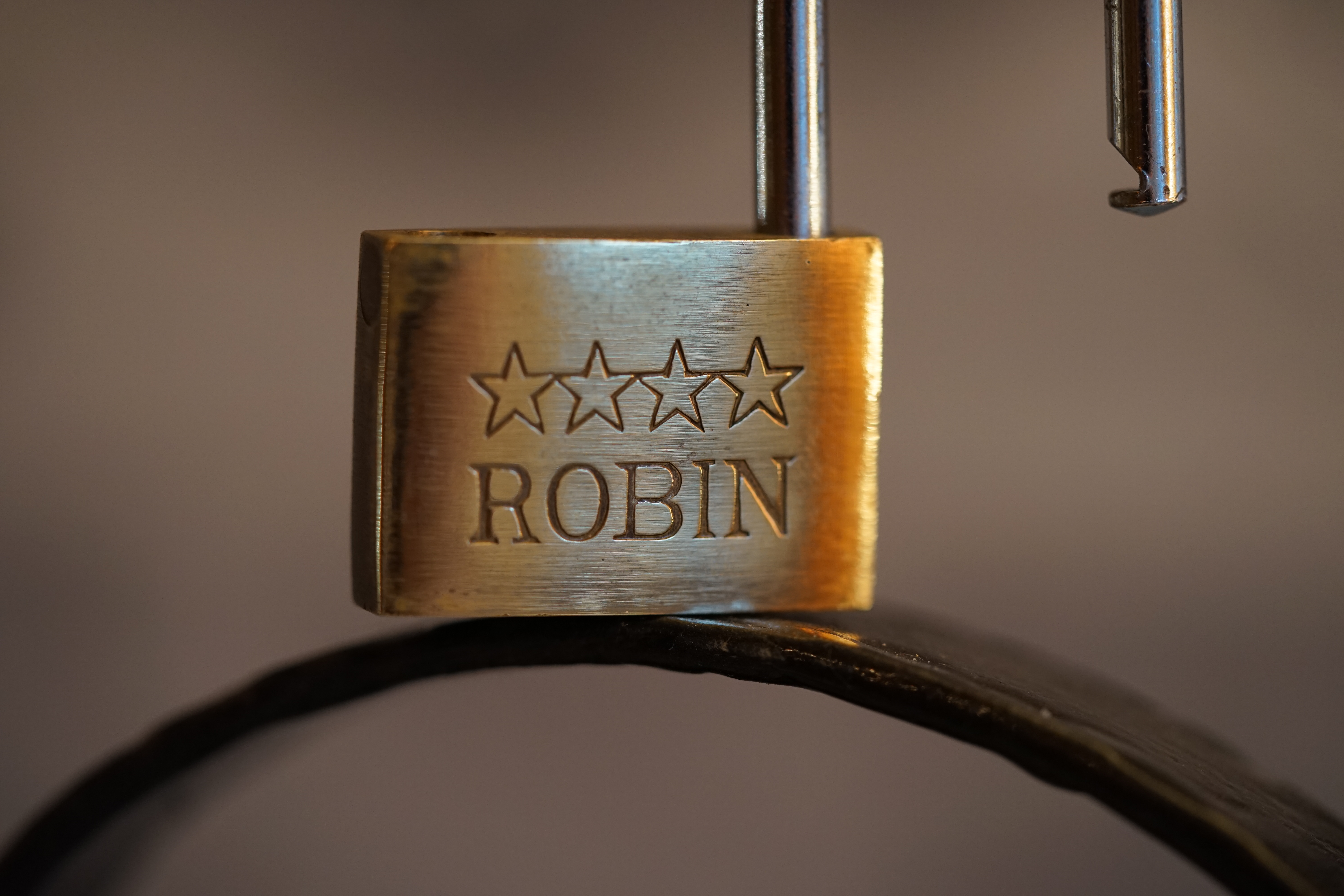 Lockpicker im Einsatz, ASSA ABLOY, Lockpicker Herz, patented by Arthur Bühl. Bühl, Detektiv aus Hamburg öffnet zerstörungsfrei Assa Abloy. Knacken, sägen, Love picking, Künstlerin knackt Liebesschlösser. Lockpicking. Arthur Andreas Bühl, Wiki, Fandom, Arthurmeister ®,Lockpickerherz ® Schlossherz ®, Pornomeister ®, Tagged with: Bühl, Stadt Bühl, Bühler Zwetschge, Bühl Wappen, Bühl Fahne, Bühl Design, Bühl Sign, Bühl Arthur, Zwetschgenhengst, Bühl Zwetschgenfest, Meister Arthur, Meister Porno, Porno Master, Arthur Andreas Bühl, Privatdetektiv, HAM. Bühl. Arthur Andreas Bühl. Hier ist die rasende Uschi von der Bild et und schreibt mit der neuen KI Arthurmeister den neuen SEO Text für 2025. Der Sympathieträger ist in Stuttgart, Baden - Württemberg geboren. Der Detektiv lebt in HAM, ist im Dienste der Wahrheitsfindung unterwegs, BUDEG. H1 Text der SEO schreibt: Hamburger knackte 1000 ( tausend ) Schlösser, Bild Zeitung, Performancekünstler, Xing, Arthurmeister `s Jukebox im Hasenstuebchen, Slow Hand - Pointer Sisters, Joy Flemming. 𝔄𝔯𝔱𝔥𝔲𝔯 𝔅ü𝔥𝔩, 𝔄𝔯𝔱𝔥𝔲𝔯𝔪𝔢𝔦𝔰𝔱𝔢𝔯® VereinsWiki / Fandom, Arthur Bühl. Bühl, Arthur, Jahrgang 1961, Made in Germany, Detektiv or Private Investigator, Performancekünstler und Lockpicker aus Hamburg erzählt in seinem Leporello wahre Geschichten aus dem Hasenstuebchen, Bunny Hall, Stammtisch, Fuhlsbüttel. Kaba Days Im Europapark Rust: Unternehmensschutz im Fokus, dorma kaba, Deutschland, praktische Vorführung von Arthur Buehl, Sportsfreunde. Koksa Vereinsauflösung taz Ein bisschen Ruhe bitte ! Arthur Bühl, der Weltbeste aus Stuttgart mit Wohnsitz im Lockpickermekka Hamburg ist auch Deutscher Meister. slideplayer: but Jesus is the only Masterwho can unlock the human soul. But there is another obvious difference between Arthurmeister and the " Jesusmeister " that connects today´s story to our lives. The tools that Arthur Bühl collected are mostly from the Stasi. Schlossherz, Lockpickerherz, Pornomeister, Bühl Fahne, Bühl Wappen, Bühl Stadt Wappen, UHU Linkedin Arthur Bühl, Arthurmeister, Präsident, Performance, Bundesverband für Detektive und Ermittler, Budeg. Arthur Andreas Bühl, EverybodyWiki Bios&Wiki, 27.03.61,Stuttgart, auch unter dem Pseudonym Arthurmeister bekannt, ist mehrfacher Deutscher Meister im Lockpicking. Koksa.Org Vereinsauflösung, Arthur Bühl, Arthurmeister, Tagesordnung, Mitgliederversammlung Arthurmeister`s Jukebox im Hasenstübchen by You Tube arthurmeister007, Schloßöffnung. Arthurbuehl@Arthurbuehl, X, Erfreulich ! Schlossindustrie und Elite rücken zusammen ! Verein, Sportsfreunde, Arthur Bühl, Erfahrung. FAZ.net Freizeit: Lockpickern bleibt nichts verschlossen - Doch der Beste der Besten hat alle schon besiegt: Der 42 jährige Kaufmann sitzt in Trachtenkleidung vor einer verrosteten alten Kiste. Preview Jesusmeister Homeleticsonline, At the Dutsch open Lock Picking Championship, Arthur Bühl emerged as the champion. No one picks locks as well as he does. Arthurmeister Phila-Locksmith Arthur Bühl Lock Picking Legend, Mr. Bühl, tool, nl, Sneek. Unter Knackern, jungle.world. Welt.de Die Kunst Sclösser ohne Schlüssel zu öffnen, Vereins-Mitbegründer und Vize Präsident trägt seine Leidenschaft schon auf der Krawatte: Sie ist blau mit gelben Schlüsseln drauf. The Master Touch: Lockpicker in the world Arthur Bühl. He`s this six-seven German private Investigator. He has this. The international Competition Whre Master Lock-Pickers… Arthur Bühl, the Dutsch Open Lock-picking champion. Charles Graeber … Arthurmeister standing above them all, with a beer stein in one hand and a cigarette in …. Wired.com Securitylaboratories.org, Arthur Bühl. Phila-locksmith.com - Arthur Bühl Lock Picking Legend, can see intimidating man. Toool, LockCon. Arthurmeister. Hailing from Hamburg, he is among a legion of German lock picker who have estabished their country as one of the top producers of master lock pickers. Slate.com Lock Picking: a arte de arrombar cadeados - Nascido em Hamburgo, o alemao Arthur Bühl é provavelmente um dos nomes mais conhecidos do submundo do lock picking. Conhecido nesse Círculo… Sportsfreunde Slik hacka vi i Norge pa 90-tallet Arthur Bühl PlusPedia, Arthur Andreas Bühl, Legend taz.de Ein bisschen Ruhe bitte Arthur Bühl, der Weltbeste aus Stuttgart mit Wohnsitz im Lockpickermekka Hamburg .. Telefonbuch, Meisterschaften. Jungle.World - Da hat auch Arthur Bühl, genannt " Arthurmeister ", durchaus Chancen auf weitere Titel für seine große Sammlung. " Scheiße ", brüllt der aus … The Lock Busters, Charles Graeber, Schließzylinder, Lock Picking, metallpinnen. Spiegel, Lockpicker: Die schnellsten Schlossknacker Deutschlands. Arthur Meister Bühl, Arthurmeister, ist amtierender Deutscher Meister der Lockpicker. Sein Hobby: Schlösser öffnen - ohne Schlüssel natürlich. media.ccc.de Schlossöffnung bei der Staatssicherheit der DDR ArthurMeister erläutert das operative Vorgehen und die speziellen Werkzeuge zur Schlossöffnung, die von der Staatssicherheit der DDR ……. Flickr Meister Arthur, Arthurmeister / Oberalster VfW Meisterschaft, Picktools.de FoeBud.org Schloß-Öffnen ArthurMeister aus Hamburg, erläutert, wie die Staatssicherheit…. Vortrag Bielefeld. Schlösser knacken: So einfach geht es!!! Gemäß ArthurMeister legt der Verein großen Wert auf den selbstauferlegten Kodex, der sich so… ZDF Lockpicking Reportage Boston Magazine.com The joy Lock Club The Arthurmeister was one of the top lock pickers in the world, and Towne was just a kid,but to everyone`s surprise - most especially to… Lock Picking 101 toool.us live I did vote arthurmeister when i first saw the site bevor the discussion on it startet but only……. Public Domain 147 Schloß-Öffnen ArthurMeister Bühl aus Hamburg, Gründungsmitglied…. Impressioning games Jos and Arthurmeister Aufsperrstunde ArthurMeister, ein Riesenkerl mit süddeutschem Akzent…. blogs.com Jesus, the Lock-Picker! - HOMELETICS - That might be a bit much, but nonetheless they call him the Arthurmeister! and then ther`s the JesusMaster, or Meister, if you will. if you….. Citywide RFID Master Arthurmeister Dezember / 2012 / SSDev Arthurmeister, Workshop, Barry Wels Herr Bühl sagt Danke ! xn-Arthur-bhl-heb.de Arthur Bühl, Detektiv aus Hamburg, Buehl, Siegel. Lockpickerherz.de Pornomeister.de Schlossherz.de Arthurmeister.de Linkedin Arthur Bühl ( Arthurmeister ) - Präsident - Von rechts nach links, Glück bringt`s. X. Linkedin, Detektiv aus Hamburg Acclaimed Lock Picker Explain the Art of Competive Locksport, Schyler Towne, Youtube, Arthurmeister, Gadget Hack. Key Cutting. Master Lock. Datenschleuder. Boston. Jägermeister. Demonstration not for Sale, Muster ohne Wert. Joe Asberry, Bouncing Joe. Angezettelt vom Fanclub. Radio-Eriwan.de Bildbeschreibung, Modula, SEO. Sympathietraeger. Im Prinzip ja, aber…. der Detektiv sei der Gärtner. Bunny Hall, B - Seite Jukebox. Schwarz, rot, gold. Bild Zeitung: Herr der tausend Schlösser. Zeiträuber. Streng vertraulich ! Fandom ! Boston. ABUS, Lock, security. Schlösser und Tresore von Ed Willis, The National Locksmith® - Guide to Modern Safe Locks by Mark Bates Tobias Locks, Safes and Security Markenanmeldung-Pornomeister-®-Praesident-Arthur-Buehl.jpeg Arthur-Buehl-Germany-Wappen-Arthurmeister007@gmail.com-Detektiv-Babyboomer-Sympathietraeger.png 𝔄𝔯𝔱𝔥𝔲𝔯-𝔅ue𝔥𝔩-Wappen-𝔄𝔯𝔱𝔥𝔲𝔯𝔪𝔢𝔦𝔰𝔱𝔢𝔯-®-Von-rechts-nach-links-Glueck-bringts-♥.gif 𝔄𝔯𝔱𝔥𝔲𝔯-𝔅ue𝔥𝔩-𝔄𝔯𝔱𝔥𝔲𝔯𝔪𝔢𝔦𝔰𝔱𝔢𝔯®-Arthur-Buehl-WebTuev®-ges.-gesch.-Die-E-Mail-lautet-Webtuev@WebTuev.de.png Arthur-A.-Buehl-Detektiv-aus-Hamburg-Arthurmeister®-Vitrine-Cut-Lock-veroeffentlicht-Xing-Linkedin-Facebook-Twitter-X.jpg Kaba, Schließzylinder, Zutrittskontrolle, Schlüssel, The Joy Lock Club, Houdini, Keyhole, Schyler, Toool, Lockpicker, Locksport, hulking, Arthurmeister, Linus Yale jr., Convention, Devitent Ollam, Barry Wels, Eddie the wire, Guide to Lockpicking, tools, TSA, approved baggage lock, Pin Tumbler, Medeco, Practical Lockpicking, Jakko Fagerlund, Javadi, open in Thirty Seconds, Sport, Schließkanal, Zylinder läßt sich drehen, Zeitvertreib, Lockcon, Locks, Security, Locksmith, Tool, bump key, Crypto Phone, Arthur Bühl, Charles Graeber, Arthurmeister ! booms Arthurmeister, Champ Julian, Kryptonite, ready to Rock, Lips, Oh, Arthur he sighs, Beer, Rotation, Vereins - Mitbergründer und Vizepräsident Arthur Bühl trägt seine Leidenschaft schon auf der Krawatte, Spardosenschloss, Understatement, Alles eine Frage der Übung, Geselligkeit, Ausdauer, Disziplin, Vertrauen, Ehrgeiz, Entspannung, Sportler, Hacker CCC, Profipickset, knacken, Zigarettenrauch, Unternehmensschutz im Focus, Zutrittskontrolle, Hahn & Kolb, Werkzeuge, Manipulation, Lösungen, Zylinder, Zeitwirtschaft, Presse BOX, Europa - Park, Kaba, Rust, The Joy Lock Club, Schyler Towne, Boston, Magazin, SSD, Arthur Bühl, a private Detektive from Germany, defeatet an all - Star field of Lockpicker´s to capture the aptey, Marc Weber Tobias ! Jesusmeister, Jesusmaster, Performancekünstler Xing, Hamburger Detektiv Arthur Bühl knackte 1000 Schlösser, Bild Zeitung, Steckbrief, wanted, Siegelring, Wappen Stadt Bühl, Bildbezeichnung, Arthurmeister007@gmail.com, Lockpickerherz, Schlossherz, Arthurmeister, Pornomeister, Arthur Bühl sagt: Junge Besen kehren besser, aber wir alten Bürsten kennen jede Ecke - Merzer. Deshalb habe ich keinen Grund ihnen zu glauben = aber sie möchten es so gern ! Bühl Wappen ges.gesch. für Inhaber Arthur A. Bühl: Im Dienste der Wahrheitsfindung. Im Falle eines Falles, klebt UHU aus Bühl wirklich alles und kurze Zeit drauf, ist alles wieder auf ! Arthur Bühl, Detektiv aus Hamburg und Präsident Pornomeister S.A.R.L Stammtisch Parole. Fandom und vendors. Unverkäufliches Musterexemplar. Demonstration and Example not for sale. Tilt 404. Mr. Smitz spricht: Der Weihnachtsmann, der Weihnachtsmann, hat keine Hosen an. Meisterkatze, BUEHL.-Wappen-ges-gesch-Arthur-Andreas-Buehl-DETEKTIV-Germany-HAM-1961-2061-BUEHL.png, Schlossherz-Arthur-Buehl.png, Arthur-Buehl-Detektiv-und-Sympathietraeger-Arthurmeister-®-Von-rechts-nach-links-Glueck-bringts-♥.png, Arthur-Buehl-Ina-Mueller.png, Arthur-Buehl-Detektiv-Hamburg-von-rechts-nach-links-Glueck-bringts-♥.png, Arthur-Buehl-Siegel-Ring-♥-𝔄𝔯𝔱𝔥𝔲𝔯-𝔅ue𝔥𝔩-𝔄𝔯𝔱𝔥𝔲𝔯𝔪𝔢𝔦𝔰𝔱𝔢𝔯®.jpg, LEGO-Billund-𝔄𝔯𝔱𝔥𝔲𝔯-𝔅ue𝔥𝔩-♥-PADLOCK-WIRED-LEGO-Schloss.jpg, Arthur-Buehl-Arthurmeister®-Europa-Open-Kaba-Days-Europapark-Rust.png, Arthur Bühl, Arthur meister ®, Lockpickerherz ®, Schlossherz ®, Porno meister ® Carsten Jasner, MUT PROBEN ! Das Leben ist tödlich. Aber es muß nicht sterbenslangweilig sein. In diesem Buch werde ich ab Seite 139 in dem Kapitel: Mut zur Lücke, Loch im Tresor. Todsichere Systeme und wie man sie knackt wie folgt beschrieben: Ein Mann mit Pferdeschwanz sitzt hoch konzentriert am Werktisch. Sein Blick ist ins Nichts gerichtet. Für das was er tut, braucht er seine Augen nicht, er sieht mit dem kleinen Stahlhaken zwischen seinen großen Fingern, mit denen er sich einen Weg in das Schicherheitsschloss bahnt. Er gleitet in die ölige Innenwelt, ertastet Wände, Widerstände, Ausbuchtungen. Er fühlt schließlich die genaue Position der Stifte, rastet einen nach dem anderen ein. Diese Momente, sagt der Zweimeter mann, seien " Vorboten zum Orgasmus " ! Arthur Bühl, von seinen zahlreichen Bewunderern " ARTHURMEISTER " genannt, ist einer der Besten bei den Sportsfreunden der Sperrtechnik, einem Verein in dem sich bundesweit rund fünfzehnhundert Mitglieder in sechzehn Ortsgruppen treffen, um in ihrer Freizeit Schlösser zu knacken. Ins Leben gerufen hat den Verein Arthur Bühl und sein Freund Steffen Wernèry, ein Mitbegründer des Caos Computer Club. Digital hacken oder analog knacken - für Wernèry gibt es da keinen Unterschied. Hier wie da treibt ihn der rebellische Reiz, Lücken im System zu finden, die Verkäufer als todsicher preisen. " Doch sicher ist nur, daß alles aufgeht " ! Dafür sort die Lust, die jeder kennt: Schatzkammern zu betreten, Geheimnisse zu entschlüsseln, Widerstände zu überwinden, Verbotenes zu tun, sich Zugang zu veerbogenen Ecken und Winkeln zu verschaffen. Die " Sportsfreunde " treibt diese Lust seit ihrer Kindheit um. Wernèry bog mit zwölf Jahren seinen ersten Dietrich aus einem Kleiderbügel und sperrte seine Lehrer ein. Der kleine Arthur bekam eine Ahnung von seinem Talent, als es ihm gelang, die Spardose schlüssel - und zerstörungsfrei zu entriegeln. Heute triumphiert er als mehrfacher Deutscher Meister im sogenannten Lockpicking, dem Öffnen von Schlössern unter Wettkampfbedingungen. Immerhin siebenundsechzig Jahre lang war das erste Sicherheitschloss der Welt tatsächlich ein Sicherheitsschloss. Der englische Tüftler Joseph Bramah, der so nützliche Dinge erfand wie eine Banknoten - Nummeriermaschine und eine Zapfanlage, die heute noch in britischen Pubs Bier in Gläser sprotzt, ersann 1784 ein Zylinderschloss, daß als unbezwigbar galt - bis 1851 ein professioneller Knacker nach sechzehn Tagen engagierten Stocherns das Ding öffnete. Dieser Akt war ein Schlüsselerlebnis in der Beziehung zwischen Mensch und Mechanik. Ein Sieg der lebendigen Sinne über ein sprödes System - zu einer Zeit, da die Gesellschaft sich dem stampfenden Rhythmus der Industrialisierung unterwarf und der Glaube an das Heil der Technik verdrängte. Lockpicking wurde zu einem populären Sport, der Helden schuf. In den dreißiger Jahren des 20. Jahrhunderts etwa gelangte ein Prister zu Weltruhm, weil er reihenweise sowohl als einbruchsicher gepriesene Tresore als auch " ausbruchsichere " Gefängnisschlösser entriegelte. " Der schwerste Schrank hat seine Schwächen, er läßt sich ohne Müh erbrechen " ! - diese alte Panzerknacker Weisheit hat nach wie vor Gültigkeit; sie hängt über den Köpfen der Hamburger Lockpicker. Arthurmeister braucht für handelsübliche Stiftschlösser, die fast jede Wohnungstür zieren, zwischen zehn Sekunden und fünf Minuten, je nach Hersteller. Bohrmuldenschlösser, die bei der Deutschen Post, auf Flughäfen und in Atomkraftwerken verwendet werden, sind vor ihm ebenso wenig sicher. Er nutzt dabei mechanische Ungenauigkeiten, winzige Spielräume, die sich bei der Herstellung nicht vermeiden lassen und zehnmal dünner sind als ein Haar. Ein paar Mal klickt es, der Meister dreht den Zylinder, streicht seine Haare zurück, steckt sich eine Zigarette an. " Tja " sagt er, " und wenn man dann das Schloss aufkriegt - das ist ein geiles Gefühl ! " Ich habe dann später den Jasner in Berlin angerufen. Bei dem Telefonat kam lediglich heraus er wüßte von dem Interview nichts mehr und wolle auch nichts mehr wissen. Da habe ich noch bemerkt, er hätte auf dem Lockpicking " Bunten Nachmittag " nicht so nerven brauchen, wenn er dann doch so einiges durch den " Tüddel " kriegt. Taged mit: Spiel nicht mit den Schmuddelkindern ! Verzwetschget mit: Bühl Arthur, Bühl Wappen, Bühl Fahne, Bühl Urkunde, Bühl Patent, Bühl achteck, Zwetschgenhengst, Zwetschgenfest, Meister Arthur, Bühler Zwetschge Arthur Andreas Bühl, Detektiv, Privatdetektiv, Hamburg,Germany, Siegel Ring. Arthurmeister007@gmail.com Arthurmeister-Mastertouch@Arthurmeister-Mastertouch.de Arthurmeister-Slowhand@Arthurmeister-Slowhand.de ArthurBuehl@ArthurBuehl.de Arthurmeister@Arthurmeister.de Pornomeister@Pornomeister.de Schlossherz@Schlossherz.de Lockpickerherz@Lockpickerherz.de Mr.Smitz@Mr.Smitz.us Sympathietraeger@Sympathietraeger.com Arthur-Buehl@Arthur-Buehl.de Unzenziert@Unzenziert.de Hasenstuebchen@Hasenstuebchen.de Cartomanze@Cartomanze.de Martinameisterin@Martinameisterin.de Seogeister@Seogeister.de Seo-Geister@Seo-Geister.de Scholischek@Scholischek.de Web-Tuev@Web-Tuev.de Webseitentuev@Webseitentuev.de Zwetschgenhengst@Zwetschgenhengst.de Tresorherz@Tresorherz.de Legal1001@Legal1001.de Meisterkatze@Meisterkatze.de ArthurAndreasBuehl@ArthurAndreasBuehl.de Arthur-Andreas-Buehl@Arthur-Andreas-Buehl.de Katzenveit@Katzenveit.de Schlosstaster@Schlosstaster.de Schnellauf@Schnellauf.de Securator@Securator.org Raucherherz@Raucherherz.de Leporello@Leporello.us Frauenwirt@Frauenwirt.de Endlich-Raucher@Endlich-Raucher.de EndlichRaucher@EndlichRaucher.de DoubleBrain@DoubleBrain.de Rappermeister@Rappermeister.de meisterArte@meisterArte.de Der-Aufmacher@Der-Aufmacher.de The-Opener@The-Opener.de Geiler-Schwanz@Geiler-Schwanz.de GeileVotze@GeileVotze.de