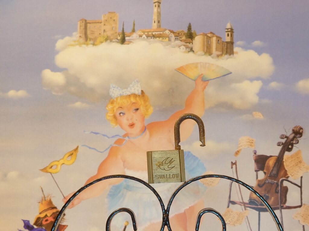 Santarcangelo die Romanga Italy Swallow Schwalbe Vogel Frieden Vorhangschloss open offen Arthurmeister Master of the Universe Wired