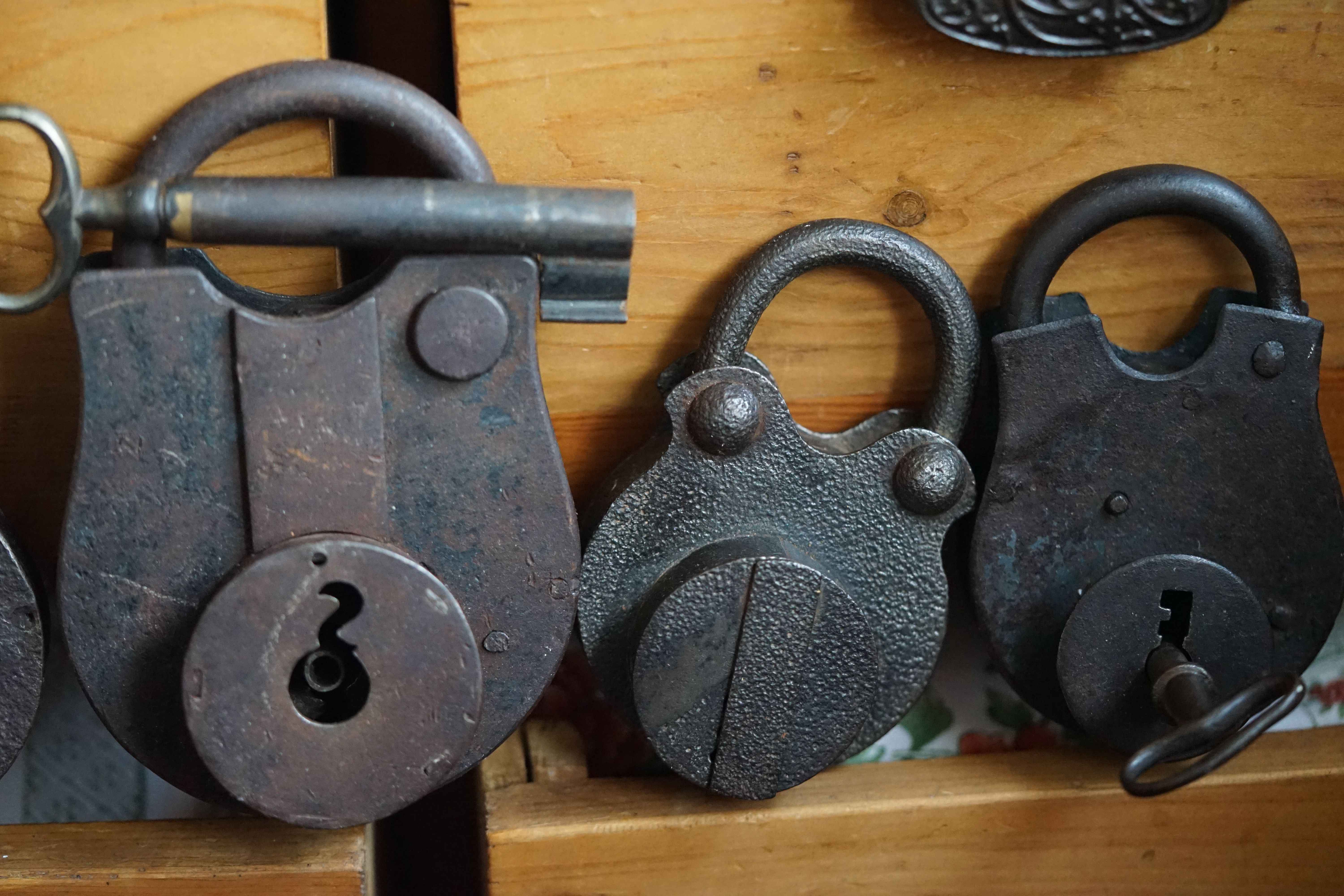 Hasenstübchen, S - Bahn, Ohlsdorf, Am Hasenberge, FUHLSBÜTTEL, Santa Fu, JVA, Friedhof ! SEO für heute: Die SEO Geister rufen: Vokuhila ♥ Zwetschgen - Heini, Parole Emil ! und ab jetzt gibt es im Hasenstübchen auch einen einarmigen Banditen ! Der einarmige® Bandit® ist ebenfalls ges. gesch. und beim Patent und Markenamt in München registriert ! Arthur ♥ Schwäbischer Hengst, Buhl, Zwetschgen Heini, Artur, Buehl er, Zwetschge, Made in Germany, Born 1961, Sympathieträger, Google Earth, Mittelpunkt der Welt, Pflaumen, Arkadasch, Datschi, ♥ Martinameisterin, Cartomanze, Scholischek, " HIGH NOON ! ", ♥ ♥ Vokuhila ♥ Parole Emil ! SEO Bühl Zwetschge ♥ 𝔄𝔯𝔱𝔥𝔲𝔯 𝔅ü𝔥𝔩, 𝔄𝔯𝔱𝔥𝔲𝔯𝔪𝔢𝔦𝔰𝔱𝔢𝔯® Bühl, besser bekannt als Arthurmeister, Made in Germany, Jahrgang 1961, geboren in Stuttgart, aufgewachsen in Asperg und auf der Festung Hohenasperg, in der Villa Heinrich Franck Söhne, am Bahnhof in Ludwigsburg, jetzt wohnhaft in 22335 Hamburg - Fuhlsbüttel, sagt zu Arkadasch: Nein ! Bühler Zwetschgen schmecken besser als dein Erik oder plum ! Zwetschgendatschi heißt das Zauberwort ! ♥ und Zwetschgenwater, not Raki. 𝗩𝗲𝗿𝘇𝘄𝗲𝘁𝘀𝗰𝗵𝗴𝗲𝘁 𝗺𝗶𝘁: 𝔄𝔯𝔱𝔥𝔲𝔯 𝔅ü𝔥𝔩, 𝗔𝗿𝘁𝗵𝘂𝗿𝗺𝗲𝗶𝘀𝘁𝗲𝗿, 𝗥𝗮𝘂𝗰𝗵𝗲𝗿, 𝗥𝗼𝘁𝗵 - 𝗛ä𝗻𝗱𝗹𝗲, 𝗦𝘁𝗮𝗱𝘁 𝗟𝗮𝗵𝗿 - 𝗕ü𝗵𝗹, 𝗦𝗰𝗵𝘄𝗮𝗿𝘇𝘄𝗮𝗹𝗱, 𝗕𝗹𝗮𝗰𝗸𝗳𝗼𝗿𝗲𝘀𝘁, 𝗥𝗼𝘁𝗸ä𝗽𝗽𝗰𝗵𝗲𝗻 𝘆𝗼𝘂 𝗸𝗻𝗼𝘄 𝗠𝗿. 𝗦𝗺𝗶𝘁𝘇, 𝗦𝗼𝗿𝘁𝗲 𝗦𝗰𝗵𝘄ä𝗯𝗶𝘀𝗰𝗵𝗲𝗿𝗵𝗲𝗻𝗴𝘀𝘁.𝗱𝗲 𝗶𝘀 𝗴𝗿𝗼ß𝗳𝗿𝘂𝗰𝗵𝘁𝗶𝗴 𝘂𝗻𝗱 𝘀ü𝘀𝘀. ♥ 𝗡𝗼, 𝗼𝗻𝗹𝘆 𝘄𝗼𝗺𝗮𝗻 𝗵𝗮𝘀 𝗣𝗳𝗹𝗮𝘂𝗺𝗲𝗻 ♥ 𝗞𝗹𝗲𝗶𝗻𝘁𝗶𝗲𝗿𝘇ü𝗰𝗵𝘁𝗲𝗿𝘃𝗲𝗿𝗲𝗶𝗻. Arthur Bühl, ARTHURMEISTER® hat die MARKE SEO Geister gesetzlich schützen lassen. Die Marke ist beim Patentamt in München registiert ! 𝗗𝗶𝗲 𝗘 - 𝗠𝗮𝗶𝗹 𝗹𝗮𝘂𝘁𝗲𝘁: 𝗔𝗿𝘁𝗵𝘂𝗿𝗺𝗲𝗶𝘀𝘁𝗲𝗿@𝗔𝗿𝘁𝗵𝘂𝗿𝗺𝗲𝗶𝘀𝘁𝗲𝗿.𝗱𝗲 𝗗𝗶𝗲 𝗘 - 𝗠𝗮𝗶𝗹 𝗹𝗮𝘂𝘁𝗲𝘁: 𝗔𝗿𝘁𝗵𝘂𝗿𝗔𝗻𝗱𝗿𝗲𝗮𝘀𝗕𝘂𝗲𝗵𝗹@𝗔𝗿𝘁𝗵𝘂𝗿𝗔𝗻𝗱𝗿𝗲𝗮𝘀𝗕𝘂𝗲𝗵𝗹.𝗱𝗲 KI-Worldwide Doublebrain einarmiger Bandit, SEO Karussell Verschlagwortet mit Bühl Art, Bühl er Zwetschge, Zwetschgenhengst, Pflaume, plum, Erikli, prugna torta, Datschi, süss. ♥ Zwetschgen Heini der Stadt BÜHL ♥ WAPPEN Bühl, Siegelring BÜHL, LOGO in den Farben wie die Stadt BÜHL.