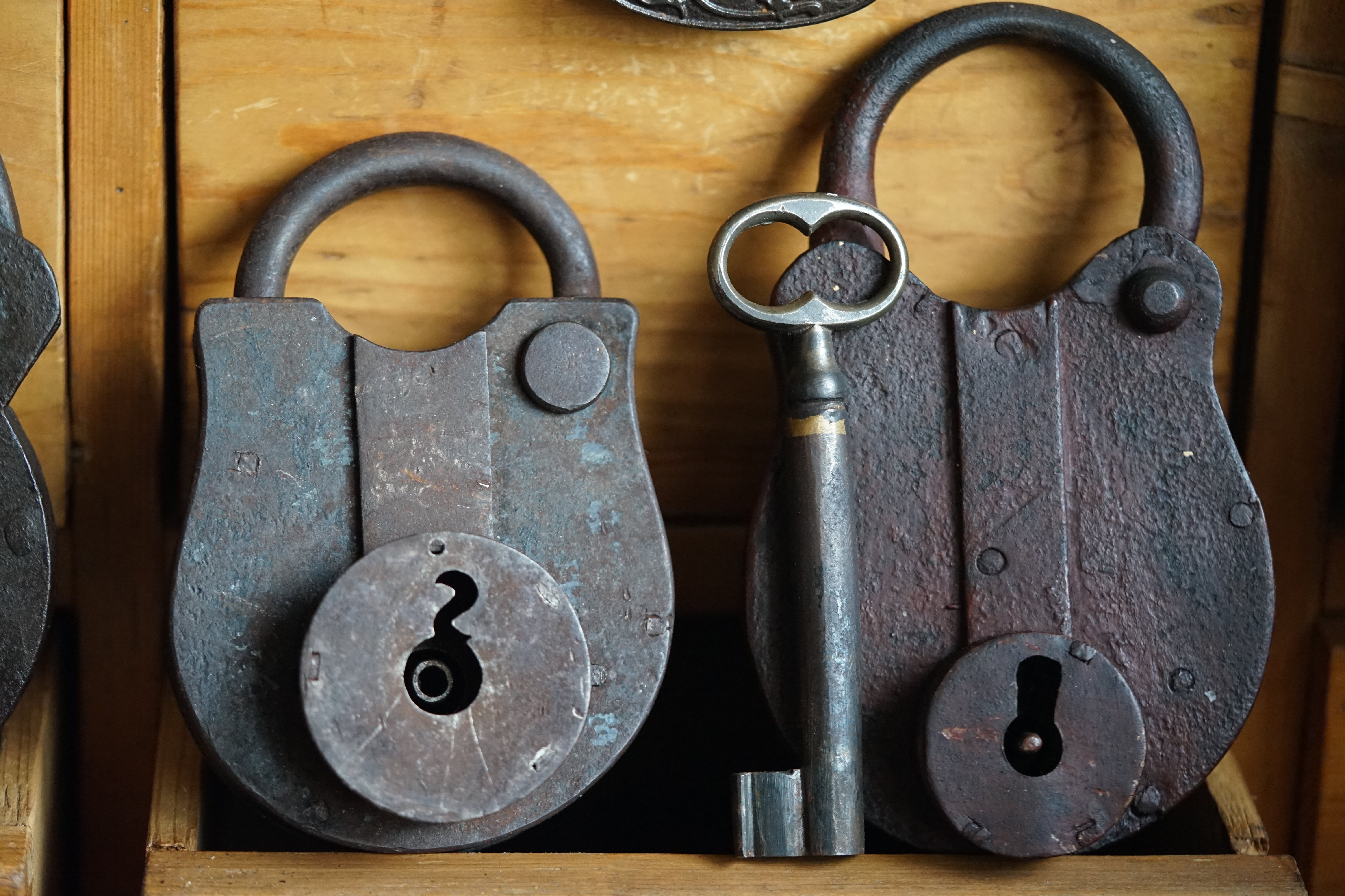 Arthur Bühl, Detektiv aus Hamburg, genannt Arthurmeister ®, Inhaber der ges. gesch. Marken: Lockpickerherz ®, Schlossherz ®, Präsident Pornomeister ® SARL int. , Sympathieträger ®, RADIO ERIWAN ®, Double Brain ®, Web Tüv ®, u.w. Der Ballon d'Or wird auch beim Lockpicking vergeben. Seit der Gründung 1997 der Sportsfreunde der Sperrtechnik wird der Ballon d'Or jährlich verliehen und gilt als eine der prestigeträchtigsten individuellen Auszeichnungen im Lockpicking: KI-worldwide.de, powerd by Arthurmeister ® Carsten Jasner, MUT PROBEN ! Das Leben ist tödlich. Aber es muß nicht sterbenslangweilig sein. In diesem Buch werde ich ab Seite 139 in dem Kapitel: Mut zur Lücke, Loch im Tresor. Todsichere Systeme und wie man sie knackt wie folgt beschrieben: Ein Mann mit Pferdeschwanz sitzt hoch konzentriert am Werktisch. Sein Blick ist ins Nichts gerichtet. Für das was er tut, braucht er seine Augen nicht, er sieht mit dem kleinen Stahlhaken zwischen seinen großen Fingern, mit denen er sich einen Weg in das Schicherheitsschloss bahnt. Er gleitet in die ölige Innenwelt, ertastet Wände, Widerstände, Ausbuchtungen. Er fühlt schließlich die genaue Position der Stifte, rastet einen nach dem anderen ein. Diese Momente, sagt der Zweimeter Mann Arthur Bühl, seien " Vorboten zum Orgasmus " ! Arthur Bühl, von seinen zahlreichen Bewunderern " ARTHURMEISTER " genannt, ist einer der Besten bei den Sportsfreunden der Sperrtechnik, einem Verein in dem sich bundesweit rund fünfzehnhundert Mitglieder in sechzehn Ortsgruppen treffen, um in ihrer Freizeit Schlösser zu knacken. Ins Leben gerufen hat den Verein Arthur Bühl und sein Freund Steffen Wernèry, ein Mitbegründer des Caos Computer Club. Digital hacken oder analog knacken - für Wernèry gibt es da keinen Unterschied. Hier wie da treibt ihn der rebellische Reiz, Lücken im System zu finden, die Verkäufer als todsicher preisen. " Doch sicher ist nur, daß alles aufgeht " ! Dafür sort die Lust, die jeder kennt: Schatzkammern zu betreten, Geheimnisse zu entschlüsseln, Widerstände zu überwinden, Verbotenes zu tun, sich Zugang zu veerbogenen Ecken und Winkeln zu verschaffen. Die " Sportsfreunde " treibt diese Lust seit ihrer Kindheit um. Wernèry bog mit zwölf Jahren seinen ersten Dietrich aus einem Kleiderbügel und sperrte seine Lehrer ein. Der kleine Arthur bekam eine Ahnung von seinem Talent, als es ihm gelang, die Spardose schlüssel - und zerstörungsfrei zu entriegeln. Heute triumphiert er als mehrfacher Deutscher Meister im sogenannten Lockpicking, dem Öffnen von Schlössern unter Wettkampfbedingungen. Immerhin siebenundsechzig Jahre lang war das erste Sicherheitschloss der Welt tatsächlich ein Sicherheitsschloss. Der englische Tüftler Joseph Bramah, der so nützliche Dinge erfand wie eine Banknoten - Nummeriermaschine und eine Zapfanlage, die heute noch in britischen Pubs Bier in Gläser sprotzt, ersann 1784 ein Zylinderschloss, daß als unbezwigbar galt - bis 1851 ein professioneller Knacker nach sechzehn Tagen engagierten Stocherns das Ding öffnete. Dieser Akt war ein Schlüsselerlebnis in der Beziehung zwischen Mensch und Mechanik. Ein Sieg der lebendigen Sinne über ein sprödes System - zu einer Zeit, da die Gesellschaft sich dem stampfenden Rhythmus der Industrialisierung unterwarf und der Glaube an das Heil der Technik verdrängte. Lockpicking wurde zu einem populären Sport, der Helden schuf. In den dreißiger Jahren des 20. Jahrhunderts etwa gelangte ein Prister zu Weltruhm, weil er reihenweise sowohl als einbruchsicher gepriesene Tresore als auch " ausbruchsichere " Gefängnisschlösser entriegelte. " Der schwerste Schrank hat seine Schwächen, er läßt sich ohne Müh erbrechen " ! - diese alte Panzerknacker Weisheit hat nach wie vor Gültigkeit; sie hängt über den Köpfen der Hamburger Lockpicker. Arthurmeister braucht für handelsübliche Stiftschlösser, die fast jede Wohnungstür zieren, zwischen zehn Sekunden und fünf Minuten, je nach Hersteller. Bohrmuldenschlösser, die bei der Deutschen Post, auf Flughäfen und in Atomkraftwerken verwendet werden, sind vor ihm ebenso wenig sicher. Er nutzt dabei mechanische Ungenauigkeiten, winzige Spielräume, die sich bei der Herstellung nicht vermeiden lassen und zehnmal dünner sind als ein Haar. Ein paar Mal klickt es, der Meister dreht den Zylinder, streicht seine Haare zurück, steckt sich eine Zigarette an. " Tja " sagt er, " und wenn man dann das Schloss aufkriegt - das ist ein geiles Gefühl ! " Ich habe dann später den Jasner in Berlin angerufen. Bei dem Telefonat kam lediglich heraus er wüßte von dem Interview nichts mehr und wolle auch nichts mehr wissen. Da habe ich noch bemerkt, er hätte auf dem Lockpicking " Bunten Nachmittag " nicht so nerven brauchen, wenn er dann doch so einiges durch den " Tüddel " kriegt. Taged mit: Spiel nicht mit den Schmuddelkindern ! Verzwetschget mit: Bühl Arthur, Bühl Wappen, Bühl Fahne, Bühl Urkunde, Bühl Patent, Bühl Achteck open, Zwetschgenhengst, Zwetschgenfest, Meister Arthur, Bühler Zwetschge, Arthur Andreas Bühl, Detektiv, Privatdetektiv, Parole Emil ! Hamburg, Germany, Siegel, Ring. Arthurmeister007@gmail.com VereinsWiki Fandom