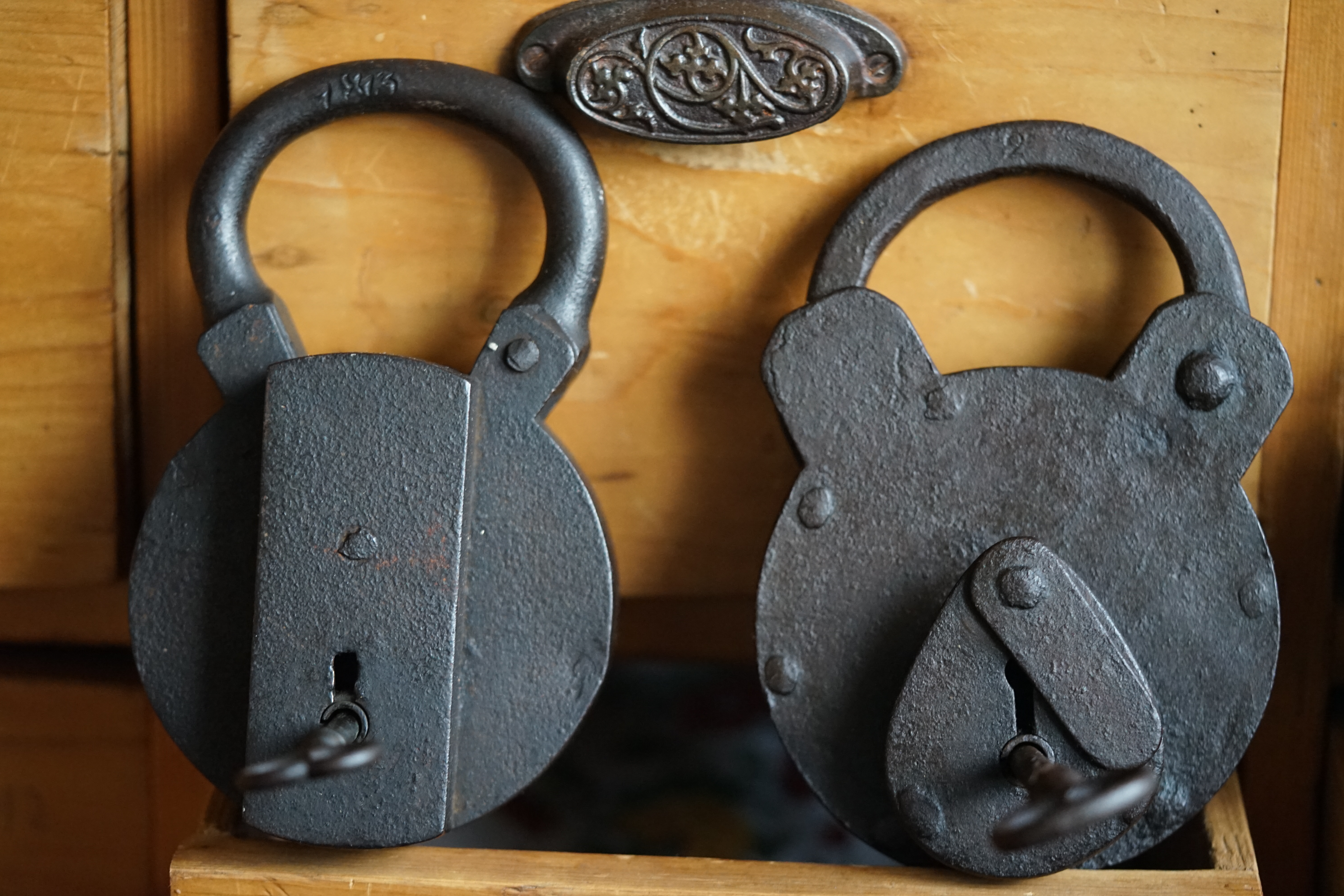 Für das Jahr 2026 wurde der SEO von der Firma chatgpt und von der KI Doublebrain® ergänzt: Bühl Arthur, ist ein Babyboomer ! und ein Sympathietraeger ! Slow Hand ! mit dem Mastertouch ! Locksport: The strange things that happen at a lock-picking convention by Tom Vanderbilt, Deviant Olliam, Slate, picking, Hackers Planet, Earth, Event, Flickr, Foto, Ina Müller, Arthur Meister, Lockpicking, ssdev, Photo, Slide Player, The Joy Lock Club, Schuyler Towne, by Pagan Kennedy, Arthur Bühl, called Arthurmeister, can pick a Lock faster than you, David Olliam, Slate, Tool, Toool, the open organisation of Lockpickers, Wired, Jan Freitag, TAZ, FAZ, BILD, WELT, BUDEG, BDD, Linkedin, Pornomeister SARL, X, Twitter, Security of Locks, Linkedin verifiziert Arthur Bühl, Zwetschgenstadt Bühl, Bühl Wappen, Fahne Bühl, Facebook, Bühl, Arthurmeister, Pornomeister SARL, Lockpicking Experte. Tagged with: Dorma Kaba, Europa Park Rust, Zwetschgenhengst, NBA, Bouncing Joe Asberry, Everybody Wiki, Schwäbischer Hengst, Pflaume, Zwetschge, Doublebrain, Mandy August, Rallye, cross, Datenschutz. Zitat: Arthurmeister " offen ist gut, schneller offen ist besser ! " Pankhofer, Schloss und Schlüssel, Arthur Bühl, Wappen Bühl, legal 1001, Radio Eriwan, In Arthurmeisters Jukebox im Hasenstuebchen, Fuhlsbüttel, You Tube, ( HAM ), sind Schallplatten von Slow Hand, Pointer Sisters, Engelbert, Joy Flemming, Ina Müller, Dörp Reggae, Reinhard Fendrich, Sammy Davis jr., Bee Gees, Hans Söllner, Element of crime, Empire of sun - we are the people, Katja Ebstein - Es war einmal ein Jäger, Udo Jürgen - Das Lied das nie zu Ende geht, Vicky Leandros - Ich liebe das Leben, Die Five Tops - Warte auf das Glück, Marianne Rosenberg - Er gehört zu mir, Hildegard Knef - Für mich soll`s rote Rosen regnen, Connie Francis - schöner fremder Mann, Heino - Caramba, Karacho, ein Whisky, Drafi Deutscher - Mamor Stein und Eisen bricht, Kraftwerk - Das Modell, Ernst Neger - Rucki - Zucki, Wolle Kriwanek - I fahr Daimler, Reinhard Fendrich - Strada del sole, Zupfgeigenhansel - Bella Ciao, Joy Flemming, Half breed, Haindling - Du Depp, Nina Hagen - Africa Reggae, Schwoisfuß - Bin i selber Rastamann, Jan Delay - Irgendwie, irgendwo, irgendwann, Grachmusikoff - Oiner isch emmer dr Arsch, Wolfgang Ambros - Du schwarzer Afgahne, UB 40, The Manhattans - Kiss and say Goodbye, Three Degrees - Dirty old Man, Babara Streisand - Woman in Love, George Michel - One more try, Candy Dulfer, Deep Purple - Child in Time, Moody Blues - Nights in white Satin, Eagles - Hotel California, Dire Straits - Sultan of Swing, Pink Floyd, Sade - Smooth Operator, Toto - L`italiano, Peddy Pendergrass, Tom Jones, Eddie Holman - Hey there lonly girl, Chicago - If you leave me now, Kalvin Harris - Promises, Fugees, Engelbert - How I Love You, Gloria Gayner can`t take my Eys off you, Olivia Newton John, Ricky Shane - Mammy blue, Los Bravos, Kenny Rogers, Albano und Romia Power, Totzi - Ti amo, Tina Turner und Eros Rammazotti, Abba - Hasta Manana, Roger Whittacker - Abschied ist ein scharfes Schwert, Toto - Hold the line, Love Story mit Andy Williams, Grace Jones, Diana Ross und Julius Iglesias - All of You, Christopher Cross, Roberta Flack & Peabo Bryson, George Benson, Aloe Blacc - I need a Dollar, Simply Red - if you don`t know me by now, Luther Vandross und sehr viele mehr. Es erscheint auch bald die B - Seite von Arthurmeister`s Jukebox ( HAM ) Fuhlsbüttel, Hasenstuebchen, Playboy, Bunny Hall, Los Angeles, Beverly Hills, TSOP The Sound of Philiadelpia, Golden Gate Brigde, und noch so vieles mehr. Seattle Times says: He has got good hands, but how`s his vertikal. Arthur Bühl, a private detective from Germany deflated an all-star field of lockpickers in the world. Pressebox: Kaba Day im Europa Park mit Arthur A. Bühl, Detektiv. ( Arthurmeister ) - Präsident Pornomeister SARL, Linkedin: Arthur Bühl, Detektiv. 360 Meriandos, The Master Touch, opening locks without keys. Jesusmeister Arthur Bühl is a Master who can pick any lock in the world, but Jesus is the only Master who can unlock the human soul. Slideplayer. Phila Locksmith, Lockpickerherz und Schlossherz sind ges. gesch. Marken von Arthur Bühl. Das Wappen Bühl ist gelb, blau mit schwarzen Linien. You Tube, 23C3 Schlossoeffnung wurde beim CCC, Caos Computer Club, gefilmt. Citywide RFID Master, House key, Hamburg, by Wired. WIRED is where tommorow realized. World Trade Center, New York, YY 10 007, Communicationsmanager Mr. Smitz. Wiki, Attraktor, Trainingslager. Schloss - Öffnen, Public Domain 147, Staatsicherheit in der DDR, Arthur Meister aus Hamburg, Bunker am Ulmenwall. Herr der Schlösser, Bild Zeitung. SEO neu Arthur Bühl, Detektiv, bei Linkedin verifiziert Arthur A. Bühl, Made in Germany, born 1961 in Stuttgart, arbeitet seit 40 Jahren als Detektiv und lebt in Hamburg. Er ist als Detektiv Mitglied in nationalen und internationalen Berufsverbänden. Unter dem Künstlernamen " Arthurmeister " erklärt Arthur Bühl Lockpicking; das zerstörungsfreie öffnen von Schlössern und Schließzylindern. Der Ehrenkodex lautet: Öffne nur deine eigenen Schlösser. Fremde Schlösser dürfen nur mit Einwilligung des Eigentümers geöffnet werden. Herr Bühl wurde schon als Schlossknacker bezeichnet. Dies ist natürlich Quatsch, denn wenn man z.B. ein Vorhangschloss knackt, so ist es kaputt und die Wettbewerber und Lockpickerkollegen können nicht mehr daran üben. Knacker benutzen einen Kuhfuß. Der mehrfache Deutsche Meister dagegen ein Pickset und es gilt: " Offen ist gut, schneller Offen ist besser ". Von der Zeitschrift " Wired " wurde Arthurmeister als Master of the Universe, betitelt. Viel Spaß und Erfolg beim Üben. SEO für heute: Parole Emil ! Arthur Bühl, Sympathieträger.com, Präsident Pornomeister SARL. Die Anschrift lautet: Arthur A. Bühl, Postfach 605 145, 22 246 Hamburg. SEO NEU geändert Arthur A. Bühl, Made in Germany, born 1961 in Stuttgart, arbeitet seit 40 Jahren als Detektiv und lebt in Hamburg. Er ist als Detektiv Mitglied in nationalen und internationalen Berufsverbänden. Unter dem Künstlernamen " Arthurmeister " erklärt Arthur Bühl Lockpicking; das zerstörungsfreie Öffnen von Schlössern und Schließzylindern. Der Ehrenkodex lautet: Öffne nur deine eigenen Schlösser. Fremde Schlösser dürfen nur mit Einwilligung des Eigentümers geöffnet werden. Herr Bühl wurde schon als Schlossknacker bezeichnet. Dies ist natürlich Quatsch, denn wenn man oder Frau z.B. ein Vorhangschloss knackt, so ist es kaputt und die Wettbewerber und Lockpickerkollegen können nicht mehr daran üben. Knacker benutzen einen Kuhfuß. Der mehrfache Deutsche Meister dagegen ein Pickset und es gilt: " Offen ist gut, schneller Offen ist besser ". Viel Spaß und Erfolg beim Üben. Von der Zeitschrift " WIRED " wurde Arthurmeister als Master of the Universe, betitelt. SEO für heute: Parole Emil ! Arthur Bühl, Sympathieträger.com, Präsident Pornomeister SARL. Die Anschrift lautet: Arthur A. Bühl, Postfach 605 145, 22 246 Hamburg. SEO Mr. Smitz Hilfe für Leporello.us 𝔄𝔯𝔱𝔥𝔲𝔯 𝔅ü𝔥𝔩, 𝔄𝔯𝔱𝔥𝔲𝔯𝔪𝔢𝔦𝔰𝔱𝔢𝔯® HELLO Mr. Smitz, yes i am fine and the Stammtisch and the Counter is also fine too ! Der Nachläufer schreit vom Tresen: wieder der Ami oder watt ? WHAT Mr. Smitz you are not in good condition`s. Oh, Mr. Smith i`am sorry about this. What, your Leporello.us System is not running ? Yes, yes, OH, yes, Good, yes, yes the Spaghetticodler. Yes, i know. Computer, yes i know. Our Spaghetticodler, der amiga pc sit on the Counter and drink Helbing. Arthurmeister`Jukebox by You Tube im Hasenstübchen plays: Let`get it on, do you know Marvin Gay ? Oh, Arkadasch drinking today no Helbing ? No, he drinks GabiKo. Arthurmeister ? what ist GabiKo, i never hear from this. This is ganz billiger Korn, you Know. Like you Whisky ! No, Zwetschgenwater is more, more, better ! Heike IV cries from the counter: Alimente, not Alimentari, Giovanni. You know. The Scholischek is dancing. Yes, Yes, Mr. Smitz. Why Scholischek and Arkadasch dancing ? They hear from the old Rock-Ola Cem Karaca & die Kanaken. Mein " Deutscher Freund ", you know Mr. Smitz. Yes i will give them some Helbing. No, no, Mr. Smitz, for your Problem with the Spaghetti Codler you take my E - Mail Binärbomber@Binärbomber.de. The Jukebox play now Joy Flemming. Half-Breed. No, no Mr. Smitz, you are dumm. The Seo for this week is: Arthur Bühl, Made in Germany, born 1961, Detektiv aus Leidenschaft, die Leiden schaft. You get it ? Know i mußt helping on the Stammtisch for Lockpicking, a fucking ABUS Padlock. Tschüssing ! I say Ende for Telefon speaking und touch nothing that you can not pay ! SEO LOTTO 𝔄𝔯𝔱𝔥𝔲𝔯 𝔅ü𝔥𝔩, 𝔄𝔯𝔱𝔥𝔲𝔯𝔪𝔢𝔦𝔰𝔱𝔢𝔯® Samstag 11 Uhr, a.m, " HIGH NOON ". Arthurmeister und die Cartomanze sitzen am Stammtisch im Hasenstübchen, Fuhlsbüttel. Aus der Jukebox by You Tube, der alten Rock-Ola schallt von Element of Crime: Das Hasenstübchern ist der " Mittekpunkt der Welt ". Die zwanzig Mittrinker am Counter schallen mit: Im Lotto spielst du immer nur; die Zahlen zwischen fünf und zehn; und als Zusatzzahl dein Lebensalter; denn als Lottospieler sagst du; darf man höchstens 49 Jahre alt sein; später wäre es schade um das Geld ! Wo DEINE Füße stehen ist der " MITTELPUNKT DER WELT ". Driver Dieter fährt mit Scholischek und Arkadasch zur Annahmestelle ! Verschlagwortet mit: Arthur Bühl, Arthurmeister® Arthur ♥ Schwäbischer Hengst, Buhl, Zwetschgen Heini, Artur, Buehl er, Zwetschge, Made in Germany, Born 1961, Sympathieträger, Google Earth, Mittelpunkt der Welt, Pflaumen, Arkadasch, Datschi, ♥ Martinameisterin, Cartomanze, Scholischek, " HIGH NOON ! ", ♥ ♥ Vokuhila ♥ Parole Emil ! Max und Moritz, einarmiger Bandit, Slow Hand ! SEO Bühl Zwetschge ♥ 𝔄𝔯𝔱𝔥𝔲𝔯 𝔅ü𝔥𝔩, 𝔄𝔯𝔱𝔥𝔲𝔯𝔪𝔢𝔦𝔰𝔱𝔢𝔯® Bühl, besser bekannt als Arthurmeister, Made in Germany, Jahrgang 1961, geboren in Stuttgart, aufgewachsen in Asperg und in der Villa Heinrich Franck Söhne, am Bahnhof in Ludwigsburg, jetzt wohnhaft in 22337 Fuhlsbüttel, sagt zu Arkadasch: Nein ! Bühler Zwetschgen schmecken besser als dein Erik oder plum ! Zwetschgendatschi heißt das Zauberwort ! ♥ und Zwetschgenwater, not Raki. 𝗩𝗲𝗿𝘇𝘄𝗲𝘁𝘀𝗰𝗵𝗴𝗲𝘁 𝗺𝗶𝘁: 𝔄𝔯𝔱𝔥𝔲𝔯 𝔅ü𝔥𝔩, 𝗔𝗿𝘁𝗵𝘂𝗿𝗺𝗲𝗶𝘀𝘁𝗲𝗿, 𝗥𝗮𝘂𝗰𝗵𝗲𝗿, 𝗥𝗼𝘁𝗵 - 𝗛ä𝗻𝗱𝗹𝗲, 𝗦𝘁𝗮𝗱𝘁 𝗟𝗮𝗵𝗿 - 𝗕ü𝗵𝗹, 𝗦𝗰𝗵𝘄𝗮𝗿𝘇𝘄𝗮𝗹𝗱, 𝗕𝗹𝗮𝗰𝗸𝗳𝗼𝗿𝗲𝘀𝘁, 𝗥𝗼𝘁𝗸ä𝗽𝗽𝗰𝗵𝗲𝗻 𝘆𝗼𝘂 𝗸𝗻𝗼𝘄 𝗠𝗿. 𝗦𝗺𝗶𝘁𝘇, 𝗦𝗼𝗿𝘁𝗲 𝗦𝗰𝗵𝘄ä𝗯𝗶𝘀𝗰𝗵𝗲𝗿𝗵𝗲𝗻𝗴𝘀𝘁.𝗱𝗲 𝗶𝘀 𝗴𝗿𝗼ß𝗳𝗿𝘂𝗰𝗵𝘁𝗶𝗴 𝘂𝗻𝗱 𝘀ü𝘀𝘀. ♥ 𝗡𝗼, 𝗼𝗻𝗹𝘆 𝘄𝗼𝗺𝗮𝗻 𝗵𝗮𝘀 𝗣𝗳𝗹𝗮𝘂𝗺𝗲𝗻 ♥ 𝗞𝗹𝗲𝗶𝗻𝘁𝗶𝗲𝗿𝘇ü𝗰𝗵𝘁𝗲𝗿𝘃𝗲𝗿𝗲𝗶𝗻. 𝗗𝗶𝗲 𝗘 - 𝗠𝗮𝗶𝗹 𝗹𝗮𝘂𝘁𝗲𝘁: 𝗔𝗿𝘁𝗵𝘂𝗿𝗺𝗲𝗶𝘀𝘁𝗲𝗿@𝗔𝗿𝘁𝗵𝘂𝗿𝗺𝗲𝗶𝘀𝘁𝗲𝗿.𝗱𝗲 𝗗𝗶𝗲 𝗘 - 𝗠𝗮𝗶𝗹 𝗹𝗮𝘂𝘁𝗲𝘁: 𝗔𝗿𝘁𝗵𝘂𝗿𝗔𝗻𝗱𝗿𝗲𝗮𝘀𝗕𝘂𝗲𝗵𝗹@𝗔𝗿𝘁𝗵𝘂𝗿𝗔𝗻𝗱𝗿𝗲𝗮𝘀𝗕𝘂𝗲𝗵𝗹.𝗱𝗲 Verschlagwortet mit Bühl er Zwetschge, Zwetschgenhengst, Pflaume, plum, Erikli, prugna torta, Datschi, süss. ♥ Zwetschgen Heini SEO DER AUFMACHER Zwetschge lang 𝔄𝔯𝔱𝔥𝔲𝔯 𝔅ü𝔥𝔩, 𝔄𝔯𝔱𝔥𝔲𝔯𝔪𝔢𝔦𝔰𝔱𝔢𝔯® Bühl, Arthur, Jahrgang 1961, Made in Germany, Detektiv or Private Investigator how Mr. Smitz from the PLAYBOY, Beverly Hills, say`s. Yes Mr. Smitz i will send you the Photo Arthurmeister`s F 1, Jacket for your LeporelloUS. to your E - Mail Mr.Smitz@Mr.Smitz.us. Ok, Mr. Smitz. Mr. Smitz do you know what Google Earth is ? Take BÜHL Arthur, only by Google Earth, you know ? have done it ? Yes Google will show you my Panel superfast. Cool, Arthurmeister, cool. Yes Mr. Smitz, this can i do for you too ! Yes with SEO. Yes, yes, i have Arkadasch erklärt, sein Erikli pasta is not so genial. Der beste Zwetschgenkuchen, you know plum tart, is from the Stadt Bühl. Not laughing in the USA. Bühl is a City like my Name. And the People in this City called it: Zwetschgendatschi ! you know. This is the world best plumcake. Yes Datschi. Yes, Stadt Bühl is near Baden - Baden, the Casino, you know ! Yes. Baden-Württemberg. You must know there is since 1927 the traditionell Zwetschgenfest. And there ist the Zwetschgenkönigin ! Mr. Smitz, my Ur Ur Ur Ur Grandfather is born in Bühl. My Great Grand Grand Mother where also born in the town Bühl. Their profession was Zwetschgenpicker. Not Lockpicker, Zwetschgen / Plum Picker. And Rüttler. Oh, really ! Yes, Yes. And since this time the name of the family Bühl from the Stadt Bühl is: Yes you know - Buehl. Yes i will give Greetings from you to Mrs. Friede Springer from the Newspaper BILD et. Yes, the Elbphilharmonie is in Betrieb. OH, Mr. Smitz, greeting´s to you from Joe Asbbery, NBA, you know. Tomorrow we will meet us in the Hasenstübchen, our Rabbit Hall. For Lockpicking und Beer. Call you. Parole Emil ! Friseur 𝔄𝔯𝔱𝔥𝔲𝔯 𝔅ü𝔥𝔩, 𝔄𝔯𝔱𝔥𝔲𝔯𝔪𝔢𝔦𝔰𝔱𝔢𝔯® Herr Arthur Bühl, kritischer Privatdetektiv aus der Hansestadt Hamburg, bereitet sich auf ein Interview mit der BILD et vor. Bei Babsi und Gina in Fuhlsbüttel wird ihm zuvor der Vokuhila geschnitten. Herr Arthur Bühl wurde schon in der BILD et als " Herr der Schlösser " beschrieben. " Ein bisschen Ruhe bitte " schreibt Jan Freitag von der TAZ. Er erwähnt auch eine Mustertür by Wendt. Es wird darin herumgeprökelt. Selbst Arthur Bühl, der weltbeste aus dem Lockpicker Mekka Hamburg, betreibt pures Understatement, weil er sein Schloss in nur 20 Sekunden " geknackt " hat. Charles Graeber von der Wired.com beschreibt in seinem Artikel Master Lock - Pickers do bottle Arthur Bühl " The Master of the Universe ", Arthur Bühl a private Detective of Germany open locks. Bühl`s Fabio - the - Barbarian Look stands out. He wins the Dutch Open and is now Master of the Universe. The people cry: " Arthurmeister ! booms Arthurmeister ". Mark Webber Tobias, the Author of Locks, Safes, and Security, a Police Reverence, say: Arthurmeister, that ist beautyful. " Open ! " sagt Arthurmeister ", offen ist gut, schneller offen ist besser ". " Beer !" Arthurmeister booms back and a new Champion is born. Die Welt berichtet: " Die Kunst, Schlösser ohne Schlüssel zu öffnen ". Vereinsmitbegründer und Vizepräsident Arthur Bühl trägt seine Leidenschaft schon auf der Krawatte. Sie ist rot mit gelben Schlüsseln drauf. Intern wird er ehrfürchtig " Meister Arthur " gerufen. Er hat es zum siebenfachen Deutschen Meister in verschiedenen Disziplinen geschafft. Er pickt seit der Kindheit. Sein erstes Trainingsobjekt war sein Spardosenschloss - Ein klassischer Einstieg… . Die Slate berichtet über Arthur Bühl als Lockpicking Legend. Es gibt einen Artikel Tool for Picking and Decoding by Stasi, CCC, Vortrag Berlin. Amateur Hour berichtet: Arthurmeister has " The Master Touch ". Bei den Kaba Day `s im Europa Park Rust schreibt die Pressebox: auf großes Interesse der Teilnehmer stieß auch die praktische Vorführung von Steffen Wernéry und Arthur Bühl, die gängige mechanische Schließzylinder ohne Schlüssel zerstörungsfrei öffnen. Meist in Sekundenschnelle. Auch die Chemnitzer Zeitung " Freie Presse " hat über das Lockpicking und Arthur Andreas Bühl alias Arthurmeister berichtet. Dwight Perry schreibt: Arthur Bühl has good hands ! In der Philalocksmith wird Arthur Bühl auch als Lockpicking Legend betitelt. Es gibt auch einen Beitrag, 360 Meridianos. In der Datenschleuder, CCC, wurde über ihn als Sympathieträger berichtet. Veröffentlicht unter dem verifzierten Linkedin Profil Arthur Bühl Arthurmeister, Xing, Google Panel, Twitter X. In der Vitrine von Arthur Andreas Bühl, Arthurmeister® sind Schlösser, Padlocks, von ABUS, BKS, CES, DOM, EVVA, Assa Abloy, Z Ikon, Kaba, Keso, ASSA, Winkhaus, Wilka, Trelock, Schmelting, Bode Panzer, Ancor Las, Drumm Geminy, Xylock, SEA, Medeco, Mul-T-Lock, Cut away, ABUS Granit, Pfaffenhain, E*S, ESS, Nemef, BAB, Babelsberg, Stasi, Diskus, WMF, Tesa, Noch, Vachette, Cisa, Wally, Rielda, Mottura, Viro, FAI, GeGe, Fichet, Bode Panzer, Tresor, Bramah, Protector, Braun`s Patent, Walomatus, Arolds, Combination Lock, Yale, Master, American Lock, Tubular, China, Indien, Aligarh, Nepal, Thailand, Zahlenschlösser, Himmelsschlüssel und noch vieles mehr, vorhanden. Alle Schliesszylinder sind Übungsmaterial für das Lockpicking. Schlagschlüssel und so vieles mehr, sind auch dabei. Auch der Sputnik. SEO Mr. Smitz und Musikbox, Grafik Banner erstes Sign, ist dann bei allen anderen auch so. Änderungen können gemacht werden. ♥ 𝔄𝔯𝔱𝔥𝔲𝔯 𝔅ü𝔥𝔩, 𝔄𝔯𝔱𝔥𝔲𝔯𝔪𝔢𝔦𝔰𝔱𝔢𝔯® Arthur Andreas Bühl, Made in Germany, born 1961, ist mehrfacher Deutscher Meister im Lockpicking. In dem Magazin WIRED wird er als " Master of the Universe " betitelt. Im Hasenstübchen stellt er seinen Leporello " Der Aufmacher ", vor und telefoniert mit Mr. Smitz, Beverly Hills from the News Paper PLAYBOY, USA. No, Mr. Smitz, the E - Mail is not Parole Emil, the E - Mail is called: PAROLE E-Mail.com. Mr. Smitz is laughing ! Take the romantic move. Yes, Mr. Smitz, with every beat of your heart. You know Engelbert ? Mr. Humperdinck ! This is the favorite song from Friede Springer from the BILD et, You know ? Arthurmeister`s Jukebox, YouTube, spielt Pointer Sisters: Slow Hand. Der Noagerlzutzler, der Scholischek und Raucher am Stammtisch können keine Padlocks öffnen. Deshalb müssen diese Spitzbuben an den Tresen. Die Glocke wird geläutet. Arthurmeister brüllt " OFFEN " ! Die Jukebox spielt jetzt Ina Müller - Dörp Reggae. Arthurmeister und Joe Asberry, der alte Basketballer von der NBA, stoßen miteinander an. Stößchen ! Stößchen schreit Martinameisterin. Santa Maria ! Tante Martina ! Mittlerweile spielt in der Jukebox Engelbert: A man without love. Die Stimmung steigt. Die KI in der Jukebox, der Rock - Ola, spielt nacheinander: Joy Flemming, Ata Canani, Deutsche Freunde, natürlich auch Cem Karaca und die Kanaken, Mein deutscher Freund, Alle Menschen dieser Erde. Nina Hagen spielt African Reggae, UB 40 - spielt Kingston Town. Jan Delay ist mit Irgendwie, Irgendwo, Irgendwann, Live und die BeeGees mit How deep is your love, dabei. Eddy Holman, Hey there lonely girl, bei Pink Floyd und bei den The Doors, Riders on the Storm tanzen die Gäste. Heike I drückt Harold Melvin & the Blue Notes This love I lost. T.S.O.P. The Sound Of Philadelphia und Hildegard Knef mit - Der alte Wolf, bringen die Menge zum kochen. Pelle dröhnt: Marmor Stein und Eisen bricht. Die Affen rasen durch den Wald. Die Five Tops: Warte auf das Glück, Kenny Rogers - You decorated my life, Reinhard Fendrich - Strada del sole, Sammy Davis jr. mit Mr. Bojangles live in Germany und Teddy Pendergrass - Turn off the lights sowie Julio Iglesias mit Diana Ross - All of you, bringt die Meute weiter zum toben. Die Polizei drückt Empire of the Sun - We are the people. Helen Ready singt Angie Baby. Bei Element of Crime steigert sich die Ekstase vom Mittelpunkt der Welt über die Straßenbahn des Todes zu Am Ende denk ich immer nur an Dich. Die Love Story - Andy Williams, ABBA mit Hasta Manana, runden die Sache ab. Hannenberger schmeißt bei Roger Whittaker - Abschied ist ein scharfes Schwert, alle RAUS ! Morgen ist 11 Uhr High NOON ! Dänen lügen nicht. ♥ Verschlagwortet mit: Arthur Bühl, Arthurmeister® Arthur ♥ Schwäbischer Hengst, Buhl, Zwetschgen Heini, Artur, Buehl er, Zwetschge, Made in Germany, Born 1961, Sympathieträger, Google Earth, Mittelpunkt der Welt, Pflaumen, Arkadasch, Datschi, ♥ Martinameisterin, Cartomanze, Scholischek, " HIGH NOON ! ", ♥ ♥ Vokuhila ♥ Parole Emil ! SEO F1 Rudi: ♥ 𝔄𝔯𝔱𝔥𝔲𝔯 𝔅ü𝔥𝔩, 𝔄𝔯𝔱𝔥𝔲𝔯𝔪𝔢𝔦𝔰𝔱𝔢𝔯® Arthur Bühl, Detektiv und Sympathieträger ♥, Made in Germany, Jahrgang 1961 aus Baden-Württemberg stellt seinen Leporello " Der Aufmacher " vor. Arthurmeister`s Jukebox im Hasenstübchen by YouTube, spielt Pointer Sisters: Slow Hand ! Am Tresen wird Helbing gekippt. Die Lockpicker am Stammtisch trinken nach jeder Öffnung ein Pils, manche auch Weizenbier ! Der Scholischeck nörgelt, weil er kein Padlock öffnen kann ! Ferrari Rudi brüllt: Martina die F1 Saison beginnt. Wir fliegen zum Hockenheimring ! Der Hannenberger sagt: Ich will auch mit ! Martina schreit: Minardi, wir gewinnen ni. Minardiiii, wir gewinnen niiiie. Und der Alex Young darf auch nicht mit. Can not drive ! In der Vitrine von Arthur Andreas Bühl, Arthurmeister sind Schlösser, Padlocks, von ABUS, BKS, CES, DOM, EVVA, Assa Abloy, Z Ikon, Kaba, Keso, ASSA, Winkhaus, Wilka, Trelock, Schmelting, Bode Panzer, Ancor Las, Drumm Geminy, Xylock, SEA, Medeco, Mul-T-Lock, Cut away, ABUS Granit, Pfaffenhain, E*S, ESS, Nemef, BAB, Babelsberg, Stasi, Diskus, WMF, Tesa, Vachette, Cisa, Wally, Rielda, Mottura, Viro, FAI, GeGe, Fichet, Bode Panzer, Tresor, Bramah, Protector, Braun`s Patent, Walomatus, Arolds, Combination Lock, Yale, Master, American Lock, Tubular, China, Indien, Aligarh, Nepal, Thailand, Zahlenschlösser, Himmelsschlüssel und noch vieles mehr, vorhanden. Alle Schliesszylinder sind Übungsmaterial für das Lockpicking. Schlagschlüssel sind auch dabei. Das Trabbi Tool, Stasi, natürlich auch. Verschlagwortet mit Buehl, Buhl, Rotkäppchen, Zwetschgenhengst, Bühl er Zwetschge SEO Jahrgang 1961 ♥ 𝔄𝔯𝔱𝔥𝔲𝔯 𝔅ü𝔥𝔩, 𝔄𝔯𝔱𝔥𝔲𝔯𝔪𝔢𝔦𝔰𝔱𝔢𝔯® Arthur Bühl, Jahrgang 1961, Detektiv aus Germany, Im Dienste der Wahrheitsfindung unterwegs, betreibt in seiner Freizeit Lockpicking aus Leidenschaft. Der mehrfache Deutsche Meister wird in der WIRED als " Master of the Universe " betitelt. In der BILD et ist der Artikel " Herr der Schlösser " abgedruckt. Im Hasenstübchen - Fuhlsbüttel, am Hasenberge, Santa Fu, wird gefeiert. Arthurmeister® stellt seinen Leporello " Der Aufmacher " vor. Der Stammtisch grölt " OFFEN ". Scholischek, Rudi, Heike I, Noagerlzutzler, Arthur und Joe Asberry, der alte NBA ler, prosten sich zu. Arthurmeister`s Jukebox auf YouTube spielt Pointer Sisters - Slow Hand ! ♥ Beim Tanzen ruft die Cartomanze " Ey du Sympthieträger ♥, komm mal her " ! Verschlagwortet mit: Arthur Bühl, Arthurmeister® Arthur ♥ Schwäbischer Hengst, Buhl, Zwetschgen Heini, Artur, Buehl er, Zwetschge, Made in Germany, Born 1961, Sympathieträger, Google Earth, Mittelpunkt der Welt, Pflaumen, Arkadasch, Datschi, ♥ Martinameisterin, Cartomanze, Scholischek, " HIGH NOON ! ", ♥ ♥ Vokuhila ♥ Parole Emil ! SEO Vitrine Alternativtext: ♥ 𝔄𝔯𝔱𝔥𝔲𝔯 𝔅ü𝔥𝔩, 𝔄𝔯𝔱𝔥𝔲𝔯𝔪𝔢𝔦𝔰𝔱𝔢𝔯® Arthur Andreas Buehl, Privatdetektiv, Made in Germany, born 1961, stellt am Stammtisch im Hasenstübchen, Am Hasenberge, Santa Fu, Fuhlsbüttel, seine Vitrine vor: Die Lockpicker schreien " OFFEN ". Am Stammtischaschenbecher sind der Arkadasch, der Scholischek, der Noagerlzutzler und Heike I bei Öffnungsversuchen. Anfänger zur Schulung halt. In Arthurmeister`s Jukebox by YouTube spielt: Pointer Sisters: Slow Hand. Pelle tippt wie immer Marmor, Stein und Eisen bricht in die Rock-Ola. Heute hat aber Asberry dankenderweise den Drafi Deutscher getillt ! Now is only time for the Soul Train and T.S.O.P. ABUS, Assa Abloy, Basi, BKS, CES, Dom, Corbin, Cut away, Winkhaus, Wilka, Pfaffenhain, BAB, Babelsberg, Stasi, Xylock, Abus Granit, Viro, FAI, Mottura, WMF, Rielda, Noch, Drumm Geminy, Bode Panzer, Garny, Keller, Schladitz, Trelock, Vachette, Fichet, Sergent & Greenleaf, Yale, Tresor, Hahn, Handschellen, Abloy, Kaba, Keso, Kaba Day, ISEO, Burg Wächter, Medeco, Mul-T-Lock. Lockpicking by Arthurmeister®, Schlossherz®, Lockpickerherz®. Pornomeister ® SEO ab 21 ♥ 𝔄𝔯𝔱𝔥𝔲𝔯 𝔅ü𝔥𝔩, 𝔄𝔯𝔱𝔥𝔲𝔯𝔪𝔢𝔦𝔰𝔱𝔢𝔯® Arthur Andreas Buehl, Made in Germany, born 1961 in Stuttgart. International Airport, Jugendschutz, ab 21, Oktagon, grün weiss, ges. gesch. Arthurmeister®, Lockpicking. Im Hasenstübchen in Fuhlsbüttel wird in Arthurmeister`s Jukebox auf YouTube Slow Hand gespielt ! Der Stammtisch grölt. Die Lockpicker schreien: OFFEN ! Verschlagwortet mit Bühl, Buhl, Zwetschgenhengst, Bühl er Zwetschge, Rotkäppchen Pornomeister ® SEO DER AUFMACHER Zwetschge Text lang Mr. Smitz I ♥ 𝔄𝔯𝔱𝔥𝔲𝔯 𝔅ü𝔥𝔩, 𝔄𝔯𝔱𝔥𝔲𝔯𝔪𝔢𝔦𝔰𝔱𝔢𝔯® Bühl, Arthur, Jahrgang 1961, Made in Germany, Detektiv or Private Investigator how Mr. Smitz from the PLAYBOY, Beverly Hills, say`s. Yes Mr. Smitz i will send you the Photo Arthurmeister`s F1, Jacket for your LeporelloUS. to your E - Mail Mr.Smitz@Mr.Smitz.us. Ok, Mr. Smitz. Mr. Smitz do you know what Google Earth is ? Take BÜHL Arthur, only by Google Earth, you know ? have done it ? Yes Google will show you my Panel superfast. Cool, Arthurmeister, cool. Yes Mr. Smitz, this can i do for you too ! Yes with SEO. Yes, yes, i have Arkadasch erklärt, sein Erikli pasta is not so genial. Der beste Zwetschgenkuchen, you know plum tart, is from the Stadt Bühl. Not laughing in the USA. Bühl is a City like my Name. And the People in this City called it: Zwetschgendatschi ! you know. This is the world best plumcake. Yes Datschi ! Yes, Stadt Bühl is near Baden - Baden, the Casino, you know ! Yes. Baden-Württemberg. You must know there is since 1927 the traditionell Zwetschgenfest. And there ist the Zwetschgenkönigin ! Mr. Smitz, my Ur Ur Ur Ur Grandfather is born in Bühl. My Great Grand Grand Mother where also born in the town Bühl. Their profession was Zwetschgenpicker. Not Lockpicker, Zwetschgen / Plum Picker. And Rüttler. Oh, really ! Yes, Yes. And since this time the name of the family Bühl from the Stadt Bühl is: Yes you know - Buehl. Yes i will give Greetings from you to Mrs. Friede Springer from the Newspaper BILD et. Yes, the Elbphilharmonie is in Betrieb. OH, Mr. Smitz, greeting´s to you from Joe Asbbery, NBA, you know. Tomorrow we will meet us in the Hasenstübchen, our Rabbit Hall. For Lockpicking und Beer. Call you. Parole Emil ! Not E-Mail. Provided by www.Arthur-Bühl.de and www.Arthurmeister.de SEO Zwetschge Mr. Smitz II ♥ 𝔄𝔯𝔱𝔥𝔲𝔯 𝔅ü𝔥𝔩, 𝔄𝔯𝔱𝔥𝔲𝔯𝔪𝔢𝔦𝔰𝔱𝔢𝔯® Mr. Smitz from Beverly Hills, USA, from the Playboy ring`s Arthur Bühl, Arthurmeister. Arthur is in the Hasenstübchen. Arthurmeister`s Jukebox play`s: You decoratet my Life. Mr. Smitz, I am not a Zwetschgenheini. You are a Maneater, an old Pflaumenfresser and a Pflaumenkernbeisser ! No, I am auch not Mr. Pflaumen Bühl ! Drink your Whisky slowly. In Germany is 11 a.m. " High Noon " and not Bunter Nachmittag. Yes, I am the Platzhirsch in our Rabbit, Bunny House. The Rock - Ola play`s: I can´t tell you why. Pinofrank trinkt Vino. Scholischek ruft: Sag dem alten Ami die Zeit von Andretti ist abgelaufen. Und eine von Scott Speed gibt es nicht. F1 Rudi ruft: Hockenheim is better than Indianapolis ! Radio-Eriwan.de von Mr. Arthur-Buehl@Radio-Eriwan.de, ges.gesch. dröhnt " Im Prinzip ja ", die Bühl er Zwetschgen sind sehr gut und süss. Arkadasch sagt die Erikli pasta von der Oma seiner Grandma ist perfekt. Giovanni palare prugna torta from the Grand Nonna is molto molto bene. No, No, Mr. Smitz, listen: The Mamsell from the Patsch Barracks buy the Zwetschgen from the Oma by the Vaihinger Wochenmarkt. She do the Zwetschgen without your plum Rock on one hundred pices of five Meter long Cake tray. All the GI`s from the Patsch and the Kelly eat this and say: Das schmeckt gut ! Der Scholischek ruft: Bühl, du alter Zwetschgenlutscher, ich fress nur Apfelkuchen. Mr. Smitz, you know Apple Cake ? My Geheimtipp for the Datschi is the Heslacher Waldheim. And i`ll give you another Tipp where i am going: to the " Schellenhof " , you know. This Stübchen work`s " Im Dienste der Gastlichkeit ". Yes, Yes, first Schnitzel und than Obacht; care: Zwetschgenpastete ! You know ! No Mr. Smitz, i am " Im Dienste der Wahrheitsfindung " unterwegs and i drink Kaffee. Mr. Smitz, you are besoffen. Yes, the UHU is also from the Stadt Bühl, Hermannstreet. No, No, you can`t with UHU stick a Pflaume. Du Depp. Uhu is für cheeky Amerikaner`s ! And don`t forget: The Zwetschgen Rock is: Pointer Sisters " Slow Hand ". No Mr. Smitz, this Whisky is not Pflaumenschnaps - this is Zwetschgenwater ! you know ! No, No, not like Helbing. Yes i know Amazon. No, they have no fresch Zwetschen for make Whisky. NO, No, bei Bühl is ab 21 Pflicht duty, You know ! Arthurmeister s Jukebox by You Tube play: The End of the World ! No, Giovanni, this Song ist not from Michael Jackson. It is from Skeeter Davis. Mr. Smitz, now is genug with the Gelaber. Yes I send you via Air Force from the Patsch Zwetschgen. They are called like a Spitz Name, you know Nickname of me: Schwäbischer Hengst ! No, only Woman has Pflaumen. The Rock - Ola play: Julio und Diana. " All of you !" So Mr. Smitz, now is Fofftein. Yes i make greetings for Friede Springer from the BILD et. Yes, Yes ! Arthurmeister`s Jukebox plays Pendergrass: Turn Off the Lights ! Asberry say: Tschüssing ! Vinofrank trinkt jetzt Helbing ! Die Glocke läutet ! Parole Emil, Sorte Schwäbischer Hengst !! Arthur-Buehl@Radio-Erwian.de, www.Radio-Eriwan.de is performed by the Performancekünstler Arthurmeister@Arthurmeister.de for the www.leporello.us, Mr.Smitz@Leporello.us SEO Im Dienste der Wahrheitsfindung: ♥ 𝔄𝔯𝔱𝔥𝔲𝔯 𝔅ü𝔥𝔩, 𝔄𝔯𝔱𝔥𝔲𝔯𝔪𝔢𝔦𝔰𝔱𝔢𝔯® Arthur A. Bühl, Jahrgang 1961, wird von den Mitgliedern des BDD, Bundesverband Deutscher Detektive, jetzt BUDEG zur 30 jährigen Mitgliedschaft beglückwünscht und für seine Dienste zur Wahrheitsfindung mit der Verleihung der goldenen Ehrennadel gewürdigt. Die Kollegen haben ihm ebenfalls in der TAZ, FAZ, Welt und Hamburger Abendblatt gratuliert und sogar Anzeigen in der Rubrik Verschiedenes geschaltet. Arthur Bühl ist Inhaber der Marke Arthurmeister®. Veröffentlicht unter verifizierten Linkedin Profil Arthur Bühl, Xing, Google Panel, Twitter X. SEO Karussel Individuell: 𝔄𝔯𝔱𝔥𝔲𝔯 𝔅ü𝔥𝔩, 𝔄𝔯𝔱𝔥𝔲𝔯𝔪𝔢𝔦𝔰𝔱𝔢𝔯® Arthur A. Bühl, ist mehrfacher Deutscher Meister im Lockpicking. In dem Magazin WIRED wird er als " Master of Universe " betitelt. Im Hasenstübchen stellt er seinen Leporello " Der Aufmacher ", vor und telefoniert mit Mr. Smitz, Beverly Hills from the News Paper PLAYBOY, USA. Arthurmeister`s Jukebox, YouTube, spielt: Pointer Sisters, Slow Hand. Der Noagerlzutzler und der Scholischek können am Stammtisch keine Padlocks öffnen. Deshalb müssen diese Spitzbuben an den Tresen. Die Glocke wird geläutet. Arthurmeister brüllt " OFFEN " ! and cries BEER ! Die Jukebox spielt jetzt Ina Müller - Dörp Reggae ! Arthurmeister ist Inhaber der Marken Cartomanze®, Martinameisterin®, Pornomeister®, Lockpickerherz®, Schlossherz®, WebTüv® und Legal 1001®. SEO für Karussel OFFEN und ZU: 𝔄𝔯𝔱𝔥𝔲𝔯 𝔅ü𝔥𝔩, 𝔄𝔯𝔱𝔥𝔲𝔯𝔪𝔢𝔦𝔰𝔱𝔢𝔯® Arthur Bühl, Jahrgang 1961, Detektiv aus Hamburg, Im Dienste der Wahrheitsfindung unterwegs, betreibt in seiner Freizeit Lockpicking aus Leidenschaft. Der mehrfache Deutsche Meister wird in der WIRED als " Master of Universe " betitelt. In der BILD et ist der Artikel " Herr der Schlösser " abgedruckt. Im Hasenstübchen - Fuhlsbüttel, am Hasenberge, Santa Fu, wird gefeiert. Arthurmeister® stellt seinen Leporello " Der Aufmacher " vor. Der Stammtisch grölt " OFFEN ". Scholischek, Rudi, Heike I, Noagerlzutzler und Arthur prosten sich zu. Die Jukebox auf YouTube spielt Slow Hand ! ♥ Beim Tanzen ruft die Cartomanze " Ey du Sympthieträger, komm mal her " ! SEO Lotto 𝔄𝔯𝔱𝔥𝔲𝔯 𝔅ü𝔥𝔩, 𝔄𝔯𝔱𝔥𝔲𝔯𝔪𝔢𝔦𝔰𝔱𝔢𝔯® Samstag, vormittag`s 11.00 Uhr a.m. " HIGH NOON ". Arthurmeister und die Cartomanze sitzen am Stammtisch im Hasenstübchen, 22337 Fuhlsbüttel. Aus der Jukebox by You Tube, der alten Rock Ola, schallt Element of Crime: Das Hasenstübchen ist der " Mittelpunkt der Welt ". Die zwanzig Trinker am Counter schallen mit: " Im Lotto spielst du immer nur die Zahlen zwischen fünf und zehn, und als Zusatzzahl dein Lebensalter, denn als Lottospieler darf man höchstens 49 Jahre alt sein, später wäre es schade um das Geld. Wo unsere Füße stehen, ist der Mittelpunkt der WELT. Arkadasch und Scholischek fahren mit Driver Dieter zum Lotto Geschäft. Verschlagwortet mit: Bühl er Zwetschge, International Lockpicking, Google Earth, Earth Song, Schwäbischer Hengst ! SEO Auszug Vitrine: In der Vitrine von Arthur Andreas Bühl, Arthurmeister sind Schlösser, Padlocks, von ABUS, BKS, CES, DOM, EVVA, Assa Abloy, Z Ikon, ALFA, EURO, Selbstschutz, Kaba, Keso, ASSA, Winkhaus, Wilka, Trelock, Schmelting, Bode Panzer, FAB, Ancor Las, Drumm Geminy, Xylock, SEA, Medeco, Mul-T-Lock, Cut away, ABUS Granit, Pfaffenhain, E*S, ESS, Nemef, BAB, Babelsberg, Stasi, Schmelting, Fripa, Diskus, WMF, Tesa, Vachette, Cisa, Wally, Rielda, Mottura, Viro, FAI, GeGe, Fichet, Bode Panzer, Tresor, Bramah, Protector, Braun`s Patent, Walomatus, Arolds, Combination Lock, Yale, Master, American Lock, Tubular, China, Indien, Aligarh, Nepal, Thailand, Zahlenschlösser, Himmelsschlüssel und noch vieles mehr, vorhanden. Alle Schliesszylinder sind Übungsmaterial für das Lockpicking. Schlagschlüssel sind auch dabei.