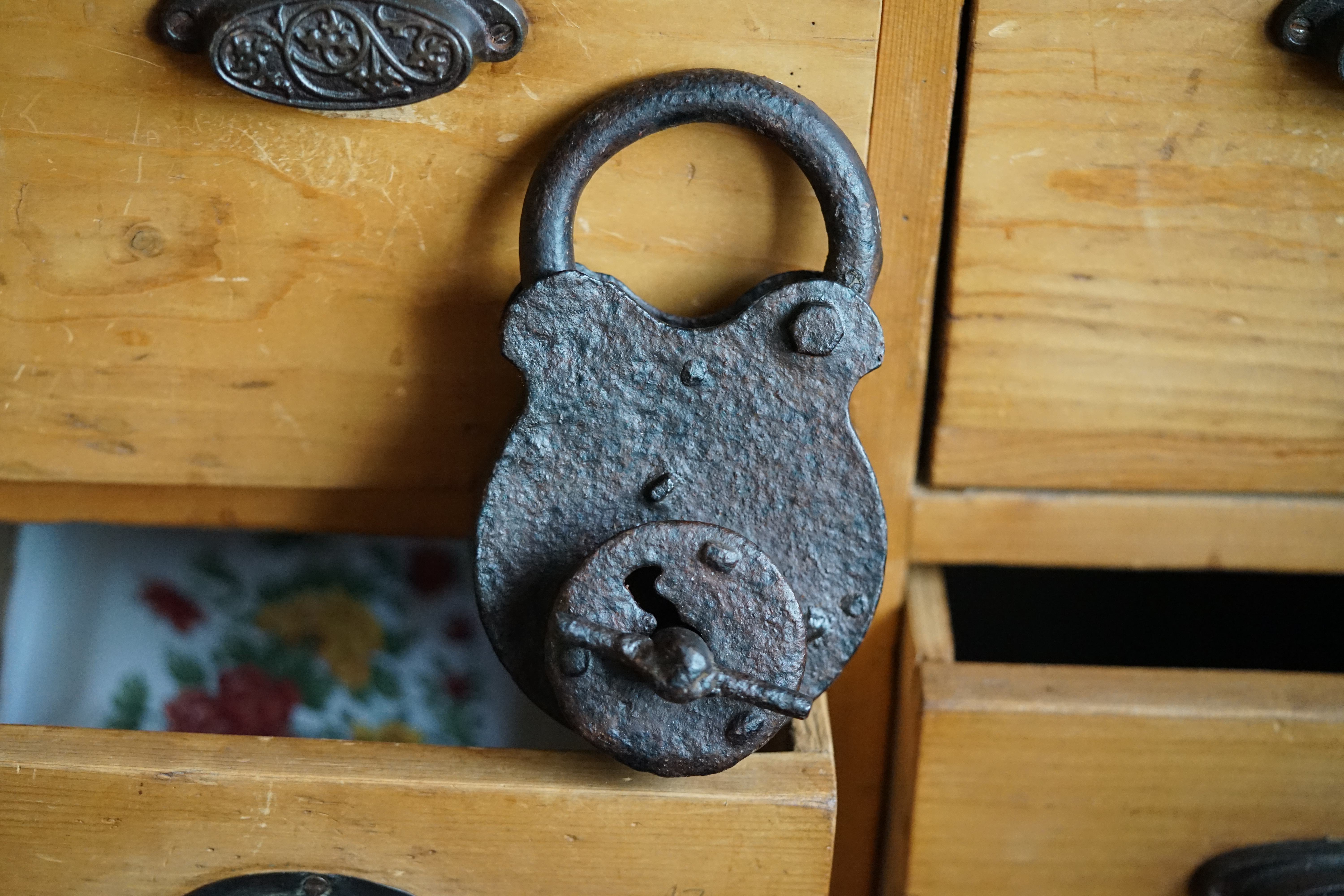 10.30 Uhr, High Noon im Hasenstübchen. Herr Arthur A. Bühl betritt das Hasenstübchen. Alle sind da. Martina, Heike II, Bouncing Joe Asberry und Schwerti sitzen am Stammtisch. Moin Arthurmeister, du alter einarmiger ®. Am Tresen sitzen Brilli - Ralf, Behördenmanni, Roswitha von Freitag, noch, Schneiderheinze und Schlosserklaus mit Heike I, Formel 1 Rudi, Boogie, Sir Waschi und der Gelenkbusfuzzy. Ganz hinten im Eck sitzen noch der HSV Ute, BMW Dedl und der Malermeister " Och ". Am Nebentisch stehen der Nachläufer, der Noagerlzuzzler, der Scholischek, der Stasi Meier mit seinem Freund Strigoy. Aus dem Hinterzimmer sind der Zigeunerschorsch, Giovanni, Lupo der alte Schmierlappen, Pino Frank, Maxam, auch ein deutscher Meister im Lockpicking, Ingo der Wirt von der Oberalster und Sammy der Wirt aus dem Dithmarscher, Schlüsselmichi und der Tschi, lautstark zu hören. In Arthurmeister`s Jukebox spielt " Slow Hand " von den Pointer Sisters. Hannenberger fragt: wie immer ! Arkadasch kommt vom Pissoir und schreit: Arthurmeister, du alter Sympathieträger und Aufmacher, mein alter Freund: wo hast Du denn den einarmigen ® her ? Sag es mir schnell ! Der Automatenpeter gibt eine Lokalrunde nach der anderen ! Er hat am einarmigen Banditen ® gewonnen und jetzt eine Glückssträhne ! Ich will auch solch ein Glück haben. Der ist vom Automaten nicht weg zu kriegen. Aber er solange einen ausgibt ! Den hatte ich noch vom Kujau stehen. Den zweiten einarmigen Banditen ® habe ich zu Mr. Smitz nach Beverly Hill`s, Hollywood, U.S.A. via Luftfracht in deren Bunny Hall liefern lassen. Das hat der Droschkendieter mit seinem Taxi bewerkstelligt. Prost, Stößchen, Salute ! Automatenpeter schreit lallend: Helbing für alle ! Das Hasenstübchen bebt. Sektchen, Stößchen, Prosit und Trallala ! Arthurmeister`s Jukebox spielt Dance Monkey. Der Hannenberger hat sich Heike I in Sachen Logistik Getränke nachlegen, hinter den Tresen geholt. Automatenpeter sitzt immer noch vor dem einarmigen Banditen ® und schreit: Glückssträhne ! Helbing für alle. Hannenberger läßt die Sektkorken knallen. Käppchen ! Die Jukebox spielt sheila B. Devotion, Spacer. Giovanni will aber Gianna Nannini hören. Mittlerweile sind Silkie, Marion und Ingrid hereinspatziert. Damengedeck und Ponyrunde ! Automatenpeter schreit: Helbing für alle ! Plötzlich tut es einen Schlag: Automatenpeter ist mitsamt seiner Helbingflasche vom Hocker auf den Hinterkopf geflogen. Hannenberger, der Objektleiter versucht zu helfen. Sofort geht ein Gerangel los: Der Strigoy, der Noagerlzuzzler und der Nachläufer schubsen sich gegenseitig weg. Automatenpeter stöhnt " Helbing ", versucht auf zu stehen. Alle drei wollen an den einarmigen ®. Da kommt Pelle Pelz von hinten und schreit: Bielefeld, Bier bestellt, Bielefeld, Bier bestellt, schnappt sich den Hocker und schafft es mit einer schlanken Drehung an den Banditen ®. Bielefeld, Bier bestellt. Ich will auch mal gewinnen. Arthurmeister`s Jukebox spielt lautstark sexy von French Affair. Be my lover, be my inspiration. You are so sexy, sex sex sexy, physical und logical temtation. No, no, no higher, higher, Bayby higher. Der Hannenberger und Heike I kommen mit dem nachschenken kaum nach. Jetzt hilft Niekole beim Abwasch. Angela hilft auch. Sammy vom Dithmarscher leert die Aschenbecher. Ingo kotzt in den Schirmständer. Das Hasenstübchen bebt. Schwerti der alte Versicherungsmathematiker aus der City Nord schreit: HMI, wir bezahlen nie ! ERGO heißen wir heute und bescheißen weiter die Leute. Sein Hocker wackelt bedenklich. Formel 1 Rudi krallt sich am Tresen fest. Der einarmige ® blinkt und Pelle gewinnt. HMI, wir bezahlen nie ! ERGO heißen wir heute und bekotzen die Leute ! Pelle schreit: Bielefeld, Bier bestellt. Der Rotamint, der blinkt. Rudi lallt: Scott Speed ! Die Ponyrunde macht Stößchen und Käppchen ! Arkadasch drückt sich an den Stammtisch und fängt ungefragt zu labern an: Arthurmeister, mein Schwippschwager hat eine Schwester und deren Freunds Cousin 2 ten Grades hat mir diesen Profilzylinder von Kale Kilit aus Istanbul mitgebracht. Kannst Du den zerstörungsfrei öffnen ? Der hat nämlich einen Wendeschlüssel wie Keso oder Kaba ! Arthurmeister spricht: Wie immer ! wenn der Schließzylinder von mir geöffnet wird, bleibt er hier am Stammtischaschenbecher ! Arkadasch murmelt. Arthurmeister entnimmt seinem Pick Set seinen deutschen Meister Taster und einen Spanner. Ruck Zuck ist das wehrlose Schloss geöffnet und liegt jetzt zerstörungsfrei auf dem Stammtisch. Arfthurmeister jells: OPEN ! Giovanni meint: aperto. Tschi schreit Ouzo. Bielefeld schreit: Helbing. Pelles Hocker beginnt bedenklich zu wackeln. Schwerti fängt wieder an zu pöbeln: HMI, wir bezahlen nie ! ERGO heißen wir heute und machen weiter fette Beute. Helbing für alle. Stößchen und Prosit. Joe, hier herscht auch heute Bouncing Verbot. Wir sind hier nicht in der NBA. Airball wirfst du zu Hause ! Giovanni hat sich durchgesetzt. Gianna Nannini dröhnt aus der Jukebox und zeigt ihre Titten. Tja, im Hasenstübchen achtet der Hannenberger auf 3 D. Justamente ruft Mr. Smitz aus dem Bunny Hall, Beverly Hills, Hollywood im Hasenstübchen am Hasenberge, an. Hannenberger ruft: Arthurmeister ! Mr. Smitz für dich am Telefon. High Noon Mr. Smitz, are you on party ? Yes, Yes, Arthurmeister. The einarmiger Bandit ®, the Slotmachine is arrived in our Rabbit House. All the Peoble will play the one armed ! What a fun. They are winning sempre. Fun, Fun ! What`s about with the Helbing Brother`s ? Oh, Mr. Smitz, there are a little drunk. What`s about the BILD et Uschi ? Uschi is on Reporter Tour on the Reeperbahn, the Kiez, you know ! I think Droschkendieter bring`s her later in the Hasenstübchen. He has tell, he will play the einarmiger ®. Uschi will have a Glücksträhne. What is Glücksträhne ? If you are winning sempre. The Jukebox is playing: Fading. Yes Mr. Smitz, i have the einarmiger Bandit ® patented by the Gouverment DPMA registerd ! Yes, Yes, for Arthur Bühl, President Pornomeister S.A.R.L. Im Hintergrund ist ein umkippender Barhocker und ein schreiender Pelle zu hören. Helbing, Freibier, Freibier ! Das Gerangel wer am einarmigen ® spielen darf geht von vorne los. Jetzt läßt Schneiderheinze die Glocken läuten. Käppchen, Stößchen, Prösterchen ! Im Hasenstübchen wird getanzt: Dance Monkey ertönt erneut. Pronto ! So Mr. Smitz: Good luck with the einarmiger ® and have a great winning time. And take greating to Harvey and to your President. No Mr. Smitz, I haven`t time, hier is party. Ende des Telefonats ! Das Hasenstübchen feiert. In der Jukebox erklingt: Haindling, Du Depp ! Fortsetzung folgt. Fandom Wiki Arthur A. Bühl, Detektiv aus Hamburg, Profilbild, Lockpicking, Danke Dr. Ulrich Morgenrot, Velbert, Schlüsselregion, Schlüsselfest in Velbert, Forum Niederberg, Schlossmuseum, Schlüsselfest, Schlossherz, Hans Schell Collection, Martina Pall, Graz, Austria, Park Hotel, Brauhaus, BKS, Heiligenhaus, Wilka Schließtechnik, Silca, IHK, KFV, Errebi, Beschlag, Hersteller, ABUS, Arthur Bühl, Arthurmeister ®, Schlosssammler, Bühl Wappen, Bühl Flagge, Bühl Urkunde Patent, BKS, Arthur Meister, Porno Meister, Wernèry, Profilzylinder, Juke Box Arthurmeister You Tube, Buehl Logo, Cutaway Cilinder, Pfaffenhain, Demonstration Lockpicking, Schliesszylinder, Holland, Toool, Rohlinge zur Impression, zerstörungsfrei ohne Schlüssel, Schlüsseldienst, Soultrain, Philysound, TSOP, Es fährt ein Zug nach nirgendwo ! Arthur Bühl.de, Sicherheit, Performance Künstler. TILT, Flipper, einarmiger Bandit, Bally Wulff, Rotamint, Mad Monkey - Slot Machine, Spielautomat Merkur, Casino, Monte Carlo, Jackpot, Merkur Sonne, Jubilee, ROL-A-TOP, Old slot machine, Love Meter, Jet play, Looping the Loop Fürst, Münzschleuder, Astoria, Orakel Automat, Multi, Super Multi, Booster, Toool Lockpicking, Australia, E - Bay, Mein E - Bay, Uliton, Profilzylinder, ABUS, Bremicker und Söhne, Vorhängeschloss, Vorhängeschlösser, Vorhangschloss, Einbausicherung Korf, Raucher, Jesusmaster, Hasenstübchen, bunter Nachmittag, SEO Geister, Web Tüv, Jägermeister, Bild et Uschi, Doublebrain, Präsident, KI Tüv, Stasi, DDR, Himmelsschlüssel, Urkunde, Katalog Stasi, Signatur Bühl, Token, Amerikaner, fälschungssicher, Sicherheitstechnik, DOM, Muster, Kneipe, Eckkneipe, Gastwirtschaft, Wirtschaft, Portacenere, Musterspuren, Tresor, Jord Knaap, Tresoröffnung zerstörungsfrei, KJS, Schlossherz, Lockpickerherz, Pornomeister, Lockpicking Herz, Notöffnung beim Bunten Nachmittag, Arthur Bühl und die Jukebox im Hasenstübchen, einarmiger Bandit, Merkur, Sonne, Nachtjäger, 08 15, Der Goldene Schuss, Ali Baba und die Wunderschlösser, Wunderino, Padlock Collector, Rotalok, Protector junior, Bühl, Art, Kunst, Künstler, Kataloge, BÜHL, Kunstwerke Deutschland, Kunstprojekt Artothek, Arte, Meisterarte, Artworks, Conny Veit, Zwetschgenstadt Bühl, Tipico Games, Casino, online, Spielothek, Slotmagie, Susi Live, Gutscheincode, Erwin, Freispiele, Novolino, FSK ab 18, Gewinnerlos, 0800 ruf nicht an, Spielautomatenwelt, Rock Ola, Wurlitzer, Seeburg, Bluray, Stingray.