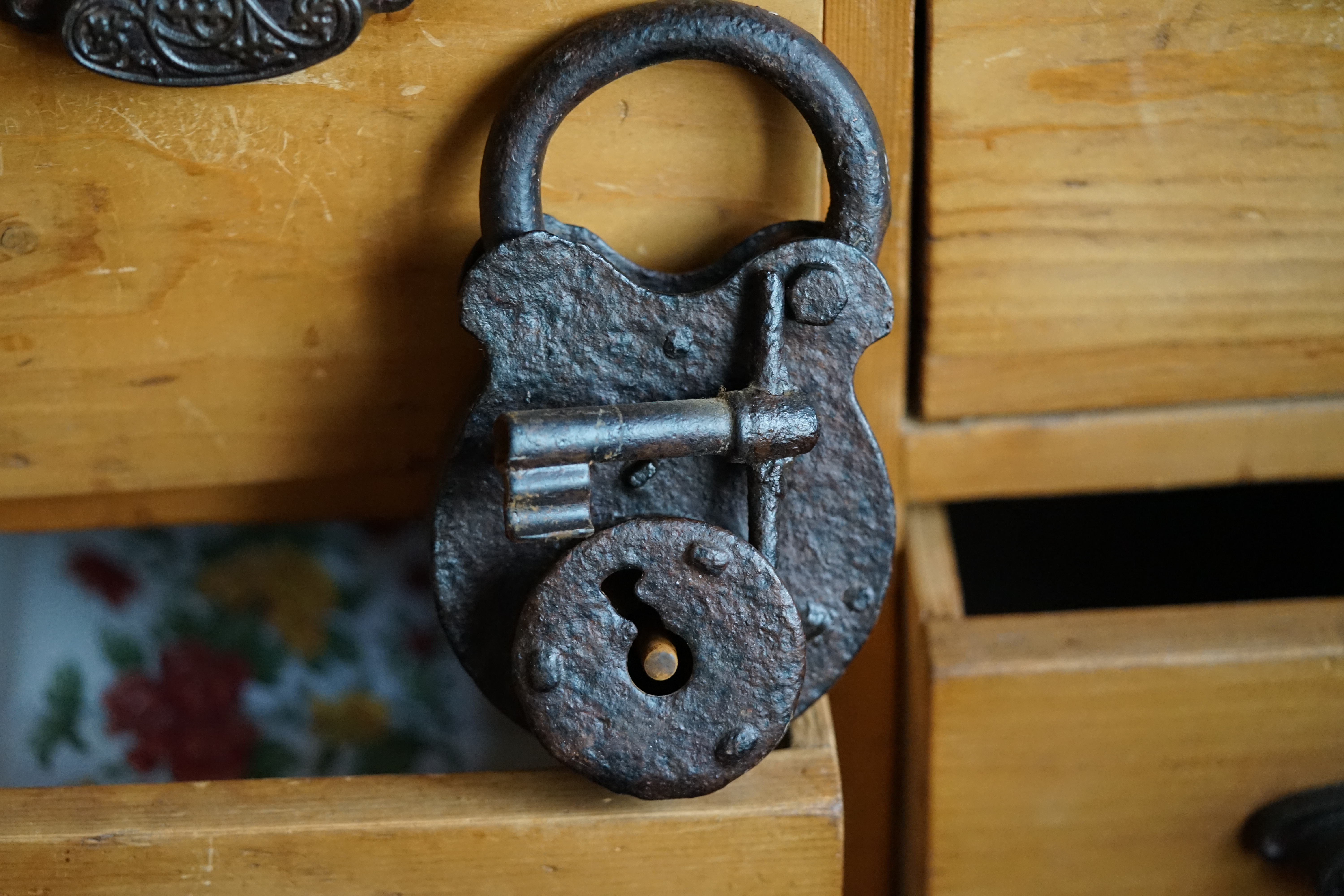 ♥ 𝔄𝔯𝔱𝔥𝔲𝔯 𝔅ü𝔥𝔩, 𝔄𝔯𝔱𝔥𝔲𝔯𝔪𝔢𝔦𝔰𝔱𝔢𝔯® Bühl, Arthur, Jahrgang 1961, Made in Germany, Detektiv or Private Investigator how Mr. Smitz from the PLAYBOY, Beverly Hills, say`s. Yes Mr. Smitz i will send you the Photo Arthurmeister`s F1, Jacket for your LeporelloUS. to your E - Mail Mr.Smitz@Mr.Smitz.us. Ok, Mr. Smitz. Mr. Smitz do you know what Google Earth is ? Take BÜHL Arthur, only by Google Earth, you know ? have done it ? Yes Google will show you my Panel superfast. Cool, Arthurmeister, cool. Yes Mr. Smitz, this can i do for you too ! Yes with SEO. Yes, yes, i have Arkadasch erklärt, sein Erikli pasta is not so genial. Der beste Zwetschgenkuchen, you know plum tart, is from the Stadt Bühl. Not laughing in the USA. Bühl is a City like my Name. And the People in this City called it: Zwetschgendatschi ! you know. This is the world best plumcake. Yes Datschi ! Yes, Stadt Bühl is near Baden - Baden, the Casino, you know ! Yes. Baden-Württemberg. You must know there is since 1927 the traditionell Zwetschgenfest. And there ist the Zwetschgenkönigin ! Mr. Smitz, my Ur Ur Ur Ur Grandfather is born in Bühl. My Great Grand Grand Mother where also born in the town Bühl. Their profession was Zwetschgenpicker. Not Lockpicker, Zwetschgen / Plum Picker. And Rüttler. Oh, really ! Yes, Yes. And since this time the name of the family Bühl from the Stadt Bühl is: Yes you know - Buehl. Yes i will give Greetings from you to Mrs. Friede Springer from the Newspaper BILD et. Yes, the Elbphilharmonie is in Betrieb. OH, Mr. Smitz, greeting´s to you from Joe Asbbery, NBA, you know. Tomorrow we will meet us in the Hasenstübchen, our Rabbit Hall. For Lockpicking und Beer. Call you. Parole Emil ! Not E-Mail. Provided by www.Arthur-Bühl.de and www.Arthurmeister.de 𝔄𝔯𝔱𝔥𝔲𝔯 𝔅ü𝔥𝔩, 𝔄𝔯𝔱𝔥𝔲𝔯𝔪𝔢𝔦𝔰𝔱𝔢𝔯® Herr Arthur Bühl, kritischer Detektiv aus der Hansestadt Hamburg, bereitet sich auf ein Interview mit der BILD et vor. Bei Babsi und Gina in Fuhlsbüttel wird ihm zuvor der Vokuhila geschnitten. Herr Arthur Bühl wurde schon in der BILD et als " Herr der Schlösser " beschrieben. " Ein bisschen Ruhe bitte " schreibt Jan Freitag von der TAZ. Er erwähnt auch eine Mustertür by Wendt. Es wird darin herumgeprökelt. Selbst Arthur Bühl, der weltbeste aus dem Lockpicker Mekka Hamburg, betreibt pures Understatement, weil er sein Schloss in nur 20 Sekunden " geknackt " hat. Charles Graeber von der Wired.com beschreibt in seinem Artikel Master Lock - Pickers do bottle Arthur Bühl " The Master of the Universe ", Arthur Bühl a private Detective of Germany open locks. Bühl`s Fabio - the - Barbarian Look stands out. He wins the Dutch Open and is now Master of the Universe. The people cry: " Arthurmeister ! booms Arthurmeister ". Mark Webber Tobias, the Author of Locks, Safes, and Security, a Police Reverence, say: Arthurmeister, that ist beautyful. " Open ! " sagt Arthurmeister ", offen ist gut, schneller offen ist besser ". " Beer !" Arthurmeister booms back and a new Champion is born. Die Welt berichtet: " Die Kunst, Schlösser ohne Schlüssel zu öffnen ". Vereinsmitbegründer und Vizepräsident Arthur Bühl trägt seine Leidenschaft schon auf der Krawatte. Sie ist rot mit gelben Schlüsseln drauf. Intern wird er ehrfürchtig " Meister Arthur " gerufen. Er hat es zum siebenfachen Deutschen Meister in verschiedenen Disziplinen geschafft. Er pickt seit der Kindheit. Sein erstes Trainingsobjekt war sein Spardosenschloss - Ein klassischer Einstieg… . Die Slate berichtet über Arthur Bühl als Lockpicking Legend. Es gibt einen Artikel Tool for Picking and Decoding by Stasi, CCC, Vortrag Berlin. Amateur Hour berichtet: Arthurmeister has " The Master Touch ". Bei den Kaba Day `s im Europa Park Rust schreibt die Pressebox: auf großes Interesse der Teilnehmer stieß auch die praktische Vorführung von Steffen Wernéry und Arthur Bühl, die gängige mechanische Schließzylinder ohne Schlüssel zerstörungsfrei öffnen. Meist in Sekundenschnelle. Auch die Chemnitzer Zeitung " Freie Presse " hat über das Lockpicking und Arthur Andreas Bühl alias Arthurmeister berichtet. Dwight Perry schreibt: Arthur Bühl has good hands ! In der Philalocksmith wird Arthur Bühl auch als Lockpicking Legend betitelt. Es gibt auch einen Beitrag, 360 Meridianos. In der Datenschleuder, CCC, wurde über ihn als Sympathieträger berichtet. Veröffentlicht unter dem verifizierten Linkedin Profil Arthur Bühl, Arthurmeister®, Xing, Google Panel, Twitter X. In der Vitrine von Arthur Andreas Bühl, Arthurmeister® sind Schlösser, Padlocks, von ABUS, BKS, CES, DOM, EVVA, Assa Abloy, Z Ikon, Kaba, Keso, ASSA, Winkhaus, Wilka, Trelock, Schmelting, Bode Panzer, Ancor Las, Drumm Geminy, Xylock, SEA, Medeco, Mul-T-Lock, Cut away, ABUS Granit, Pfaffenhain, E*S, ESS, Nemef, BAB, Babelsberg, Stasi, Diskus, WMF, Tesa, Noch, Vachette, Cisa, Wally, Rielda, Mottura, Viro, FAI, GeGe, Fichet, Bode Panzer, Tresor, Bramah, Protector, Braun`s Patent, Walomatus, Arolds, Combination Lock, Yale, Master, American Lock, Tubular, China, Indien, Aligarh, Nepal, Thailand, Zahlenschlösser, Himmelsschlüssel und noch vieles mehr, vorhanden. Alle Schliesszylinder sind Übungsmaterial für das Lockpicking. Schlagschlüssel und so vieles mehr, sind auch dabei. Auch der Sputnik. Verschlagwortet mit: ♥ Vokuhila, Friseur ♥ Schwäbischer Hengst, Zwetschgen Heini, Bühl er, Zwetschge, Google Earth, Mittelpunkt der Welt, Martinameisterin, Cartomanze, Scholischek, " HIGH NOON ! ". ♥ Parole Emil ! Für das Jahr 2025 wurde der SEO von der Firma chatgpt und von einer KI ergänzt: Arthur Andreas Bühl, ist ein Babyboomer ! und ein Sympathietraeger ! Slow Hand ! mit dem Mastertouch ! Locksport: The strange things that happen at a lock-picking convention by Tom Vanderbilt, Deviant Olliam, Slate, picking, Hackers Planet, Earth, Event, Flickr, Foto, Ina Müller, Arthur Meister, Lockpicking, ssdev, Photo, Slide Player, The Joy Lock Club, Schuyler Towne, by Pagan Kennedy, Arthur Bühl, called Arthurmeister, can pick a Lock faster than you, David Olliam, Slate, Tool, Toool, the open organisation of Lockpickers, Wired, Jan Freitag, TAZ, FAZ, BILD, WELT, BUDEG, BDD, Linkedin, Pornomeister SARL, X, Twitter, Security of Locks, Linkedin Arthur Bühl, Zwetschgenstadt Bühl, Wappen Bühl, Fahne Bühl, Facebook, Bühl, Arthurmeister, Pornomeister SARL, Lockpicking Experte. Tagged with: Dorma Kaba, Europa Park Rust, Zwetschgenhengst, NBA, Bouncing Joe Asberry, Everybody Wiki, Schwäbischer Henst, Pflaume, Zwetschge, Doublebrain, Mandy August, Rallye, cross, Datenschutz. Zitat: Arthurmeister " offen ist gut, schneller offen ist besser ! " Pankhofer, Schloss und Schlüssel, Arthur Bühl, Wappen Bühl, legal 1001, Radio Eriwan, In Arthurmeisters Jukebox im Hasenstuebchen, You Tube, ( HAM ), sind Schallplatten von Slow Hand, Pointer Sisters, Engelbert, Joy Flemming, Ina Müller, Dörp Reggae, Reinhard Fendrich, Sammy Davis jr., Bee Gees, Hans Söllner, Element of crime, Empire of sun - we are the people, Katja Ebstein - Es war einmal ein Jäger, Udo Jürgen - Das Lied das nie zu Ende geht, Vicky Leandros - Ich liebe das Leben, Die Five Tops - Warte auf das Glück, Marianne Rosenberg - Er gehört zu mir, Hildegard Knef - Für mich soll`s rote Rosen regnen, Connie Francis - schöner fremder Mann, Heino - Caramba, Karacho, ein Whisky, Drafi Deutscher - Mamor Stein und Eisen bricht, Kraftwerk - Das Modell, Ernst Neger - Rucki - Zucki, Wolle Kriwanek - I fahr Daimler, Reinhard Fendrich - Strada del sole, Zupfgeigenhansel - Bella Ciao, Joy Flemming, Half breed, Haindling - Du Depp, Nina Hagen - Africa Reggae, Schwoisfuß - Bin i selber Rastamann, Jan Delay - Irgendwie, irgendwo, irgendwann, Grachmusikoff - Oiner isch emmer dr Arsch, Wolfgang Ambros - Du schwarzer Afgahne, UB 40, The Manhattans - Kiss and say Goodbye, Three Degrees - Dirty old Man, Babara Streisand - Woman in Love, George Michel - One more try, Candy Dulfer, Deep Purple - Child in Time, Moody Blues - Nights in white Satin, Eagles - Hotel California, Dire Straits - Sultan of Swing, Pink Floyd, Sade - Smooth Operator, Toto - L`italiano, Peddy Pendergrass, Tom Jones, Eddie Holman - Hey there lonly girl, Chicago - If you leave me now, Kalvin Harris - Promises, Fugees, Engelbert - How I Love You, Gloria Gayner can`t take my Eys off you, Olivia Newton John, Ricky Shane - Mammy blue, Los Bravos, Kenny Rogers, Albano und Romia Power, Totzi - Ti amo, Tina Turner und Eros Rammazotti, Abba - Hasta Manana, Roger Whittacker - Abschied ist ein scharfes Schwert, Toto - Hold the line, Love Story mit Andy Williams, Grace Jones, Diana Ross und Julius Iglesias - All of You, Christopher Cross, Roberta Flack & Peabo Bryson, George Benson, Aloe Blacc - I need a Dollar, Simply Red - if you don`t know me by now, Luther Vandross und sehr viele mehr. Es erscheint auch bald die B - Seite von Arthurmeister`s Jukebox ( HAM ) Fuhlsbüttel, Hasenstuebchen, Playboy, Bunny Hall, Los Angeles, Beverly Hills, TSOP The Sound of Philiadelpia, Golden Gate Brigde, und noch so vieles mehr. Seattle Times says: He has got good hands, but how`s his vertikal. Arthur Bühl, a private detective from Germany deflated an all-star field of lockpickers in the world. Pressebox: Kaba Day im Europa Park mit Arthur A. Bühl, Detektiv. ( Arthurmeister ) - Präsident Pornomeister SARL, Linkedin: Arthur Andreas Bühl, Detektiv. 360 Meriandos, The Master Touch, opening locks without keys. Jesusmeister Arthur Bühl is a Master who can pick any lock in the world, but Jesus is the only Master who can unlock the human soul. Slideplayer. Phila Locksmith, Lockpickerherz und Schlossherz sind ges. gesch. Marken von Arthur Bühl. Das Wappen Bühl ist gelb, blau mit schwarzen Linien. You Tube, 23C3 Schlossoeffnung wurde beim CCC, Caos Computer Club, gefilmt. Citywide RFID Master, House key, Hamburg, by Wired. WIRED is where tommorow realized. World Trade Center, New York, YY 10 007, Communicationsmanager Mr. Smitz. Wiki, Attraktor, Trainingslager. Schloss - Öffnen, Public Domain 147, Staatsicherheit in der DDR, Arthur Meister aus Hamburg, Bunker am Ulmenwall. Herr der Schlösser, Bild Zeitung. 𝔄𝔯𝔱𝔥𝔲𝔯 𝔅ü𝔥𝔩, 𝔄𝔯𝔱𝔥𝔲𝔯𝔪𝔢𝔦𝔰𝔱𝔢𝔯 ® JOE ASBERRY Hey Joe " Asberry ", ruft F 1 Rudi vom Tresen, Prost und Stößchen ruft Heike III zum Stammtisch. Die Jukebox spielt in voller Lautstärke Mr. Bojangles. Arthurmeister, der Sympathieträger hat bay the way mit einem ABUS Padlock Joe`s Michael Air Jordan`s Basketball bag gesichert ! Auch der Michael Jordan mußte hier im Hasenstübchen das Basketball bouncing Verbot akzeptieren. Formel 1 Rudi schreit: Bouncing darf und kann hier nur ein Michael Schumacher. Die Cartomanze meint, ein Ralf Schumacher auch ! Prost Weizen, Stößchen, Käppchen, ASBERRY !!! Die Jukebox by Youtube spielt " Slow Hand ". Joe, du rascal belehre uns nicht schon wieder. Wir sind hier in der Rabbit Hall and smoking is good for your drunken head. Prosit, Cheer`s, Salute, Gin Gin, altüst, sante` und Viva ! Hoch die Tassen ! Am Tresen läutet die Glocke. Der Rotamint der blinkt. Drei Tage war der JOE krank, jetzt trinkt und raucht er wieder. Gott sei Dank ! Verschlagwortet mit: Arthur Bühl, Detektiv, the dutch open Lockpicking Champion ! From WIRED. ÖFFNUNG OHNE SCHLÜSSEL, Linkedin Joe Asberry, NBA, Twitter X. Basket Ball Bouncing Verbot, Arthurmeister, Raucher, Roth - Händle, Stadt Lahr - Bühl, Schwarzwald, Black Forest, Rötkäppchen you know Mr. Smitz, Sorte Schwäbischerhengst de is großfruchtig und süss wie UHU. Buhl er Zwetschge. No, only woman has Pflaumen ♥ Wappen Arthur Andreas Bühl, Flagge ! Wilhelm Busch ♥ 𝔄𝔯𝔱𝔥𝔲𝔯 𝔅ü𝔥𝔩, 𝔄𝔯𝔱𝔥𝔲𝔯𝔪𝔢𝔦𝔰𝔱𝔢𝔯 ® High Noon, elevener Clock, Hasenstübchen, HAM. In der Jukebox spielt: Pointer Sisters - Slow Hand, und der Tresen grölt, Arthurmeister with the Mastertouch. A Lover whit the Easy Touch ! Nochmals " Asberry " ! Hier herrscht Basketball Bouncing Verbot ! Wir sind hier nicht bei der NBA und du wirfst keinen Korb ! Du triffst den Korb ja nicht einmal. Am Tresen läutet die Glocke: Helbing und Stößchen ! Hey Pony ! Heike V drückt in Arthurmeister`s Jukebox: Die Affen rasen durch den Wald. Arthurmeister ruft: Parole Emil. Formula One Rudi grölt: Bouncing Verbot ! Asberry hat Bouncing Verbot ! Weizen ! Joe fragt Arthurmeister: Arthur my Friend, i need for my Basketball Friens from the NBA a instruction of Lockpicking. Arthur lacht: only wenn Michael Air Jordan und Michael Schuhmacher mitmachen. Pelle schreit vom Tresen: Schuhmacher ist ein Kannister Kopf. Pino kann ihn gerade noch daran hindern Marmor Stein und Eisen bricht zu drücken. Joe wünscht sich: Teddy Pendergrass - Turn Off the Lights… Ja Joe, es ist möglich eine solche Schulung auszurichten. Hierzu muß ich bei der Firma Amazon Lockpicking Set`s und Lockpicking Zubehör wie weitere Hook`s, Snakes, Rake`s und Tension Wrenches besorgen. Vorführmaterialien wie cut away Zylinder und Übungsschlösser habe ich parat. Ich zeige den E - Pick, und führe dir die Pick - Gun vor. 1 Schuss. Du verstehst. Prost ! Weizen, Stößchen`s, und Helbing für alle. Asberry und Bühl umarmen sich ! Sympathieträger halt ! In der Jukebox spielt: Element of Crime - Mittelpunkt der Welt… See You tomorrow, wir besprechen alles weitere wie: How to pick a Car. 𝔄𝔯𝔱𝔥𝔲𝔯 𝔅ü𝔥𝔩, 𝔄𝔯𝔱𝔥𝔲𝔯𝔪𝔢𝔦𝔰𝔱𝔢𝔯 ® Next Day: High Noon at 11 fer Clock: Joe Asberry der alte NBA Bouncer betritt das Hasenstübchen, ( HAM ) his Rabbit Hall ! In Arthurmeister`s Jukebox spielt: Nein nicht Hey Joe, sondern Aloe Blacc - I Need a Dollar ! Arthur Bühl spricht: gerade habe ich mit Mr. Smitz telefoniert. Joe: Smith ist ein Sammelbegriff wie Meier. Mr. Smitz you know, he is the CEO of the Magazin Playboy - Beverly Hills. Ja und der ist mein Freund. Den kenne ich über die BILD et. We have a Telefon call. Der Mr. Smitz hat dann den Mr. Jeff Bezon, ja du weißt schon, den vom Amazon Lieferservice angerufen. Er hat ihm erklärt daß ich mit dem NBA Bouncer Joe Asberry in Sachen Lockpicking einen Workshop machen möchte. Die Glocke läutet: Weizen, Helbing und Pony`s ! F 1 Rudi schreit am Tresen: Joe, laß dir lieber erklären wie du Scott Speed das laufen beibringst. Am Tresen wird es lauter: Minardi, Minardi, wir gewinnen nie ! Scott Speed, der Name geht im Gelächter unter. Pelle schreit: der Schuhmacher ist ein Kanister Kopf. Arthurmeister meint: let Michael pass for the Champions Chip ! Arthurmeister`s Jukebox spielt exclusive für Joe: Sammy Davis jr. - Mr. Bojangles ! Also Joe, der Smitz hat beim Bezos von Amazon angerufen, wir wollen einen Lockpicking Practical Kurs meistern. Der Bezos ist dann ins Amazon Head Quarter gefahren. Nein, nicht im Uber. F 1 Rudi schreit: Der Bezos fährt Ferrari. Scholischek meint: Maybach ! Also Joe, der schaut jetzt im Amazon Lager wie viele Lockpicking Tools und Jigglers er hat. Auch Pickset`s. Er sieht auch nach wie viele HPC, 2000 er Hook`s er hat. Lockpicker Beginner Sets von Majestic und Starter Sets von Mr. Peterson sagt er, hat er Massenweise auf Lager. Arkadasch sagt, sein Schwippschwager vom Neff Cousin und dessen Freund in Berlin - Kreuzberg könnten auch solche Pick Werkzeuge und Spanner herstellen. Die haben genug Schwarz Arbeiter. Die Sympathieträger Bühl und Asberry prosten sich genüsslich zu. Weizen ! Die Cartomanze die alte Kartenlegerin meint sie könne auch spooxe anrufen. Der Noagerlzutzler meint: Ihr Deppen, auf Berlin mußt du jahrelang warten. Heike IV ruft Stößchen ! Der Pino Frank lallt: Die Rautenfotzen bleiben für immer in der zweiten Liga. Joe ich bin mir sicher der hat auch Master bzw. Meister Lock`s. Die sind für eine Testrunde gut. Ja, die Dinger heißen Master Padlock ! OPEN ! Beer ! Nicht zu verwechseln mit Medeco ! Arthur läßt in der Jukebox im Bunny Hall TSOP spielen. The top Sound of Philladelphia ! Prost, Stößchen ! Pelle läutet auch die Glocke: Prost, Stößchen`s, Pony`s ! Dafür darf er auch für einen Heiermann: Heino - Caramba, Caracho ein Whisky drücken. Ja, Joe, aber kein Bouncing ! Der läßt die Sachen via Airforce Seattle to HAM liefern. Du weißt wie schnell Amazon liefert ! Sir Washi meint: Amazon sei so schnell wie Scott Speed. Alle lachen: Wenn er nicht wieder in die Mauer fährt ! 𝔄𝔯𝔱𝔥𝔲𝔯 𝔅ü𝔥𝔩, 𝔄𝔯𝔱𝔥𝔲𝔯𝔪𝔢𝔦𝔰𝔱𝔢𝔯 ® 11.30 High Noon im Hasenstübchen. Der Hannenberger hat die Frikadellen fertig. Senf kommt aus dem Glas. In Arthurmeister`s Jukebox spielt: Santana - Fleur da Luna. Am Stammtisch diskutieren Bühl und Asberry über Lockpicking und Präsentationen: Arthurmeister erhält einen Anruf über die 007. OH, Mr. Smitz, nice to hear you from Beverly Hill`s. OH, What ! The Airplane from Jeff Bezos, Amazon is on HAM landed ! YES, Mr. Smitz, nice to hear this Song. Slowly Arthurmeister: There is a little Problem with the Custom. Mr. Smitz ! this is not really a Problem. HAM is four Minutes from the Hasenstübchen away. I will send Taxi - Dieter. He knows there a Hintereingang, a Backdoor, you know ! I call you back. Yes, yes, Außer Regen nicht viel gewesen. Greetings to Mr. Bezos. Tell him thank you for the Support. From Stammtisch too. Arthurmeister`s Jukebox spielt: Rucki - Zucki ! Die Frikadellen vom Hannenberger schmecken jetzt auch ohne Senf. Prost, Stößchen, Weizen, Helbing und für den Noagerlzutzler ein frisches vom Faß. Die Jukebox spielt: Die Five Tops - Warte auf das Glück ! 2 Stößchen später kommt Taxi Dieter zurück in den Bunny Hall ! Oh, OH, der Zoll, eH ! Als die mich gesehen haben war der Fisch geschuppt. Die haben mir beim Einladen geholfen. 5 Pakete a`50 Kilo ! Eine viertel Tonne. Ich durfte auch den Zoll zum Lockpicking Event einladen. Tragen helfen !! Stößchen, Pony, nö, heute Käppchen ! Die Jukebox spielt: Element of Crime - Am Ende denk ich immer nur an dich ! Mr. Smitz ! you are the best ! Greetings to all Smith in the USA. Yes, Yes, Mr. Smitz, Yes. I make greetings to Friede Springer from the BILD et; Ronzheimer too. Yes, Yes, und greetings for Mrs. Quandt. If Bezos will, i can show him on the Lockpicking Demonstration how easy he can pick a BMW whit a Key Blank. Yes, Yes, Mr. Smitz ! 3 Seconds ! OFFEN, OPEN, APERTO ! schreit Giovanni und will Chianti. Bei Fiat und Ferrari Modellen ist es so ähnlich. Bei manchen brauchst du aber ein polito, ja, Nagelfeile. Prost Chianti. Yes Mr. Smitz, die Ring bell`s, Hells Bells, die Glocke klingelt, you know ! We call in time. F 1 Rudi schreit: Hülkenberg ! Giovanni schreit: Giacomo Agostini ! Joe schreit: Scott Speed ! Arthurmeister`s Jukebox spielt: The Pointer Sisters - SLOW HAND, Arthurmeister the lover with the Mastertouch ! Arkadasch bekommt von Bühl Raki ericli Plum, Sorte Schwäbischer Hengst ! Prost Zwetschgenkönigin ! In der Vitrine von Arthur Andreas Bühl, Arthurmeister sind Schlösser, Padlocks, von ABUS, Master, BKS, CES, DOM, EVVA, Assa Abloy, Z Ikon, Kaba, Keso, ASSA, Winkhaus, Wilka, Trelock, Schmelting, Bode Panzer, Ancor Las, Drumm Geminy, Xylock, SEA, Medeco, Mul-T-Lock, Cut away, ABUS Granit, Pfaffenhain, E*S, ESS, Nemef, BAB, Babelsberg, Stasi, Diskus, WMF, Tesa, Vachette, Cisa, Wally, Rielda, Mottura, Viro, FAI, GeGe, Fichet, Bode Panzer, Tresor, Bramah, Protector, Braun`s Patent, Walomatus, Arolds, Combination Lock, Yale, Master, American Lock, Tubular, China, Indien, Aligarh, Nepal, Thailand, Zahlenschlösser, Himmelsschlüssel und noch vieles mehr, vorhanden. Alle Schliesszylinder sind Übungsmaterial für das Lockpicking. Schlagschlüssel sind auch dabei. Das Trabbi Tool, Stasi, natürlich auch. Das Wappen Arthur Andreas Bühl ist angebracht ! Die Flagge weht im Hasenstübchen. KI Satz zum Einfügen: Notiz: Alle SEO Texte wurden mittels einer ♥ KI ( Künstliche Intelligenz ) der Firma Doublebrain ®, ( ges. gesch. DPMA, Berlin, Reg.-Nr. 302022224017 ) ( Die E - Mail lautet: Doppelhirn@Doublebrain.de ) und doppeltem Helbing aus dem Leporello: " Arthurmeister Bühl und Bouncing Joe Asberry im Hasenstübchen ", generiert. Die Jukebox spielt: Loredana Bertè - E la luna bussò. Der Reggae Auftakt ! ♥ 𝔄𝔯𝔱𝔥𝔲𝔯 𝔅ü𝔥𝔩, 𝔄𝔯𝔱𝔥𝔲𝔯𝔪𝔢𝔦𝔰𝔱𝔢𝔯® In der Vitrine von Arthur Andreas Bühl, Arthurmeister sind Schlösser, Padlocks, von ABUS, BKS, CES, DOM, EVVA, Assa Abloy, Z Ikon, Kaba, Keso, ASSA, Winkhaus, Wilka, Trelock, Schmelting, Bode Panzer, Ancor Las, Drumm Geminy, Xylock, SEA, Medeco, Mul-T-Lock, Cut away, ABUS Granit, Pfaffenhain, E*S, ESS, Nemef, BAB, Babelsberg, Stasi, Diskus, WMF, Tesa, Vachette, Cisa, Wally, Rielda, Mottura, Viro, FAI, GeGe, Fichet, Bode Panzer, Tresor, Bramah, Protector, Braun`s Patent, Walomatus, Arolds, Combination Lock, Yale, Master, American Lock, Tubular, China, Indien, Aligarh, Nepal, Thailand, Zahlenschlösser, Himmelsschlüssel und noch vieles mehr, vorhanden. Alle Schliesszylinder sind Übungsmaterial für das Lockpicking. Schlagschlüssel sind auch dabei. Das Trabbi Tool, Stasi, natürlich auch. Verschlagwortet mit Bühl, Bühl Arthur, Rotkäppchen, Zwetschgenhengst, Zwetschge.