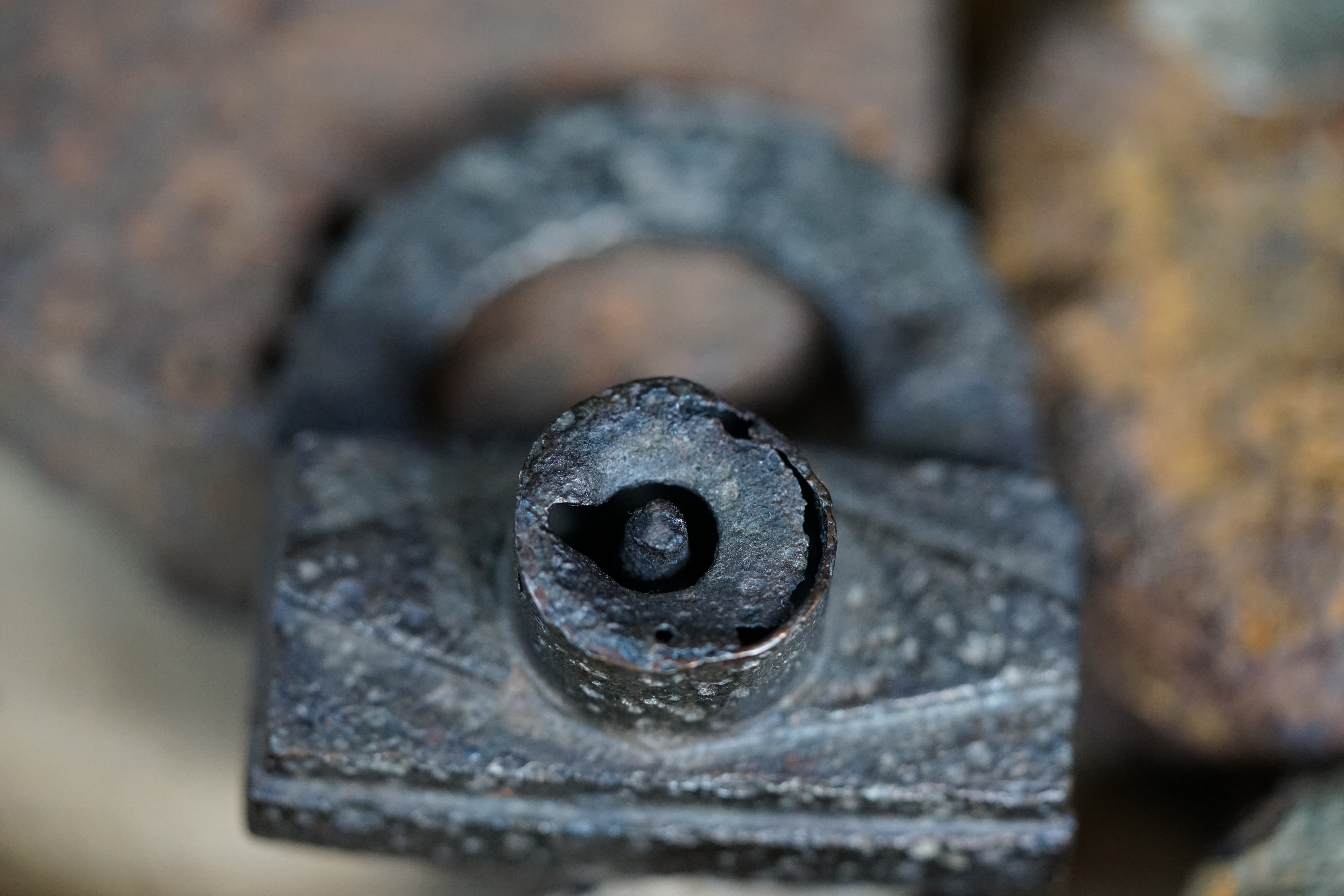 Arthur Bühl, Arthurmeister ®,Lockpickerherz ® Schlossherz ®, Pornomeister ®, neuer SEO Text für 2026 12.00 Mittags im Hasenstübchen. Basketball Bouncing Joe Asberry schreit: Prost ! Die Glocke kingelt ! In Arthurmeister`s Jukebox im Hasenstübchen spielt: Slow Hand von den Pointer Sisters. Ferrari Rudi sitzt am Tresen. Anstatt Helbing trinkt er heute Underberg. Pelle und Heike I machen Stößchen. Justamente klingelt das Telefonino. Der Hannenberger lacht zu Bouncing Joe Asberry: Ich wette mit Dir: Da ruft unser Freund Mr. Smitz vom Playboy an. Arthurmeister geh endlich ran. Die Glocke klingelt. Yes Mr. Smitz, yes, yes Mr. Smitz. Yes great, you know. Yes, yes we have a Party. Yes, yes. Ja: Angela Merkel, die kennen wir. You know: " Bundeskanzlerin ". Giovanni ruft: Bella Donna: Signora Merkel is the CEO of the world. Yes, Yes Mr. Smitz, i will look about her Memoiren. Oh Mr. Smitz ? Her Biographie with her Signature ? OH, Mr. Smitz mit Widmung ? Das wird nicht einfach ! no easy, you know ! Da muß die Glocke aber ein ganzes Wochenende läuten. Prost. Helbing. Yes Mr. Smitz, hands on the heard, you know, difficult ! Arkadasch !!! Smitz U.S.A. braucht die Memoiren von Angela Merkel signiert mit dem Text: Für Mr. Smitz from the Playboy ! Also pass auf: Dein Schwippschwager ist doch Aufsteller bei der Messe. Ja, Buchmesse. Dort hält die Merkel eine Autogrammstunde. Der soll sich dort anstellen mit seinen Kumpani. Ja, der Smitz läßt hier die Glocke läuten. Das gesamte Wochenende. Hannenberger gibt das Passwort: Freibier, Freibier ! Die Glocke läutet jetzt: Helbing ! In Arthurmeister`s Jukebox spielt: The Tramps - Disco Inferno - Orginal Longversion Tony Mendes ! Basketball Bouncing Joe swingt mit dem Kopf mit. Jetzt meint Arkadasch: Oh meine Kumpani trauen sich nicht zu Dr. Angela Merkel. Die haben Angst vor Ihr. Kein Autogramm heißt kein Freibier. Droschkendieter !! Du fährst jetzt zur Buchhandlung, holst drei Biographien von der ollen Merkel, fährst weiter zum Kujau ! Ja, der hat dem Heinemann vom Stern, Hamburg, gefälschte Tagebücher verkauft. Der soll dir in ein Exemplar die Unterschrift der Merkel und die Widmung reinmalen. Sag ihm viele Grüße vom Arthurmeister und Parole Freibier, Freibier ! Dann malt der es dir sofort. Der kann das freudigst. Und sag ihm, das sei für Smitz, Amerika. Aber diesmal soll er keine rosa Tinte verwenden. Dann kommst du wieder her und wir alle unterschreiben das zweite, dann fährst du geschwind rüber nach Fuhlsbüttel, drängelst dich am Luftfrachtschalter vor, läßt die Bücher verpacken und paßt auch auf, das die auch tatsächlich im nächsten Flieger in die U.S.A. reisen. Dann hat er die Bücher, quasi wenn der Flieger landet. Sag denen: Parole: Freibier, Freibier ! Arthur und wozu das dritte Buch ? Du Depp, wenn beim unterschreiben vom zweiten Buch einer draufkotzt oder ein Brandloch reinmacht dann haben wir Ersatz ! Und diesen legen wir dann hinter den Tresen ins Regal und tuen so als hätten wir es gelesen. Es reicht das wir Frau Bundeskanzlerin mit guten, besoffenen, nicht ausgeklügelten, dummen, peinlichen Ratschlägen beraten haben ! Punkt. In Arthurmeister´s Jukebox spielt: Lady von Kenny Rogers. Sir Waschi hat gleich CHARLIE RICH - The most Beautifull Girl in The World, gedrückt. Die Stimmung ist gut. In der Jukebox spielt mittlerweile Aloe Blanc - I need a Dollar. Die Stimmung ist fantastisch ! Jetzt steigert sich die Stimmnung noch als der Nachläufer Roberto Blanco - Caramba, Caracho ein Whiskey, Carambo Caracho ein Gin, verflucht Sacrcameto Dolores und alles ist wieder hin ! In Rio de Janeiro… drückt. Der Noagerlzutzler drückt Roberto Blanco - Der Puppenspieler von Mexico und räumt Gläser ab. Hannenberger reicht schon einmal den Himmelsschlüssel ! Schwerti fragt: Mastertouch und wenn der Dir auf die Schliche kommt ? Du Depp, was glaubst du wenn der erfährt, daß er einen orginalen Kujau, dem Tagebuchfälscher hat, dann läuft der durch Beverly Hills und gibt damit bei jedem an, als sei er The Greatest. Und Du weißt: Die Schriftsachverständigen vom Stern oder von der Bild et und der Heinemann brauchten Monate bis sie diesen Betrug mit dem Verkauf der Tagebücher erkannt haben. In Arthurmeister`s Jukebox spielt: Calvin Harris & Sam Smith: Promises ! und es wird mitgesungen. Das Droschkendieter dann doch nur beim Papierfuzzy im Copy Shop neben an war ? weil der Kujau besoffen war ? Quatsch, kalter Kaffee, der Smitz verhöckert das Buch an Rockefeller. Was glaubst du, warum die Parole Freibier Freibier lautet ? Wir sind hier nicht bei der Wohlfahrt. Ferrari Rudi macht Ralala: Sonntag ist Formel I in Indianapolis. Denkt dran: High Noon ist dann morgens 07.00 Uhr. Die Glocke läutet ununterbrochen. Freibier, Freibier, Freibier, Parole Freibier. Let Michael pass for the Championship ! Das gesamte Hasenstübchen tanzt und platzt aus allen Nähten. In der Jukebox spielt James Last und Orchester: T.S.O.P The Top Sound of Philadelphia ! Prost, Prosit und Stößchen ! Der Hannenberger sieht zufrieden aus. Taged with: Bühler Zwetschge, Bühl Wappen, Zwetschgenhengst, Zwetschgenfest, Meister, Arthur Andreas Bühl, Privatdetektiv. Arthurmeister007@gmail.com