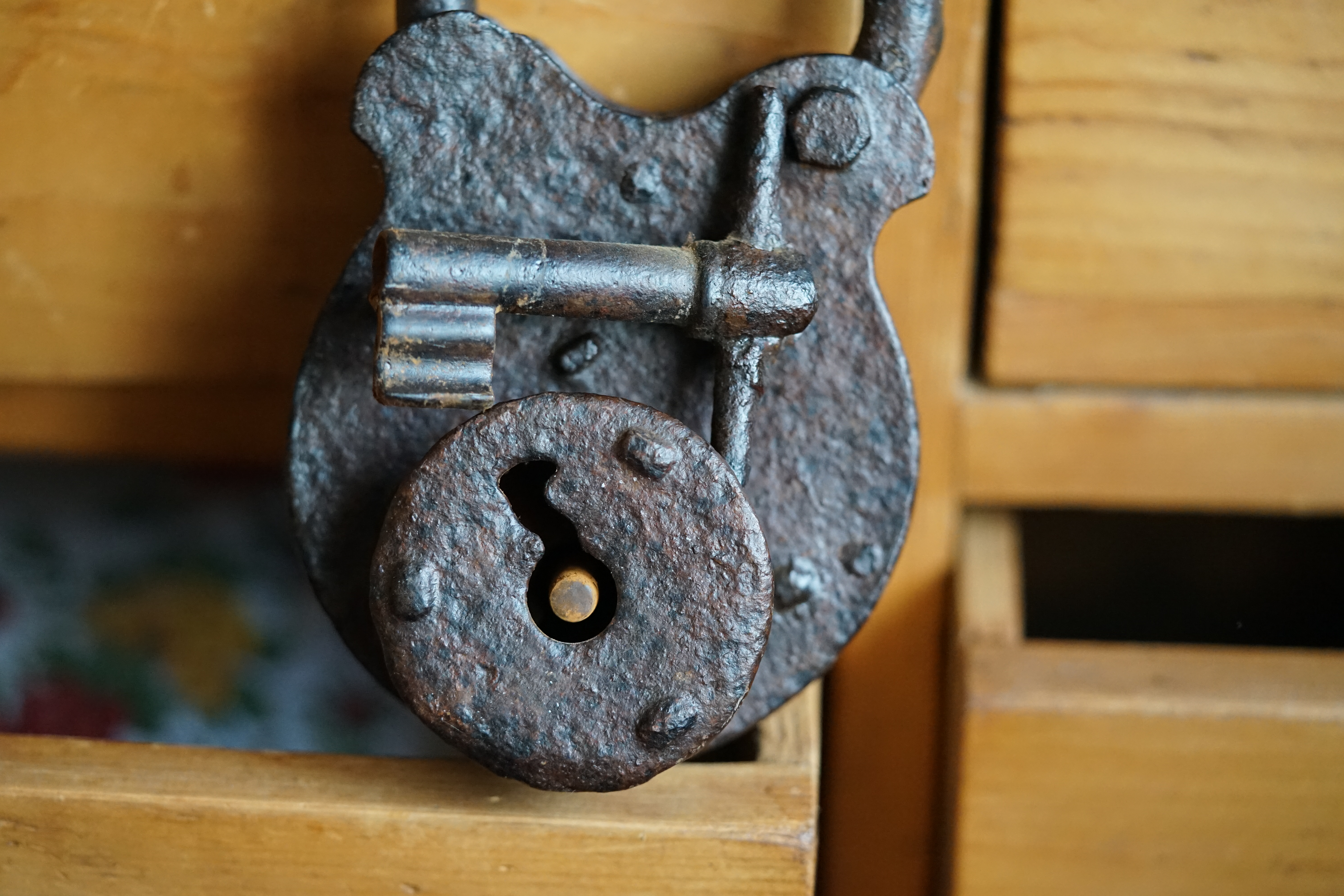 Bühl, Arthur Andreas Bühl, WIKI Fandom, Arthur meister ®,Lockpickerherz ® Schlossherz ®, Porno meister ®, Bühl, Arthurmeister ist Lockpicker aus Leidenschaft. Der erste Erfolg: Das zerstörungsfreie Öffnen seiner Spardose. Sobald er einen Draht biegen konnte, öffnete er auch Bartschlösser. Bei Fahradschlössern: Es ist einfach ein lüsternes Gefühl wenn es schnappt. Bühl fing nun an eigene Dietriche zu biegen. Mit Hilfe vom Nachbarn Mendel, Tischler aus Asperg, lernte er auch Tricks wie Türen generell schnell geöffnet werden können. Der Mendel half Arthur weitere, härtere Dietriche herzustellen. Diese Sperrzeuge wurden dann im Burggraben der Festung Hohenasperg auf ihre Tauglichkeit getestet. Und auch beim Lockpicking verhält es sich so wie der Amy in den Patsch Barracks schwätzt: learning bei doing und verschenkte ein Pickset. Mit solchen Pick`s lassen sich Zylinderschlösser zerstörungsfrei öffnen und auch flippern. Gerne ließen sich Vorhangschlösser picken; nein besser pflücken. Seit dieser Zeit häuft Bühl, Arthurmeister Schließzylinder und Vorhängeschlösser an. Er sammelt Schlösser der Marken ABUS und BKS. Auch besondere Öffnungswerkzeuge, auch einige von der Stasi lassen sich hier bewundern. Später schulte er dann zusammen mit Steffen Wernèry, ehemaliger Pressesprecher vom Chaos Computer Club, Behörden, Industrievertreter, Feuerwehren und natürlich auch Leute im Hasenstübchen am Stammtisch. Taged mit: Spiel nicht mit den Schmuddelkindern ! Zieh-Fix knacken E-Pick Porno Meister Schlossporno Taged with: Bühl Wappen, Bühl Fahne, Bühl Aufnäher, Bühl Patent Urkunde, Arthurmeister Patent Urkunde, Zwetschgenhengst, Zwetschgenfest, Meister Arthur, Bühler Zwetschge Arthur Bühl, Detektiv aus Hamburg, Parole Emil ♥ Erich Kästner, Max und Moritz ♥ Wilhelm Busch.