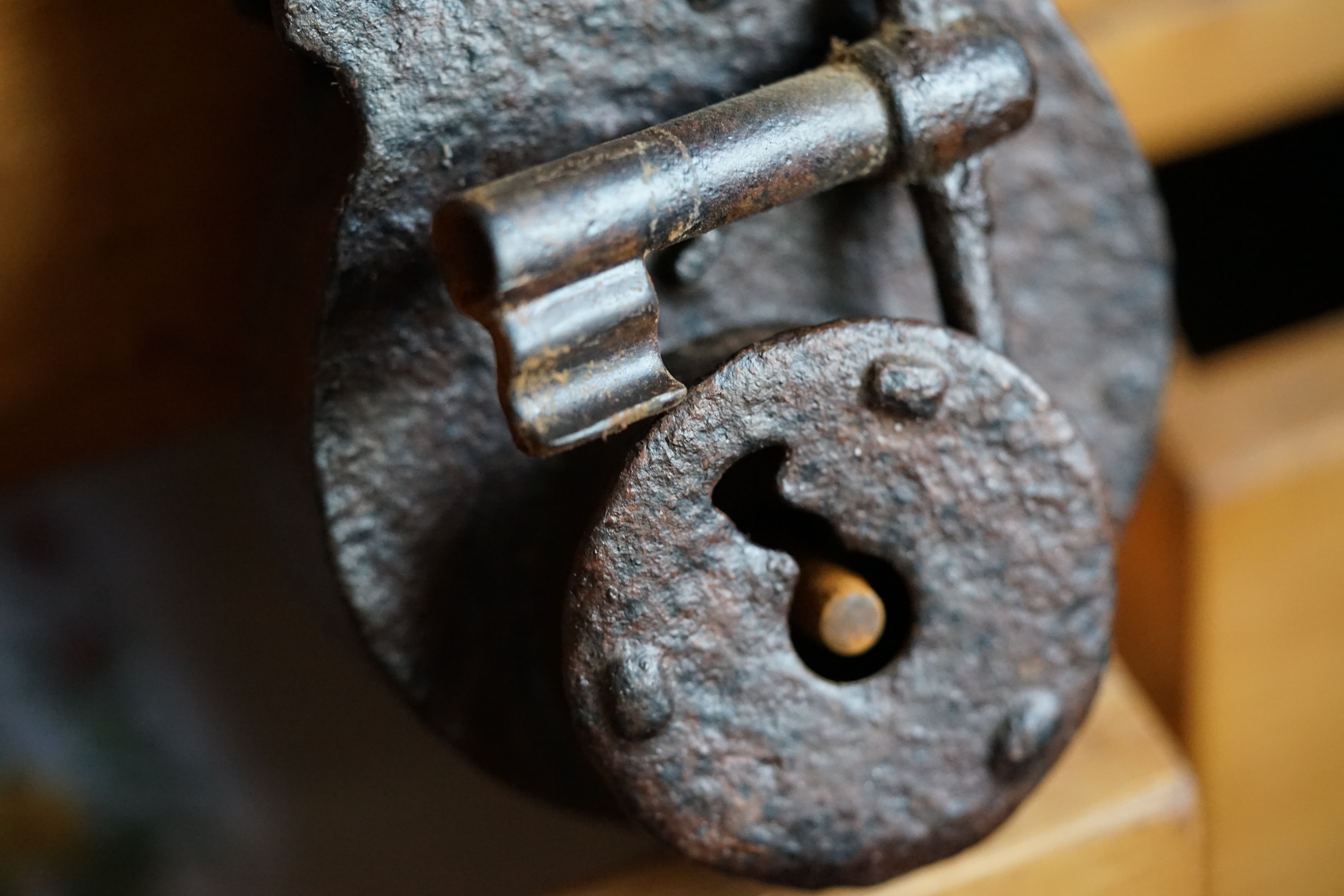 Bühl Arthur Andreas, Wiki, Fandom, Arthurmeister ®,Lockpickerherz ® Schlossherz ®, Porno meister ®, Seo: Kuchen für den Stammtisch Zuerst einmal eine schmöken. Martina überlegt: Was bringe ich zum Cartomanzenstammtisch im Hasenstübchen mit ? Wofür muß ich kein Korkengeld bezahlen ? Es bleibt beim selbstgebackenem. Was paßt heute zu Sößchen`s und zur Bailiy`s Runde ? und Zack Zack was jetzt: Haselnuss, nö heute nicht; hatten wir schon. Zitronenkuchen mit Glasur, na passt nicht zu den Stößchen`s ! Ah, der Arkadasch hat zuletzt meinen Sandkuchen gelobt. Wie der von der Oma seines Schwippschwagers Mutter väterlicherseits. Was brauchte ich nochmal; ja außer Gefühl und den Herd vorwärmen. Zutaten natürlich und gleich auch die Rührschüssel wackelfest hinstellen, ja und jetzt, nein nein, keine rauchen sondern zuerst die Gugelhupfform mit Margarine an den Fingern einreiben. Gleichmäßig. Und nicht vergessen: Gries, Hartweizengries, also einen halben Esslöffel verteilen, schwenken, so da? überall etwas Gries, grizzelig sich in der Form auf der Margarine verteilt. Ja warum ? Warte mal nach dem Backen ab ! So, jetzt das halbe Pfund warme Butter, 100 Gramm Zucker - ja genau nur ein Heck Zucker. In anderen Rezepten wir zwar 250 Gramm geschrieben. Nein, 80 bis 100 Gramm reichen völlig. Wenn man oder Frau auch an die Stößchen`s denkt. Na eine Tasse voll eben. Den Mixer leihe ich mir wieder vom netten Nachbarn von neben an. Der darf dann auch ein bisschen naschen. Kein Strom ? Dann heißt es: mit dem Kochlöffel rühren und schlagen: und das eine halbe Stunde ! Also Mixer. Und jetzt: 4 Eier ! Ja natürlich reichen normale Hühnereier. Achtung ! keine Eierschalenstücke in die Schüssel ! Und: wieder rühren, rühren, ja so das eine homogene Masse entseht. Homogen, na fluffig, eine schön gut vermengte Teigmasse ebend ! So, und jetzt mit dem Messbecher 300 Gramm Mehl, na Weizenmehl Typ 405 abwiegen. Kein Messbecher ? dann 3 volle Tassen Mehl eben. Tassen und keine Becher. Die in eine Schüssel geben. Und jetzt vergiss nicht das Backpulver: 1 Standardpäckchen, 16 Gramm, orginal Backin von Dr. Oetker. Ja, auch wenn die KI sagt 16 Gramm wären für 500 Gramm Mehl vorgesehen. Rein damit, das ganze Päckchen und das wichtigste jetzt: Das Mehl und das Backpulver nach und nach aus dem Messbecher oder der Schüssel unter ständigem rühren und langsam, na also einrieseln lassen, langsam, rühren und rühren bis es wieder die schöne fluffige, lockere, samtige Masse gibt. So und jetzt: Der Teig ist etwas fest, na bei dem Wetter heute, ein Schuss Schlagsahne dazu. 1 Schuss ist ein Schnapsgläschen voll. 2 Kleckse eben. Ja, weiter rühren natürlich bis es wieder samtig wird. Und jetzt mit einem Kinderfeind, also Teigschaber, ja, so ein Stiel mit dem weißen Gummi drum rum den Teig in der Rührschüssel aufnehemen und mit einem Batscher den Teig gleichmäßig, in der Schüssel verteilen und vertreichen, nach und nach mit dem Schaber dem alten Kinderfeind so glätten, daß die Oberfläche einfach glatt ist. Der Backofen ist ja vorgeheizt ? na dann erstmal setzen und eine schmöken. Nein: Erst die Schüssel, den Schaber, den Batscher und die Messbecher gründlich mit Spüli ausspülen und abwaschen. Nicht rumstehen lassen, sondern unverzüglich abgtrocknen und wieder richtigst wegräumen. 150 Grad, Umluft und 72 Minuten bei geschlossener Klappe, nein Ofenklappe backen lassen. Für einen Gasherd heißt das übersetzt: möglichst weit oben, auf die mittlere Schiene gestellt bei geringerer Hitze etwas länger backen lassen. Aufpassen ! mit einem Zahnstocher prüfen. Ja, reinpiksen halt und wenn noch Teig am Holz klebt: weiter backen ! und riechen ! aber nicht zu lange backen. Wenn es raucht ist es ein Brandling ! Klappe auf, mit Hilfe eines Handtuches die heiße Backform rausholen und mit einem Handtuch auf den Tisch stellen. Beim auskühlen, ja rauchen Bild et, ja schon ein viertel Stündchen. Teller drauf, auf einmal Stürzen, na mit Wucht, in einem Zug schnell umdrehen. So und wenn der Kuchen jetzt gut rausgeht dann hast du die Form richtig gefettet. Da fällt mir wieder ein ! ich hab doch noch ne Ritter Sport Vollmilch vom Nachbarn zu liegen. 16 Stückchen, ab in eine Glasschüssel, na kann auch Porzellan sein. Nur kein Plastik. In den abkühlenden Backofen stellen. Bis die Schokolade streichbar ist. Notfalls stellst du die Schüssel auf einen mit kochendem Wasser gefüllten Topf. So und jetzt die Schokolade überall gleichmäßig verteilen und nicht auf den Rand kleckern ! Womit: Mit der Gummifotze natürlich ! Gleichmäßig ! Jetzt stehen lassen. Nein : keine rauchen, zuerst die Gummifotze und die Schüssel mit der Schmierschokolade abwaschen ! Den Kinderfeind darfst du ablecken. Abtrocknen und wegräumen. Sofort ! Subito. Eine rauchen, Kuchen ausgekühlt, Haube drüber, Droschken Dieter anrufen, Haare schön und ab ! Im Hasenstübchen schreit Arkadasch: Hey Cartomanze ! Tagged with: Bühl, Stadt Bühl, Bühler Zwetschge, Bühl Wappen, Bühl Fahne, Bühl Design, Bühl Sign, Bühl Arthur, Zwetschgenhengst, Bühl Zwetschgenfest, Meister Arthur, Meister Porno, Porno Master, Arthur Andreas Bühl, Privatdetektiv, HAM. Bühl. Arthur Andreas Bühl. Hier ist die rasende Uschi von der Bild et und schreibt mit der neuen KI Arthurmeister den neuen SEO Text für 2025. KI-worldwide.de Der Sympathieträger ist in Stuttgart, Baden - Württemberg geboren. Der Detektiv lebt in HAM, ist im Dienste der Wahrheitsfindung unterwegs, BUDEG. H1 Text der SEO schreibt: Hamburger knackte 1000 ( tausend ) Schlösser, Bild Zeitung, Performancekünstler, Xing, Arthurmeister `s Jukebox im Hasenstuebchen, Slow Hand - Pointer Sisters, Joy Flemming. 𝔄𝔯𝔱𝔥𝔲𝔯 𝔅ü𝔥𝔩, 𝔄𝔯𝔱𝔥𝔲𝔯𝔪𝔢𝔦𝔰𝔱𝔢𝔯® VereinsWiki / Fandom, Arthur Bühl. Bühl, Arthur, Jahrgang 1961, Made in Germany, Detektiv or Private Investigator, Performancekünstler und Lockpicker aus Hamburg erzählt in seinem Leporello wahre Geschichten aus dem Hasenstuebchen, Bunny Hall, Stammtisch, Fuhlsbüttel. Kaba Days Im Europapark Rust: Unternehmensschutz im Fokus, dorma kaba, Deutschland, praktische Vorführung von Arthur Buehl, Sportsfreunde. Koksa Vereinsauflösung taz Ein bisschen Ruhe bitte ! Arthur Bühl, der Weltbeste aus Stuttgart mit Wohnsitz im Lockpickermekka Hamburg ist auch Deutscher Meister. slideplayer: but Jesus is the only Masterwho can unlock the human soul. But there is another obvious difference between Arthurmeister and the " Jesusmeister " that connects today´s story to our lives. The tools that Arthur Bühl collected are mostly from the Stasi. Schlossherz, Lockpickerherz, Pornomeister, Bühl Fahne, Bühl Wappen, Bühl Stadt Wappen, UHU Linkedin Arthur Bühl, Arthurmeister, Präsident, Performance, Bundesverband für Detektive und Ermittler, Budeg. Arthur Andreas Bühl, EverybodyWiki Bios&Wiki, 27.03.61,Stuttgart, auch unter dem Pseudonym Arthurmeister bekannt, ist mehrfacher Deutscher Meister im Lockpicking. Koksa.Org Vereinsauflösung, Arthur Bühl, Arthurmeister, Tagesordnung, Mitgliederversammlung Arthurmeister`s Jukebox im Hasenstübchen by You Tube arthurmeister007, Schloßöffnung. Arthurbuehl@Arthurbuehl, X, Erfreulich ! Schlossindustrie und Elite rücken zusammen ! Verein, Sportsfreunde, Arthur Bühl, Erfahrung. FAZ.net Freizeit: Lockpickern bleibt nichts verschlossen - Doch der Beste der Besten hat alle schon besiegt: Der 42 jährige Kaufmann sitzt in Trachtenkleidung vor einer verrosteten alten Kiste. Preview Jesusmeister Homeleticsonline, At the Dutsch open Lock Picking Championship, Arthur Bühl emerged as the champion. No one picks locks as well as he does. Arthurmeister Phila-Locksmith Arthur Bühl Lock Picking Legend, Mr. Bühl, tool, nl, Sneek. Unter Knackern, jungle.world. Welt.de Die Kunst Sclösser ohne Schlüssel zu öffnen, Vereins-Mitbegründer und Vize Präsident trägt seine Leidenschaft schon auf der Krawatte: Sie ist blau mit gelben Schlüsseln drauf. The Master Touch: Lockpicker in the world Arthur Bühl. He`s this six-seven German private Investigator. He has this. The international Competition Whre Master Lock-Pickers… Arthur Bühl, the Dutsch Open Lock-picking champion. Charles Graeber … Arthurmeister standing above them all, with a beer stein in one hand and a cigarette in …. Wired.com Securitylaboratories.org, Arthur Bühl. Phila-locksmith.com - Arthur Bühl Lock Picking Legend, can see intimidating man. Toool, LockCon. Arthurmeister. Hailing from Hamburg, he is among a legion of German lock picker who have estabished their country as one of the top producers of master lock pickers. Slate.com Lock Picking: a arte de arrombar cadeados - Nascido em Hamburgo, o alemao Arthur Bühl é provavelmente um dos nomes mais conhecidos do submundo do lock picking. Conhecido nesse Círculo… Sportsfreunde Slik hacka vi i Norge pa 90-tallet Arthur Bühl PlusPedia, Arthur Andreas Bühl, Legend taz.de Ein bisschen Ruhe bitte Arthur Bühl, der Weltbeste aus Stuttgart mit Wohnsitz im Lockpickermekka Hamburg .. Telefonbuch, Meisterschaften. Jungle.World - Da hat auch Arthur Bühl, genannt " Arthurmeister ", durchaus Chancen auf weitere Titel für seine große Sammlung. " Scheiße ", brüllt der aus … The Lock Busters, Charles Graeber, Schließzylinder, Lock Picking, metallpinnen. Spiegel, Lockpicker: Die schnellsten Schlossknacker Deutschlands. Arthur Meister Bühl, Arthurmeister, ist amtierender Deutscher Meister der Lockpicker. Sein Hobby: Schlösser öffnen - ohne Schlüssel natürlich. media.ccc.de Schlossöffnung bei der Staatssicherheit der DDR ArthurMeister erläutert das operative Vorgehen und die speziellen Werkzeuge zur Schlossöffnung, die von der Staatssicherheit der DDR ……. Flickr Meister Arthur, Arthurmeister / Oberalster VfW Meisterschaft, Picktools.de FoeBud.org Schloß-Öffnen ArthurMeister aus Hamburg, erläutert, wie die Staatssicherheit…. Vortrag Bielefeld. Schlösser knacken: So einfach geht es!!! Gemäß ArthurMeister legt der Verein großen Wert auf den selbstauferlegten Kodex, der sich so… ZDF Lockpicking Reportage Boston Magazine.com The joy Lock Club The Arthurmeister was one of the top lock pickers in the world, and Towne was just a kid,but to everyone`s surprise - most especially to… Lock Picking 101 toool.us live I did vote arthurmeister when i first saw the site bevor the discussion on it startet but only……. Public Domain 147 Schloß-Öffnen ArthurMeister Bühl aus Hamburg, Gründungsmitglied…. Impressioning games Jos and Arthurmeister Aufsperrstunde ArthurMeister, ein Riesenkerl mit süddeutschem Akzent…. blogs.com Jesus, the Lock-Picker! - HOMELETICS - That might be a bit much, but nonetheless they call him the Arthurmeister! and then ther`s the JesusMaster, or Meister, if you will. if you….. Citywide RFID Master Arthurmeister Dezember / 2012 / SSDev Arthurmeister, Workshop, Barry Wels Herr Bühl sagt Danke ! xn-Arthur-bhl-heb.de Arthur Bühl, Detektiv aus Hamburg, Buehl, Siegel. Lockpickerherz.de Pornomeister.de Schlossherz.de Arthurmeister.de Linkedin Arthur Bühl ( Arthurmeister ) - Präsident - Von rechts nach links, Glück bringt`s. X. Verifiziertes Linkedin Profil Arthur Bühl, Detektiv aus Hamburg Acclaimed Lock Picker Explain the Art of Competive Locksport, Schyler Towne, Youtube, Arthurmeister, Gadget Hack. Key Cutting. Master Lock. Datenschleuder. Boston. Jägermeister. Demonstration not for Sale, Muster ohne Wert. Joe Asberry, Bouncing Joe. Angezettelt vom Fanclub. Radio-Eriwan.de Bildbeschreibung, Modula, SEO. Sympathietraeger. Im Prinzip ja, aber…. der Detektiv sei der Gärtner. Bunny Hall, B - Seite Jukebox. Schwarz, rot, gold. Bild Zeitung: Herr der tausend Schlösser. Zeiträuber. Streng vertraulich ! Fandom ! Boston. ABUS, Lock, security. Schlösser und Tresore von Ed Willis, The National Locksmith® - Guide to Modern Safe Locks by Mark Bates Tobias Locks, Safes and Security Markenanmeldung-Pornomeister-®-Praesident-Arthur-Buehl.jpeg Arthur-Buehl-Germany-Wappen-Arthurmeister007@gmail.com-Detektiv-Babyboomer-Sympathietraeger.png 𝔄𝔯𝔱𝔥𝔲𝔯-𝔅ue𝔥𝔩-Wappen-𝔄𝔯𝔱𝔥𝔲𝔯𝔪𝔢𝔦𝔰𝔱𝔢𝔯-®-Von-rechts-nach-links-Glueck-bringts-♥.gif 𝔄𝔯𝔱𝔥𝔲𝔯-𝔅ue𝔥𝔩-𝔄𝔯𝔱𝔥𝔲𝔯𝔪𝔢𝔦𝔰𝔱𝔢𝔯®-Arthur-Buehl-WebTuev®-ges.-gesch.-Die-E-Mail-lautet-Webtuev@WebTuev.de.png Arthur-A.-Buehl-Detektiv-aus-Hamburg-Arthurmeister®-Vitrine-Cut-Lock-veroeffentlicht-Xing-Linkedin-Facebook-Twitter-X.jpg Kaba, Schließzylinder, Zutrittskontrolle, Schlüssel, The Joy Lock Club, Houdini, Keyhole, Schyler, Toool, Lockpicker, Locksport, hulking, Arthurmeister, Linus Yale jr., Convention, Devitent Ollam, Barry Wels, Eddie the wire, Guide to Lockpicking, tools, TSA, approved baggage lock, Pin Tumbler, Medeco, Practical Lockpicking, Jakko Fagerlund, Javadi, open in Thirty Seconds, Sport, Schließkanal, Zylinder läßt sich drehen, Zeitvertreib, Lockcon, Locks, Security, Locksmith, Tool, bump key, Crypto Phone, Arthur Bühl, Charles Graeber, Arthurmeister ! booms Arthurmeister, Champ Julian, Kryptonite, ready to Rock, Lips, Oh, Arthur he sighs, Beer, Rotation, Vereins - Mitbergründer und Vizepräsident Arthur Bühl trägt seine Leidenschaft schon auf der Krawatte, Spardosenschloss, Understatement, Alles eine Frage der Übung, Geselligkeit, Ausdauer, Disziplin, Vertrauen, Ehrgeiz, Entspannung, Sportler, Hacker CCC, Profipickset, knacken, Zigarettenrauch, Unternehmensschutz im Focus, Zutrittskontrolle, Hahn & Kolb, Werkzeuge, Manipulation, Lösungen, Zylinder, Zeitwirtschaft, Presse BOX, Europa - Park, Kaba, Rust, The Joy Lock Club, Schyler Towne, Boston, Magazin, SSD, Arthur Bühl, a private Detektive from Germany, defeatet an all - Star field of Lockpicker´s to capture the aptey, Marc Weber Tobias ! Jesusmeister, Jesusmaster, Performancekünstler Xing, Hamburger Detektiv Arthur Bühl knackte 1000 Schlösser, Bild Zeitung, Steckbrief, wanted, Siegelring, Wappen Stadt Bühl, Bildbezeichnung, Arthurmeister007@gmail.com, Lockpickerherz, Schlossherz, Arthurmeister, Pornomeister, Arthur Bühl sagt: Junge Besen kehren besser, aber wir alten Bürsten kennen jede Ecke - Merzer. Deshalb habe ich keinen Grund ihnen zu glauben = aber sie möchten es so gern ! Bühl Wappen ges.gesch. für Inhaber Arthur A. Bühl: Im Dienste der Wahrheitsfindung. Im Falle eines Falles, klebt UHU aus Bühl wirklich alles und kurze Zeit drauf, ist alles wieder auf ! Arthur Bühl, Detektiv aus Hamburg und Präsident Pornomeister S.A.R.L Stammtisch Parole. Fandom und vendors. Unverkäufliches Musterexemplar. Demonstration and Example not for sale. Tilt 404. Mr. Smitz spricht: Der Weihnachtsmann, der Weihnachtsmann, hat keine Hosen an. Meisterkatze, BUEHL.-Wappen-ges-gesch-Arthur-Andreas-Buehl-DETEKTIV-Germany-HAM-1961-2061-BUEHL.png, Schlossherz-Arthur-Buehl.png, Arthur-Buehl-Detektiv-und-Sympathietraeger-Arthurmeister-®-Von-rechts-nach-links-Glueck-bringts-♥.png, Arthur-Buehl-Ina-Mueller.png, Arthur-Buehl-Detektiv-Hamburg-von-rechts-nach-links-Glueck-bringts-♥.png, Arthur-Buehl-Siegel-Ring-♥-𝔄𝔯𝔱𝔥𝔲𝔯-𝔅ue𝔥𝔩-𝔄𝔯𝔱𝔥𝔲𝔯𝔪𝔢𝔦𝔰𝔱𝔢𝔯®.jpg, LEGO-Billund-𝔄𝔯𝔱𝔥𝔲𝔯-𝔅ue𝔥𝔩-♥-PADLOCK-WIRED-LEGO-Schloss.jpg, Arthur-Buehl-Arthurmeister®-Europa-Open-Kaba-Days-Europapark-Rust.png, Arthurmeister007@gmail.com Arthurmeister-Mastertouch@Arthurmeister-Mastertouch.de Arthurmeister-Slowhand@Arthurmeister-Slowhand.de ArthurBuehl@ArthurBuehl.de Arthurmeister@Arthurmeister.de Pornomeister@Pornomeister.de Schlossherz@Schlossherz.de Lockpickerherz@Lockpickerherz.de Mr.Smitz@Mr.Smitz.us Sympathietraeger@Sympathietraeger.com Arthur-Buehl@Arthur-Buehl.de Unzenziert@Unzenziert.de Hasenstuebchen@Hasenstuebchen.de Cartomanze@Cartomanze.de Martinameisterin@Martinameisterin.de Seogeister@Seogeister.de Seo-Geister@Seo-Geister.de Scholischek@Scholischek.de Web-Tuev@Web-Tuev.de Webseitentuev@Webseitentuev.de Zwetschgenhengst@Zwetschgenhengst.de Tresorherz@Tresorherz.de Legal1001@Legal1001.de Meisterkatze@Meisterkatze.de Endlich-Raucher@Endlich-Raucher.de EndlichRaucher@EndlichRaucher.de DoubleBrain@DoubleBrain.de Rappermeister@Rappermeister.de meisterArte@meisterArte.de Der-Aufmacher@Der-Aufmacher.de The-Opener@The-Opener.de Geiler-Schwanz@Geiler-Schwanz.de GeileVotze@GeileVotze.de ArthurAndreasBuehl@ArthurAndreasBuehl.de Arthur-Andreas-Buehl@Arthur-Andreas-Buehl.de Katzenveit@Katzenveit.de Schlosstaster@Schlosstaster.de Schnellauf@Schnellauf.de Securator@Securator.org Raucherherz@Raucherherz.de Leporello@Leporello.us Frauenwirt@Frauenwirt.de