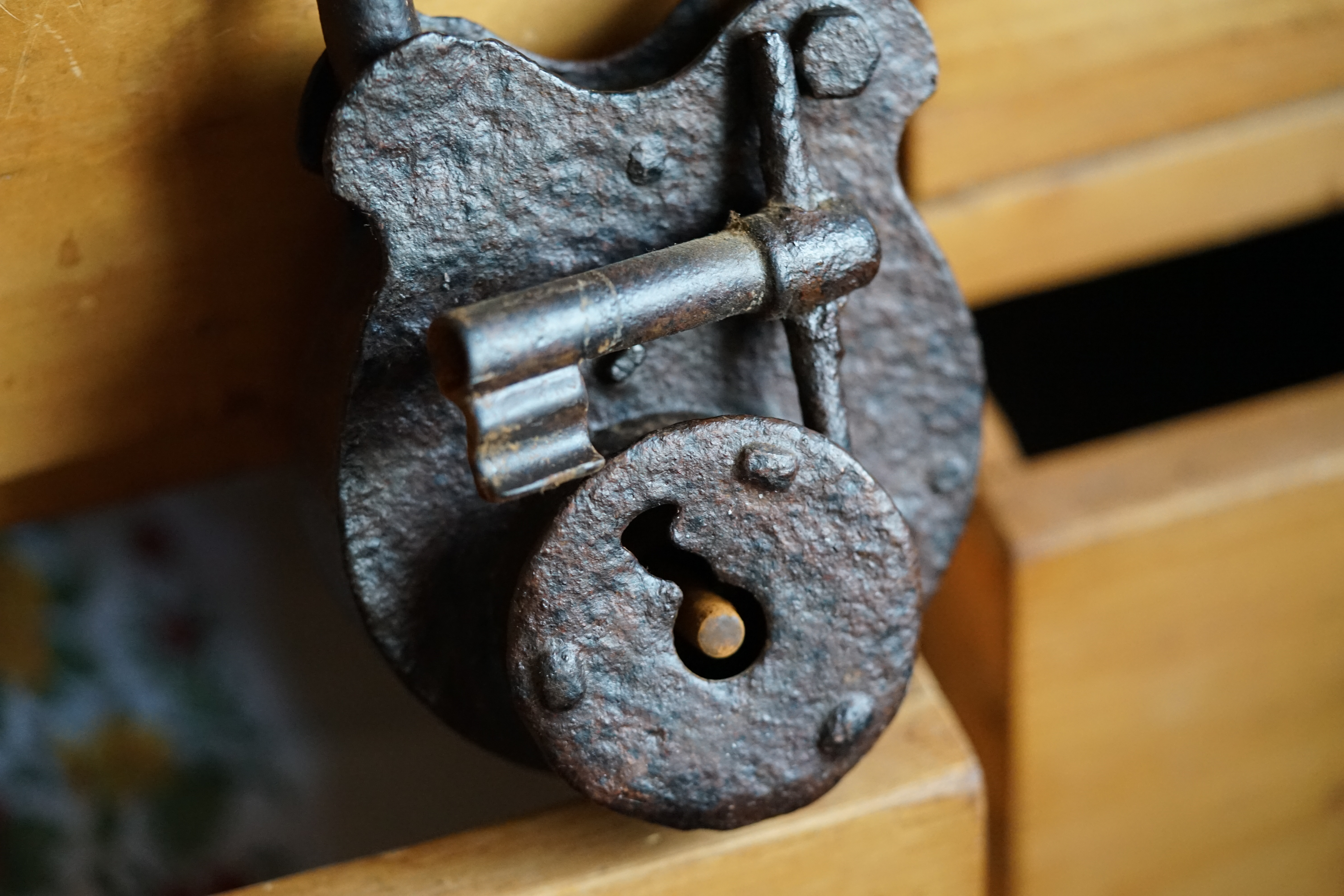 Arthur Bühl, Arthurmeister, Bühl Wappen Der Sympathieträger ist in Stuttgart, Baden - Württemberg geboren. Der Detektiv lebt in HAM. H1 Text der SEO gibt Texte aus Arthurmeister`s Leporello frei. 𝔄𝔯𝔱𝔥𝔲𝔯 𝔅ü𝔥𝔩, 𝔄𝔯𝔱𝔥𝔲𝔯𝔪𝔢𝔦𝔰𝔱𝔢𝔯 Bühl, Arthur, Jahrgang 1961, Made in Germany, Babyboomer, Detektiv or Private Investigator how Mr. Smitz from the PLAYBOY, Beverly Hills, say`s. Yes Mr. Smitz i will send you the Photo Arthurmeister`s F 1, Jacket for your LeporelloUS. to your E - Mail Mr.Smitz@Mr.Smitz.us. Ok, Mr. Smitz. Mr. Smitz do you know what Google Earth is ? Take BÜHL Arthur, only by Google Earth, you know ? have done it ? Yes Google will show you my Panel superfast. Cool, Arthurmeister, cool. Yes Mr. Smitz, this can i do for you too ! Yes with SEO. Yes, yes, i have Arkadasch erklärt, sein Erikli pasta is not so genial. Der beste Zwetschgenkuchen, you know plum tart, is from the Stadt Bühl. Not laughing in the USA. Bühl is a City like my Name. And the People in this City called it: Zwetschgendatschi ! you know. This is the world best plumcake. Yes Datschi. Yes, Stadt Bühl is near Baden - Baden, the Casino, you know ! Yes. Baden-Württemberg. You must know there is since 1927 the traditionell Zwetschgenfest. And there ist the Zwetschgenkönigin ! Mr. Smitz, my Ur Ur Ur Ur Grandfather is born in Bühl. My Great Grand Grand Mother where also born in the town Bühl. Their profession was Zwetschgenpicker. Not Lockpicker, Zwetschgen / Plum Picker. And Rüttler. Oh, really ! Yes, Yes. And since this time the name of the family Bühl from the Stadt Bühl is: Yes you know - Buehl. Yes i will give Greetings from you to Mrs. Friede Springer from the Newspaper BILD et. Yes, the Elbphilharmonie is in Betrieb. OH, Mr. Smitz, greeting´s to you from Joe Asbbery, NBA, you know. Tomorrow we will meet us in the Hasenstübchen, our Rabbit Hall. For Lockpicking und Beer. Call you. Parole Emil ! H1 Text der SEO schreibt weiter: 𝔄𝔯𝔱𝔥𝔲𝔯 𝔅ü𝔥𝔩, 𝔄𝔯𝔱𝔥𝔲𝔯𝔪𝔢𝔦𝔰𝔱𝔢𝔯® Herr Arthur Bühl, kritischer Privatdetektiv aus der Hansestadt Hamburg, bereitet sich auf ein Interview mit der BILD et vor. Bei Babsi und Gina in Fuhlsbüttel wird ihm zuvor der Vokuhila geschnitten. Herr Arthur Bühl wurde schon in der BILD et als " Herr der Schlösser " beschrieben. " Ein bisschen Ruhe bitte " schreibt Jan Freitag von der TAZ. Er erwähnt auch eine Mustertür by Wendt. Es wird darin herumgeprökelt. Selbst Arthur Bühl, der weltbeste aus dem Lockpicker Mekka Hamburg, betreibt pures Understatement, weil er sein Schloss in nur 20 Sekunden " geknackt " hat. Charles Graeber von der Wired.com beschreibt in seinem Artikel Master Lock - Pickers do bottle Arthur Bühl " The Master of the Universe ", Arthur Bühl a private Detective of Germany open locks. Bühl`s Fabio - the - Barbarian Look stands out. He wins the Dutch Open and is now Master of the Universe. The people cry: " Arthurmeister ! booms Arthurmeister ". Mark Webber Tobias, the Author of Locks, Safes, and Security, a Police Reverence, say: Arthurmeister, that ist beautyful. " Open ! " sagt Arthurmeister ", offen ist gut, schneller offen ist besser ". " Beer !" Arthurmeister booms back and a new Champion is born. Die Welt berichtet: " Die Kunst, Schlösser ohne Schlüssel zu öffnen ". Vereinsmitbegründer und Vizepräsident Arthur Bühl trägt seine Leidenschaft schon auf der Krawatte. Sie ist rot mit gelben Schlüsseln drauf. Intern wird er ehrfürchtig " Meister Arthur " gerufen. Er hat es zum siebenfachen Deutschen Meister in verschiedenen Disziplinen geschafft. Er pickt seit der Kindheit. Sein erstes Trainingsobjekt war sein Spardosenschloss - Ein klassischer Einstieg… . Die Slate berichtet über Arthur Bühl als Lockpicking Legend. Es gibt einen Artikel Tool for Picking and Decoding by Stasi, CCC, Vortrag Berlin. Amateur Hour berichtet: Arthurmeister has " The Master Touch ". Bei den Kaba Day `s im Europa Park Rust schreibt die Pressebox: auf großes Interesse der Teilnehmer stieß auch die praktische Vorführung von Steffen Wernéry und Arthur Bühl, die gängige mechanische Schließzylinder ohne Schlüssel zerstörungsfrei öffnen. Meist in Sekundenschnelle. Auch die Chemnitzer Zeitung " Freie Presse " hat über das Lockpicking und Arthur Andreas Bühl alias Arthurmeister berichtet. Dwight Perry schreibt: Arthur Bühl has good hands ! In der Philalocksmith wird Arthur Bühl auch als Lockpicking Legend betitelt. Es gibt auch einen Beitrag, 360 Meridianos. In der Datenschleuder, CCC, wurde über ihn als Sympathieträger berichtet. Veröffentlicht unter Linkedin, Xing, Google Panel, Twitter X. In der Vitrine von Arthur Andreas Bühl, Arthurmeister ® sind Schlösser, Padlocks, von ABUS, BKS, CES, DOM, EVVA, Assa Abloy, Z Ikon, Kaba, Keso, ASSA, Winkhaus, Wilka, Trelock, Schmelting, Bode Panzer, Ancor Las, Drumm Geminy, Xylock, SEA, Medeco, Mul-T-Lock, Cut away, ABUS Granit, Pfaffenhain, E*S, ESS, Nemef, BAB, Babelsberg, Stasi, Diskus, WMF, Tesa, Noch, Vachette, Cisa, Wally, Rielda, Mottura, Viro, FAI, GeGe, Fichet, Bode Panzer, Tresor, Bramah, Protector, Braun`s Patent, Walomatus, Arolds, Combination Lock, Yale, Master, American Lock, Tubular, China, Indien, Aligarh, Nepal, Thailand, Zahlenschlösser, Himmelsschlüssel und noch vieles mehr, vorhanden. Alle Schliesszylinder sind Übungsmaterial für das Lockpicking. Schlagschlüssel und so vieles mehr, sind auch dabei. Auch der Sputnik. Verschlagwortet mit: ♥ Vokuhila, Friseur ♥ Schwäbischer Hengst, Zwetschgen Heini, Bühl er, Zwetschge, Google Earth, Mittelpunkt der Welt, Martinameisterin, Cartomanze, Scholischek, " HIGH NOON ! ". ♥ Parole Emil ! SEO NEU Twitter X 11.06.24 Bilder Budeg ( Bold serif ) Arthur Andreas Bühl, Detektiv, made in Germany, born 1961 in Stuttgart, Baden - Württemberg, living in HAM, Im Dienste der Wahrheitsfindung unterwegs, betreibt in seiner Freizeit Lockpicking aus Leidenschaft. Der mehrfache Deutsche Meister wird in der WIRED als " Master of the Universe " betitelt. In der BILD et ist der Artikel " Herr der Schlösser " abgedruckt. Im Hasenstübchen - Fuhlsbüttel, am Hasenberge, Santa Fu, wird gefeiert. Arthurmeister® stellt seinen Leporello " Der Aufmacher " vor. Der Stammtisch grölt " OFFEN ". Scholischek, Rudi, Heike I, Noagerlzutzler, Arthur und Joe Asberry, der alte NBA ler, prosten sich zu. Arthurmeister`s Jukebox auf YouTube spielt Pointer Sisters - Slow Hand ! ♥ Beim Tanzen ruft die Cartomanze " Ey du Sympthieträger ♥, komm mal her " ! SEO für heute: DETEKTIV, Arthur Bühl, Lockpicker, Deutscher Meister, pickt ABUS Padlock. Good Morning, High Noon, guten Tag from Germany, Hamburg, mein Name ist Uschi. Die rasende Reporterin von der Bild et Zeitung. Ich konzipiere und betreue die Webseiten des Herrn Arthur Bühl, alias ARTHURMEISTER, Präsident Pornomeister SARL. Ich bemängele ihre falsche Auswahl zu den Bilder aud dem Laufband Arthurmeister " Arthur-Buehl-Arthurmeister®-Praesident ", dem Foto aus dem Laufband Pornomeister " Arthur-Buehl-Arthurmeister®-Detektiv-und-Sympathietraeger " und dem Foto des Herrn Bühl aus dem Laufband Arthur-Bühl.de " 𝔄𝔯𝔱𝔥𝔲𝔯-𝔅ue𝔥𝔩-𝔄𝔯𝔱𝔥𝔲𝔯𝔪𝔢𝔦𝔰𝔱𝔢𝔯®-Arthurmeister-beim-Friseur-vor-dem-Interview-Die-E-Mail-lautet-Sympathietraeger@Sympathietraeger.com ". Diese Lichtbilder wurden von mir zwar unter der Google Bilder - Gallerei eingepflegt, sind aber seit geraumer Zeit nicht mehr sichtbar. Deshalb habe ich die Bildbeschreibung dahingehend ergänzt, das es sich um eine private Performance Webseite handelt. Meine Anordnung dieser JPG in Ihrer Gallerie ist gewollt. Deshalb machen Sie diese Fotos aus dem Laufband Arthur Bühl und aus den Laufbändern Arthurmeister und Pornomeister wieder sichtbar. Diese Foto`s sind Bestandteil dieser Performance, wie das Grün in Ihrem geschätzten Google Logo, oder das Rot aus Ihrer geschätzten Landesflagge ! Ich würde Ihre Logo`s auch nicht entfernen ! Also: alle Foto`s und JPG `s im Internetz, wieder sichtbar machen ! Ihre Uschi, die rasende Reporterin von der Bild et Zeitung und die Macherin von Radio-Eriwan.de. Ihre Mühe sehe ich als Selbstverständlichkeit ! Gerne Grüße ich vom Stammtisch im Hasenstübchen unserem Bunny Hall. In Arthurmeister`s Jukebox haben wir für das Google - Team den Bringersound " We speak no Americano " gedrückt ! Parole Freibier für Google LLC. And greetings from Mr. Smitz.us ! Arthur Bühl, Arthurmeister ®,Lockpickerherz ® Schlossherz ®, Pornomeister ®, neuer SEO Text für 2025 12.00 Mittags im Hasenstübchen. Basketball Bouncing Joe Asberry schreit: Prost ! Die Glocke kingelt ! In Arthurmeister`s Jukebox im Hasenstübchen spielt: Slow Hand von den Pointer Sisters. Ferrari Rudi sitzt am Tresen. Anstatt Helbing trinkt er heute Underberg. Pelle und Heike I machen Stößchen. Justamente klingelt das Telefonino. Der Hannenberger lacht zu Bouncing Joe Asberry: Ich wette mit Dir: Da ruft unser Freund Mr. Smitz vom Playboy an. Arthurmeister geh endlich ran. Die Glocke klingelt. Yes Mr. Smitz, yes, yes Mr. Smitz. Yes great, you know. Yes, yes we have a Party. Yes, yes. Ja: Angela Merkel, die kennen wir. You know: " Bundeskanzlerin ". Giovanni ruft: Bella Donna: Signora Merkel is the CEO of the world. Yes, Yes Mr. Smitz, i will look about her Memoiren. Oh Mr. Smitz ? Her Biographie with her Signature ? OH, Mr. Smitz mit Widmung ? Das wird nicht einfach ! no easy, you know ! Da muß die Glocke aber ein ganzes Wochenende läuten. Prost. Helbing. Yes Mr. Smitz, hands on the heard, you know, difficult ! Arkadasch !!! Smitz U.S.A. braucht die Memoiren von Angela Merkel signiert mit dem Text: Für Mr. Smitz from the Playboy ! Also pass auf: Dein Schwippschwager ist doch Aufsteller bei der Messe. Ja, Buchmesse. Dort hält die Merkel eine Autogrammstunde. Der soll sich dort anstellen mit seinen Kumpani. Ja, der Smitz läßt hier die Glocke läuten. Das gesamte Wochenende. Hannenberger gibt das Passwort: Freibier, Freibier ! Die Glocke läutet jetzt: Helbing ! In Arthurmeister`s Jukebox spielt: The Tramps - Disco Inferno - Orginal Longversion Tony Mendes ! Basketball Bouncing Joe swingt mit dem Kopf mit. Jetzt meint Arkadasch: Oh meine Kumpani trauen sich nicht zu Dr. Angela Merkel. Die haben Angst vor Ihr. Kein Autogramm heißt kein Freibier. Droschkendieter !! Du fährst jetzt zur Buchhandlung, holst drei Biographien von der ollen Merkel, fährst weiter zum Kujau ! Ja, der hat dem Heinemann vom Stern, Hamburg, gefälschte Tagebücher verkauft. Der soll dir in ein Exemplar die Unterschrift der Merkel und die Widmung reinmalen. Sag ihm viele Grüße vom Arthurmeister und Parole Freibier, Freibier ! Dann malt der es dir sofort. Der kann das freudigst. Und sag ihm, das sei für Smitz, Amerika. Aber diesmal soll er keine rosa Tinte verwenden. Dann kommst du wieder her und wir alle unterschreiben das zweite, dann fährst du geschwind rüber nach Fuhlsbüttel, drängelst dich am Luftfrachtschalter vor, läßt die Bücher verpacken und paßt auch auf, das die auch tatsächlich im nächsten Flieger in die U.S.A. reisen. Dann hat er die Bücher, quasi wenn der Flieger landet. Sag denen: Parole: Freibier, Freibier ! Arthur und wozu das dritte Buch ? Du Depp, wenn beim unterschreiben vom zweiten Buch einer draufkotzt oder ein Brandloch reinmacht dann haben wir Ersatz ! Und diesen legen wir dann hinter den Tresen ins Regal und tuen so als hätten wir es gelesen. Es reicht das wir Frau Bundeskanzlerin mit guten, besoffenen, nicht ausgeklügelten, dummen, peinlichen Ratschlägen beraten haben ! Punkt. In Arthurmeister´s Jukebox spielt: Lady von Kenny Rogers. Sir Waschi hat gleich CHARLIE RICH - The most Beautifull Girl in The World, gedrückt. Die Stimmung ist gut. In der Jukebox spielt mittlerweile Aloe Blanc - I need a Dollar. Die Stimmung ist fantastisch ! Jetzt steigert sich die Stimmnung noch als der Nachläufer Roberto Blanco - Caramba, Caracho ein Whiskey, Carambo Caracho ein Gin, verflucht Sacrcameto Dolores und alles ist wieder hin ! In Rio de Janeiro… drückt. Der Noagerlzutzler drückt Roberto Blanco - Der Puppenspieler von Mexico und räumt Gläser ab. Hannenberger reicht schon einmal den Himmelsschlüssel ! Schwerti fragt: Mastertouch und wenn der Dir auf die Schliche kommt ? Du Depp, was glaubst du wenn der erfährt, daß er einen orginalen Kujau, dem Tagebuchfälscher hat, dann läuft der durch Beverly Hills und gibt damit bei jedem an, als sei er The Greatest. Und Du weißt: Die Schriftsachverständigen vom Stern oder von der Bild et und der Heinemann brauchten Monate bis sie diesen Betrug mit dem Verkauf der Tagebücher erkannt haben. In Arthurmeister`s Jukebox spielt: Calvin Harris & Sam Smith: Promises ! und es wird mitgesungen. Das Droschkendieter dann doch nur beim Papierfuzzy im Copy Shop neben an war ? weil der Kujau besoffen war ? Quatsch, kalter Kaffee, der Smitz verhöckert das Buch an Rockefeller. Was glaubst du, warum die Parole Freibier Freibier lautet ? Wir sind hier nicht bei der Wohlfahrt. Ferrari Rudi macht Ralala: Sonntag ist Formel I in Indianapolis. Denkt dran: High Noon ist dann morgens 07.00 Uhr. Die Glocke läutet ununterbrochen. Freibier, Freibier, Freibier, Parole Freibier. Let Michael pass for the Championship ! Das gesamte Hasenstübchen tanzt und platzt aus allen Nähten. In der Jukebox spielt James Last und Orchester: T.S.O.P The Top Sound of Philadelphia ! Prost, Prosit und Stößchen ! Der Hannenberger sieht zufrieden aus. Taged with: Bühler Zwetschge, Bühl Wappen, Zwetschgenhengst, Zwetschgenfest, Meister, Arthur Bühl, Privatdetektiv. Für das Jahr 2025 wurde der SEO von der Firma chatgpt und von einer KI ergänzt: Arthur Andreas Bühl, ist ein Babyboomer ! und ein Sympathietraeger ! Slow Hand ! mit dem Mastertouch ! Locksport: The strange things that happen at a lock-picking convention by Tom Vanderbilt, Deviant Olliam, Slate, picking, Hackers Planet, Earth, Event, Flickr, Foto, Ina Müller, Arthur Meister, Lockpicking, ssdev, Photo, Slide Player, The Joy Lock Club, Schuyler Towne, by Pagan Kennedy, Arthur Bühl, called Arthurmeister, can pick a Lock faster than you, David Olliam, Slate, Tool, Toool, the open organisation of Lockpickers, Wired, Jan Freitag, TAZ, FAZ, BILD, WELT, BUDEG, BDD, Linkedin, Pornomeister SARL, X, Twitter, Security of Locks, Linkedin Arthur Bühl, Zwetschgenstadt Bühl, Wappen Bühl, Fahne Bühl, Facebook, Bühl, Arthurmeister, Pornomeister SARL, Lockpicking Experte. Tagged with: Dorma Kaba, Europa Park Rust, Zwetschgenhengst, NBA, Bouncing Joe Asberry, Everybody Wiki, Schwäbischer Henst, Pflaume, Zwetschge, Doublebrain, Mandy August, Rallye, cross, Datenschutz. Zitat: Arthurmeister " offen ist gut, schneller offen ist besser ! " Pankhofer, Schloss und Schlüssel, Arthur Bühl, Wappen Bühl, legal 1001, Radio Eriwan, In Arthurmeisters Jukebox im Hasenstuebchen, You Tube, ( HAM ), sind Schallplatten von Slow Hand, Pointer Sisters, Engelbert, Joy Flemming, Ina Müller, Dörp Reggae, Reinhard Fendrich, Sammy Davis jr., Bee Gees, Hans Söllner, Element of crime, Empire of sun - we are the people, Katja Ebstein - Es war einmal ein Jäger, Udo Jürgen - Das Lied das nie zu Ende geht, Vicky Leandros - Ich liebe das Leben, Die Five Tops - Warte auf das Glück, Marianne Rosenberg - Er gehört zu mir, Hildegard Knef - Für mich soll`s rote Rosen regnen, Connie Francis - schöner fremder Mann, Heino - Caramba, Karacho, ein Whisky, Drafi Deutscher - Mamor Stein und Eisen bricht, Kraftwerk - Das Modell, Ernst Neger - Rucki - Zucki, Wolle Kriwanek - I fahr Daimler, Reinhard Fendrich - Strada del sole, Zupfgeigenhansel - Bella Ciao, Joy Flemming, Half breed, Haindling - Du Depp, Nina Hagen - Africa Reggae, Schwoisfuß - Bin i selber Rastamann, Jan Delay - Irgendwie, irgendwo, irgendwann, Grachmusikoff - Oiner isch emmer dr Arsch, Wolfgang Ambros - Du schwarzer Afgahne, UB 40, The Manhattans - Kiss and say Goodbye, Three Degrees - Dirty old Man, Babara Streisand - Woman in Love, George Michel - One more try, Candy Dulfer, Deep Purple - Child in Time, Moody Blues - Nights in white Satin, Eagles - Hotel California, Dire Straits - Sultan of Swing, Pink Floyd, Sade - Smooth Operator, Toto - L`italiano, Peddy Pendergrass, Tom Jones, Eddie Holman - Hey there lonly girl, Chicago - If you leave me now, Kalvin Harris - Promises, Fugees, Engelbert - How I Love You, Gloria Gayner can`t take my Eys off you, Olivia Newton John, Ricky Shane - Mammy blue, Los Bravos, Kenny Rogers, Albano und Romia Power, Totzi - Ti amo, Tina Turner und Eros Rammazotti, Abba - Hasta Manana, Roger Whittacker - Abschied ist ein scharfes Schwert, Toto - Hold the line, Love Story mit Andy Williams, Grace Jones, Diana Ross und Julius Iglesias - All of You, Christopher Cross, Roberta Flack & Peabo Bryson, George Benson, Aloe Blacc - I need a Dollar, Simply Red - if you don`t know me by now, Luther Vandross und sehr viele mehr. Es erscheint auch bald die B - Seite von Arthurmeister`s Jukebox ( HAM ) Fuhlsbüttel, Hasenstuebchen, Playboy, Bunny Hall, Los Angeles, Beverly Hills, TSOP The Sound of Philiadelpia, Golden Gate Brigde, und noch so vieles mehr. Seattle Times says: He has got good hands, but how`s his vertikal. Arthur Bühl, a private detective from Germany deflated an all-star field of lockpickers in the world. Pressebox: Kaba Day im Europa Park mit Arthur A. Bühl, Detektiv. ( Arthurmeister ) - Präsident Pornomeister SARL, Linkedin: Arthur Andreas Bühl, Detektiv. 360 Meriandos, The Master Touch, opening locks without keys. Jesusmeister Arthur Bühl is a Master who can pick any lock in the world, but Jesus is the only Master who can unlock the human soul. Slideplayer. Phila Locksmith, Lockpickerherz und Schlossherz sind ges. gesch. Marken von Arthur Bühl. Das Wappen Bühl ist gelb, blau mit schwarzen Linien. You Tube, 23C3 Schlossoeffnung wurde beim CCC, Caos Computer Club, gefilmt. Citywide RFID Master, House key, Hamburg, by Wired. WIRED is where tommorow realized. World Trade Center, New York, YY 10 007, Communicationsmanager Mr. Smitz. Wiki, Attraktor, Trainingslager. Schloss - Öffnen, Public Domain 147, Staatsicherheit in der DDR, Arthur Meister aus Hamburg, Bunker am Ulmenwall. Herr der Schlösser, Bild Zeitung. 𝔄𝔯𝔱𝔥𝔲𝔯 𝔅ü𝔥𝔩, 𝔄𝔯𝔱𝔥𝔲𝔯𝔪𝔢𝔦𝔰𝔱𝔢𝔯® Arthur A. Bühl, ist mehrfacher Deutscher Meister im Lockpicking. In dem Magazin WIRED wird er als " Master of Universe " betitelt. Im Hasenstübchen stellt er seinen Leporello " Der Aufmacher ", vor und telefoniert mit Mr. Smitz, Beverly Hills from the News Paper PLAYBOY, USA. Arthurmeister`s Jukebox, YouTube, spielt Slow Hand. Der Noagerlzutzler und der Scholischek können am Stammtisch keine Padlocks öffnen. Deshalb müssen diese Spitzbuben an den Tresen. Die Glocke wird geläutet. Arthurmeister brüllt " OFFEN " ! Die Jukebox spiel jetzt Ina Müller - Dörp Reggae. Arthurmeister ist Inhaber der Marken Cartomanze®, Martinameisterin®, Pornomeister®, Lockpickerherz®, Schlossherz®, WebTüv® und Legal 1001®. Verschlagwortet mit: Buhl er Zwetschge, Schwäbischer Hengst, Lockpicking, International. Für das Jahr 2025 wurde der SEO von der Firma chatgpt und von einer KI ergänzt: Arthur Andreas Bühl, ist ein Babyboomer ! und ein Sympathietraeger ! Slow Hand ! mit dem Mastertouch ! Locksport: The strange things that happen at a lock-picking convention by Tom Vanderbilt, Deviant Olliam, Slate, picking, Hackers Planet, Earth, Event, Flickr, Foto, Ina Müller, Arthur Meister, Lockpicking, ssdev, Photo, Slide Player, The Joy Lock Club, Schuyler Towne, by Pagan Kennedy, Arthur Bühl, called Arthurmeister, can pick a Lock faster than you, David Olliam, Slate, Tool, Toool, the open organisation of Lockpickers, Wired, Jan Freitag, TAZ, FAZ, BILD, WELT, BUDEG, BDD, Linkedin, Pornomeister SARL, X, Twitter, Security of Locks, Linkedin Arthur Bühl, Zwetschgenstadt Bühl, Wappen Bühl, Fahne Bühl, Facebook, Bühl, Arthurmeister, Pornomeister SARL, Lockpicking Experte. Tagged with: Dorma Kaba, Europa Park Rust, Zwetschgenhengst, NBA, Bouncing Joe Asberry, Everybody Wiki, Schwäbischer Henst, Pflaume, Zwetschge, Doublebrain, Mandy August, Rallye, cross, Datenschutz. Zitat: Arthurmeister " offen ist gut, schneller offen ist besser ! " Pankhofer, Schloss und Schlüssel, Arthur Bühl, Wappen Bühl, legal 1001, Radio Eriwan, In Arthurmeisters Jukebox im Hasenstuebchen, You Tube, ( HAM ), sind Schallplatten von Slow Hand, Pointer Sisters, Engelbert, Joy Flemming, Ina Müller, Dörp Reggae, Reinhard Fendrich, Sammy Davis jr., Bee Gees, Hans Söllner, Element of crime, Empire of sun - we are the people, Katja Ebstein - Es war einmal ein Jäger, Udo Jürgen - Das Lied das nie zu Ende geht, Vicky Leandros - Ich liebe das Leben, Die Five Tops - Warte auf das Glück, Marianne Rosenberg - Er gehört zu mir, Hildegard Knef - Für mich soll`s rote Rosen regnen, Connie Francis - schöner fremder Mann, Heino - Caramba, Karacho, ein Whisky, Drafi Deutscher - Mamor Stein und Eisen bricht, Kraftwerk - Das Modell, Ernst Neger - Rucki - Zucki, Wolle Kriwanek - I fahr Daimler, Reinhard Fendrich - Strada del sole, Zupfgeigenhansel - Bella Ciao, Joy Flemming, Half breed, Haindling - Du Depp, Nina Hagen - Africa Reggae, Schwoisfuß - Bin i selber Rastamann, Jan Delay - Irgendwie, irgendwo, irgendwann, Grachmusikoff - Oiner isch emmer dr Arsch, Wolfgang Ambros - Du schwarzer Afgahne, UB 40, The Manhattans - Kiss and say Goodbye, Three Degrees - Dirty old Man, Babara Streisand - Woman in Love, George Michel - One more try, Candy Dulfer, Deep Purple - Child in Time, Moody Blues - Nights in white Satin, Eagles - Hotel California, Dire Straits - Sultan of Swing, Pink Floyd, Sade - Smooth Operator, Toto - L`italiano, Peddy Pendergrass, Tom Jones, Eddie Holman - Hey there lonly girl, Chicago - If you leave me now, Kalvin Harris - Promises, Fugees, Engelbert - How I Love You, Gloria Gayner can`t take my Eys off you, Olivia Newton John, Ricky Shane - Mammy blue, Los Bravos, Kenny Rogers, Albano und Romia Power, Totzi - Ti amo, Tina Turner und Eros Rammazotti, Abba - Hasta Manana, Roger Whittacker - Abschied ist ein scharfes Schwert, Toto - Hold the line, Love Story mit Andy Williams, Grace Jones, Diana Ross und Julius Iglesias - All of You, Christopher Cross, Roberta Flack & Peabo Bryson, George Benson, Aloe Blacc - I need a Dollar, Simply Red - if you don`t know me by now, Luther Vandross und sehr viele mehr. Es erscheint auch bald die B - Seite von Arthurmeister`s Jukebox ( HAM ) Fuhlsbüttel, Hasenstuebchen, Playboy, Bunny Hall, Los Angeles, Beverly Hills, TSOP The Sound of Philiadelpia, Golden Gate Brigde, und noch so vieles mehr. Seattle Times says: He has got good hands, but how`s his vertikal. Arthur Bühl, a private detective from Germany deflated an all-star field of lockpickers in the world. Pressebox: Kaba Day im Europa Park mit Arthur A. Bühl, Detektiv. ( Arthurmeister ) - Präsident Pornomeister SARL, Linkedin: Arthur Andreas Bühl, Detektiv. 360 Meriandos, The Master Touch, opening locks without keys. Jesusmeister Arthur Bühl is a Master who can pick any lock in the world, but Jesus is the only Master who can unlock the human soul. Slideplayer. Phila Locksmith, Lockpickerherz und Schlossherz sind ges. gesch. Marken von Arthur Bühl. Das Wappen Bühl ist gelb, blau mit schwarzen Linien. You Tube, 23C3 Schlossoeffnung wurde beim CCC, Caos Computer Club, gefilmt. Citywide RFID Master, House key, Hamburg, by Wired. WIRED is where tommorow realized. World Trade Center, New York, YY 10 007, Communicationsmanager Mr. Smitz. Wiki, Attraktor, Trainingslager. Schloss - Öffnen, Public Domain 147, Staatsicherheit in der DDR, Arthur Meister aus Hamburg, Bunker am Ulmenwall. Herr der Schlösser, Bild Zeitung. In der Vitrine von Arthur Andreas Bühl, Arthurmeister® sind Schlösser, Padlocks, von ABUS, BKS, CES, DOM, EVVA, Assa Abloy, Z Ikon, Kaba, Keso, ASSA, Winkhaus, Wilka, Trelock, Schmelting, Bode Panzer, Ancor Las, Drumm Geminy, Xylock, SEA, Medeco, Mul-T-Lock, Cut away, ABUS Granit, Pfaffenhain, E*S, ESS, Nemef, BAB, Babelsberg, Stasi, Diskus, WMF, Tesa, Noch, Vachette, Cisa, Wally, Rielda, Mottura, Viro, FAI, GeGe, Fichet, Bode Panzer, Tresor, Bramah, Protector, Braun`s Patent, Walomatus, Arolds, Combination Lock, Yale, Master, American Lock, Tubular, China, Indien, Aligarh, Nepal, Thailand, Zahlenschlösser, Himmelsschlüssel und noch vieles mehr, vorhanden. Alle Schliesszylinder sind Übungsmaterial für das Lockpicking. Schlagschlüssel und so vieles mehr, sind auch dabei. Auch der Sputnik. SEO Hintergrundbild Flickr Hey Joe " Asberry ", ruft F 1 Rudi vom Tresen, Prost und Stößchen ruft Heike III zum Stammtisch. Die Jukebox spielt in voller Lautstärke Mr. Bojangles. Arthurmeister, der Sympathieträger hat bay the way mit einem ABUS Padlock Joe`s Michael Air Jordan`s Basketball bag gesichert ! Auch der Michael Jordan mußte hier im Hasenstübchen das Basketball bouncing Verbot akzeptieren. Formel 1 Rudi schreit: Bouncing darf und kann hier nur ein Michael Schumacher. Die Cartomanze meint, ein Ralf Schumacher auch ! Prost Weizen, Stößchen, Käppchen, ASBERRY !!! Die Jukebox by Youtube spielt " Slow Hand ". Joe, du rascal belehre uns nicht schon wieder. Wir sind hier in der Rabbit Hall and smoking is good for your drunken head. Prosit, Cheer`s, Salute, Gin Gin, altüst, sante` und Viva ! Hoch die Tassen ! Am Tresen läutet die Glocke. Der Rotamint der blinkt. Drei Tage war der JOE krank, jetzt trinkt und raucht er wieder. Gott sei Dank ! In der Zwischenzeit haben Mittrinker an der neuen Jukebox B - SEITE im Hasenstübchen eine Bass - Boom - Boom - Box angeschlossen. In voller Lautstärke sind jetzt Sounds wie I Love America von Patrick Juvet, Pointer Sisters - Slow Hand, Bryan Ferry - Don`t stop the Dance, UB 40 - Kingston Town, Jimmy Sommerville - To love somebody, Bob Marley & The Wailers - Jammin, Shaft - Isaac Hayes - The Late Show with David Lettermann zu hören. Heike !! drückt dann Roberto Blanco - Der Puppenspieler. Schwerti hält mit Amanda Lear - Queen of China - Town, dagegen. F 1 Rudi drückt: Element of Crime - Delmenhordt und ein weiteres von Element of Crime - Am ersten Sonntag nach dem Weltuntergang. Sir Washi drückt unsere Ina Müller - Sowas passiert mir heut nicht mehr und Roger Wittaker - Du wirst alle Jahre schöner ! Prost ! Rotkäppchen, Stößchen, Hallöchen ! Rudi mein Ralalla. Jetzt kommt unsere Disco Fraktion an die Reihe. Der Auftackt: Gary Low - La Colegiala, Bobby O - She has the way, Bonny M. Sunny. Die ersten Gäste im Hasenstübchen fangen an zu tanzen. Whre do i Begin - Love Story 1971, Dionne Warwick - Heartbreaker, Sweet Sensation - Sad sweet dreamer, und natürlich Lobo - I`d Love You To Want Me - Top Pop wurden in Folge gedrückt. Immer diese Drücker: Bad Boys Blue - You`re a Woman 1985, Pointer Sisters - I´m so Excited Live, Lipps Inc. - How Long, Chic - Le Freak folgten. Die Glocke läutet - die Gläser klingen. Der Hannenberger freut sich. Auf der dieser Party wird jetzt in der Juke Box B - Seite die Musik von: Duck Sauce vs Boney M - Barbara Streisand Go Home VIVA DISCO MIX, Pargo - You And Me, Telex - Moskow Diskow, TEQUILA - BO BOSS, Geil - Bruce & Bongo gespielt. Die Glocke am Tresen läutet wieder: Parole Freibier ! Electrica Salsa OFF, Space - Magic Fly, Neja - Restless - Bum Bum Radio Edit, bringen richtig Stimmung in die Bude. Heike will unbedingt ihren GAZEBO - Masterpiece in der 12" Version hören. My Heart Goes Boom in der Xrended Club Version, das FPI Project - Rich in Paradiese - Going Back To My Roots, Boys Town Gang - Can`t Take My Eyes Of You und Evelyn Thomas mit High Energy bringen weitere Performace ! Pony´s und Weizen. Fassbier, Freibier, Helbing ! und GabiKo. Der Eintieg erfolgt wieder bei: Sister Sledge - All American Girls, Bumblebee Unlimited - LADY BUG, Gary Low - You ar danger in der Extended Version von 1982 und Camouflage - Love is a shield. Prost und Prösterchen: bei Alle Farben & ILIRA - FADING wird auf den Bänken getanzt. Natürlich auch noch bei P. Lion - Happy Children und Girlie - Girlie von Sophia George. Bei Sandra - Little Girl gehen die ersten in den Nebenraum. French Affair - SEXY ! Philly Vanilli - Viagra Sex Machine, Marvin Gaye - Sexual Healing lassen Hannenberger das gezapfte in den Nebenraum bringen. Hannenberger schwitzt ! Die Glocke läutet: Umsatz ! Gary Moore - This Flight Tonight, Golden Earring - Radar Love und GIANNA NANNINI - AMERICA läuten eine weitere Runde ein. Schwerti und Bouncing Joe Asberry sind am rocken: Led Zepplin - Stairway To Heaven Live, IRON BUTTERFLY - IN A GADDA DA VIDA ! Bier, mehr Bier ! am besten Freibier ! Der Song: The Doors - Light My Fire verlangt nach mehr Bier. Bei unserem Willy DeVille - Heaven Stood Still schauen die Säufer in den Spiegel. Bei Diana Ross mit: Touch Me In The Morning will aber keiner aufwachen. Pony`s und Stösschen`s ! Nachher um 11.00 ist wieder High - Noon ! Dann geht`s von vorn los: SLOW HAND und ARTHURMEISTER MASTERTOUCH ! Heute schlägt der Noagerlzutzler zusammen mit dem Arkadasch den SEO vor: Balla coi miti, Tanz mit den Legenden, Grüße an Radio Sabbia nach Riccione / Italy in die Via Veneto 3, I 47 838 Riccione. Luigi del Bianco !!! APERTO !!! Der F 1 Rudi schreit: Helbing ! Arthur du mußt noch Bild ungsfern, schwupp di wupp - OFFEN, Musik, Music, Arthur Meister poke arround Houdini, Telefon, Telefonbucheintrag, gelbe Seiten, örtliche, MUT PROBEN, Carsten Jasner, Das Leben ist tödlich. Aber es muß nicht sterbenslangweilig sein ! Tazelwurm schreit Pelle Pelz. Heinz Schenk, Käffchen und Schnittchen werden noch genannt. Der Och will das auch Bettnässer und mit zweifelhafter Hygiene hier steht. Der Scholischek darf sich zu Wort melden: Biene Maja, getestet, TÜV, DEKRA, FRISEUR ! CARAMBA ! Verschlagwortet mit: Arthur Bühl, Detektiv, the dutch open Lockpicking Champion ! From WIRED. ÖFFNUNG OHNE SCHLÜSSEL, Linkedin Joe Asberry, F 1 Rudi, Heike IV, Stößchen, Sir Washi, Nachläufer, Skat, Twitter X. Basket Ball Bouncing Verbot, Arthurmeister, Raucher, Roth - Händle, Stadt Lahr - Bühl, Schwarzwald, Black Forest, Rotkäppchen you know Mr. Smitz, Sorte Schwäbischerhengst.de is großfruchtig und süss. Buhl er Zwetschge. No, only woman has Pflaumen ♥. Wilhelm Busch ! In der Vitrine von Arthur Andreas Bühl, Arthurmeister® sind Schlösser, Padlocks, von ABUS, BKS, CES, DOM, EVVA, Assa Abloy, Z Ikon, Kaba, Keso, ASSA, Winkhaus, Wilka, Trelock, Schmelting, Bode Panzer, Ancor Las, Drumm Geminy, Xylock, SEA, Medeco, Mul-T-Lock, Cut away, ABUS Granit, Pfaffenhain, E*S, ESS, Nemef, BAB, Babelsberg, Stasi, Diskus, WMF, Tesa, Noch, Vachette, Cisa, Wally, Rielda, Mottura, Viro, FAI, GeGe, Fichet, Bode Panzer, Tresor, Bramah, Protector, Braun`s Patent, Walomatus, Arolds, Combination Lock, Yale, Master, American Lock, Tubular, China, Indien, Aligarh, Nepal, Thailand, Zahlenschlösser, Himmelsschlüssel und noch vieles mehr, vorhanden. Alle Schliesszylinder sind Übungsmaterial für das Lockpicking. Schlagschlüssel und so vieles mehr, sind auch dabei. Auch der Sputnik.