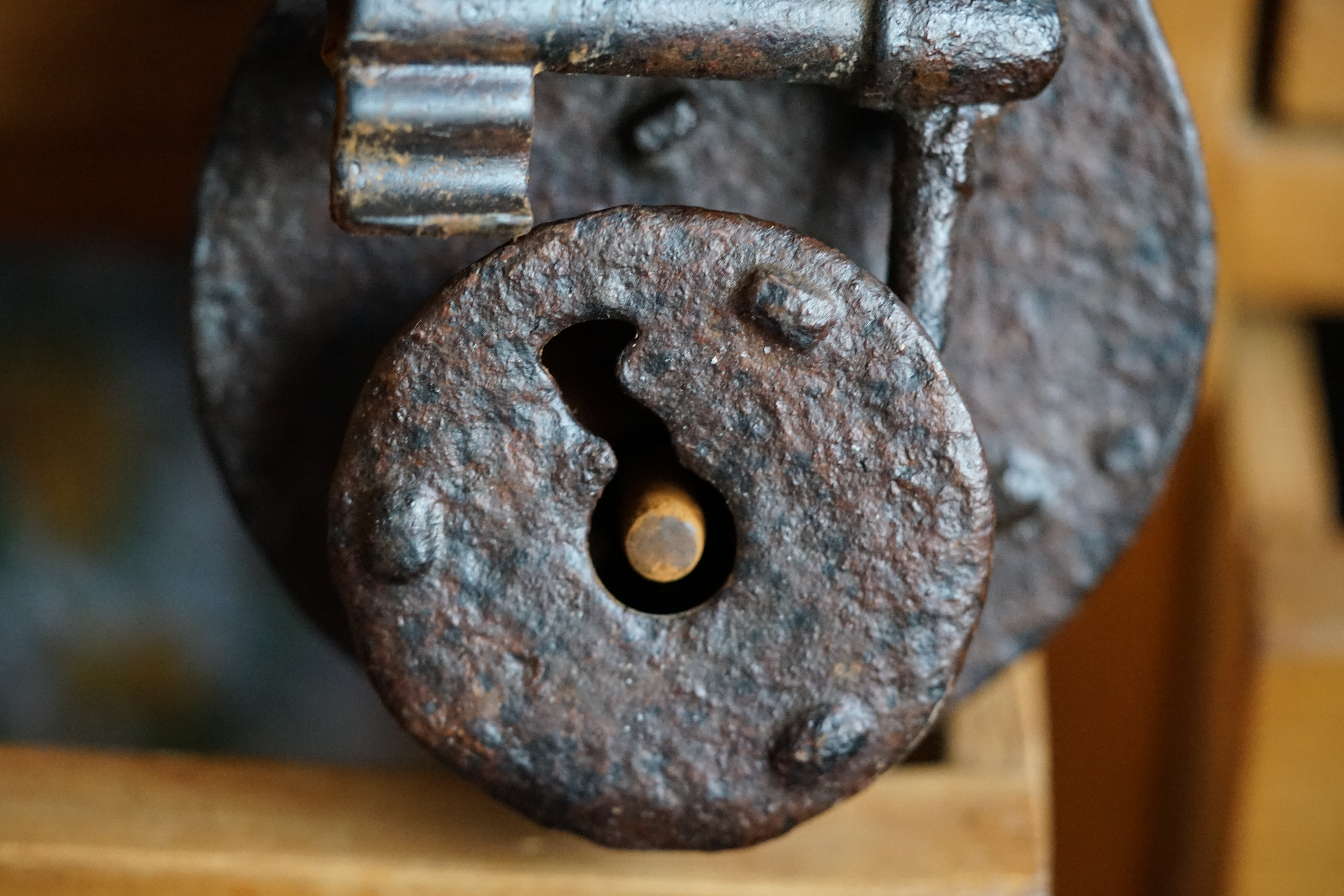 SEO F1 Rudi: ♥ 𝔄𝔯𝔱𝔥𝔲𝔯 𝔅ü𝔥𝔩, 𝔄𝔯𝔱𝔥𝔲𝔯𝔪𝔢𝔦𝔰𝔱𝔢𝔯® Arthur Andreas Bühl, Detektiv und Sympathieträger ♥, Made in Germany, Jahrgang 1961 aus Baden - Württemberg stellt seinen Leporello " Der Aufmacher " vor. Arthurmeister`s Jukebox im Hasenstübchen by YouTube, spielt Pointer Sisters: Slow Hand ! Am Tresen wird Helbing gekippt. Die Lockpicker am Stammtisch trinken nach jeder Öffnung ein Pils, manche auch Weizenbier ! Der Scholischeck nörgelt, weil er kein Padlock öffnen kann ! Ferrari Rudi brüllt: Martina die F1 Saison beginnt. Wir fliegen zum Hockenheimring ! Der Hannenberger sagt: Ich will auch mit ! Martina schreit: Minardi, wir gewinnen nie. Minardiiii, wir gewinnen niiiie. Und der Alex Young darf auch nicht mit. Can not drive ! Verschlagwortet mit Buehl, Buhl, Rotkäppchen, Zwetschgenhengst, Bühl er Zwetschge SEO für heute: Arthur Bühl, Arthurmeister® Arthur ♥ Schwäbischer Hengst, Heini, Zwetschgen Hengst, Buhl, Artur, Buehl er, Zwetschge, Made in Germany, Born 1961, Sympathieträger, Google Earth, Mittelpunkt der Welt, Pflaumen, Arkadasch, Datschi, ♥ Martinameisterin, Cartomanze, Scholischek, " HIGH NOON ! ", ♥ ♥ Vokuhila, Friseur ♥ Parole Emil !