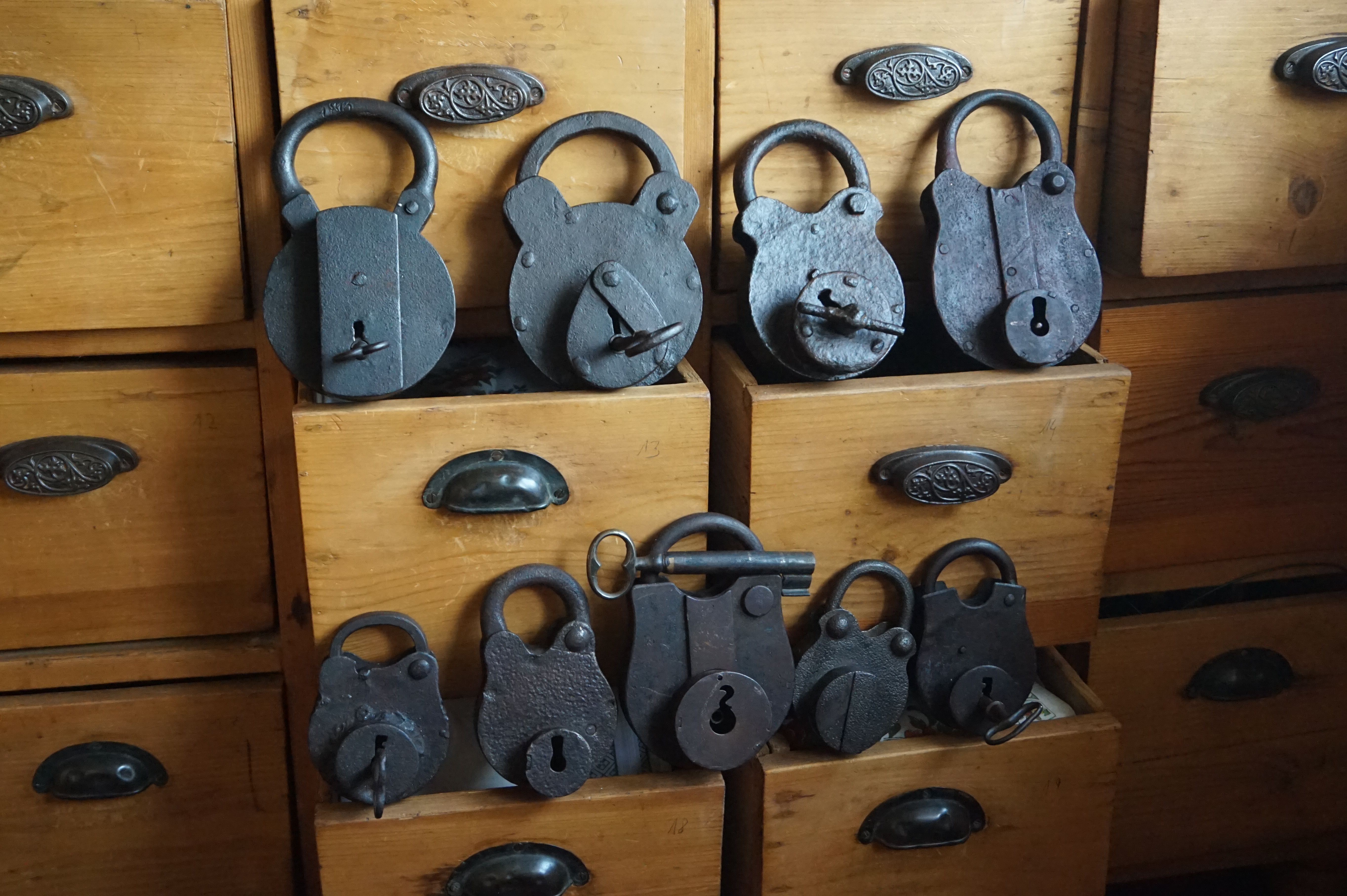 Arthur Bühl, Arthurmeister ®,Lockpickerherz ® Schlossherz ®, Pornomeister ®, neuer SEO Text für 2026 12.00 Mittags im Hasenstübchen. Basketball Bouncing Joe Asberry schreit: Prost ! Die Glocke kingelt ! In Arthurmeister`s Jukebox im Hasenstübchen spielt: Slow Hand von den Pointer Sisters. Ferrari Rudi sitzt am Tresen. Anstatt Helbing trinkt er heute Underberg. Pelle und Heike I machen Stößchen. Justamente klingelt das Telefonino. Der Hannenberger lacht zu Bouncing Joe Asberry: Ich wette mit Dir: Da ruft unser Freund Mr. Smitz vom Playboy an. Arthurmeister geh endlich ran. Die Glocke klingelt. Yes Mr. Smitz, yes, yes Mr. Smitz. Yes great, you know. Yes, yes we have a Party. Yes, yes. Ja: Angela Merkel, die kennen wir. You know: " Bundeskanzlerin ". Giovanni ruft: Bella Donna: Signora Merkel is the CEO of the world. Yes, Yes Mr. Smitz, i will look about her Memoiren. Oh Mr. Smitz ? Her Biographie with her Signature ? OH, Mr. Smitz mit Widmung ? Das wird nicht einfach ! no easy, you know ! Da muß die Glocke aber ein ganzes Wochenende läuten. Prost. Helbing. Yes Mr. Smitz, hands on the heard, you know, difficult ! Arkadasch !!! Smitz U.S.A. braucht die Memoiren von Angela Merkel signiert mit dem Text: Für Mr. Smitz from the Playboy ! Also pass auf: Dein Schwippschwager ist doch Aufsteller bei der Messe. Ja, Buchmesse. Dort hält die Merkel eine Autogrammstunde. Der soll sich dort anstellen mit seinen Kumpani. Ja, der Smitz läßt hier die Glocke läuten. Das gesamte Wochenende. Hannenberger gibt das Passwort: Freibier, Freibier ! Die Glocke läutet jetzt: Helbing ! In Arthurmeister`s Jukebox spielt: The Tramps - Disco Inferno - Orginal Longversion Tony Mendes ! Basketball Bouncing Joe swingt mit dem Kopf mit. Jetzt meint Arkadasch: Oh meine Kumpani trauen sich nicht zu Dr. Angela Merkel. Die haben Angst vor Ihr. Kein Autogramm heißt kein Freibier. Droschkendieter !! Du fährst jetzt zur Buchhandlung, holst drei Biographien von der ollen Merkel, fährst weiter zum Kujau ! Ja, der hat dem Heinemann vom Stern, Hamburg, gefälschte Tagebücher verkauft. Der soll dir in ein Exemplar die Unterschrift der Merkel und die Widmung reinmalen. Sag ihm viele Grüße vom Arthurmeister und Parole Freibier, Freibier ! Dann malt der es dir sofort. Der kann das freudigst. Und sag ihm, das sei für Smitz, Amerika. Aber diesmal soll er keine rosa Tinte verwenden. Dann kommst du wieder her und wir alle unterschreiben das zweite, dann fährst du geschwind rüber nach Fuhlsbüttel, drängelst dich am Luftfrachtschalter vor, läßt die Bücher verpacken und paßt auch auf, das die auch tatsächlich im nächsten Flieger in die U.S.A. reisen. Dann hat er die Bücher, quasi wenn der Flieger landet. Sag denen: Parole: Freibier, Freibier ! Arthur und wozu das dritte Buch ? Du Depp, wenn beim unterschreiben vom zweiten Buch einer draufkotzt oder ein Brandloch reinmacht dann haben wir Ersatz ! Und diesen legen wir dann hinter den Tresen ins Regal und tuen so als hätten wir es gelesen. Es reicht das wir Frau Bundeskanzlerin mit guten, besoffenen, nicht ausgeklügelten, dummen, peinlichen Ratschlägen beraten haben ! Punkt. In Arthurmeister´s Jukebox spielt: Lady von Kenny Rogers. Sir Waschi hat gleich CHARLIE RICH - The most Beautifull Girl in The World, gedrückt. Die Stimmung ist gut. In der Jukebox spielt mittlerweile Aloe Blanc - I need a Dollar. Die Stimmung ist fantastisch ! Jetzt steigert sich die Stimmnung noch als der Nachläufer Roberto Blanco - Caramba, Caracho ein Whiskey, Carambo Caracho ein Gin, verflucht Sacrcameto Dolores und alles ist wieder hin ! In Rio de Janeiro… drückt. Der Noagerlzutzler drückt Roberto Blanco - Der Puppenspieler von Mexico und räumt Gläser ab. Hannenberger reicht schon einmal den Himmelsschlüssel ! Schwerti fragt: Mastertouch und wenn der Dir auf die Schliche kommt ? Du Depp, was glaubst du wenn der erfährt, daß er einen orginalen Kujau, dem Tagebuchfälscher hat, dann läuft der durch Beverly Hills und gibt damit bei jedem an, als sei er The Greatest. Und Du weißt: Die Schriftsachverständigen vom Stern oder von der Bild et und der Heinemann brauchten Monate bis sie diesen Betrug mit dem Verkauf der Tagebücher erkannt haben. In Arthurmeister`s Jukebox spielt: Calvin Harris & Sam Smith: Promises ! und es wird mitgesungen. Das Droschkendieter dann doch nur beim Papierfuzzy im Copy Shop neben an war ? weil der Kujau besoffen war ? Quatsch, kalter Kaffee, der Smitz verhöckert das Buch an Rockefeller. Was glaubst du, warum die Parole Freibier Freibier lautet ? Wir sind hier nicht bei der Wohlfahrt. Ferrari Rudi macht Ralala: Sonntag ist Formel I in Indianapolis. Denkt dran: High Noon ist dann morgens 07.00 Uhr. Die Glocke läutet ununterbrochen. Freibier, Freibier, Freibier, Parole Freibier. Let Michael pass for the Championship ! Das gesamte Hasenstübchen tanzt und platzt aus allen Nähten. In der Jukebox spielt James Last und Orchester: T.S.O.P The Top Sound of Philadelphia ! Prost, Prosit und Stößchen ! Der Hannenberger sieht zufrieden aus. Taged with: Bühler Zwetschge, Bühl Wappen, Zwetschgenhengst, Zwetschgenfest, Meister, Arthur Andreas Bühl, Privatdetektiv. Arthurmeister007@gmail.com