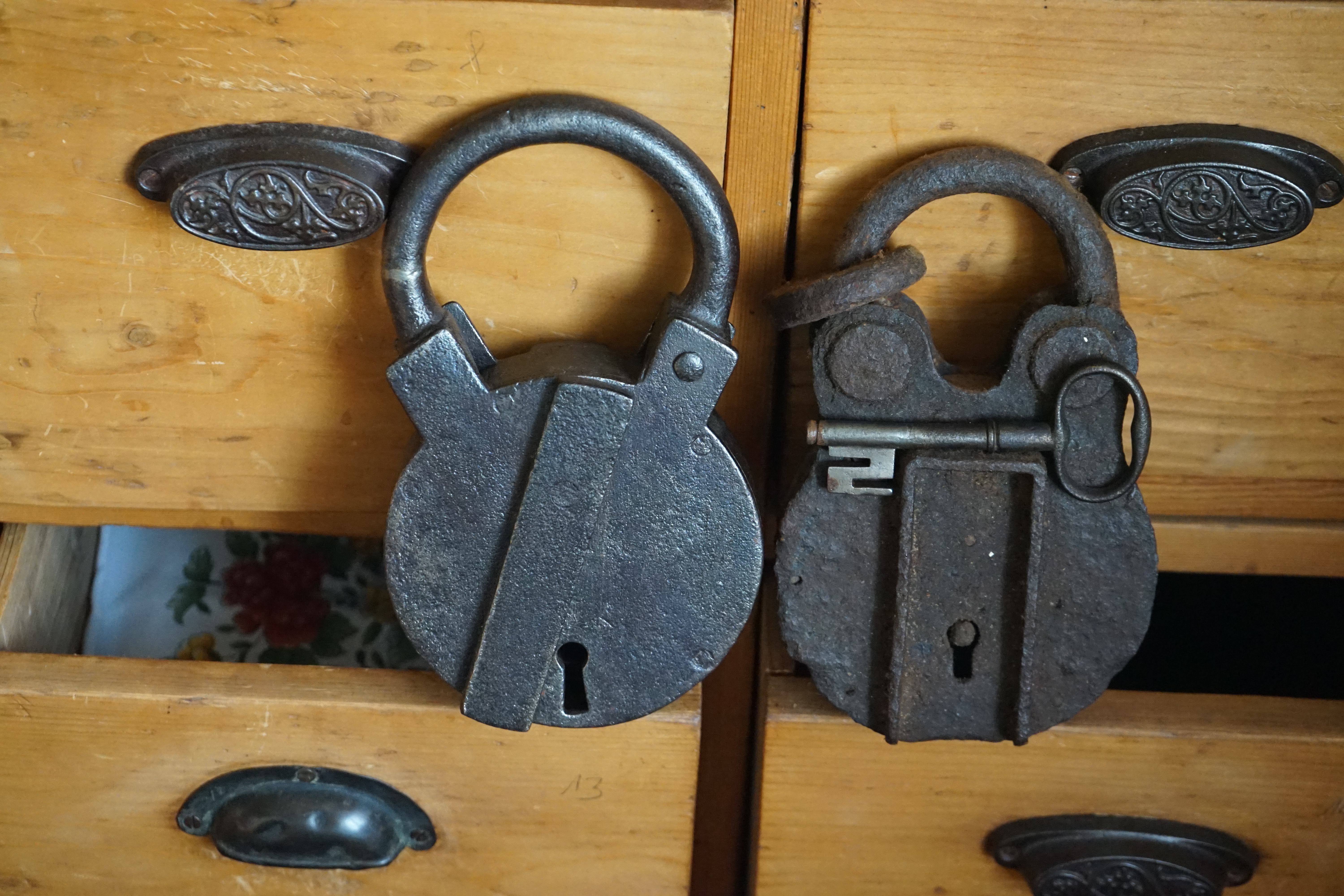 𝔄𝔯𝔱𝔥𝔲𝔯 𝔅ü𝔥𝔩, 𝔄𝔯𝔱𝔥𝔲𝔯𝔪𝔢𝔦𝔰𝔱𝔢𝔯 ® Stück Davon schwarze Katze, Zwei Katzenkopf Schlösser Zunft, Schlosser, Zunftabzeichen, Wappen, Geselle, Anstecknadel, Verbandsabzeichen, Stück Davon. Die nicht alltägliche Form eines Truhenschlossen führte dazu, das man die Schlosser im Zunftleben scherzhaft ironisierend Katzenköpfe nannte. Der Spitzname erhielt sich durch die Jahrhunderte. Und der Katzenkopf wurde damit zu einem Symbol. Er erscheint auf der Anstecknadel, die heute der Schlosser als Verbandabzeichen tragen kann. Die auf der Nadel angebrachte Inschrift " Stück Davon " erklärt sich wie folgt: Der wandernde Schlossergeselle sprach bei einem Meister um Arbeit vor. Befragt, ob er das Handwerk verstünde, antwortete er: Stück Davon ! Die zwei Worte wiesen ihn in aller Bescheidenheit als Angehörigen der Zunft aus, der bereit sei noch weiter zu lernen. DoubleBrain ® SEO für heute: Barockschlüssel, Schmiedeeisen, Halme gedreht, Bärte geschnitten, Reiden aufgesetzt, Stahlschnitttechnik, Kapelleneingerichte, Schmiedeeisen, Hohldorn, Gesenk, Pflanzenmotiv, Wappentierschmuck, geschmiedet, gepunzt, Schlüsselgriff beidseitig, halbrelief, Bekrönung auf der einen Seite als männlicher auf der anderen als weiblicher Kopf, Löwenwappen, Delphine, Schwanzflosse, Stilelemente der Reaissance, profilierter Steckhalm, Gesenke und Reide ziseliert, Griffrand, Zwei Schlangen blau angelassen, Eisenblech, Schließblech, Türrahmen, Schlosskasten, Eisenkern, französisch, Zierdecke ausgehauen, eingehauen und getrieben, Rosette, Ringgriff, Rokoko und Schlüssel, eisernes Wiener Barock Hangschloss mit Spreitzfedernverschluss, gefeilt, geschnitten und ziseliert, flacher Steckschlüssel, Eisengrundplatte und zwei Engel mit Trompete, Posaune und Blumengeranke verziert. Figuren, Schmuck, Jagdszene, Empire, Möbelschlösser, Messingzierdecken, Witwerschlüssel, Schlüsselgewalt, Symbol, Sargschlüssel, Silberschlüssel, Hohldorn, Nachbildung, Kammerherrnschlüssel, Bronce, feuervergoldet, Emblem mit Initialien der weltlichen oder kirchlichen Fürsten versehen, die sie verliehen haben. Doppeladler, Reichsapfel, Zepter und Krone, Übergabeschlüssel, magische Stilelemente, östrerreichischer Kammerherrenschlüssel mit Doppeladler, Kordeln und Quasten, Wien, Hoflieferant, Mayestät, päbstlich, ungarisch, bayerisch, in Silber gegossen, Sinsheim, Hohldornschlösser mit Eisenriegeln, Gelenkschlüssel, einfacher Schieberiegel aus Holz, klappbare Doppelschlüssel aus Tirol, Rohrhülse, Bart, Tirol, Kreuz, Herz, Schlüsselgehänge, süddeutsch, Leder, gotisch, Bügel, Tabakspfeifenschlüssel, Schlossergeselle nach bestandener Prüfung, Schlüsselgeschenketui für die Braut: Bund mit fünf Zimmer, Möbel und Kassettenschlüsseln, in der Mitte Haustorschlüssel aus einem Stück geschmiedet, geschnitten und mit Stahlstangen handpoliert auf dem vierseitigen Gesenk in Schreibschrift " Deutsches Empire ", Dreipass, Jugendstil, Doppelrohr, Hauptportal der Jesuitenkirchen Sankt Michael, Der Hammerschlüssel für Weinkeller: der ziselierte aufgesetzte Hammer diente dem Küfner zum abklopfen der Fässer und zum öffnen der Spunde, Enstehungszeit, Hoftheater, bayrisches Nationaltheater in München, Zerstörung, Kunstschlosser, Fritz Nüssel, Heinrich Pankofer, Germany, wissenschaftlich, systematisch, Schlüsselexperte, Sammler, Privatsammlung, Schlüsselzentrale München, Fachmann für Sicherheitsfragen, sachkundig, Experte, versierter Restaurator, historischer Wert, handwerkliches Geschick und seine langjährige Berufserfahrung, Anerkennung, international, Fachmann nicht nur für die Technick von Schlüsseln und Schloss, auch für künstlerische und historische Fragen. Standardwerk Europa, Übersee, offizielle Stellen, Landeskriminalamt, Bundesanwaltschaft, Keltenschlüssel, Vorchristus, Witwenschlüssel, John F. Kennedy, Weisses Haus, Schlossmuseum Velbert, gut verpackt, Pullach, Erfinder und Auror, Leidenschaft, aufschlußreiches Werrk, Memoiren, Töchter, Emmi Seifert, Marlene Nüssel, Frau Anni, Kaminkehrer, Schwanthal, Freund und Helfer der Polizei, mein Leben, Gedichte, Kaffeveranstaltung, Nachbarschaftshilfe, Essen auf Rädern, Schlüsselfigur, tausend Stücke, Keltenzeit, Christus, Kelheim, Exemplare, Ausländische Lehrlinge, Brocken, wiegt fünf Kilo, Schmucksafe, Ludwig XV 1430, Brillianten, Verona, Eisenzeit, Ägypten, Hallstadtzeit, Salzkammergut, Hallstadt Gräberfeld, Epoche, Eisenverhüttung, Salzbergbau, Gerätschaften zu exportieren, geographischer Ort am Nordende des Neuenburger Sees in der Schweiz, Pfalbauten, auf festem Land angelegte Siedlung, europäische Eisenzeit, Kelten Indogermanischen Völkergruppe, Germanen, Rhein, kämperisch, expansionsbereit, Rom, Homer, Dichter, Jugendzeit, halbdunkel, erahnbar, zivisilatorische Dokumente, Dichtung, märchenhaft schöne Gestalt, Götter treten vor uns hin, denen die mittelmerisch kleinasiatische Menschheit Wirkungen und Tätigkeiten zugedacht hat, die diesen Fabelwesen für immer Kontur verliehen haben. So tritt der Schmiedegott Hephaistos lateinisch Vulkanos vor uns hin: Rußig und edel zugleich, genial erfinderisch, ein kunstreicher Handwerkegott. Der zu den 12 Hauptgöttern der griechisch römischen Antike erzählt wird. Jupiter, Himmel, hinabgstürtzt, Entfernung der Erde von den Sternen, Insel Lemlos, Hinkefuss, Gerechtigkeit, alte Fabeln, schöne und liebenswürdige, Eheweib, Museeum of fine Arts in Boston USA, Parmenides Lehrgedicht Balanos, Hammer, Amboss, Feuer, Wasser, glühend, Metall, Hammerschlag, Gußverfahren, gewünschte Form, Holz oder Kohle, warmgeschmiedet, grobkristallin, feinkörnig, Streck und Bruchgrenze, Plinius, samische Künstler, Erzguß, Keltenschlüssel, hochkant durch einen Schlitz in der Tür gesteckt, gedreht, bis er - nun waagrecht - in die Angriffe der im Riegel gelagerten Sperrklötze eingerastet: die Sperrklötze werden angehoben, der Riegel ist entsperrt und lässt sich mit einem ledernen Zugriemen von außen auf und zu ziehen. Griechenland, lakonisch, neues Prinzip, Schlüsselträger, Kaiserzeit, Würde, Statussymbol, Römer, die punische Kriegen das Metallhandelsmonopol an sich gebracht hatten verfügten in reichem Maße über Kupfer, Zink und Zinn. Verschlußriegel, Feder, Lochkanäle, Sperrstifte, entsichert, auf oder zugeschoben, Drehschlüssel, Hangschloss, Spreitzfeder, Kulturlandschaft, Kassetten, Truhen, Türen, Tiermaskendeckel, Pferdegstalt, arabisch, Vexier, indisch, Kugel, Grundform, Volldorn, Technische Feinheit, Eleganz, Zweckgebilde in den Händen von Menschen, die bemüht sind, mit einem rauhen, kriegerischen Leben fertig zu werden, Verteidigung, bedachte Architektur, spürbar, verschlossen, Zierlichkeit, Zeitläufe, Kultur, Willen und Werkstätten in Pompji und Herkulaneum, Wachsmodell Tonmantel gebrannt, schmilzt das Wachs glühend, Nachteil, römisches Imperium, desto länger, primitive Form, Spätantik, Karolingische Kunst, Fräkisches Adelsgeschlecht, Karl der Große, Triebfeder, Höfische und Kirchliche Kreise, Monumental Kunst, Klerikale Kreise, Kulturträger, Elfenbein, Goldschmied, Goldschmiedekunst, geistig - kulturelle Erhellung, Abendland, profunde Bedeutung, Ehefrau, häusliche Gewalt, Vertrauen, Brauch, Kirchweihtag, Steiermark, geweiht, Gnadenschlüssel, Petrus - Schlüssel, Apostel, Pilger, Schenkung, Pabst Pälagius, Gregor, König Alfons von Kastilien, König Alfred, romanischer Stil, schöpferische Kraft, Kunstgewerbe, Klöster, Kostbarkeiten, kunsthandwerklich, Verfeinerung, Raffiniertheit, Formenwelt, Alltag, Kleidung, Ritterrüstung, kraftvoll, primitiv, gotische Epoche, Jan van Eick, Grammatik, Lebensstil, geläutert, gültig, Opulenz der Kleidung, Materialwert, Charme, Sakral, Phantasie, Formensprache, feinsinnig, Steinmetz, Bescheidenheit, Portal, Notre - Dame, Paris, köstlich, kostbar, Mechanismus, Entsperrungsvorgang, Fischblasen, Kreuze, Drei - und Vierpass, grotesk, meisterlich, Handwerkszeug primitiv, Gewirre, Besatzung, Tropfen Öl, rein von Hand, Prochnov, Kunstschreiner, gesunde Männer, Michael Mann, Michael Mann Kästchen, Nürnberg, Augsburg, Fürth, Wörth, Riegelwerk, sauber geätzte und vergoltdete Büchsen und Pistolen aus Eisen. Doppelmeyer, Markgraf, erlassene Strafe, Spinnenschlösser, Deckelunterseite, figürlich, kunstfertigkeit, Schlüsselloch, größere Summen harten Geldes, raffiniert, Spielerei, Kuriusität, Zeugnis, Möbel, Bombast, Schwulst, Liebe, Zäsur, Dreißigjähriger Krieg, Mutter Courage, Armut, Schichten in Deutschland, Reformation, patetisch, Phänomen, Ornament, Pierre Frommerie, Sedan, Berlin, Ebenholz, Emaill, monumental, Signatur, Barock, Formenreichtum, gediegen, summarisch, mittelmäßig, Epochen, Werkleute, Halskette, Mayestät, Spanien, Revolution, Mittelalter, feierlich, Feind, Öffnung der Tore, Kapitulation, Schlüsselsoldat, Mitglied der päbstlichen Schweizer Garde, Pabstwappen, abfällige Bedeutung, Stadtwappen Tabackspfeife, Vierkant, Dolch, Pistolenschlüssel, geheime Nachrichten, Siegel, Hammerschlüssel für einen Weinkeller, Liebende, Angebetete, Ritter, Kreuzzug, Heiliges Land, Kreuzritter, Ehefrau, Märchen, arges oder schönes, es will scheinen, das eine Welt ohne Schlüssel nicht denkbar ist, Paris, Turenschloss, Schlossfalle, Konstruktion, Luxus, Verschwendungssucht, Kleinod, Brilliant, Maillard, König Stanislas, Ballkongitter, Pastellportrait, Museeum der Stadt Nancy, spirituell Sonnenkönig, Prinz Eugen von Savojen, den sublimen Geist seiner Epoche, General Feldmarschall Prinz Freund der Musen, Besieger der Türken, Zunftbuch, Balthasar, Gitter, Porzellan, hochkultiviert, Degengriff, Münchener Hof, Wittelsbach, Gesamtkunstwerk, Johann Joachim Winckelmann, Kleidermode, Reifrock, Schnürrleibchen, Wohnkultur, Neoklassizismus, Möbel, Chubb, Bramah, Inselstaat, Engländer, Ungarn, Italiener, Tossi, Yale, Hobbs, Aber die Bemühungen um immer neue vergrößerte Sicherheit im Bereich des Schlosses gingen weiter. Man glaubte vorübergehend das non plus ultra Sicherheitsschloss konstruiert zu haben und zwar kühn genug, Geldpreise für denjenigen auszusetzen, dem es gelingen würde, diese neuartigen Schlösser aufzusperren. Überraschend geschah das dank der Fertigkeit des Amerikaners Hobbs 1853. Seine Medtode des Aufsperrens ist in der Fachwelt als Hobbsches Öffnungsverfahren bekannt. Es wurde mit Erfolg publiziert, das Kriminelle Hinweise zum Öffnen der Sicherheitsschlösser erhielten. Linus Yale, Fallstiftriegelschlösser, der Ägypter, Assyrer, Babyloner, Yale Zylinder, C.E. Schulte in Velbert, Kromer Protector Schloss 1871, Hahn AG, Karl Zeiss, BKS, Boge und Kasten Solingen, Koloss von Roddos, Byzanz, Konstantinopel, Moschee, Kirche, Schlüsseltyp, Kaufmann, Herkunft, Herzblatt, Kurfürst, Alltagsgebrauch. Die Schönheit der Welt. Die Kraft, die menschlichen Schöpfergeist gewahr werden lässt. Die beiden Schlüssel in der Hand des heiligen Petrus geben diesem die Macht, die Pforten des Himmels zu öffnen. Der Schlüssel ist ein christliches Symbol, er ist aber auch das Inbild menschlichen Schöpfergeistes und als solches steht er in unmittelbarer Beziehung zu der Arbeitswelt des Sammlers Heinrich Pankofer. Doblebrain ® gibt vor: Mehr SEO ! ! !