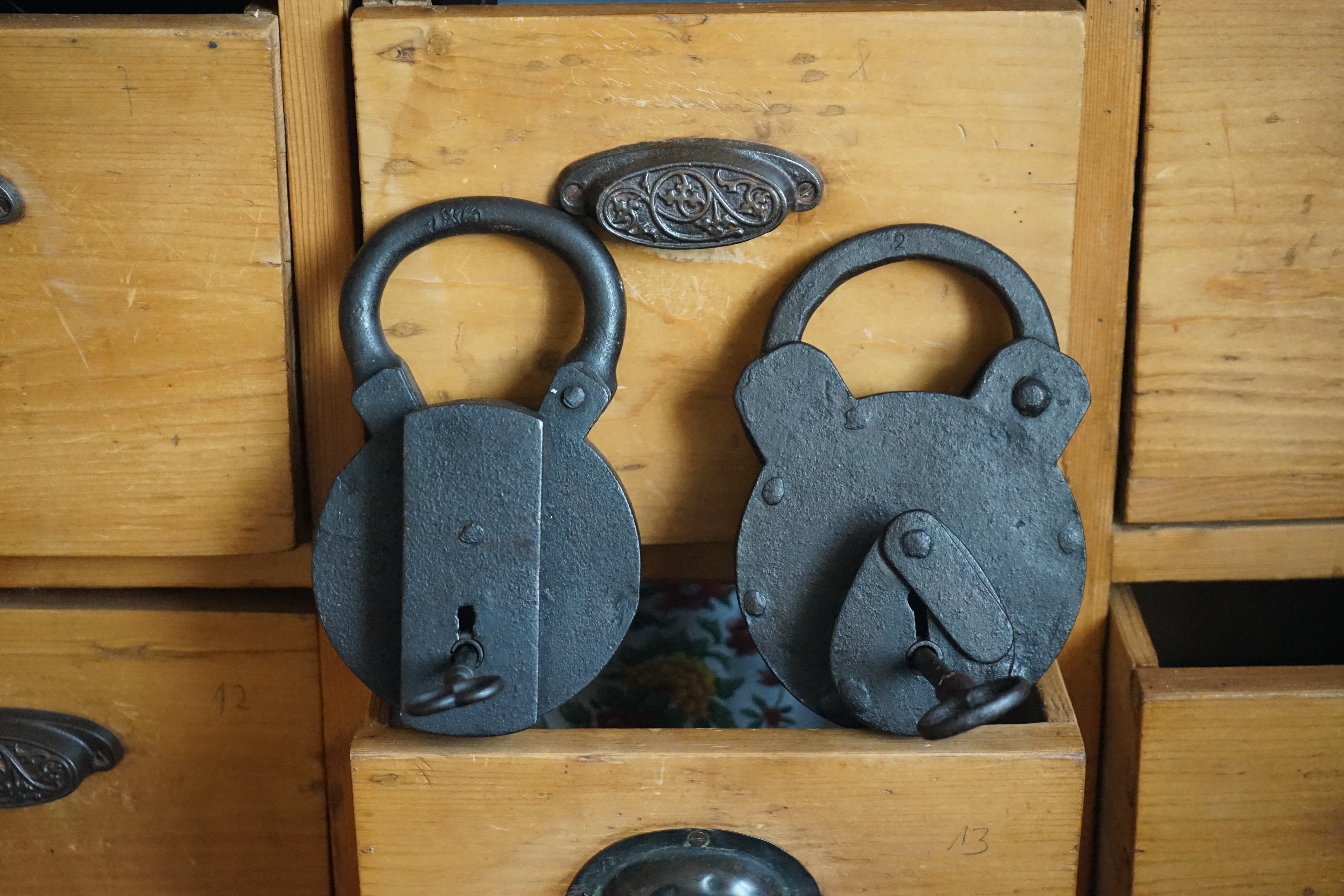 Karussel OFFEN und ZU: 𝔄𝔯𝔱𝔥𝔲𝔯 𝔅ü𝔥𝔩, 𝔄𝔯𝔱𝔥𝔲𝔯𝔪𝔢𝔦𝔰𝔱𝔢𝔯® Arthur Bühl, Jahrgang 1961, Detektiv aus Hamburg, Im Dienste der Wahrheitsfindung unterwegs, betreibt in seiner Freizeit Lockpicking aus Leidenschaft. Der mehrfache Deutsche Meister wird in der WIRED als " Master of Universe " betitelt. In der BILD et ist der Artikel " Herr der Schlösser " abgedruckt. Im Hasenstübchen - Fuhlsbüttel, am Hasenberge, Santa Fu, wird gefeiert. Arthurmeister® stellt seinen Leporello " Der Aufmacher " vor. Der Stammtisch grölt " OFFEN ". Scholischek, Rudi, Heike I, Noagerlzutzler und Arthur prosten sich zu. Die Jukebox auf YouTube spielt Slow Hand ! ♥ Beim Tanzen ruft die Cartomanze " Ey du Sympthieträger, komm mal her " !