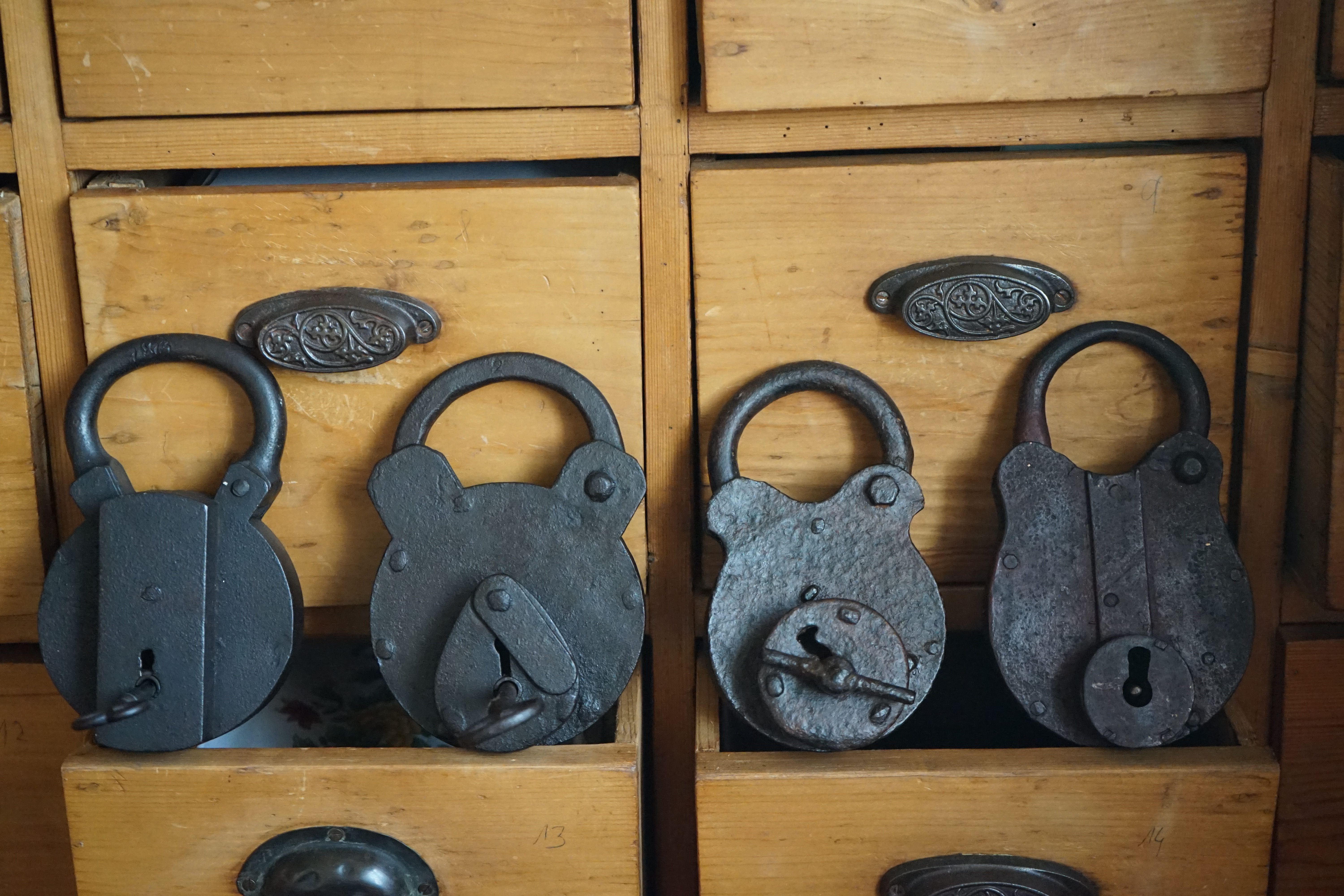 Mr. Smitz Hilfe für Leporello.us 𝔄𝔯𝔱𝔥𝔲𝔯 𝔅ü𝔥𝔩, 𝔄𝔯𝔱𝔥𝔲𝔯𝔪𝔢𝔦𝔰𝔱𝔢𝔯® HELLO Mr. Smitz, yes i am fine and the Stammtisch and the Counter is also fine too ! Der Nachläufer schreit vom Tresen: wieder der Ami oder watt ? WHAT Mr. Smitz you are not in good condition`s. Oh, Mr. Smith i`am sorry about this. What, your Leporello.us System is not running ? Yes, yes, OH, yes, Good, yes, yes the Spaghetticodler. Yes, i know. Computer, yes i know. Our Spaghetticodler, der amiga pc sit on the Counter and drink Helbing. Arthurmeister`Jukebox by You Tube im Hasenstübchen plays: Let`get it on, do you know Marvin Gay ? Oh, Arkadasch drinking today no Helbing ? No, he drinks GabiKo. Arthurmeister ? what ist GabiKo, i never hear from this. This is ganz billiger Korn, you Know. Like you Whisky ! No, Zwetschgenwater is more, more, better ! Heike IV cries from the counter: Alimente, not Alimentari, Giovanni. You know. The Scholischek is dancing. Yes, Yes, Mr. Smitz. Why Scholischek and Arkadasch dancing ? They hear from the old Rock-Ola Cem Karaca & die Kanaken. Mein " Deutscher Freund ", you know Mr. Smitz. Yes i will give them some Helbing. No, no, Mr. Smitz, for your Problem with the Spaghetti Codler you take my E - Mail Binärbomber@Binärbomber.de. The Jukebox play now Joy Flemming. Half-Breed. No, no Mr. Smitz, you are dumm. The Seo for this week is: Arthur Bühl, Made in Germany, born 1961, Detektiv aus Leidenschaft, die Leiden schaft. You get it ? Know i mußt helping on the Stammtisch for Lockpicking, a fucking ABUS Padlock. Tschüssing ! I say Ende for Telefon speaking und touch nothing that you can not pay ! Verzwetschget mit: ♥ Vokuhila, Friseur ♥ Schwäbischer Hengst, Zwetschgen Heini, Bühl er, Zwetschge, Google Earth, Mittelpunkt der Welt, Martinameisterin, Cartomanze, Scholischek, " HIGH NOON ! ". ♥ Parole Emil ! Verschlagwortet mit: Arthur Bühl, Arthurmeister®. Die SEO - Geister.de rufen: Buhl er Zwetschge, International Lockpicking, Google Earth, Earth Song, Schwäbischer Hengst und Sympathietraeger ! Verzwetschget mit: Arthur A. Bühl, Lockpicking, Deutscher Meister, Made in Germany, born 1961, in Stuttgart, Baden - Württemberg, is picking ABUS - Padlock, am Stammtisch ♥. Arthur Buehl, Arthurmeister raucht Roth - Händle Cigaretten aus der Stadt Lahr - Bühl, Schwarzwald, Black Forest. Die Damen trinken Rotkäppchen. Stößchen ! Mr. Smitz from Beverly Hills is calling. Arthurmeister speek to Mr. Smitz from the Playboy: Sorte Schwäbischer - Hengst.de is großfruchtig und süss ♥. No, not only woman has Pflaumen. Yes, I will send greetings to your friend Friede Springer from the BILD et News, Hamburg. SEO für heute: Hasenstübchen, S - Bahn, Ohlsdorf, Am Hasenberge, Stanta Fu, Friedhof ! Vokuhila ♥ Zwetschgen - Heini, Parole Emil ! ABUS ohne Schlüssel offen ! Arthur ♥ Schwäbischer Hengst, Buhl, Zwetschgen Heini, Artur, Buehl er, Zwetschge, Made in Germany, Born 1961, Sympathieträger, Google Earth, Mittelpunkt der Welt, Pflaumen, Arkadasch, Datschi, ♥ Martinameisterin, Cartomanze, Scholischek, " HIGH NOON ! ", ♥ ♥ Vokuhila ♥ Parole Emil !