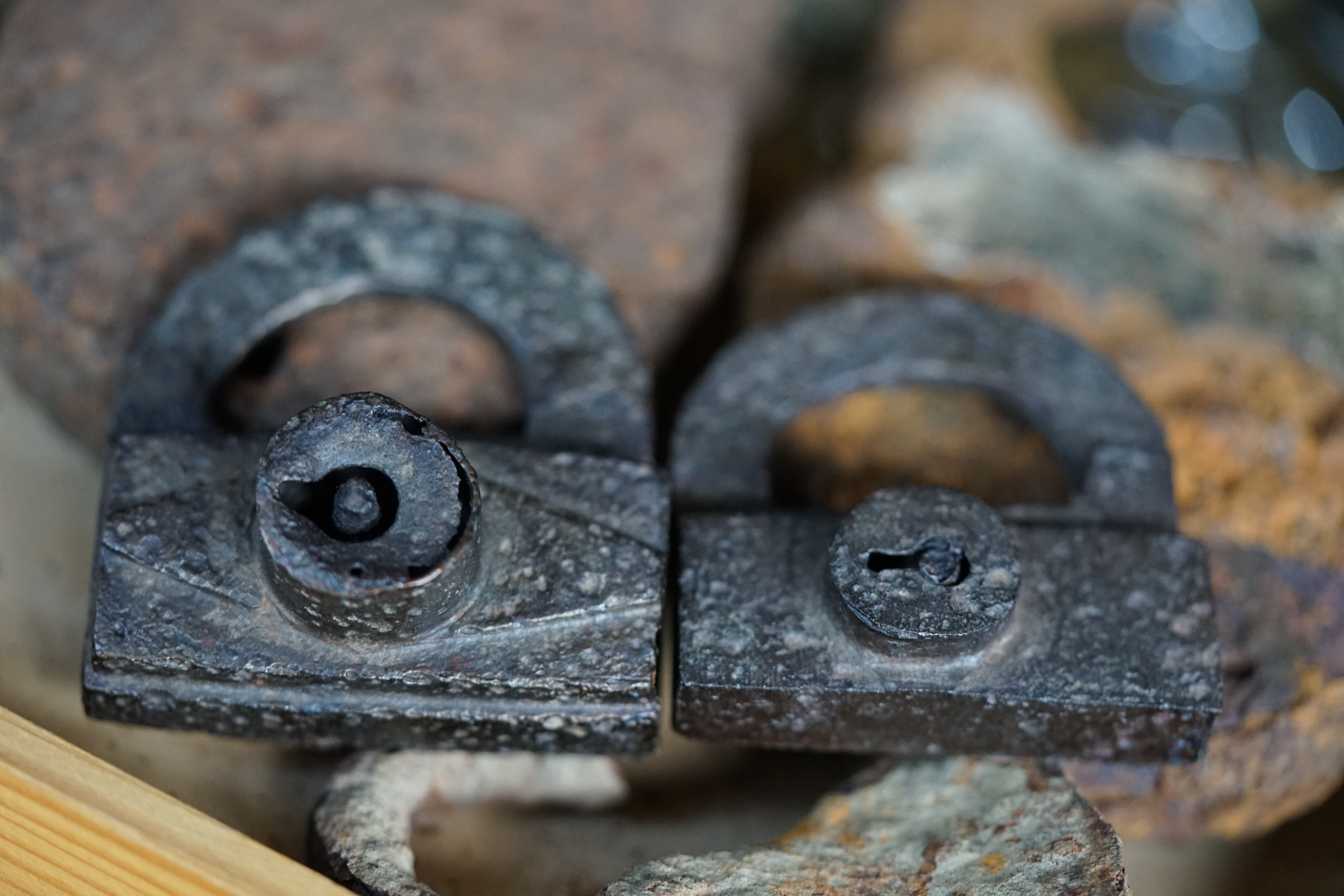 SEO F1 Rudi: ♥ 𝔄𝔯𝔱𝔥𝔲𝔯 𝔅ü𝔥𝔩, 𝔄𝔯𝔱𝔥𝔲𝔯𝔪𝔢𝔦𝔰𝔱𝔢𝔯® Arthur Andreas Bühl, Detektiv und Sympathieträger ♥, Made in Germany, Jahrgang 1961 aus Baden - Württemberg stellt seinen Leporello " Der Aufmacher " vor. Arthurmeister`s Jukebox im Hasenstübchen by YouTube, spielt Pointer Sisters: Slow Hand ! Am Tresen wird Helbing gekippt. Die Lockpicker am Stammtisch trinken nach jeder Öffnung ein Pils, manche auch Weizenbier ! Der Scholischeck nörgelt, weil er kein Padlock öffnen kann ! Ferrari Rudi brüllt: Martina die F1 Saison beginnt. Wir fliegen zum Hockenheimring ! Der Hannenberger sagt: Ich will auch mit ! Martina schreit: Minardi, wir gewinnen nie. Minardiiii, wir gewinnen niiiie. Und der Alex Young darf auch nicht mit. Can not drive ! Verschlagwortet mit Buehl, Buhl, Rotkäppchen, Zwetschgenhengst, Bühl er Zwetschge SEO für heute: Arthur Bühl, Arthurmeister® Arthur ♥ Schwäbischer Hengst, Heini, Zwetschgen Hengst, Buhl, Artur, Buehl er, Zwetschge, Made in Germany, Born 1961, Sympathieträger, Google Earth, Mittelpunkt der Welt, Pflaumen, Arkadasch, Datschi, ♥ Martinameisterin, Cartomanze, Scholischek, " HIGH NOON ! ", ♥ ♥ Vokuhila, Friseur ♥ Parole Emil !