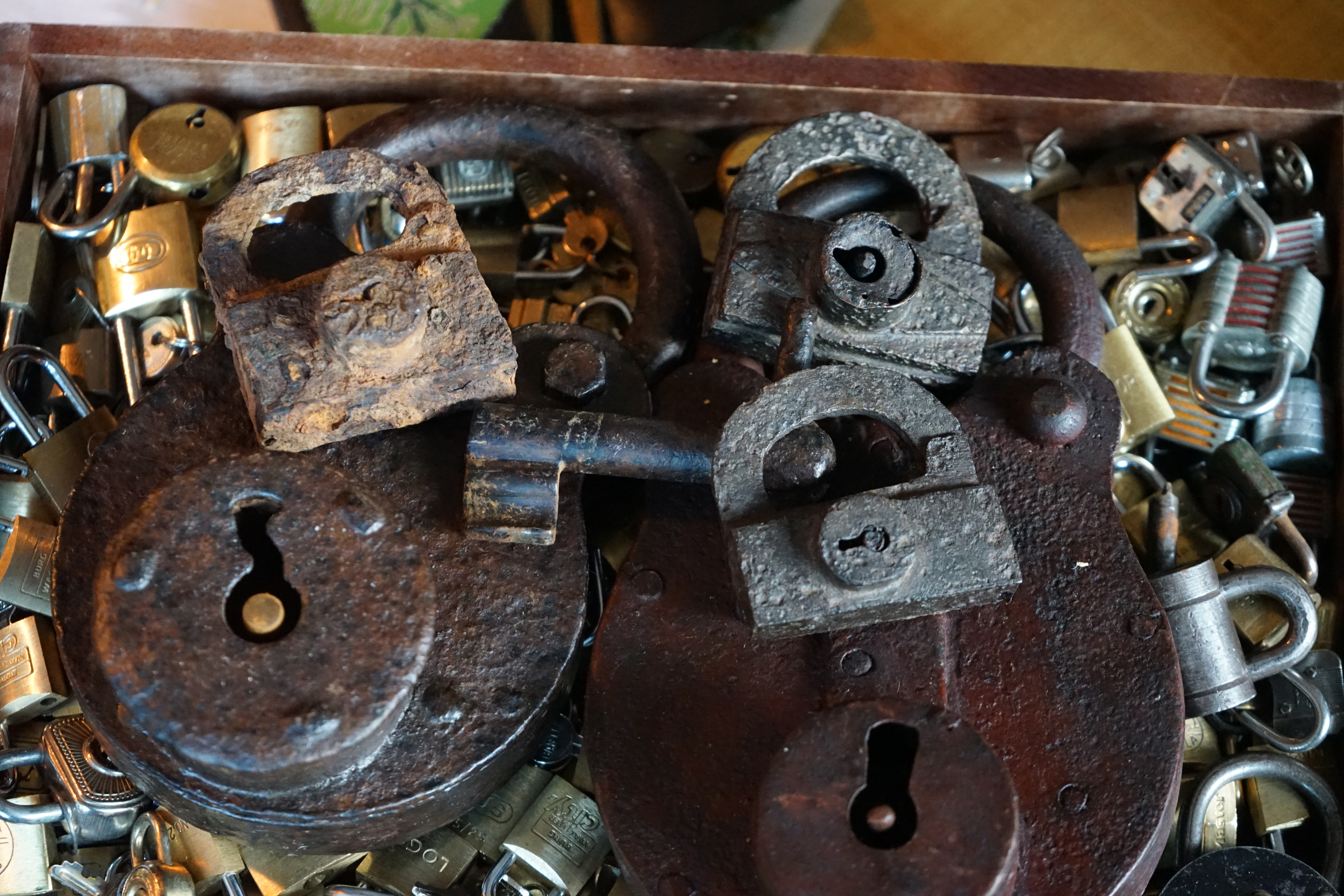 Julius Adolf Petersen (* 7. Oktober 1882 in Hamburg als Julius Adolph Petersen[1]; † 21. November 1933 ebenda[2]) war ein Berufsverbrecher und Kneipenwirt in Hamburg-Barmbek, genannt „Lord von Barmbeck“ (Barmbek wurde damals noch mit „ck“ geschrieben). Leben Im Keller dieses Hauses betrieb Petersen seine Kneipe Petersen stammte aus Hamm-Süd. Er wuchs in ärmlichen Verhältnissen auf und zog 1896 mit seinen Eltern in die Heitmannstraße im südlichen Barmbek. Ab 1904 betrieb er eine Kneipe an der Ecke Beim Alten Schützenhof und Bartholomäusstraße, in der Kohlearbeiter und Einbrecher verkehrten. Er wurde der Kopf einer Verbrecherbande, die bis zu 200 Mitglieder gehabt haben soll und die erst „Barmbecker Einbrechergesellschaft“, später „Petersen-Konzern“ genannt wurde. Einige seiner Mitganoven wurden „Lockenfietsche“, „Rabenmax“ oder „Schlachterkarl“ genannt. Seine Kneipe nannte Adolf gerne „Kaschemme“ und sein Werkzeug zum Aufbrechen der Geldschränke „Knabbergeschirr“. Sich selbst nannte er in seinen Lebenserinnerungen (1927 im Gefängnis Fuhlsbüttel geschrieben) einen „bockbeinigen Mephistojünger, dem Fluch der bösen Tat erlegen“. Die Hamburger Polizei legte im Laufe der Zeit 20 Meter Akten über ihn an, 200 Delikte wurden im Laufe der Jahre gegen ihn verhandelt, 400 Personen mussten dabei aussagen, 3000 Haftbefehle wurden nach seinen umfänglichen Geständnissen ausgestellt. Den Beinamen „Lord von Barmbeck“ erhielt er wegen seiner stets korrekten Kleidung und seiner Ganovenehre, nach der geschnappte Bandenmitglieder mit guten Verteidigern und ihre Familien mit Unterstützung versorgt wurden. Aus seiner Ehe mit Helmi Petersen (gleichnamig, aber nicht verwandt) ging sein Sohn Hatzel hervor. Nach seiner Scheidung lebte er mit Frieda Goedje zusammen. 1920 wurde er durch den Überfall auf das Postamt in der Susannenstraße, bei dem er und ein Komplize 221.000 Mark erbeuteten, stadtbekannt. Nach Verbüßung mehrerer mehrjähriger Haftstrafen wegen Einbruch, Diebstahl und Raub erhängte er sich 1933 im Untersuchungsgefängnis. Petersens Lebensgeschichte wurde 1973 von Ottokar Runze unter dem Titel Der Lord von Barmbeck verfilmt. Martin Lüttge spielte die Hauptrolle. Im Jahre 2005 wurde im Hamburger St. Pauli Theater das biographische Stück Der Lord von Barmbeck von Frank Göhre, Ulrich Tukur und Ulrich Waller aufgeführt. In den Jahren 2011 bis 2013 gab es Planungen, das Haus der ehemaligen Kneipe abzureißen. Nach Protesten aus der Anwohnerschaft wurde das Haus unter Denkmalschutz gestellt und ab dem Herbst 2013 aufwendig saniert. Die dabei entstehenden Eigentumswohnungen wurden unter „Lord-von-Barmbeck“ hochpreisig angeboten. Ein Café an der Kreuzung Beim Alten Schützenhof und Bartholomäusstraße ist in Anlehnung an Petersens Spitznamen benannt. Literatur • Petersen, Julius Adolf. In: Franklin Kopitzsch, Dirk Brietzke (Hrsg.): Hamburgische Biografie. Band 2. Christians, Hamburg 2003, ISBN 3-7672-1366-4, S. 319–320. • Julius Adolf Petersen und Helmut Ebeling (Hrsg.): Der Lord von Barmbeck : Das Leben des berüchtigten Ein- und Ausbrechers Julius Adolf Petersen, von ihm selbst erzählt, Rowohlt Verlag, Reinbek bei Hamburg 1973. Weblinks • Literatur von und über Julius Adolf Petersen im Katalog der Deutschen Nationalbibliothek • Marko Rösseler: Im Dezember 1927 - Der Einbrecher Adolf Petersen schreibt im Gefängnis seine Memoiren WDR ZeitZeichen vom 22. Dezember 2022. (Podcast) Die SEO GEISTER rufen: Im Hasenstübchen, Fuhlsbüttel, sind alle Gäste am feiern und bei Helbing fröhlich. Arthur Bühl, der Sympathieträger spricht: Parole Emil !