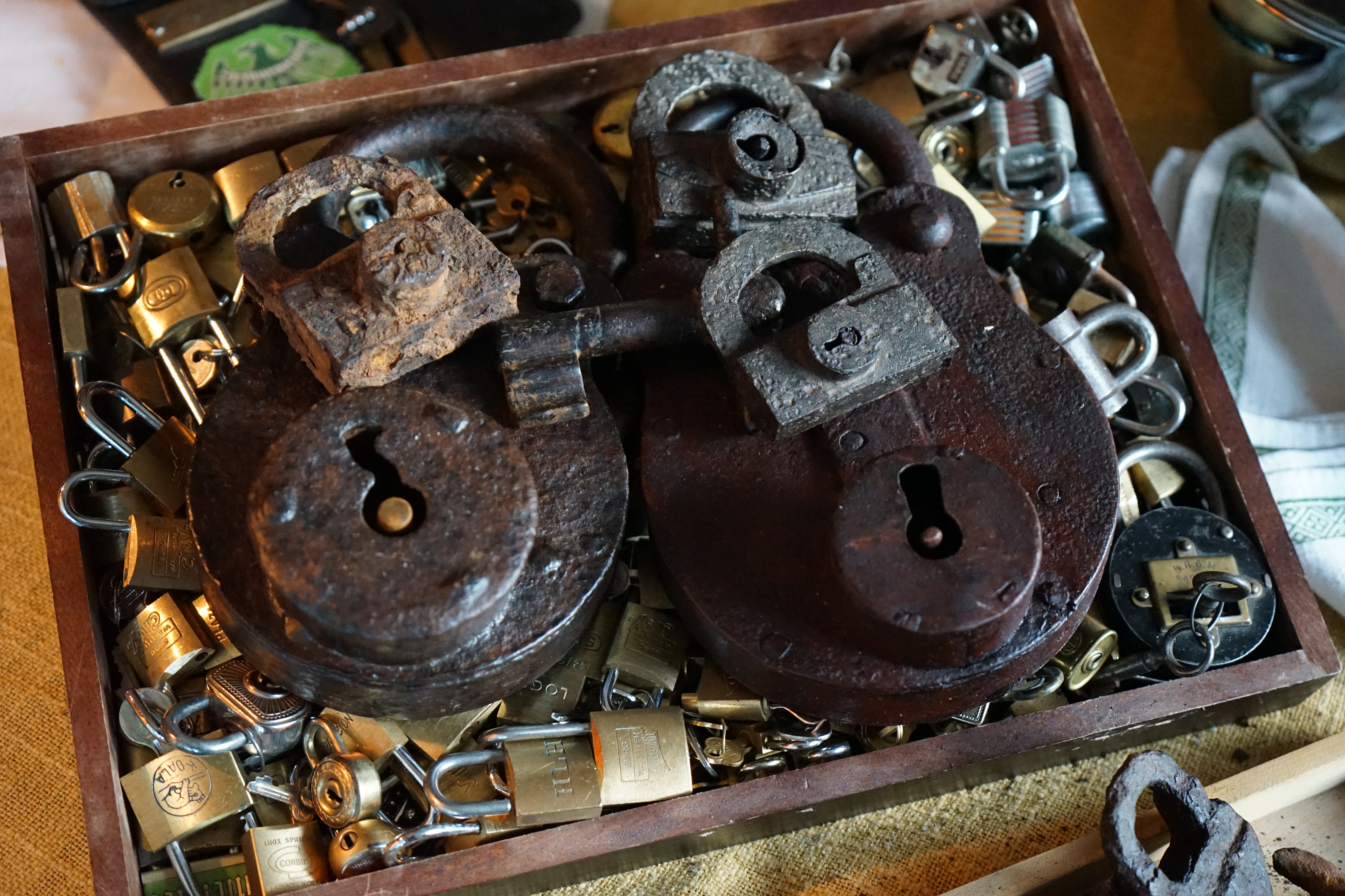 Ersatzseo Bild Friseur Flickr: Bühl, Arthur, Jahrgang 1961, Made in Germany, Detektiv or Private Investigator how Mr. Smitz from the PLAYBOY, Beverly Hills, say`s: Yes Mr. Smitz i will send you the Photo Arthurmeister`s F1 Jacket for your Leporello US. to your E - Mail Mr.Smitz@Mr.Smitz.us. Ok, Mr. Smitz. Mr. Smitz do you know what Google Earth is ? Take BÜHL Arthur, only by Google Earth, you know ? have done it ? Yes Google will show you my Panel superfast. Cool, Arthurmeister, cool. Yes Mr. Smitz, this can i do for you too ! Yes with SEO. Yes with Ballon D`Or from Lockpicking. Yes, yes, i have Arkadasch erklärt, sein Erikli pasta is not so genial. Der beste Zwetschgenkuchen, you know, plum tart, is from the Stadt Bühl. Not laughing in the USA. Bühl is a City like my Name. And the People in this City called it: Zwetschgendatschi ! you know. This is the world best plumcake. Yes Datschi ! Yes, Stadt Bühl is near Baden - Baden, the Casino, you know ! Yes. Baden-Württemberg. Black Forest, you know ! You must know there is since 1927 the traditionell Zwetschgenfest. And there ist the Zwetschgenkönigin ! Mr. Smitz, my Ur Ur Ur Ur Grandfather is born in Bühl. My Great Grand Grand Mother where also born in the town Bühl. Their profession was Zwetschgenpicker. Not Lockpicker, Zwetschgen / Plum Picker. And Rüttler. Oh, really ! Yes, Yes. And since this time the name of the family Bühl from the Stadt Bühl is: Yes you know - Buehl. Yes i will give Greetings from you to Mrs. Friede Springer from the Newspaper BILD et. Yes, the Elbphilharmonie is in Betrieb. OH, Mr. Smitz, greeting´s to you from Joe Asbbery, NBA, you know, our bouncing Joe. Tomorrow we will meet us in the Hasenstübchen, our Rabbit Hall. For Lockpicking und Beer. Call you. Parole Emil ! Not E-Mail. Provided by www.Arthur-Bühl.de and www.Arthurmeister.de In der Vitrine von Arthur Andreas Bühl, Arthurmeister sind Schlösser, Padlocks, von ABUS, Master, BKS, CES, DOM, EVVA, Assa Abloy, Z Ikon, Kaba, Keso, ASSA, Winkhaus, Wilka, Trelock, Schmelting, Bode Panzer, Ancor Las, Drumm Geminy, Xylock, SEA, Medeco, Mul-T-Lock, Cut away, ABUS Granit, Pfaffenhain, E*S, ESS, Nemef, BAB, Babelsberg, Stasi, Diskus, WMF, Tesa, Vachette, Cisa, Wally, Rielda, Mottura, Viro, FAI, GeGe, Fichet, Bode Panzer, Tresor, Bramah, Protector, Braun`s Patent, Walomatus, Arolds, Combination Lock, Yale, Master, American Lock, Tubular, China, Indien, Aligarh, Nepal, Thailand, Zahlenschlösser, Himmelsschlüssel und noch vieles mehr, vorhanden. Alle Schliesszylinder sind Übungsmaterial für das Lockpicking. Schlagschlüssel sind auch dabei. Das Wappen Bühl ist angebracht. Die Fahne hängt im Hasenstübchen. Arthurmeister`s Jukebox by YouTube spielt Pointer Sisters: Slow Hand, Arthurmeister with the Mastertouch ! ♥ SEO für heute: Parole Emil ! Bühl Art. Arthur A. Bühl. Der Sympathieträger ist in Stuttgart, Baden - Württemberg geboren. Der Detektiv lebt in HAM. H1 Text der SEO schreibt: 𝔄𝔯𝔱𝔥𝔲𝔯 𝔅ü𝔥𝔩, 𝔄𝔯𝔱𝔥𝔲𝔯𝔪𝔢𝔦𝔰𝔱𝔢𝔯 ® Bühl, Arthur, Jahrgang 1961, Made in Germany, Detektiv or Private Investigator how Mr. Smitz from the PLAYBOY, Beverly Hills, say`s. Yes Mr. Smitz i will send you the Photo Arthurmeister`s F 1, Jacket for your LeporelloUS. to your E - Mail Mr.Smitz@Mr.Smitz.us. Ok, Mr. Smitz. Mr. Smitz do you know what Google Earth is ? Take BÜHL Arthur, only by Google Earth, you know ? have done it ? Yes Google will show you my Panel superfast. Cool, Arthurmeister, cool. Yes Mr. Smitz, this can i do for you too ! Yes with SEO. Yes, yes, i have Arkadasch erklärt, sein Erikli pasta is not so genial. Der beste Zwetschgenkuchen, you know plum tart, is from the Stadt Bühl. Not laughing in the USA. Bühl is a City like my Name. And the People in this City called it: Zwetschgendatschi ! you know. This is the world best plumcake. Yes Datschi. Yes, Stadt Bühl is near Baden - Baden, the Casino, you know ! Yes. Baden-Württemberg. You must know there is since 1927 the traditionell Zwetschgenfest. And there ist the Zwetschgenkönigin ! Mr. Smitz, my Ur Ur Ur Ur Grandfather is born in Bühl. My Great Grand Grand Mother where also born in the town Bühl. Their profession was Zwetschgenpicker. Not Lockpicker, Zwetschgen / Plum Picker. And Rüttler. Oh, really ! Yes, Yes. And since this time the name of the family Bühl from the Stadt Bühl is: Yes you know - Buehl. Yes i will give Greetings from you to Mrs. Friede Springer from the Newspaper BILD et. Yes, the Elbphilharmonie is in Betrieb. OH, Mr. Smitz, greeting´s to you from Joe Asbbery, NBA, you know. Tomorrow we will meet us in the Hasenstübchen, our Rabbit Hall. For Lockpicking und Beer. Call you. Parole Emil ! H1 Text der SEO schreibt weiter: 𝔄𝔯𝔱𝔥𝔲𝔯 𝔅ü𝔥𝔩, 𝔄𝔯𝔱𝔥𝔲𝔯𝔪𝔢𝔦𝔰𝔱𝔢𝔯® Herr Arthur Bühl, kritischer Detektiv aus der Hansestadt Hamburg, bereitet sich auf ein Interview mit der BILD et vor. Bei Babsi und Gina in Fuhlsbüttel wird ihm zuvor der Vokuhila geschnitten. Herr Arthur Bühl wurde schon in der BILD et als " Herr der Schlösser " beschrieben. " Ein bisschen Ruhe bitte " schreibt Jan Freitag von der TAZ. Er erwähnt auch eine Mustertür by Wendt. Es wird darin herumgeprökelt. Selbst Arthur Bühl, der weltbeste aus dem Lockpicker Mekka Hamburg, betreibt pures Understatement, weil er sein Schloss in nur 20 Sekunden " geknackt " hat. Charles Graeber von der Wired.com beschreibt in seinem Artikel Master Lock - Pickers do bottle Arthur Bühl " The Master of the Universe ", Arthur Bühl a private Detective of Germany open locks. Bühl`s Fabio - the - Barbarian Look stands out. He wins the Dutch Open and is now Master of the Universe. The people cry: " Arthurmeister ! booms Arthurmeister ". Mark Webber Tobias, the Author of Locks, Safes, and Security, a Police Reverence, say: Arthurmeister, that ist beautyful. " Open ! " sagt Arthurmeister ", offen ist gut, schneller offen ist besser ". " Beer !" Arthurmeister booms back and a new Champion is born. Die Welt berichtet: " Die Kunst, Schlösser ohne Schlüssel zu öffnen ". Vereinsmitbegründer und Vizepräsident Arthur Bühl trägt seine Leidenschaft schon auf der Krawatte. Sie ist rot mit gelben Schlüsseln drauf. Intern wird er ehrfürchtig " Meister Arthur " gerufen. Er hat es zum siebenfachen Deutschen Meister in verschiedenen Disziplinen geschafft. Er pickt seit der Kindheit. Sein erstes Trainingsobjekt war sein Spardosenschloss - Ein klassischer Einstieg… . Die Slate berichtet über Arthur Bühl als Lockpicking Legend. Es gibt einen Artikel Tool for Picking and Decoding by Stasi, CCC, Vortrag Berlin. Amateur Hour berichtet: Arthurmeister has " The Master Touch ". Bei den Kaba Day `s im Europa Park Rust schreibt die Pressebox: auf großes Interesse der Teilnehmer stieß auch die praktische Vorführung von Steffen Wernéry und Arthur Bühl, die gängige mechanische Schließzylinder ohne Schlüssel zerstörungsfrei öffnen. Meist in Sekundenschnelle. Auch die Chemnitzer Zeitung " Freie Presse " hat über das Lockpicking und Arthur Andreas Bühl alias Arthurmeister berichtet. Dwight Perry schreibt: Arthur Bühl has good hands ! In der Philalocksmith wird Arthur Bühl auch als Lockpicking Legend betitelt. Es gibt auch einen Beitrag, 360 Meridianos. In der Datenschleuder, CCC, wurde über ihn als Sympathieträger berichtet. Veröffentlicht unter dem verifizierten Linkedin Profil Arthur Bühl, Arthurmeister®, Xing, Google Panel, Twitter X. In der Vitrine von Arthur Andreas Bühl, Arthurmeister® sind Schlösser, Padlocks, von ABUS, BKS, CES, DOM, EVVA, Assa Abloy, Z Ikon, Kaba, Keso, ASSA, Winkhaus, Wilka, Trelock, Schmelting, Bode Panzer, Ancor Las, Drumm Geminy, Xylock, SEA, Medeco, Mul-T-Lock, Cut away, ABUS Granit, Pfaffenhain, E*S, ESS, Nemef, BAB, Babelsberg, Stasi, Diskus, WMF, Tesa, Noch, Vachette, Cisa, Wally, Rielda, Mottura, Viro, FAI, GeGe, Fichet, Bode Panzer, Tresor, Bramah, Protector, Braun`s Patent, Walomatus, Arolds, Combination Lock, Yale, Master, American Lock, Tubular, China, Indien, Aligarh, Nepal, Thailand, Zahlenschlösser, Himmelsschlüssel und noch vieles mehr, vorhanden. Alle Schliesszylinder sind Übungsmaterial für das Lockpicking. Schlagschlüssel und so vieles mehr, sind auch dabei. Auch der Sputnik. Verschlagwortet mit: ♥ Vokuhila, Friseur ♥ Schwäbischer Hengst, Zwetschgen Heini, Bühl er, Zwetschge, Google Earth, Mittelpunkt der Welt, Martinameisterin, Cartomanze, Scholischek, " HIGH NOON ! ". ♥ Parole Emil ! SEO NEU Twitter X 11.06.24 Bilder Budeg ( Bold serif ) Arthur Andreas Bühl, Detektiv, made in Germany, born 1961 in Stuttgart, Baden - Württemberg, living in HAM, Im Dienste der Wahrheitsfindung unterwegs, betreibt in seiner Freizeit Lockpicking aus Leidenschaft. Der mehrfache Deutsche Meister wird in der WIRED als " Master of the Universe " betitelt. In der BILD et ist der Artikel " Herr der Schlösser " abgedruckt. Im Hasenstübchen - Fuhlsbüttel, am Hasenberge, Santa Fu, wird gefeiert. Arthurmeister® stellt seinen Leporello " Der Aufmacher " vor. Der Stammtisch grölt " OFFEN ". Scholischek, Rudi, Heike I, Noagerlzutzler, Arthur und Joe Asberry, der alte NBA ler, prosten sich zu. Arthurmeister`s Jukebox auf YouTube spielt Pointer Sisters - Slow Hand ! ♥ Beim Tanzen ruft die Cartomanze " Ey du Sympthieträger ♥, komm mal her " ! SEO für heute: DETEKTIV, Arthur Bühl, Lockpicker, Deutscher Meister, pickt ABUS Padlock. 𝐀𝐫𝐭𝐡𝐮𝐫 𝐀. 𝐁ü𝐡𝐥, 𝐃𝐞𝐭𝐞𝐤𝐭𝐢𝐯, 𝐦𝐚𝐝𝐞 𝐢𝐧 𝐆𝐞𝐫𝐦𝐚𝐧𝐲, 𝐛𝐨𝐫𝐧 𝟏𝟗𝟔𝟏 𝐢𝐧 𝐒𝐭𝐮𝐭𝐭𝐠𝐚𝐫𝐭, 𝐁𝐚𝐝𝐞𝐧 - 𝐖ü𝐫𝐭𝐭𝐞𝐦𝐛𝐞𝐫𝐠, 𝐥𝐢𝐯𝐢𝐧𝐠 𝐢𝐧 𝐇𝐀𝐌, 𝐈𝐦 𝐃𝐢𝐞𝐧𝐬𝐭𝐞 𝐝𝐞𝐫 𝐖𝐚𝐡𝐫𝐡𝐞𝐢𝐭𝐬𝐟𝐢𝐧𝐝𝐮𝐧𝐠 𝐮𝐧𝐭𝐞𝐫𝐰𝐞𝐠𝐬, 𝐛𝐞𝐭𝐫𝐞𝐢𝐛𝐭 𝐢𝐧 𝐬𝐞𝐢𝐧𝐞𝐫 𝐅𝐫𝐞𝐢𝐳𝐞𝐢𝐭 𝐋𝐨𝐜𝐤𝐩𝐢𝐜𝐤𝐢𝐧𝐠 𝐚𝐮𝐬 𝐋𝐞𝐢𝐝𝐞𝐧𝐬𝐜𝐡𝐚𝐟𝐭. 𝐃𝐞𝐫 𝐦𝐞𝐡𝐫𝐟𝐚𝐜𝐡𝐞 𝐃𝐞𝐮𝐭𝐬𝐜𝐡𝐞 𝐌𝐞𝐢𝐬𝐭𝐞𝐫 𝐰𝐢𝐫𝐝 𝐢𝐧 𝐝𝐞𝐫 𝐖𝐈𝐑𝐄𝐃 𝐚𝐥𝐬 " 𝐌𝐚𝐬𝐭𝐞𝐫 𝐨𝐟 𝐭𝐡𝐞 𝐔𝐧𝐢𝐯𝐞𝐫𝐬𝐞 " 𝐛𝐞𝐭𝐢𝐭𝐞𝐥𝐭. 𝐈𝐧 𝐝𝐞𝐫 𝐁𝐈𝐋𝐃 𝐞𝐭 𝐢𝐬𝐭 𝐝𝐞𝐫 𝐀𝐫𝐭𝐢𝐤𝐞𝐥 " 𝐇𝐞𝐫𝐫 𝐝𝐞𝐫 𝐒𝐜𝐡𝐥ö𝐬𝐬𝐞𝐫 " 𝐚𝐛𝐠𝐞𝐝𝐫𝐮𝐜𝐤𝐭. 𝐈𝐦 𝐇𝐚𝐬𝐞𝐧𝐬𝐭ü𝐛𝐜𝐡𝐞𝐧 - 𝐅𝐮𝐡𝐥𝐬𝐛ü𝐭𝐭𝐞𝐥, 𝐚𝐦 𝐇𝐚𝐬𝐞𝐧𝐛𝐞𝐫𝐠𝐞, 𝐒𝐚𝐧𝐭𝐚 𝐅𝐮, 𝐰𝐢𝐫𝐝 𝐠𝐞𝐟𝐞𝐢𝐞𝐫𝐭. 𝐀𝐫𝐭𝐡𝐮𝐫𝐦𝐞𝐢𝐬𝐭𝐞𝐫® 𝐬𝐭𝐞𝐥𝐥𝐭 𝐬𝐞𝐢𝐧𝐞𝐧 𝐋𝐞𝐩𝐨𝐫𝐞𝐥𝐥𝐨 " 𝐃𝐞𝐫 𝐀𝐮𝐟𝐦𝐚𝐜𝐡𝐞𝐫 " 𝐯𝐨𝐫. 𝐃𝐞𝐫 𝐒𝐭𝐚𝐦𝐦𝐭𝐢𝐬𝐜𝐡 𝐠𝐫ö𝐥𝐭 " 𝐎𝐅𝐅𝐄𝐍 ". 𝐒𝐜𝐡𝐨𝐥𝐢𝐬𝐜𝐡𝐞𝐤, 𝐑𝐮𝐝𝐢, 𝐇𝐞𝐢𝐤𝐞 𝐈, 𝐍𝐨𝐚𝐠𝐞𝐫𝐥𝐳𝐮𝐭𝐳𝐥𝐞𝐫, 𝐀𝐫𝐭𝐡𝐮𝐫 𝐮𝐧𝐝 𝐉𝐨𝐞 𝐀𝐬𝐛𝐞𝐫𝐫𝐲, 𝐝𝐞𝐫 𝐚𝐥𝐭𝐞 𝐍𝐁𝐀 𝐥𝐞𝐫, 𝐩𝐫𝐨𝐬𝐭𝐞𝐧 𝐬𝐢𝐜𝐡 𝐳𝐮. 𝐀𝐫𝐭𝐡𝐮𝐫𝐦𝐞𝐢𝐬𝐭𝐞𝐫`𝐬 𝐉𝐮𝐤𝐞𝐛𝐨𝐱 𝐚𝐮𝐟 𝐘𝐨𝐮𝐓𝐮𝐛𝐞 𝐬𝐩𝐢𝐞𝐥𝐭 𝐏𝐨𝐢𝐧𝐭𝐞𝐫 𝐒𝐢𝐬𝐭𝐞𝐫𝐬 - 𝐒𝐥𝐨𝐰 𝐇𝐚𝐧𝐝 ! ♥ 𝐁𝐞𝐢𝐦 𝐓𝐚𝐧𝐳𝐞𝐧 𝐫𝐮𝐟𝐭 𝐝𝐢𝐞 𝐂𝐚𝐫𝐭𝐨𝐦𝐚𝐧𝐳𝐞 " 𝐄𝐲 𝐝𝐮 𝐒𝐲𝐦𝐩𝐭𝐡𝐢𝐞𝐭𝐫ä𝐠𝐞𝐫 ♥, 𝐤𝐨𝐦𝐦 𝐦𝐚𝐥 𝐡𝐞𝐫 " ! 𝐒𝐄𝐎 𝐟ü𝐫 𝐡𝐞𝐮𝐭𝐞: 𝐃𝐄𝐓𝐄𝐊𝐓𝐈𝐕, 𝐀𝐫𝐭𝐡𝐮𝐫 𝐁ü𝐡𝐥, 𝐋𝐨𝐜𝐤𝐩𝐢𝐜𝐤𝐞𝐫, 𝐃𝐞𝐮𝐭𝐬𝐜𝐡𝐞𝐫 𝐌𝐞𝐢𝐬𝐭𝐞𝐫, 𝐩𝐢𝐜𝐤𝐭 𝐀𝐁𝐔𝐒 𝐏𝐚𝐝𝐥𝐨𝐜𝐤. 𝗩𝗲𝗿𝘇𝘄𝗲𝘁𝘀𝗰𝗵𝗴𝗲𝘁 𝗺𝗶𝘁: 𝔄𝔯𝔱𝔥𝔲𝔯 𝔅ü𝔥𝔩, 𝗔𝗿𝘁𝗵𝘂𝗿𝗺𝗲𝗶𝘀𝘁𝗲𝗿, 𝗥𝗮𝘂𝗰𝗵𝗲𝗿, 𝗥𝗼𝘁𝗵 - 𝗛ä𝗻𝗱𝗹𝗲, 𝗦𝘁𝗮𝗱𝘁 𝗟𝗮𝗵𝗿, 𝗕ü𝗵𝗹, 𝗦𝗰𝗵𝘄𝗮𝗿𝘇𝘄𝗮𝗹𝗱, 𝗕𝗹𝗮𝗰𝗸𝗳𝗼𝗿𝗲𝘀𝘁, 𝗥𝗼𝘁𝗸ä𝗽𝗽𝗰𝗵𝗲𝗻 𝘆𝗼𝘂 𝗸𝗻𝗼𝘄 𝗠𝗿. 𝗦𝗺𝗶𝘁𝘇, 𝗦𝗼𝗿𝘁𝗲 𝗦𝗰𝗵𝘄ä𝗯𝗶𝘀𝗰𝗵𝗲𝗿𝗵𝗲𝗻𝗴𝘀𝘁.𝗱𝗲 𝗶𝘀 𝗴𝗿𝗼ß𝗳𝗿𝘂𝗰𝗵𝘁𝗶𝗴 𝘂𝗻𝗱 𝘀ü𝘀𝘀. ♥ 𝗡𝗼, 𝗼𝗻𝗹𝘆 𝘄𝗼𝗺𝗮𝗻 𝗵𝗮𝘀 𝗣𝗳𝗹𝗮𝘂𝗺𝗲𝗻 ♥ 𝗞𝗹𝗲𝗶𝗻𝘁𝗶𝗲𝗿𝘇ü𝗰𝗵𝘁𝗲𝗿𝘃𝗲𝗿𝗲𝗶𝗻. 𝗗𝗶𝗲 𝗘 - 𝗠𝗮𝗶𝗹 𝗹𝗮𝘂𝘁𝗲𝘁: 𝗔𝗿𝘁𝗵𝘂𝗿𝗺𝗲𝗶𝘀𝘁𝗲𝗿@𝗔𝗿𝘁𝗵𝘂𝗿𝗺𝗲𝗶𝘀𝘁𝗲𝗿.𝗱𝗲 𝗗𝗶𝗲 𝗘 - 𝗠𝗮𝗶𝗹 𝗹𝗮𝘂𝘁𝗲𝘁: 𝗔𝗿𝘁𝗵𝘂𝗿𝗔𝗻𝗱𝗿𝗲𝗮𝘀𝗕𝘂𝗲𝗵𝗹@𝗔𝗿𝘁𝗵𝘂𝗿𝗔𝗻𝗱𝗿𝗲𝗮𝘀𝗕𝘂𝗲𝗵𝗹.𝗱𝗲 KI-Worldwide.de Osintgeister SEO-Geister Double Brain KI by Arthur A. BÜHL SEO neu Linkedin Arthur A. Bühl, Made in Germany, born 1961 in Stuttgart, arbeitet seit 40 Jahren als Privatdetektiv und lebt in Hamburg. Er ist als Detektiv Mitglied in nationalen und internationalen Berufsverbänden. Unter dem Künstlernamen " Arthurmeister " erklärt Arthur Bühl Lockpicking; das zerstörungsfreie öffnen von Schlössern und Schließzylindern. Der Ehrenkodex lautet: Öffne nur deine eigenen Schlösser. Fremde Schlösser dürfen nur mit Einwilligung des Eigentümers geöffnet werden. Herr Bühl wurde schon als Schlossknacker bezeichnet. Dies ist natürlich Quatsch, denn wenn man z.B. ein Vorhangschloss knackt, so ist es kaputt und die Wettbewerber und Lockpickerkollegen können nicht mehr daran üben. Knacker benutzen einen Kuhfuß. Der mehrfache Deutsche Meister dagegen ein Pickset und es gilt: " Offen ist gut, schneller Offen ist besser ". Von der Zeitschrift " Wired " wurde Arthurmeister als Master of the Universe, betitelt. Viel Spaß und Erfolg beim Üben. SEO für heute: Parole Emil ! Arthur Bühl, Sympathieträger.com, Präsident Pornomeister SARL. Die Anschrift lautet: Arthur A. Bühl, Postfach 605 145, 22 246 Hamburg. SEO NEU geändert Arthur Bühl, Arthur Andreas Bühl, Made in Germany, born 1961 in Stuttgart, arbeitet seit 40 Jahren als Privatdetektiv und lebt in Hamburg. Er ist als Detektiv Mitglied in nationalen und internationalen Berufsverbänden. Unter dem Künstlernamen " Arthurmeister " erklärt Arthur Bühl Lockpicking; das zerstörungsfreie öffnen von Schlössern und Schließzylindern. Der Ehrenkodex lautet: Öffne nur deine eigenen Schlösser. Fremde Schlösser dürfen nur mit Einwilligung des Eigentümers geöffnet werden. Herr Bühl wurde schon als Schlossknacker bezeichnet. Dies ist natürlich Quatsch, denn wenn man oder Frau z.B. ein Vorhangschloss knackt, so ist es kaputt und die Wettbewerber und Lockpickerkollegen können nicht mehr daran üben. Knacker benutzen einen Kuhfuß. Der mehrfache Deutsche Meister dagegen ein Pickset und es gilt: " Offen ist gut, schneller Offen ist besser ". Viel Spaß und Erfolg beim Üben. Von der Zeitschrift " WIRED " wurde Arthurmeister als Master of the Universe, betitelt. SEO für heute: Parole Emil ! Arthur Bühl, Sympathieträger.com, Präsident Pornomeister SARL. Die Anschrift lautet: Arthur A. Bühl, Postfach 605 145, 22 246 Hamburg. SEO Mr. Smitz Hilfe für Leporello.us 𝔄𝔯𝔱𝔥𝔲𝔯 𝔅ü𝔥𝔩, 𝔄𝔯𝔱𝔥𝔲𝔯𝔪𝔢𝔦𝔰𝔱𝔢𝔯® HELLO Mr. Smitz, yes i am fine and the Stammtisch and the Counter is also fine too ! Der Nachläufer schreit vom Tresen: wieder der Ami oder watt ? WHAT Mr. Smitz you are not in good condition`s. Oh, Mr. Smith i`am sorry about this. What, your Leporello.us System is not running ? Yes, yes, OH, yes, Good, yes, yes the Spaghetticodler. Yes, i know. Computer, yes i know. Our Spaghetticodler, der amiga pc sit on the Counter and drink Helbing. Arthurmeister`Jukebox by You Tube im Hasenstübchen plays: Let`get it on, do you know Marvin Gay ? Oh, Arkadasch drinking today no Helbing ? No, he drinks GabiKo. Arthurmeister ? what ist GabiKo, i never hear from this. This is ganz billiger Korn, you Know. Like you Whisky ! No, Zwetschgenwater is more, more, better ! Heike IV cries from the counter: Alimente, not Alimentari, Giovanni. You know. The Scholischek is dancing. Yes, Yes, Mr. Smitz. Why Scholischek and Arkadasch dancing ? They hear from the old Rock-Ola Cem Karaca & die Kanaken. Mein " Deutscher Freund ", you know Mr. Smitz. Yes i will give them some Helbing. No, no, Mr. Smitz, for your Problem with the Spaghetti Codler you take my E - Mail Binärbomber@Binärbomber.de. The Jukebox play now Joy Flemming. Half-Breed. No, no Mr. Smitz, you are dumm. The Seo for this week is: Arthur Bühl, Made in Germany, born 1961, Detektiv aus Leidenschaft, die Leiden schaft. You get it ? Know i mußt helping on the Stammtisch for Lockpicking, a fucking ABUS Padlock. Tschüssing ! I say Ende for Telefon speaking und touch nothing that you can not pay ! SEO LOTTO 𝔄𝔯𝔱𝔥𝔲𝔯 𝔅ü𝔥𝔩, 𝔄𝔯𝔱𝔥𝔲𝔯𝔪𝔢𝔦𝔰𝔱𝔢𝔯® Samstag 11 Uhr, a.m, " HIGH NOON ". Arthurmeister und die Cartomanze sitzen am Stammtisch im Hasenstübchen, Fuhlsbüttel. Aus der Jukebox by You Tube, der alten Rock-Ola schallt von Element of Crime: Das Hasenstübchern ist der " Mittekpunkt der Welt ". Die zwanzig Mittrinker am Counter schallen mit: Im Lotto spielst du immer nur; die Zahlen zwischen fünf und zehn; und als Zusatzzahl dein Lebensalter; denn als Lottospieler sagst du; darf man höchstens 49 Jahre alt sein; später wäre es schade um das Geld ! Wo DEINE Füße stehen ist der " MITTELPUNKT DER WELT ". Driver Dieter fährt mit Scholischek und Arkadasch zur Annahmestelle ! SEO LOTTO II 𝔄𝔯𝔱𝔥𝔲𝔯 𝔅ü𝔥𝔩, 𝔄𝔯𝔱𝔥𝔲𝔯𝔪𝔢𝔦𝔰𝔱𝔢𝔯® Samstag 11 Uhr, a.m. " HIGH NOON ". Arthurmeister und die Cartomanze sitzen am Stammtisch im Hasenstübchen, Hamburg - Fuhlsbüttel. Aus Arthurmeister`s Jukebox by You Tube, der alten Rock -Ola schallt von Element of Crime: Das Hasenstübchen ist der " Mittelpunkt der Welt ". Die zwanzig Trinker am Counter schallen mit: " Im Lotto spielst du immer nur die Zahlen zwischen fünf und zehn, und als Zusatzzahl dein Lebensalter, denn als Lottospieler darf man höchstens 49 Jahre alt sein, später wäre es schade um das Geld ! Wo unsere Füße stehen, ist der Mittelpunkt der Welt ! Arkadasch und Scholischek fahren mit Driver Dieter zum Lottogeschäft ! Verschlagwortet mit: Arthur Bühl, Arthurmeister®. Die SEO - Geister.de rufen: Buhl er Zwetschge, International Lockpicking, Google Earth, Earth Song, Schwäbischer Hengst und Sympathietraeger ! Verzwetschget mit: Arthur A. Bühl, Lockpicking, Deutscher Meister, Made in Germany, born 1961, in Stuttgart, Baden - Württemberg, is picking ABUS - Padlock, am Stammtisch ♥. Arthur Buehl, Arthurmeister raucht Roth - Händle Cigaretten aus der Stadt Lahr - Bühl, Schwarzwald, Black Forest. Die Damen trinken Rotkäppchen. Stößchen ! Mr. Smitz from Beverly Hills is calling. Arthurmeister speek to Mr. Smitz from the Playboy: Sorte Schwäbischer - Hengst.de is großfruchtig und süss ♥. No, only woman has Pflaumen. Yes, I will send greetings to your friend Friede Springer from the BILD et News, Hamburg. SEO für heute: Hasenstübchen, S - Bahn, Ohlsdorf, Am Hasenberge, Stanta Fu, Friedhof ! Vokuhila ♥ Zwetschgen - Heini, Parole Emil ! SEO Bühl Zwetschge ♥ 𝔄𝔯𝔱𝔥𝔲𝔯 𝔅ü𝔥𝔩, 𝔄𝔯𝔱𝔥𝔲𝔯𝔪𝔢𝔦𝔰𝔱𝔢𝔯® Bühl, besser bekannt als Arthurmeister, Made in Germany, Jahrgang 1961, geboren in Stuttgart, aufgewachsen in Asperg und in der Villa Heinrich Franck Söhne, am Bahnhof in Ludwigsburg, jetzt wohnhaft in 22335 Hamburg - Fuhlsbüttel, sagt zu Arkadasch: Nein ! Bühler Zwetschgen schmecken besser als dein Erik oder plum ! Zwetschgendatschi heißt das Zauberwort ! ♥ und Zwetschgenwater, not Raki. 𝗩𝗲𝗿𝘇𝘄𝗲𝘁𝘀𝗰𝗵𝗴𝗲𝘁 𝗺𝗶𝘁: 𝔄𝔯𝔱𝔥𝔲𝔯 𝔅ü𝔥𝔩, 𝗔𝗿𝘁𝗵𝘂𝗿𝗺𝗲𝗶𝘀𝘁𝗲𝗿, 𝗥𝗮𝘂𝗰𝗵𝗲𝗿, 𝗥𝗼𝘁𝗵 - 𝗛ä𝗻𝗱𝗹𝗲, 𝗦𝘁𝗮𝗱𝘁 𝗟𝗮𝗵𝗿 - 𝗕ü𝗵𝗹, 𝗦𝗰𝗵𝘄𝗮𝗿𝘇𝘄𝗮𝗹𝗱, 𝗕𝗹𝗮𝗰𝗸𝗳𝗼𝗿𝗲𝘀𝘁, 𝗥𝗼𝘁𝗸ä𝗽𝗽𝗰𝗵𝗲𝗻 𝘆𝗼𝘂 𝗸𝗻𝗼𝘄 𝗠𝗿. 𝗦𝗺𝗶𝘁𝘇, 𝗦𝗼𝗿𝘁𝗲 𝗦𝗰𝗵𝘄ä𝗯𝗶𝘀𝗰𝗵𝗲𝗿𝗵𝗲𝗻𝗴𝘀𝘁.𝗱𝗲 𝗶𝘀 𝗴𝗿𝗼ß𝗳𝗿𝘂𝗰𝗵𝘁𝗶𝗴 𝘂𝗻𝗱 𝘀ü𝘀𝘀. ♥ 𝗡𝗼, 𝗼𝗻𝗹𝘆 𝘄𝗼𝗺𝗮𝗻 𝗵𝗮𝘀 𝗣𝗳𝗹𝗮𝘂𝗺𝗲𝗻 ♥ 𝗞𝗹𝗲𝗶𝗻𝘁𝗶𝗲𝗿𝘇ü𝗰𝗵𝘁𝗲𝗿𝘃𝗲𝗿𝗲𝗶𝗻. 𝗗𝗶𝗲 𝗘 - 𝗠𝗮𝗶𝗹 𝗹𝗮𝘂𝘁𝗲𝘁: 𝗔𝗿𝘁𝗵𝘂𝗿𝗺𝗲𝗶𝘀𝘁𝗲𝗿@𝗔𝗿𝘁𝗵𝘂𝗿𝗺𝗲𝗶𝘀𝘁𝗲𝗿.𝗱𝗲 𝗗𝗶𝗲 𝗘 - 𝗠𝗮𝗶𝗹 𝗹𝗮𝘂𝘁𝗲𝘁: 𝗔𝗿𝘁𝗵𝘂𝗿𝗔𝗻𝗱𝗿𝗲𝗮𝘀𝗕𝘂𝗲𝗵𝗹@𝗔𝗿𝘁𝗵𝘂𝗿𝗔𝗻𝗱𝗿𝗲𝗮𝘀𝗕𝘂𝗲𝗵𝗹.𝗱𝗲 Verschlagwortet mit Bühl er Zwetschge, Zwetschgenhengst, Pflaume, plum, Erikli, prugna torta, Datschi, süss. ♥ Zwetschgen Heini SEO DER AUFMACHER Zwetschge lang Bühl, Arthur, Jahrgang 1961, Made in Germany, Detektiv or Private Investigator how Mr. Smitz from the PLAYBOY, Beverly Hills, say`s. Yes Mr. Smitz i will send you the Photo Arthurmeister`s F 1, Jacket for your LeporelloUS. to your E - Mail Mr.Smitz@Mr.Smitz.us. Ok, Mr. Smitz. Mr. Smitz do you know what Google Earth is ? Take BÜHL Arthur, only by Google Earth, you know ? have done it ? Yes Google will show you my Panel superfast. Cool, Arthurmeister, cool. Yes Mr. Smitz, this can i do for you too ! Yes with SEO. Yes, yes, i have Arkadasch erklärt, sein Erikli pasta is not so genial. Der beste Zwetschgenkuchen, you know plum tart, is from the Stadt Bühl. Not laughing in the USA. Bühl is a City like my Name. And the People in this City called it: Zwetschgendatschi ! you know. This is the world best plumcake. Yes Datschi. Yes, Stadt Bühl is near Baden - Baden, the Casino, you know ! Yes. Baden-Württemberg. You must know there is since 1927 the traditionell Zwetschgenfest. And there ist the Zwetschgenkönigin ! Mr. Smitz, my Ur Ur Ur Ur Grandfather is born in Bühl. My Great Grand Grand Mother where also born in the town Bühl. Their profession was Zwetschgenpicker. Not Lockpicker, Zwetschgen / Plum Picker. And Rüttler. Oh, really ! Yes, Yes. And since this time the name of the family Bühl from the Stadt Bühl is: Yes you know - Buehl. Yes i will give Greetings from you to Mrs. Friede Springer from the Newspaper BILD et. Yes, the Elbphilharmonie is in Betrieb. OH, Mr. Smitz, greeting´s to you from Joe Asbbery, NBA, you know. Tomorrow we will meet us in the Hasenstübchen, our Rabbit Hall. For Lockpicking und Beer. Call you. Parole Emil ! SEO Friseur 𝔄𝔯𝔱𝔥𝔲𝔯 𝔅ü𝔥𝔩, 𝔄𝔯𝔱𝔥𝔲𝔯𝔪𝔢𝔦𝔰𝔱𝔢𝔯® Herr Arthur Bühl, kritischer Privatdetektiv aus der Hansestadt Hamburg, bereitet sich auf ein Interview mit der BILD et vor. Bei Babsi und Gina in Fuhlsbüttel wird ihm zuvor der Vokuhila geschnitten. Herr Arthur Bühl wurde schon in der BILD et als " Herr der Schlösser " beschrieben. " Ein bisschen Ruhe bitte " schreibt Jan Freitag von der TAZ. Er erwähnt auch eine Mustertür by Wendt. Es wird darin herumgeprökelt. Selbst Arthur Bühl, der weltbeste aus dem Lockpicker Mekka Hamburg, betreibt pures Understatement, weil er sein Schloss in nur 20 Sekunden " geknackt " hat. Charles Graeber von der Wired.com beschreibt in seinem Artikel Master Lock - Pickers do bottle Arthur Bühl " The Master of the Universe ", Arthur Bühl a private Detective of Germany open locks. Bühl`s Fabio - the - Barbarian Look stands out. He wins the Dutch Open and is now Master of the Universe. The people cry: " Arthurmeister ! booms Arthurmeister ". Mark Webber Tobias, the Author of Locks, Safes, and Security, a Police Reverence, say: Arthurmeister, that ist beautyful. " Open ! " sagt Arthurmeister ", offen ist gut, schneller offen ist besser ". " Beer !" Arthurmeister booms back and a new Champion is born. Die Welt berichtet: " Die Kunst, Schlösser ohne Schlüssel zu öffnen ". Vereinsmitbegründer und Vizepräsident Arthur Bühl trägt seine Leidenschaft schon auf der Krawatte. Sie ist rot mit gelben Schlüsseln drauf. Intern wird er ehrfürchtig " Meister Arthur " gerufen. Er hat es zum siebenfachen Deutschen Meister in verschiedenen Disziplinen geschafft. Er pickt seit der Kindheit. Sein erstes Trainingsobjekt war sein Spardosenschloss - Ein klassischer Einstieg… . Die Slate berichtet über Arthur Bühl als Lockpicking Legend. Es gibt einen Artikel Tool for Picking and Decoding by Stasi, CCC, Vortrag Berlin. Amateur Hour berichtet: Arthurmeister has " The Master Touch ". Bei den Kaba Day `s im Europa Park Rust schreibt die Pressebox: auf großes Interesse der Teilnehmer stieß auch die praktische Vorführung von Steffen Wernéry und Arthur Bühl, die gängige mechanische Schließzylinder ohne Schlüssel zerstörungsfrei öffnen. Meist in Sekundenschnelle. Auch die Chemnitzer Zeitung " Freie Presse " hat über das Lockpicking und Arthur Andreas Bühl alias Arthurmeister berichtet. Dwight Perry schreibt: Arthur Bühl has good hands ! In der Philalocksmith wird Arthur Bühl auch als Lockpicking Legend betitelt. Es gibt auch einen Beitrag, 360 Meridianos. In der Datenschleuder, CCC, wurde über ihn als Sympathieträger berichtet. Veröffentlicht unter Linkedin, Xing, Google Panel, Twitter X. In der Vitrine von Arthur Andreas Bühl, Arthurmeister® sind Schlösser, Padlocks, von ABUS, BKS, CES, DOM, EVVA, Assa Abloy, Z Ikon, Kaba, Keso, ASSA, Winkhaus, Wilka, Trelock, Schmelting, Bode Panzer, Ancor Las, Drumm Geminy, Xylock, SEA, Medeco, Mul-T-Lock, Cut away, ABUS Granit, Pfaffenhain, E*S, ESS, Nemef, BAB, Babelsberg, Stasi, Diskus, WMF, Tesa, Noch, Vachette, Cisa, Wally, Rielda, Mottura, Viro, FAI, GeGe, Fichet, Bode Panzer, Tresor, Bramah, Protector, Braun`s Patent, Walomatus, Arolds, Combination Lock, Yale, Master, American Lock, Tubular, China, Indien, Aligarh, Nepal, Thailand, Zahlenschlösser, Himmelsschlüssel und noch vieles mehr, vorhanden. Alle Schliesszylinder sind Übungsmaterial für das Lockpicking. Schlagschlüssel und so vieles mehr, sind auch dabei. Auch der Sputnik. Verschlagwortet mit: ♥ Vokuhila, Friseur ♥ Schwäbischer Hengst, Zwetschgen Heini, Bühl er, Zwetschge, Google Earth, Mittelpunkt der Welt, Martinameisterin, Cartomanze, Scholischek, " HIGH NOON ! ". ♥ Parole Emil ! SEO Mr. Smitz und Jukebox, Grafik Banner erstes Sign, ist dann bei allen anderen auch so. Änderungen können gemacht werden. ♥ 𝔄𝔯𝔱𝔥𝔲𝔯 𝔅ü𝔥𝔩, 𝔄𝔯𝔱𝔥𝔲𝔯𝔪𝔢𝔦𝔰𝔱𝔢𝔯® Arthur Andreas Bühl, Made in Germany, born 1961, ist mehrfacher Deutscher Meister im Lockpicking. In dem Magazin WIRED wird er als " Master of the Universe " betitelt. Im Hasenstübchen stellt er seinen Leporello " Der Aufmacher ", vor und telefoniert mit Mr. Smitz, Beverly Hills from the News Paper PLAYBOY, USA. No, Mr. Smitz, the E - Mail is not Parole Emil, the E - Mail is called: PAROLE E-Mail.com. Mr. Smitz is laughing ! Take the romantic move. Yes, Mr. Smitz, with every beat of your heart. You know Engelbert ? Mr. Humperdinck ! This is the favorite song from Friede Springer from the BILD et, You know ? Arthurmeister`s Jukebox, YouTube, spielt Pointer Sisters: Slow Hand. Der Noagerlzutzler, der Scholischek und Raucher am Stammtisch können keine Padlocks öffnen. Deshalb müssen diese Spitzbuben an den Tresen. Die Glocke wird geläutet. Arthurmeister brüllt " OFFEN " ! Die Jukebox spielt jetzt Ina Müller - Dörp Reggae. Arthurmeister und Joe Asberry, der alte Basketballer von der NBA, stoßen miteinander an. Stößchen ! Stößchen schreit Martinameisterin. Santa Maria ! Tante Martina ! Mittlerweile spielt in der Jukebox Engelbert: A man without love. Die Stimmung steigt. Die KI in der Jukebox, der Rock - Ola, spielt nacheinander: Joy Flemming, Ata Canani, Deutsche Freunde, natürlich auch Cem Karaca und die Kanaken, Mein deutscher Freund, Alle Menschen dieser Erde. Nina Hagen spielt African Reggae, UB 40 - spielt Kingston Town. Jan Delay ist mit Irgendwie, Irgendwo, Irgendwann, Live und die BeeGees mit How deep is your love, dabei. Eddy Holman, Hey there lonely girl, bei Pink Floyd und bei den The Doors, Riders on the Storm tanzen die Gäste. Heike I drückt Harold Melvin & the Blue Notes This love I lost. T.S.O.P. The Sound Of Philadelphia und Hildegard Knef mit - Der alte Wolf, bringen die Menge zum kochen. Pelle dröhnt: Marmor Stein und Eisen bricht. Die Affen rasen durch den Wald. Die Five Tops: Warte auf das Glück, Kenny Rogers - You decorated my life, Reinhard Fendrich - Strada del sole, Sammy Davis jr. mit Mr. Bojangles live in Germany und Teddy Pendergrass - Turn off the lights sowie Julio Iglesias mit Diana Ross - All of you, bringt die Meute weiter zum toben. Die Polizei drückt Empire of the Sun - We are the people. Helen Ready singt Angie Baby. Bei Element of Crime steigert sich die Ekstase vom Mittelpunkt der Welt über die Straßenbahn des Todes zu Am Ende denk ich immer nur an Dich. Die Love Story - Andy Williams, ABBA mit Hasta Manana, runden die Sache ab. Hannenberger schmeißt bei Roger Whittaker - Abschied ist ein scharfes Schwert, alle RAUS ! Morgen ist 11 Uhr High NOON ! Dänen lügen nicht. ♥ SEO F1 Rudi: ♥ 𝔄𝔯𝔱𝔥𝔲𝔯 𝔅ü𝔥𝔩, 𝔄𝔯𝔱𝔥𝔲𝔯𝔪𝔢𝔦𝔰𝔱𝔢𝔯® Arthur Andreas Bühl, Detektiv und Sympathieträger ♥, Made in Germany, Jahrgang 1961 aus Baden - Württemberg stellt seinen Leporello " Der Aufmacher " vor. Arthurmeister`s Jukebox im Hasenstübchen by YouTube, spielt Pointer Sisters: Slow Hand ! Am Tresen wird Helbing gekippt. Die Lockpicker am Stammtisch trinken nach jeder Öffnung ein Pils, manche auch Weizenbier ! Der Scholischeck nörgelt, weil er kein Padlock öffnen kann ! Ferrari Rudi brüllt: Martina die F1 Saison beginnt. Wir fliegen zum Hockenheimring ! Der Hannenberger sagt: Ich will auch mit ! Martina schreit: Minardi, wir gewinnen nie. Minardiiii, wir gewinnen niiiie. Und der Alex Young darf auch nicht mit. Can not drive ! Verschlagwortet mit Buehl, Buhl, Rotkäppchen, Zwetschgenhengst, Bühl er Zwetschge SEO Jahrgang 1961 ♥ 𝔄𝔯𝔱𝔥𝔲𝔯 𝔅ü𝔥𝔩, 𝔄𝔯𝔱𝔥𝔲𝔯𝔪𝔢𝔦𝔰𝔱𝔢𝔯® Arthur Bühl, Jahrgang 1961, Detektiv aus Germany, Im Dienste der Wahrheitsfindung unterwegs, betreibt in seiner Freizeit Lockpicking aus Leidenschaft. Der mehrfache Deutsche Meister wird in der WIRED als " Master of the Universe " betitelt. In der BILD et ist der Artikel " Herr der Schlösser " abgedruckt. Im Hasenstübchen - Fuhlsbüttel, am Hasenberge, Santa Fu, wird gefeiert. Arthurmeister® stellt seinen Leporello " Der Aufmacher " vor. Der Stammtisch grölt " OFFEN ". Scholischek, Rudi, Heike I, Noagerlzutzler, Arthur und Joe Asberry, der alte NBA ler, prosten sich zu. Arthurmeister`s Jukebox auf YouTube spielt Pointer Sisters - Slow Hand ! ♥ Beim Tanzen ruft die Cartomanze " Ey du Sympthieträger ♥, komm mal her " ! SEO Vitrine Alternativtext: ♥ 𝔄𝔯𝔱𝔥𝔲𝔯 𝔅ü𝔥𝔩, 𝔄𝔯𝔱𝔥𝔲𝔯𝔪𝔢𝔦𝔰𝔱𝔢𝔯® Arthur Andreas Buehl, Privatdetektiv, Made in Germany, born 1961, stellt am Stammtisch im Hasenstübchen, Am Hasenberge, Santa Fu, Fuhlsbüttel, seine Vitrine vor: Die Lockpicker schreien " OFFEN ". Am Stammtischaschenbecher sind der Arkadasch, der Scholischek, der Noagerlzutzler und Heike I bei Öffnungsversuchen. Anfänger zur Schulung halt. In Arthurmeister`s Jukebox by YouTube spielt: Pointer Sisters: Slow Hand. Pelle tippt wie immer Marmor, Stein und Eisen bricht in die Rock-Ola. Heute hat aber Asberry dankenderweise den Drafi Deutscher getillt ! Now is only time for the Soul Train and T.S.O.P. ABUS, Assa Abloy, Basi, BKS, CES, Dom, Corbin, Cut away, Winkhaus, Wilka, Pfaffenhain, BAB, Babelsberg, Stasi, Xylock, Abus Granit, Viro, FAI, Mottura, WMF, Rielda, Noch, Drumm Geminy, Bode Panzer, Tresor, Garny, Keller, Schladitz, Trelock, Vachette, Fichet, Sergent & Greenleaf, Yale, Tresor, Hahn, Handschellen, Abloy, Kaba, Keso, Kaba Day, ISEO, Burg Wächter, Medeco, Mul-T-Lock. Lockpicking by Arthurmeister ®, Schlossherz ®, Lockpickerherz ®, Pornomeister ® SEO ab 21 ♥ 𝔄𝔯𝔱𝔥𝔲𝔯 𝔅ü𝔥𝔩, 𝔄𝔯𝔱𝔥𝔲𝔯𝔪𝔢𝔦𝔰𝔱𝔢𝔯® Arthur Andreas Buehl, Made in Germany, born 1961 in Stuttgart. International Airport, Jugendschutz, ab 21, Oktagon, grün weiss, ges. gesch. Arthurmeister®, Lockpicking. Im Hasenstübchen in Fuhlsbüttel wird in Arthurmeister`s Jukebox auf YouTube Slow Hand gespielt ! Der Stammtisch grölt. Die Lockpicker schreien: OFFEN ! Verschlagwortet mit Bühl, Buhl, Zwetschgenhengst, Bühl er Zwetschge, Rotkäppchen SEO DER AUFMACHER Zwetschge Text lang Mr. Smitz I ♥ 𝔄𝔯𝔱𝔥𝔲𝔯 𝔅ü𝔥𝔩, 𝔄𝔯𝔱𝔥𝔲𝔯𝔪𝔢𝔦𝔰𝔱𝔢𝔯® Bühl, Arthur, Jahrgang 1961, Made in Germany, Detektiv or Private Investigator how Mr. Smitz from the PLAYBOY, Beverly Hills, say`s. Yes Mr. Smitz i will send you the Photo Arthurmeister`s F1, Jacket for your LeporelloUS. to your E - Mail Mr.Smitz@Mr.Smitz.us. Ok, Mr. Smitz. Mr. Smitz do you know what Google Earth is ? Take BÜHL Arthur, only by Google Earth, you know ? have done it ? Yes Google will show you my Panel superfast. Cool, Arthurmeister, cool. Yes Mr. Smitz, this can i do for you too ! Yes with SEO. Yes, yes, i have Arkadasch erklärt, sein Erikli pasta is not so genial. Der beste Zwetschgenkuchen, you know plum tart, is from the Stadt Bühl. Not laughing in the USA. Bühl is a City like my Name. And the People in this City called it: Zwetschgendatschi ! you know. This is the world best plumcake. Yes Datschi ! Yes, Stadt Bühl is near Baden - Baden, the Casino, you know ! Yes. Baden-Württemberg. You must know there is since 1927 the traditionell Zwetschgenfest. And there ist the Zwetschgenkönigin ! Mr. Smitz, my Ur Ur Ur Ur Grandfather is born in Bühl. My Great Grand Grand Mother where also born in the town Bühl. Their profession was Zwetschgenpicker. Not Lockpicker, Zwetschgen / Plum Picker. And Rüttler. Oh, really ! Yes, Yes. And since this time the name of the family Bühl from the Stadt Bühl is: Yes you know - Buehl. Yes i will give Greetings from you to Mrs. Friede Springer from the Newspaper BILD et. Yes, the Elbphilharmonie is in Betrieb. OH, Mr. Smitz, greeting´s to you from Joe Asbbery, NBA, you know. Tomorrow we will meet us in the Hasenstübchen, our Rabbit Hall. For Lockpicking und Beer. Call you. Parole Emil ! Not E-Mail. Provided by www.Arthur-Bühl.de and www.Arthurmeister.de SEO Zwetschge Mr. Smitz II ♥ 𝔄𝔯𝔱𝔥𝔲𝔯 𝔅ü𝔥𝔩, 𝔄𝔯𝔱𝔥𝔲𝔯𝔪𝔢𝔦𝔰𝔱𝔢𝔯® Mr. Smitz from Beverly Hills, USA, from the Playboy ring`s Arthur Bühl, Arthurmeister. Arthur is in the Hasenstübchen. Arthurmeister`s Jukebox play`s: You decoratet my Life. Mr. Smitz, I am not a Zwetschgenheini. You are a Maneater, an old Pflaumenfresser and a Pflaumenkernbeisser ! No, I am auch not Mr. Pflaumen Bühl ! Drink your Whisky slowly. In Germany is 11 a.m. " High Noon " and not Bunter Nachmittag. Yes, I am the Platzhirsch in our Rabbit, Bunny House. The Rock - Ola play`s: I can´t tell you why. Pinofrank trinkt Vino. Scholischek ruft: Sag dem alten Ami die Zeit von Andretti ist abgelaufen. Und eine von Scott Speed gibt es nicht. F1 Rudi ruft: Hockenheim is better than Indianapolis ! Radio-Eriwan.de von Mr. Arthur-Buehl@Radio-Eriwan.de, ges.gesch. dröhnt " Im Prinzip ja ", die Bühl er Zwetschgen sind sehr gut und süss. Arkadasch sagt die Erikli pasta von der Oma seiner Grandma ist perfekt. Giovanni palare prugna torta from the Grand Nonna is molto molto bene. No, No, Mr. Smitz, listen: The Mamsell from the Patsch Barracks buy the Zwetschgen from the Oma by the Vaihinger Wochenmarkt. She do the Zwetschgen without your plum Rock on one hundred pices of five Meter long Cake tray. All the GI`s from the Patsch and the Kelly eat this and say: Das schmeckt gut ! Der Scholischek ruft: Bühl, du alter Zwetschgenlutscher, ich fress nur Apfelkuchen. Mr. Smitz, you know Apple Cake ? My Geheimtipp for the Datschi is the Heslacher Waldheim. And i`ll give you another Tipp where i am going: to the " Schellenhof " , you know. This Stübchen work`s " Im Dienste der Gastlichkeit ". Yes, Yes, first Schnitzel und than Obacht; care: Zwetschgenpastete ! You know ! No Mr. Smitz, i am " Im Dienste der Wahrheitsfindung " unterwegs and i drink Kaffee. Mr. Smitz, you are besoffen. Yes, the UHU is also from the Stadt Bühl, Hermannstreet. No, No, you can`t with UHU stick a Pflaume. Du Depp. Uhu is für cheeky Amerikaner`s ! And don`t forget: The Zwetschgen Rock is: Pointer Sisters " Slow Hand ". No Mr. Smitz, this Whisky is not Pflaumenschnaps - this is Zwetschgenwater ! you know ! No, No, not like Helbing. Yes i know Amazon. No, they have no fresch Zwetschen for make Whisky. NO, No, bei Bühl is ab 21 Pflicht duty, You know ! Arthurmeister s Jukebox by You Tube play: The End of the World ! No, Giovanni, this Song ist not from Michael Jackson. It is from Skeeter Davis. Mr. Smitz, now is genug with the Gelaber. Yes I send you via Air Force from the Patsch Zwetschgen. They are called like a Spitz Name, you know Nickname of me: Schwäbischer Hengst ! No, only Woman has Pflaumen. The Rock - Ola play: Julio und Diana. " All of you !" So Mr. Smitz, now is Fofftein. Yes i make greetings for Friede Springer from the BILD et. Yes, Yes ! Arthurmeister`s Jukebox plays Pendergrass: Turn Off the Lights ! Asberry say: Tschüssing ! Vinofrank trinkt jetzt Helbing ! Die Glocke läutet ! Parole Emil, Sorte Schwäbischer Hengst !! Arthur-Buehl@Radio-Erwian.de, www.Radio-Eriwan.de is performed by the Performancekünstler Arthurmeister@Arthurmeister.de for the www.leporello.us, Mr.Smitz@Leporello.us SEO für heute: Arthur Bühl, Arthurmeister® Arthur ♥ Schwäbischer Hengst, Heini, Zwetschgen Hengst, Buhl, Artur, Buehl er, Zwetschge, Made in Germany, Born 1961, Sympathieträger, Google Earth, Mittelpunkt der Welt, Pflaumen, Arkadasch, Datschi, ♥ Martinameisterin, Cartomanze, Scholischek, " HIGH NOON ! ", ♥ ♥ Vokuhila, Friseur ♥ Parole Emil ! SEO Im Dienste der Wahrheitsfindung: ♥ 𝔄𝔯𝔱𝔥𝔲𝔯 𝔅ü𝔥𝔩, 𝔄𝔯𝔱𝔥𝔲𝔯𝔪𝔢𝔦𝔰𝔱𝔢𝔯® Arthur A. Bühl, Jahrgang 1961, wird von den Mitgliedern des BDD, Bundesverband Deutscher Detektive, jetzt BUDEG zur 30 jährigen Mitgliedschaft beglückwünscht und für seine Dienste zur Wahrheitsfindung mit der Verleihung der goldenen Ehrennadel gewürdigt. Die Kollegen haben ihm ebenfalls in der TAZ, FAZ, Welt und Hamburger Abendblatt gratuliert und sogar Anzeigen in der Rubrik Verschiedenes geschaltet. Arthur Bühl ist Inhaber der Marke Arthurmeister®. Veröffentlicht unter Linkedin, Xing, Google Panel, Twitter X. SEO Karussel Individuell: 𝔄𝔯𝔱𝔥𝔲𝔯 𝔅ü𝔥𝔩, 𝔄𝔯𝔱𝔥𝔲𝔯𝔪𝔢𝔦𝔰𝔱𝔢𝔯® Arthur A. Bühl, ist mehrfacher Deutscher Meister im Lockpicking. In dem Magazin WIRED wird er als " Master of Universe " betitelt. Im Hasenstübchen stellt er seinen Leporello " Der Aufmacher ", vor und telefoniert mit Mr. Smitz, Beverly Hills from the News Paper PLAYBOY, USA. Arthurmeister`s Jukebox, YouTube, spielt: Pointer Sisters, Slow Hand. Der Noagerlzutzler und der Scholischek können am Stammtisch keine Padlocks öffnen. Deshalb müssen diese Spitzbuben an den Tresen. Die Glocke wird geläutet. Arthurmeister brüllt " OFFEN " ! and cries BEER ! Die Jukebox spielt jetzt Ina Müller - Dörp Reggae ! Arthurmeister ist Inhaber der Marken Cartomanze®, Martinameisterin®, Pornomeister®, Lockpickerherz®, Schlossherz®, WebTüv® und Legal 1001®. Veröffentlicht unter Linkedin, Xing, Google Panel, Twitter X. SEO für Karussel OFFEN und ZU: 𝔄𝔯𝔱𝔥𝔲𝔯 𝔅ü𝔥𝔩, 𝔄𝔯𝔱𝔥𝔲𝔯𝔪𝔢𝔦𝔰𝔱𝔢𝔯® Arthur Bühl, Jahrgang 1961, Detektiv aus Hamburg, Im Dienste der Wahrheitsfindung unterwegs, betreibt in seiner Freizeit Lockpicking aus Leidenschaft. Der mehrfache Deutsche Meister wird in der WIRED als " Master of Universe " betitelt. In der BILD et ist der Artikel " Herr der Schlösser " abgedruckt. Im Hasenstübchen - Fuhlsbüttel, am Hasenberge, Santa Fu, wird gefeiert. Arthurmeister® stellt seinen Leporello " Der Aufmacher " vor. Der Stammtisch grölt " OFFEN ". Scholischek, Rudi, Heike I, Noagerlzutzler und Arthur prosten sich zu. Die Jukebox auf YouTube spielt Slow Hand ! ♥ Beim Tanzen ruft die Cartomanze " Ey du Sympthieträger, komm mal her " ! SEO Lotto 𝔄𝔯𝔱𝔥𝔲𝔯 𝔅ü𝔥𝔩, 𝔄𝔯𝔱𝔥𝔲𝔯𝔪𝔢𝔦𝔰𝔱𝔢𝔯® Samstag, vormittag`s 11.00 Uhr a.m. " HIGH NOON ". Arthurmeister und die Cartomanze sitzen am Stammtisch im Hasenstübchen, 22335 Hamburg - Fuhlsbüttel. Aus der Jukebox by You Tube, der alten Rock Ola, schallt Element of Crime: Das Hasenstübchen ist der " Mittelpunkt der Welt ". Die zwanzig Trinker am Counter schallen mit: " Im Lotto spielst du immer nur die Zahlen zwischen fünf und zehn, und als Zusatzzahl dein Lebensalter, denn als Lottospieler darf man höchstens 49 Jahre alt sein, später wäre es schade um das Geld. Wo unsere Füße stehen, ist der Mittelpunkt der WELT. Arkadasch und Scholischek fahren mit Driver Dieter zum Lotto Geschäft. Verschlagwortet mit: Bühl er Zwetschge, International Lockpicking, Google Earth, Earth Song, Schwäbischer Hengst !