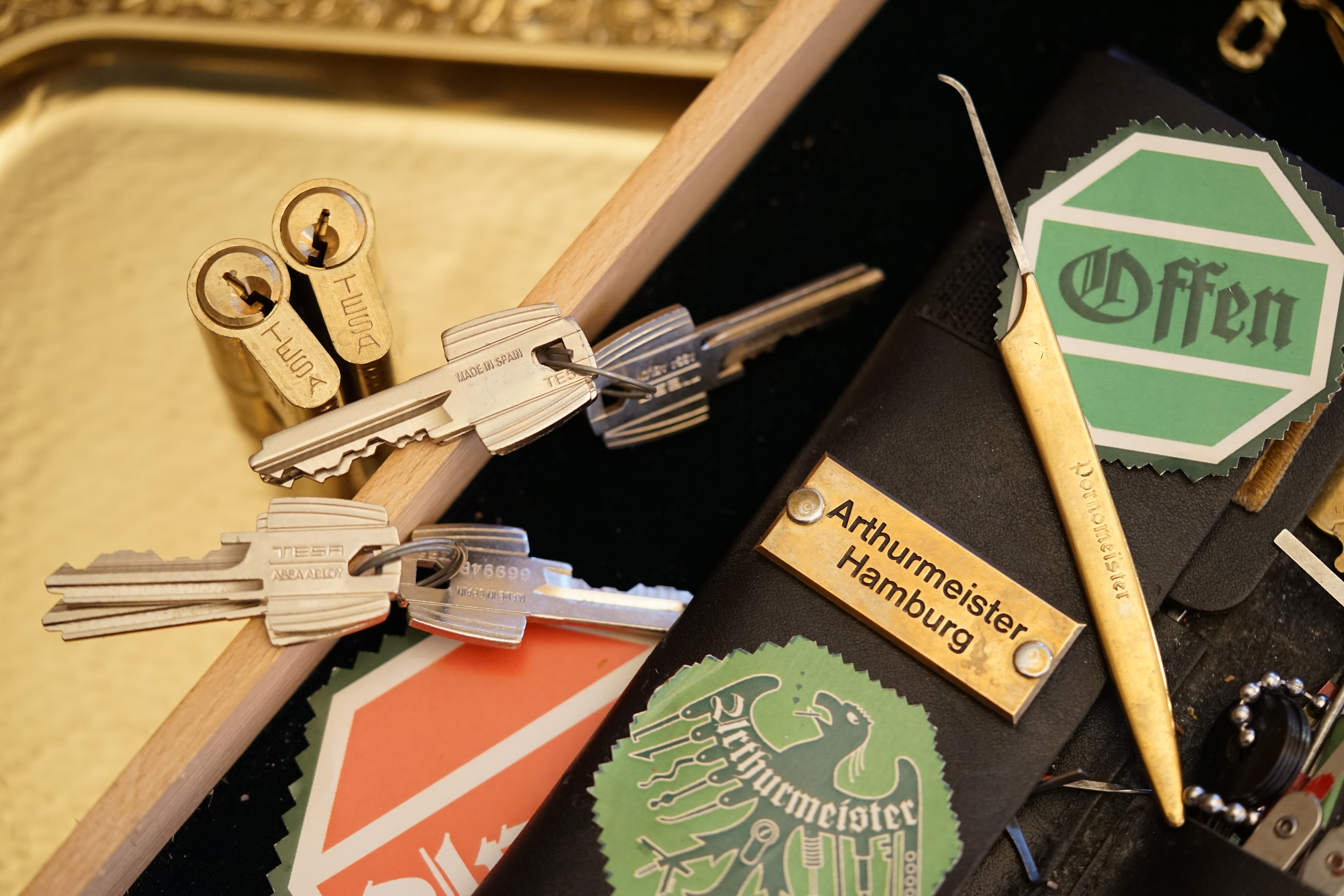 Arthur Bühl Arthurmeister Pornomeister SARL Präsident, SEO F1 Rudi: ♥ 𝔄𝔯𝔱𝔥𝔲𝔯 𝔅ü𝔥𝔩, 𝔄𝔯𝔱𝔥𝔲𝔯𝔪𝔢𝔦𝔰𝔱𝔢𝔯® Arthur Andreas Bühl, Detektiv und Sympathieträger ♥, Made in Germany, Jahrgang 1961 aus Baden - Württemberg stellt seinen Leporello " Der Aufmacher " vor. Arthurmeister`s Jukebox im Hasenstübchen by YouTube, spielt Pointer Sisters: Slow Hand ! Am Tresen wird Helbing gekippt. Die Lockpicker am Stammtisch trinken nach jeder Öffnung ein Pils, manche auch Weizenbier ! Der Scholischeck nörgelt, weil er kein Padlock öffnen kann ! Ferrari Rudi brüllt: Martina die F1 Saison beginnt. Wir fliegen zum Hockenheimring ! Der Hannenberger sagt: Ich will auch mit ! Martina schreit: Minardi, wir gewinnen nie. Minardiiii, wir gewinnen niiiie. Und der Alex Young darf auch nicht mit. Can not drive ! Verschlagwortet mit Buehl, Buhl, Rotkäppchen, Zwetschgenhengst, Bühl er Zwetschge SEO für heute: Arthur Bühl, Arthurmeister® Arthur ♥ Schwäbischer Hengst, Heini, Zwetschgen Hengst, Buhl, Artur, Buehl er, Zwetschge, Made in Germany, Born 1961, Sympathieträger, Google Earth, Mittelpunkt der Welt, Pflaumen, Arkadasch, Datschi, ♥ Martinameisterin, Cartomanze, Scholischek, " HIGH NOON ! ", ♥ ♥ Vokuhila, Friseur ♥ Parole Emil !