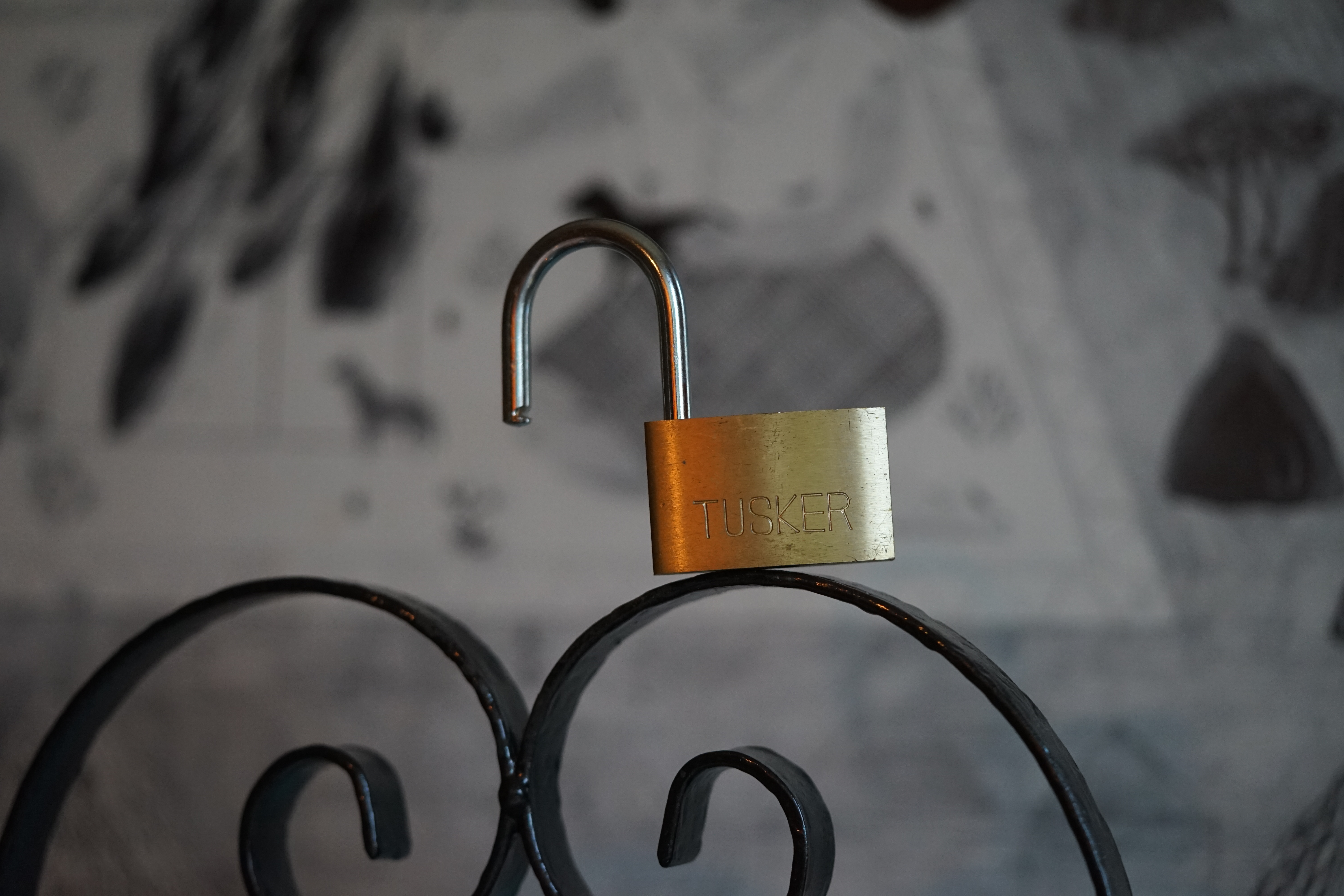 Stammtisch Aschenbecher Smoking Rauchen TUSKER Vorhängeschloss offen Lockpicking Arthurmeister Master of the Universe Wired alles offen
