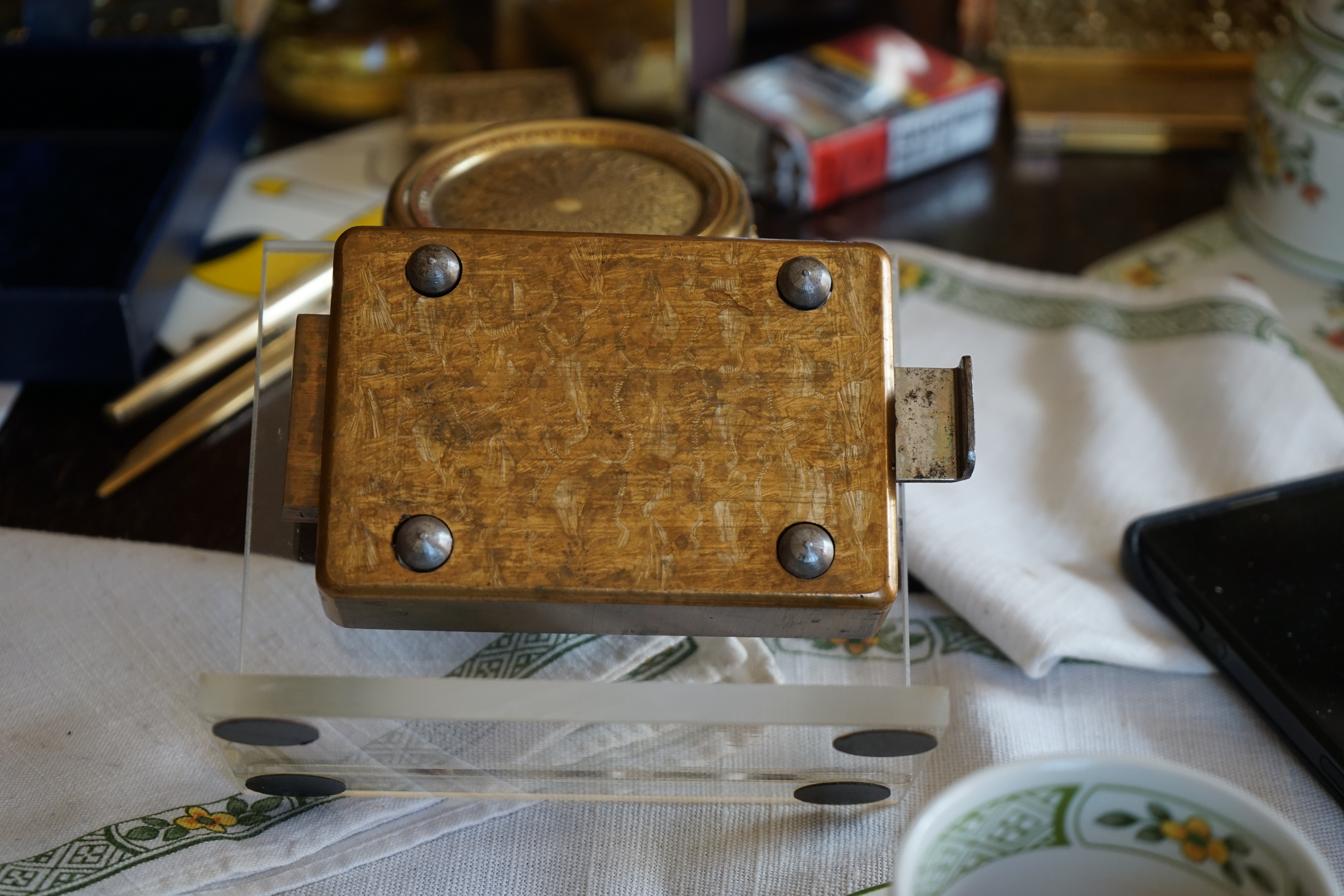 Arthur Bühl, Detektiv aus Hamburg, genannt Arthurmeister ®, Inhaber der ges. gesch. Marken: Lockpickerherz ®, Schlossherz ®, Präsident Pornomeister ® SARL int. , Sympathieträger ®, RADIO ERIWAN ®, Double Brain ®, Web Tüv ®, u.w. Der Ballon d'Or wird auch beim Lockpicking vergeben. Seit der Gründung 1997 der Sportsfreunde der Sperrtechnik wird der Ballon d'Or jährlich verliehen und gilt als eine der prestigeträchtigsten individuellen Auszeichnungen im Lockpicking: KI-worldwide.de, powerd by Arthurmeister ® Carsten Jasner, MUT PROBEN ! Das Leben ist tödlich. Aber es muß nicht sterbenslangweilig sein. In diesem Buch werde ich ab Seite 139 in dem Kapitel: Mut zur Lücke, Loch im Tresor. Todsichere Systeme und wie man sie knackt wie folgt beschrieben: Ein Mann mit Pferdeschwanz sitzt hoch konzentriert am Werktisch. Sein Blick ist ins Nichts gerichtet. Für das was er tut, braucht er seine Augen nicht, er sieht mit dem kleinen Stahlhaken zwischen seinen großen Fingern, mit denen er sich einen Weg in das Schicherheitsschloss bahnt. Er gleitet in die ölige Innenwelt, ertastet Wände, Widerstände, Ausbuchtungen. Er fühlt schließlich die genaue Position der Stifte, rastet einen nach dem anderen ein. Diese Momente, sagt der Zweimeter Mann Arthur Bühl, seien " Vorboten zum Orgasmus " ! Arthur Bühl, von seinen zahlreichen Bewunderern " ARTHURMEISTER " genannt, ist einer der Besten bei den Sportsfreunden der Sperrtechnik, einem Verein in dem sich bundesweit rund fünfzehnhundert Mitglieder in sechzehn Ortsgruppen treffen, um in ihrer Freizeit Schlösser zu knacken. Ins Leben gerufen hat den Verein Arthur Bühl und sein Freund Steffen Wernèry, ein Mitbegründer des Caos Computer Club. Digital hacken oder analog knacken - für Wernèry gibt es da keinen Unterschied. Hier wie da treibt ihn der rebellische Reiz, Lücken im System zu finden, die Verkäufer als todsicher preisen. " Doch sicher ist nur, daß alles aufgeht " ! Dafür sort die Lust, die jeder kennt: Schatzkammern zu betreten, Geheimnisse zu entschlüsseln, Widerstände zu überwinden, Verbotenes zu tun, sich Zugang zu veerbogenen Ecken und Winkeln zu verschaffen. Die " Sportsfreunde " treibt diese Lust seit ihrer Kindheit um. Wernèry bog mit zwölf Jahren seinen ersten Dietrich aus einem Kleiderbügel und sperrte seine Lehrer ein. Der kleine Arthur bekam eine Ahnung von seinem Talent, als es ihm gelang, die Spardose schlüssel - und zerstörungsfrei zu entriegeln. Heute triumphiert er als mehrfacher Deutscher Meister im sogenannten Lockpicking, dem Öffnen von Schlössern unter Wettkampfbedingungen. Immerhin siebenundsechzig Jahre lang war das erste Sicherheitschloss der Welt tatsächlich ein Sicherheitsschloss. Der englische Tüftler Joseph Bramah, der so nützliche Dinge erfand wie eine Banknoten - Nummeriermaschine und eine Zapfanlage, die heute noch in britischen Pubs Bier in Gläser sprotzt, ersann 1784 ein Zylinderschloss, daß als unbezwigbar galt - bis 1851 ein professioneller Knacker nach sechzehn Tagen engagierten Stocherns das Ding öffnete. Dieser Akt war ein Schlüsselerlebnis in der Beziehung zwischen Mensch und Mechanik. Ein Sieg der lebendigen Sinne über ein sprödes System - zu einer Zeit, da die Gesellschaft sich dem stampfenden Rhythmus der Industrialisierung unterwarf und der Glaube an das Heil der Technik verdrängte. Lockpicking wurde zu einem populären Sport, der Helden schuf. In den dreißiger Jahren des 20. Jahrhunderts etwa gelangte ein Prister zu Weltruhm, weil er reihenweise sowohl als einbruchsicher gepriesene Tresore als auch " ausbruchsichere " Gefängnisschlösser entriegelte. " Der schwerste Schrank hat seine Schwächen, er läßt sich ohne Müh erbrechen " ! - diese alte Panzerknacker Weisheit hat nach wie vor Gültigkeit; sie hängt über den Köpfen der Hamburger Lockpicker. Arthurmeister braucht für handelsübliche Stiftschlösser, die fast jede Wohnungstür zieren, zwischen zehn Sekunden und fünf Minuten, je nach Hersteller. Bohrmuldenschlösser, die bei der Deutschen Post, auf Flughäfen und in Atomkraftwerken verwendet werden, sind vor ihm ebenso wenig sicher. Er nutzt dabei mechanische Ungenauigkeiten, winzige Spielräume, die sich bei der Herstellung nicht vermeiden lassen und zehnmal dünner sind als ein Haar. Ein paar Mal klickt es, der Meister dreht den Zylinder, streicht seine Haare zurück, steckt sich eine Zigarette an. " Tja " sagt er, " und wenn man dann das Schloss aufkriegt - das ist ein geiles Gefühl ! " Ich habe dann später den Jasner in Berlin angerufen. Bei dem Telefonat kam lediglich heraus er wüßte von dem Interview nichts mehr und wolle auch nichts mehr wissen. Da habe ich noch bemerkt, er hätte auf dem Lockpicking " Bunten Nachmittag " nicht so nerven brauchen, wenn er dann doch so einiges durch den " Tüddel " kriegt. Taged mit: Spiel nicht mit den Schmuddelkindern ! Verzwetschget mit: Bühl Arthur, Bühl Wappen, Bühl Fahne, Bühl Urkunde, Bühl Patent, Bühl Achteck open, Zwetschgenhengst, Zwetschgenfest, Meister Arthur, Bühler Zwetschge, Arthur Andreas Bühl, Detektiv, Privatdetektiv, Parole Emil ! Hamburg, Germany, Siegel, Ring. Arthurmeister007@gmail.com VereinsWiki Fandom