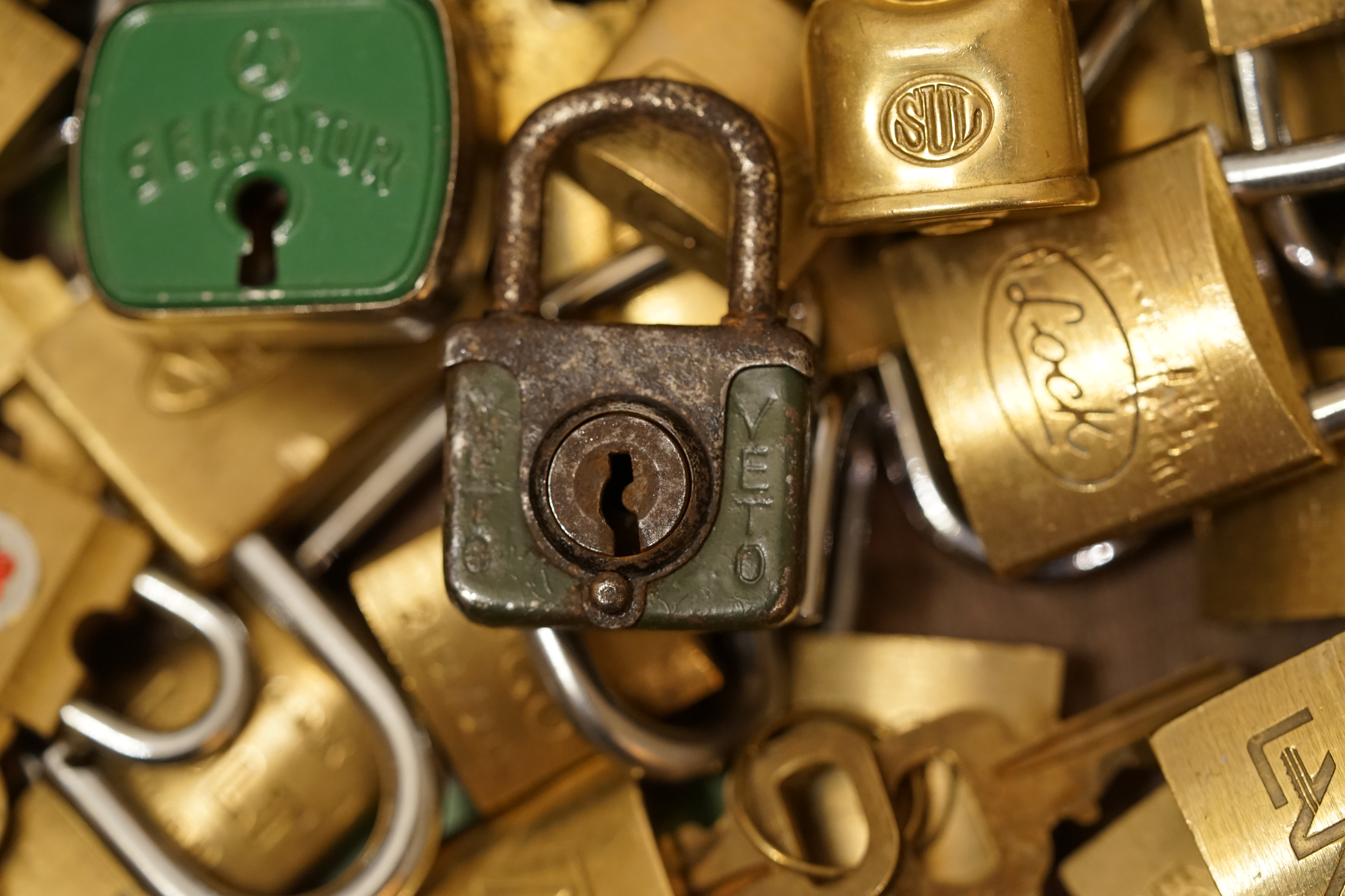 Velbert, Danke Dr. Ulrich Morgenrot, Schlüsselregion, Schlüsselfest in Velbert, Forum Niederberg, Schlossmuseum, Schlüsselfest, Hans Schell Collection, Martina Pall, Graz, Austria, Park Hotel, Brauhaus, BKS, Heiligenhaus, Wilka Schließtechnik, Silca, IHK, KFV, Errebi, Beschlag, Hersteller, Abus, Arthur Bühl, Arthurmeister ®, Schlosssammler, Bühl Wappen, Bühl Flagge, Bühl Urkunde Patent, Arthur Meister, Porno Meister, Juke Box Arthurmeister You Tube, Buehl Logo. Arthur Bühl.de