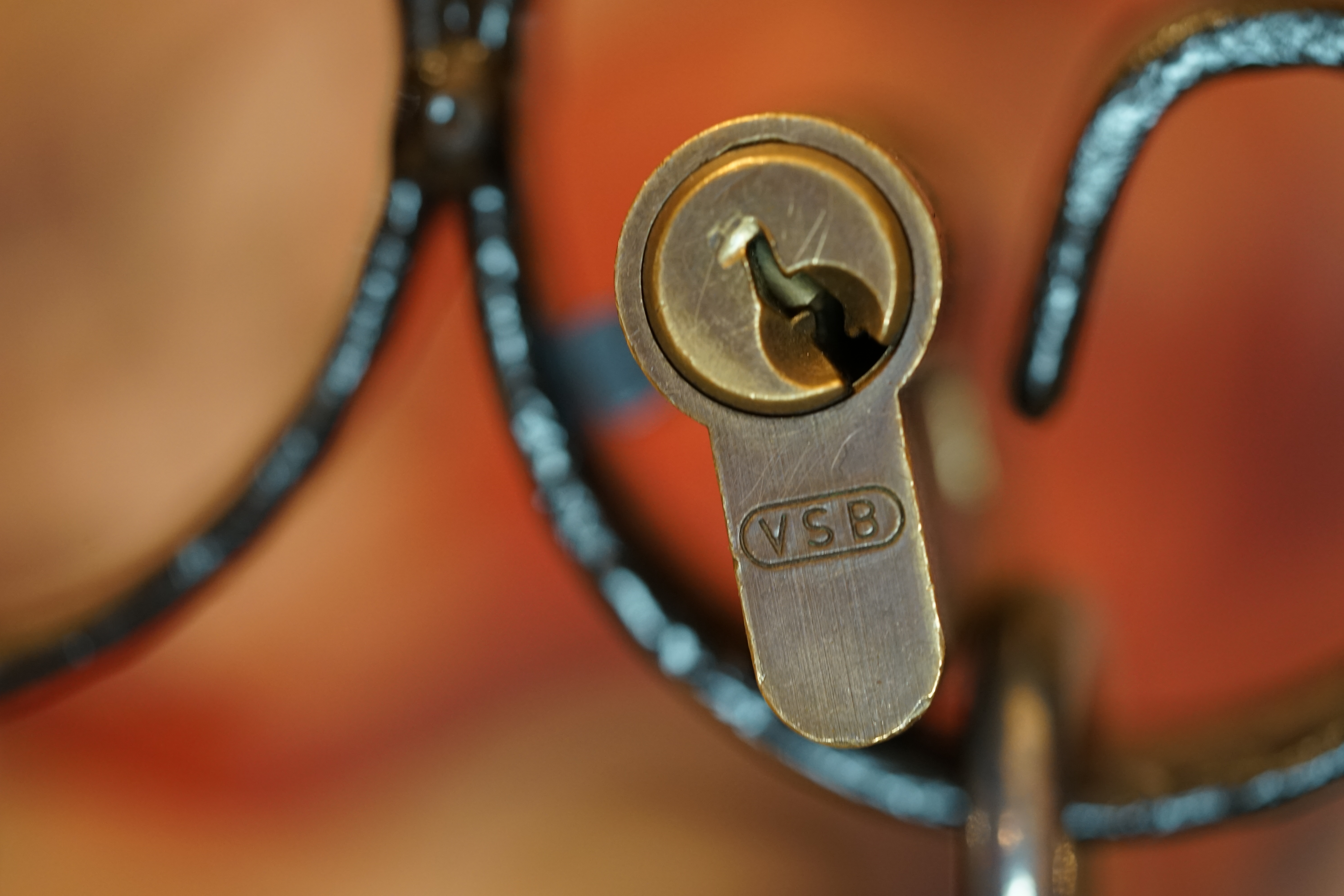 LOTTO 𝔄𝔯𝔱𝔥𝔲𝔯 𝔅ü𝔥𝔩, 𝔄𝔯𝔱𝔥𝔲𝔯𝔪𝔢𝔦𝔰𝔱𝔢𝔯® Samstag 11 Uhr, a.m, " HIGH NOON ". Arthurmeister und die Cartomanze sitzen am Stammtisch im Hasenstübchen, Fuhlsbüttel. Aus der Jukebox by You Tube, der alten Rock-Ola schallt von Element of Crime: Das Hasenstübchern ist der " Mittekpunkt der Welt ". Die zwanzig Mittrinker am Counter schallen mit: Im Lotto spielst du immer nur; die Zahlen zwischen fünf und zehn; und als Zusatzzahl dein Lebensalter; denn als Lottospieler sagst du; darf man höchstens 49 Jahre alt sein; später wäre es schade um das Geld ! Wo DEINE Füße stehen ist der " MITTELPUNKT DER WELT ". Driver Dieter fährt mit Scholischek und Arkadasch zur Annahmestelle ! Verschlagwortet mit: Arthur Bühl, Arthurmeister® Arthur ♥ Schwäbischer Hengst, Buhl, Zwetschgen Heini, Artur, Buehl er, Zwetschge, Made in Germany, Born 1961, Sympathieträger, Google Earth, Mittelpunkt der Welt, Pflaumen, Arkadasch, Datschi, ♥ Martinameisterin, Cartomanze, Scholischek, " HIGH NOON ! ", ♥ ♥ Vokuhila ♥ Parole Emil ! LOTTO II 𝔄𝔯𝔱𝔥𝔲𝔯 𝔅ü𝔥𝔩, 𝔄𝔯𝔱𝔥𝔲𝔯𝔪𝔢𝔦𝔰𝔱𝔢𝔯® Samstag 11 Uhr, a.m. " HIGH NOON ". Arthurmeister und die Cartomanze sitzen am Stammtisch im Hasenstübchen, Hamburg - Fuhlsbüttel. Aus Arthurmeister`s Jukebox by You Tube, der alten Rock -Ola schallt von Element of Crime: Das Hasenstübchen ist der " Mittelpunkt der Welt ". Die zwanzig Trinker am Counter schallen mit: " Im Lotto spielst du immer nur die Zahlen zwischen fünf und zehn, und als Zusatzzahl dein Lebensalter, denn als Lottospieler darf man höchstens 49 Jahre alt sein, später wäre es schade um das Geld ! Wo unsere Füße stehen, ist der Mittelpunkt der Welt ! Arkadasch und Scholischek fahren mit Driver Dieter zum Lottogeschäft ! Verschlagwortet mit: Arthur Bühl, Arthurmeister®. Die SEO - Geister.de rufen: Buhl er Zwetschge, International Lockpicking, Google Earth, Earth Song, Schwäbischer Hengst und Sympathietraeger ! Verzwetschget mit: Arthur A. Bühl, Lockpicking, Deutscher Meister, Made in Germany, born 1961, in Stuttgart, Baden - Württemberg, is picking ABUS - Padlock, am Stammtisch ♥. Arthur Buehl, Arthurmeister raucht Roth - Händle Cigaretten aus der Stadt Lahr - Bühl, Schwarzwald, Black Forest. Die Damen trinken Rotkäppchen. Stößchen ! Mr. Smitz from Beverly Hills is calling. Arthurmeister, powerd by KI-Worldwide.de, speek to Mr. Smitz from the Playboy: Sorte Schwäbischer - Hengst.de is großfruchtig und süss ♥. No, only woman has Pflaumen. Yes, I will send greetings to your friend Friede Springer from the BILD et News, Hamburg. SEO für heute: Hasenstübchen, S - Bahn, Ohlsdorf, Am Hasenberge, Stanta Fu, Friedhof ! Vokuhila ♥ Zwetschgen - Heini, Parole Emil ! Arthur ♥ Schwäbischer Hengst, Buhl, Zwetschgen Heini, Artur, Buehl er, Zwetschge, Made in Germany, Born 1961, Sympathieträger, Google Earth, Mittelpunkt der Welt, Pflaumen, Arkadasch, Datschi, ♥ Martinameisterin, Cartomanze, Scholischek, " HIGH NOON ! ", ♥ ♥ Vokuhila ♥ Parole Emil !