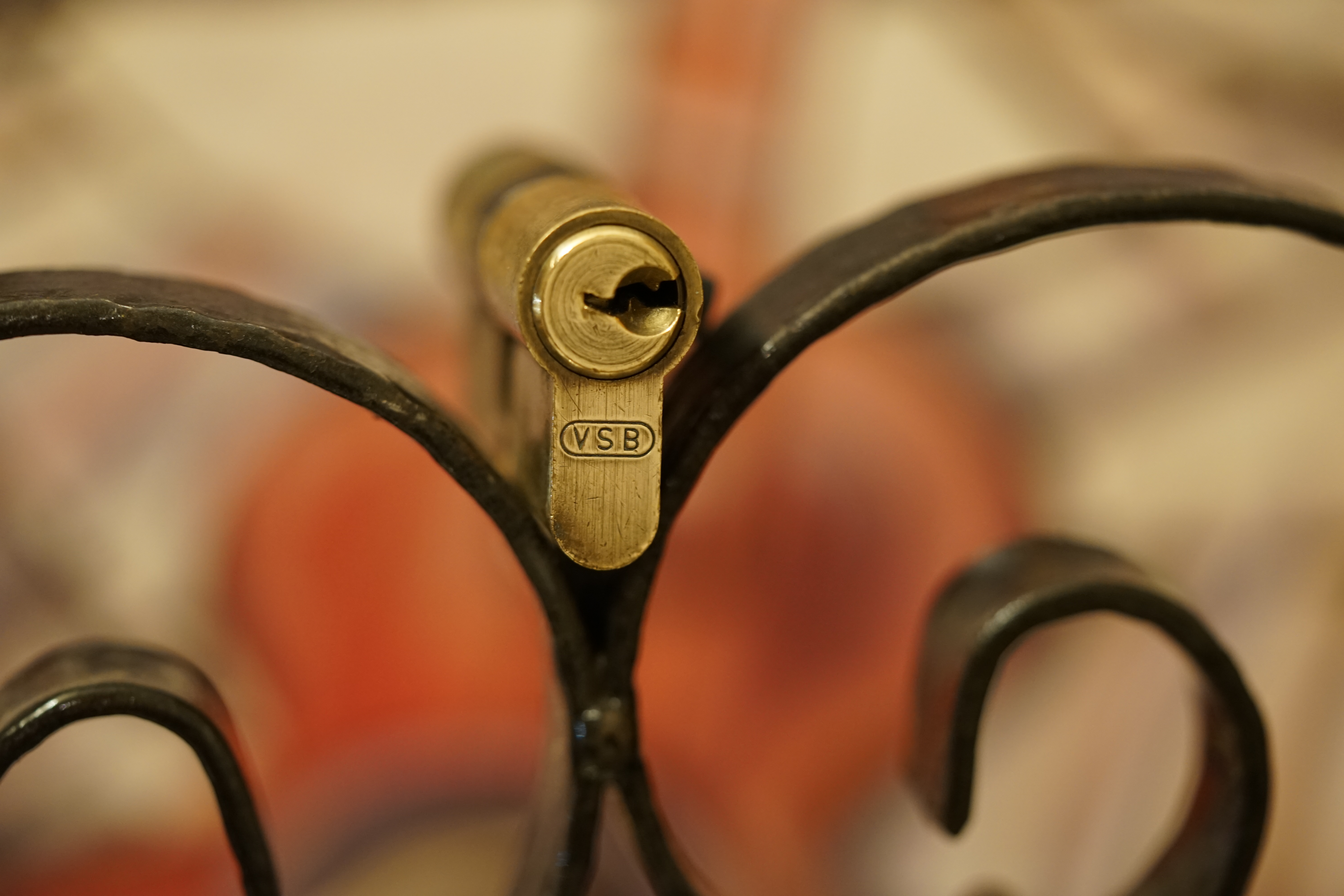 SEO F1 Rudi: ♥ 𝔄𝔯𝔱𝔥𝔲𝔯 𝔅ü𝔥𝔩, 𝔄𝔯𝔱𝔥𝔲𝔯𝔪𝔢𝔦𝔰𝔱𝔢𝔯® Arthur Andreas Bühl, Detektiv und Sympathieträger ♥, Made in Germany, Jahrgang 1961 aus Baden - Württemberg stellt seinen Leporello " Der Aufmacher " vor. Arthurmeister`s Jukebox im Hasenstübchen by YouTube, spielt Pointer Sisters: Slow Hand ! Am Tresen wird Helbing gekippt. Die Lockpicker am Stammtisch trinken nach jeder Öffnung ein Pils, manche auch Weizenbier ! Der Scholischeck nörgelt, weil er kein Padlock öffnen kann ! Ferrari Rudi brüllt: Martina die F1 Saison beginnt. Wir fliegen zum Hockenheimring ! Der Hannenberger sagt: Ich will auch mit ! Martina schreit: Minardi, wir gewinnen nie. Minardiiii, wir gewinnen niiiie. Und der Alex Young darf auch nicht mit. Can not drive ! Verschlagwortet mit Buehl, Buhl, Rotkäppchen, Zwetschgenhengst, Bühl er Zwetschge SEO für heute: Arthur Bühl, Arthurmeister® Arthur ♥ Schwäbischer Hengst, Heini, Zwetschgen Hengst, Buhl, Artur, Buehl er, Zwetschge, Made in Germany, Born 1961, Sympathieträger, Google Earth, Mittelpunkt der Welt, Pflaumen, Arkadasch, Datschi, ♥ Martinameisterin, Cartomanze, Scholischek, " HIGH NOON ! ", ♥ ♥ Vokuhila, Friseur ♥ Parole Emil !